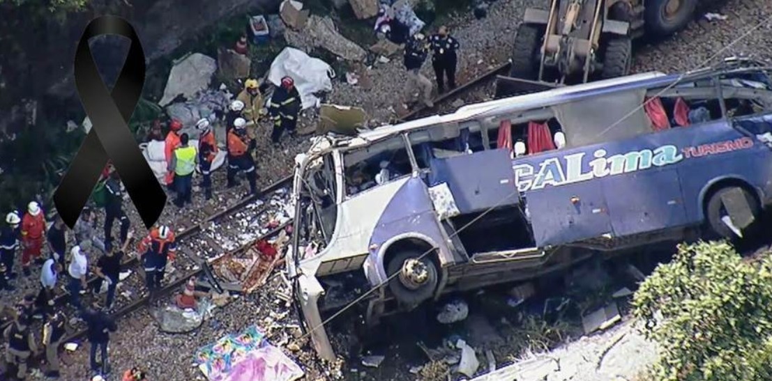 faça um titulo Tragédia na Bolívia: Ônibus Cai em Precipício e Deixa Mais de 30 Mortos