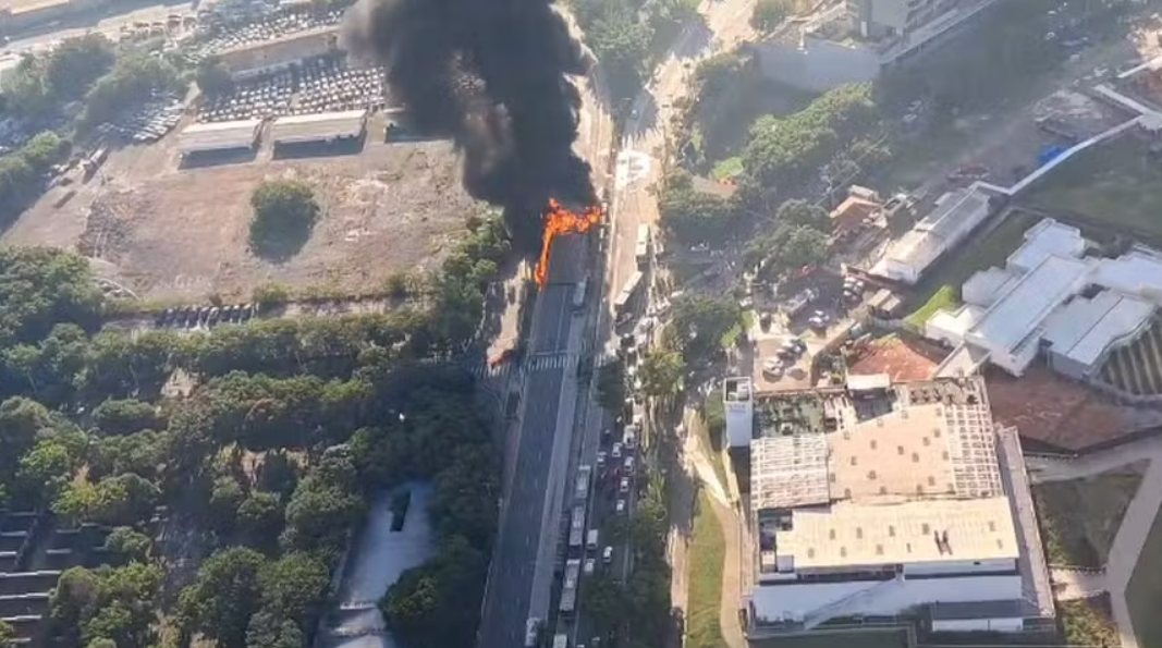 Tragédia na Barra Funda: Avião Cai na Avenida Marquês de São Vicente, Deixando Mortos e Feridos