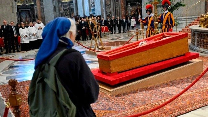 Diante do caixão do Papa, Freira tem estranha atitude