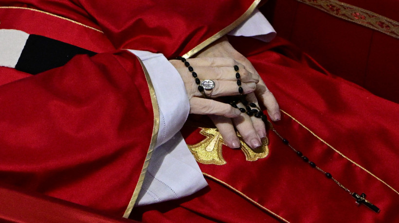 Fiéis, líderes religiosos e admiradores do Papa Francisco acompanharam comovidos seus rituais fúnebres, marcados por homenagens, preces e uma profunda reverência à trajetória do pontífice.