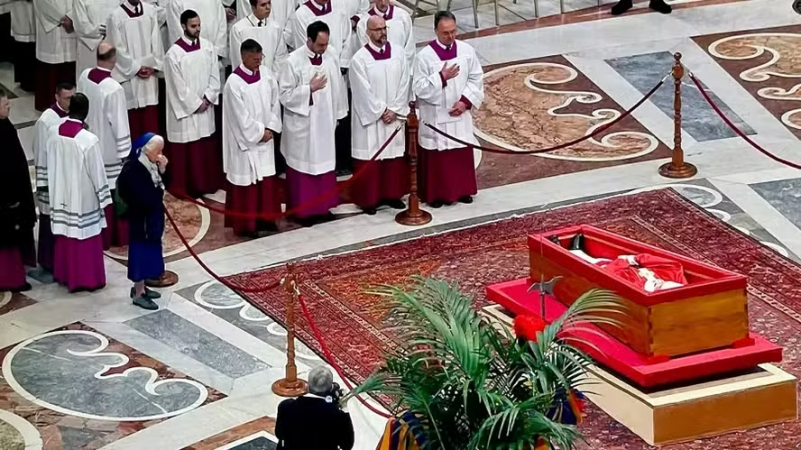 A irmã Geneviève Jeanningros, de 82 anos, aproximou-se chorando do corpo do papa