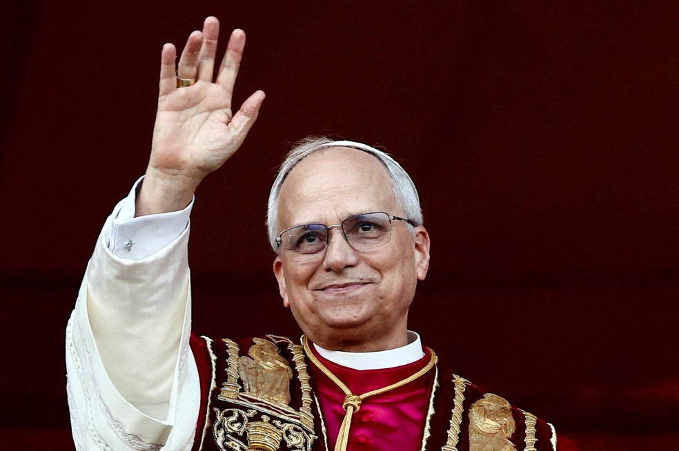 Papa Leão XIV, cujo nome de nascimento é Robert Francis Prevost, foi eleito líder da Igreja Católica em 8 de maio de 2025.