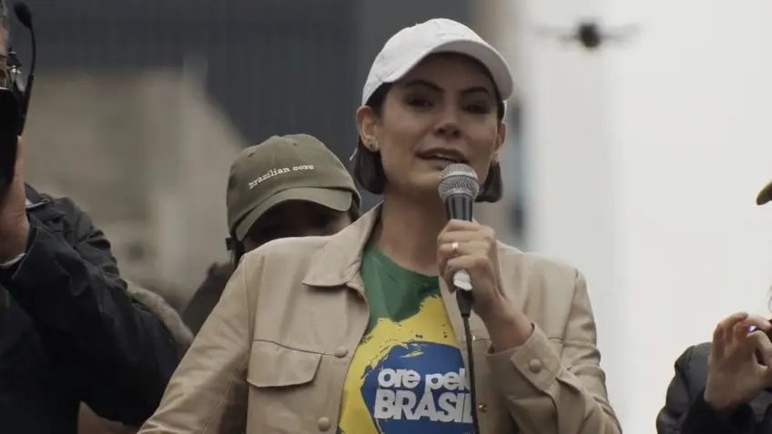 Michelle Bolsonaro emociona multidão na Paulista com desabafo sobre perseguição e vigilância