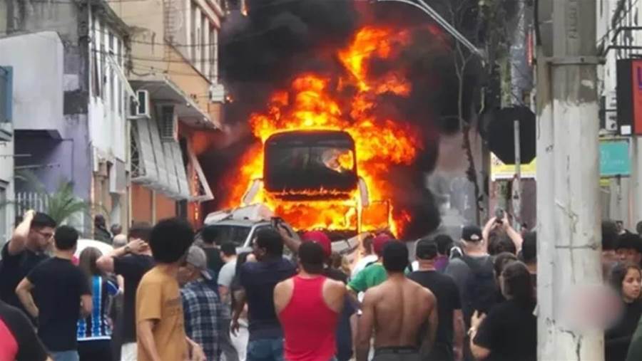 Ônibus de excursão escolar perde controle e causa pânico no Centro Histórico de Porto Alegre
