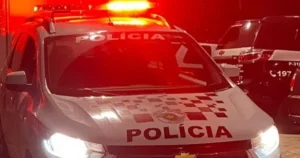 Angelynn Mock, ex-apresentadora de TV, é acusada de matar a mãe a facadas na noite de Halloween