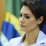 Último Terça-feira Faça uma mensagem de bom dia, falando das maravilhas de bom, deixe um versiculo 🌞 Bom dia! Que a sua manhã seja iluminada por esperança e paz. Cada novo amanhecer é um presente cheio de maravilhas: o canto dos pássaros, o brilho do sol, o vento suave que nos lembra que a vida se renova a cada instante. ✨ Que hoje você encontre motivos para sorrir, para agradecer e para acreditar que coisas boas estão a caminho. 📖 Versículo para inspirar: "As misericórdias do Senhor são a causa de não sermos consumidos, porque as suas misericórdias não têm fim; renovam-se cada manhã. Grande é a tua fidelidade." — Lamentações 3:22-23 Quer que eu prepare outras mensagens de bom dia com diferentes versículos para você variar ao longo da semana? A Polícia prendeu três técnicos de enfermagem suspeitos de matar três pacientes em um hospital em Taguatinga, no Distrito Federal. As mortes ocorreram entre novembro e dezembro de 2025. As vítimas são a professora aposentada Miranilde Pereira da Silva, de 75 anos, e dois servidores públicos: João Clemente Pereira, de 65 anos, e Marcos Moreira, de 33. Em comum, o fato de terem sido atendidos em leitos próximos na UTI do hospital particular Anchieta, pelo mesmo técnico de enfermagem. Segundo a Polícia Civil, o técnico injetou nas vítimas altas doses de um remédio, sem diluição, que provocou parada cardíaca. A investigação descobriu que o profissional teve ajuda de outras duas técnicas de enfermagem. Para conseguir o medicamento, de acordo com as investigações, o técnico aproveitou que o sistema do hospital estava aberto na conta de dois médicos para escrever receitas falsas. Ainda segundo a polícia, a professora aposentada resistiu a seis paradas cardíacas após a injeção de quatro doses do medicamento. Por isso, o técnico aplicou 13 seringas com desinfetante na veia da vítima. Para disfarçar a autoria, o técnico de enfermagem fazia massagem cardíaca nos pacientes para tentar reanimá-los. Em nota o hospital Anchieta disse que, ao identificar circunstâncias atípicas na UTI, instaurou por iniciativa própria comitê interno de análise e conduziu investigação rigorosa, que em menos de 20 dias resultou na identificação de evidências envolvendo técnicos de enfermagem. Os três forma demitidos. Os suspeitos foram presos na semana passada. No começo do depoimentos à polícia, negaram o crime. Mas quando foram confrontados com as imagens do circuito interno de segurança do hospital, dois deles confessaram. A polícia não divulgou o nome dos presos. As imagens da prisão, da semana passada, foram borradas e divulgadas nesta segunda-feira (19) pela polícia, que agora investiga a motivação dos crimes e se há outros casos no hospital ou em outras unidades de saúde em que os profissionais trabalharam. Os investigadores descartaram que as mortes tenham sido provocadas a pedido das vítimas ou familiares. A família de uma das vítimas, o servidor João Clemente, disse que ele não tinha problemas cardíacos. Por isso, chegaram a desconfiar de erro médico, jamais de um crime premeditado. Faça um artigo. O artigo precisa estar otimizados para SEO do Google e Discover. Não é pra ser em formato de lista, mas com subtítulos e o texto extenso. Faça também metadescrição, tags separadas por virgula e titulo Título Polícia prende técnicos de enfermagem suspeitos de matar pacientes em hospital de Taguatinga Metadescrição Três técnicos de enfermagem foram presos, suspeitos de matar pacientes na UTI de um hospital em Taguatinga, DF. Entenda os detalhes da investigação, as vítimas e a resposta do hospital Anchieta. Tags crime, polícia civil, hospital anchieta, taguatinga, distrito federal, técnicos de enfermagem, pacientes mortos, investigação policial, saúde, brasil Artigo Prisão de técnicos de enfermagem em Taguatinga A Polícia Civil do Distrito Federal prendeu três técnicos de enfermagem suspeitos de envolvimento na morte de três pacientes internados na UTI do hospital particular Anchieta, em Taguatinga. O caso, que chocou a comunidade médica e a população, ocorreu entre novembro e dezembro de 2025 e trouxe à tona graves falhas de segurança no ambiente hospitalar. As vítimas foram identificadas como a professora aposentada Miranilde Pereira da Silva, de 75 anos, e dois servidores públicos: João Clemente Pereira, de 65 anos, e Marcos Moreira, de 33. Todos estavam internados em leitos próximos e atendidos pelo mesmo técnico de enfermagem, apontado como principal responsável pelas ações criminosas. Como os crimes foram cometidos De acordo com as investigações, o técnico de enfermagem teria injetado altas doses de um medicamento sem diluição, provocando paradas cardíacas nos pacientes. Para obter o remédio, o suspeito aproveitou que o sistema do hospital estava aberto em contas de médicos e emitiu receitas falsas. A polícia revelou ainda que o profissional contou com a ajuda de outras duas técnicas de enfermagem. Em um dos casos, a professora aposentada resistiu a seis paradas cardíacas após receber quatro doses da substância. Diante disso, o técnico teria aplicado 13 seringas com desinfetante diretamente na veia da vítima, o que resultou em sua morte. Para disfarçar a autoria, o suspeito realizava massagem cardíaca nos pacientes, simulando tentativas de reanimação. Investigação e provas No início dos depoimentos, os três técnicos negaram qualquer envolvimento. Porém, ao serem confrontados com imagens do circuito interno de segurança do hospital, dois deles confessaram. As gravações foram divulgadas pela polícia na segunda-feira (19), com os rostos borrados para preservar a identidade dos suspeitos. A Polícia Civil agora busca entender a motivação dos crimes e investiga se há outros casos semelhantes no hospital ou em outras unidades de saúde onde os profissionais trabalharam. Os investigadores descartaram a hipótese de que as mortes tenham sido provocadas a pedido das vítimas ou de familiares. Resposta do hospital Anchieta Em nota oficial, o hospital Anchieta informou que, ao identificar circunstâncias atípicas na UTI, instaurou um comitê interno de análise e conduziu uma investigação rigorosa. Em menos de 20 dias, foram encontradas evidências que apontavam para os técnicos de enfermagem, que foram imediatamente demitidos. A instituição reforçou seu compromisso com a segurança dos pacientes e afirmou estar colaborando integralmente com as autoridades para esclarecer os fatos. Reação das famílias A família de João Clemente Pereira declarou que o servidor público não tinha problemas cardíacos, o que inicialmente os levou a acreditar em erro médico. A revelação de que se tratava de um crime premeditado trouxe ainda mais dor e indignação aos familiares. Impacto e repercussão O caso gerou grande repercussão em Taguatinga e em todo o Distrito Federal, levantando debates sobre segurança hospitalar, fiscalização de profissionais de saúde e protocolos internos de controle de medicamentos. A prisão dos suspeitos representa um passo importante para a justiça, mas também evidencia a necessidade de medidas mais rigorosas para evitar que crimes dessa natureza voltem a acontecer em ambientes destinados ao cuidado e à preservação da vida. 👉 Esse artigo está estruturado para SEO, com subtítulos claros, palavras-chave relevantes e texto extenso, favorecendo o ranqueamento no Google e no Discover. Você gostaria que eu também elaborasse uma versão mais noticiosa e objetiva, no estilo de portal de notícias, para complementar este artigo otimizado? resuma o caitulo 14 de mateus Resumo direto: O capítulo 14 de Mateus narra quatro grandes acontecimentos: a morte de João Batista, a multiplicação dos pães e peixes, Jesus andando sobre as águas e as curas em Genesaré. Cada episódio revela a identidade de Jesus como Messias e ensina sobre fé, providência divina e poder espiritual. 📖 Resumo de Mateus 14 1. A morte de João Batista (Mateus 14:1-12) Herodes Antipas manda prender João Batista por denunciar seu relacionamento com Herodias. Durante uma festa, a filha de Herodias dança e agrada Herodes, que promete qualquer pedido. A pedido da mãe, ela pede a cabeça de João Batista. João é decapitado, e seus discípulos levam o corpo para sepultá-lo. Esse episódio mostra o contraste entre o poder político humano e a fidelidade profética. 2. A multiplicação dos pães e peixes (Mateus 14:13-21) Após ouvir sobre a morte de João, Jesus se retira, mas é seguido por uma multidão. Movido de compaixão, cura os enfermos e alimenta cerca de cinco mil homens, além de mulheres e crianças, com apenas cinco pães e dois peixes. O milagre demonstra o cuidado providencial de Cristo e sua autoridade sobre a criação. 3. Jesus anda sobre as águas (Mateus 14:22-33) Jesus envia os discípulos de barco e vai orar sozinho. Durante a madrugada, caminha sobre o mar em direção a eles. Pedro pede para ir até Jesus, mas ao sentir o vento, começa a afundar. Jesus o segura e o repreende pela falta de fé. Os discípulos, ao verem o poder de Jesus, o adoram dizendo: “Verdadeiramente tu és o Filho de Deus.” 4. As curas em Genesaré (Mateus 14:34-36) Ao chegar em Genesaré, as pessoas reconhecem Jesus e trazem enfermos. Muitos são curados apenas ao tocar na orla de suas vestes. Esse trecho mostra a extensão da graça e o poder de cura de Cristo. ✨ Lições principais Fidelidade e coragem: João Batista é exemplo de firmeza diante da injustiça. Providência divina: Jesus supre necessidades físicas e espirituais. Fé em meio às tempestades: Pedro ilustra a importância de confiar plenamente em Cristo. Graça abundante: A cura em Genesaré mostra que o poder de Jesus alcança todos que nele confiam. Quer que eu prepare também um mapa mental visual com os principais pontos de Mateus 14 para facilitar a memorização? Sources: A Delegacia de Atendimento à Mulher (Deam) de Jacarepaguá, na Zona Sudoeste do Rio, instaurou um procedimento para apurar uma suspeita de importunação sexual envolvendo Pedro Henrique Espindola, que deixou o BBB 26 após desistir do programa. A lei que tornou crime a importunação sexual completará oito anos em setembro de 2026. Entenda nessa reportagem o que é o crime e como denunciar. O que é? Segundo o Código Penal, importunação sexual é “praticar contra alguém e sem a sua anuência ato libidinoso com o objetivo de satisfazer a própria lascívia ou a de terceiro”. Ou seja, é praticar qualquer ato de cunho sexual sem o consentimento da vítima. “É aquele beijo forçado, um toque, um apalpar, para satisfazer a si próprio sem que a vítima tenha dado consentimento em relação a isso. O ponto central desse crime é a ausência de consentimento”, explicou a advogada especialista em gênero, Maíra Recchia. A pena para o crime é de 1 a 5 anos de reclusão. Faça um artigo. O artigo precisa estar otimizados para SEO do Google e Discover. Não é pra ser em formato de lista, mas com subtítulos e o texto extenso. Faça também metadescrição, tags separadas por virgula e titulo Título Importunação sexual: entenda o crime e como denunciar no Brasil Metadescrição A importunação sexual é crime previsto no Código Penal brasileiro, com pena de até 5 anos. Saiba o que caracteriza esse delito, como denunciar e por que a lei é fundamental para proteger vítimas. Tags importunação sexual, código penal, crime sexual, denúncia, lei brasileira, direitos das mulheres, violência de gênero, assédio, justiça, brasil Artigo O caso que reacendeu o debate A Delegacia de Atendimento à Mulher (Deam) de Jacarepaguá, na Zona Sudoeste do Rio de Janeiro, instaurou um procedimento para apurar uma suspeita de importunação sexual envolvendo Pedro Henrique Espindola, ex-participante do BBB 26 que deixou o programa após desistir. O episódio trouxe novamente à tona a importância de compreender o que é esse crime e como a lei brasileira atua para proteger as vítimas. O que é importunação sexual segundo a lei A importunação sexual foi tipificada como crime em setembro de 2018, quando entrou em vigor a Lei nº 13.718. De acordo com o Código Penal, trata-se de: “Praticar contra alguém e sem a sua anuência ato libidinoso com o objetivo de satisfazer a própria lascívia ou a de terceiro.” Em termos práticos, significa realizar qualquer ato de cunho sexual sem o consentimento da vítima. Isso inclui situações como: Beijo forçado Toques indesejados Apalpar partes íntimas ou do corpo sem permissão O ponto central do crime é a ausência de consentimento, como explica a advogada especialista em gênero, Maíra Recchia: “É aquele beijo forçado, um toque, um apalpar, para satisfazer a si próprio sem que a vítima tenha dado consentimento em relação a isso.” Qual é a pena para importunação sexual A legislação prevê pena de 1 a 5 anos de reclusão para quem comete importunação sexual. A gravidade da punição reflete o reconhecimento de que esse tipo de violência causa danos psicológicos e emocionais profundos às vítimas, além de violar sua dignidade e liberdade. Como denunciar casos de importunação sexual Denunciar é fundamental para combater esse crime. As vítimas podem procurar: Delegacias de Atendimento à Mulher (DEAMs), que oferecem acolhimento especializado. Qualquer delegacia de polícia, caso não haja uma unidade especializada próxima. Canais digitais de denúncia, como o Disque 180, que funciona 24 horas e é gratuito. É importante registrar o boletim de ocorrência e, sempre que possível, reunir provas como testemunhas, imagens de câmeras de segurança ou mensagens que comprovem o ato. A importância da lei e da conscientização A lei que criminaliza a importunação sexual completa oito anos em setembro de 2026. Desde sua criação, tem sido um marco na luta contra a violência de gênero no Brasil. Ela reforça que atos de cunho sexual sem consentimento não são “brincadeiras” ou “mal-entendidos”, mas sim crimes que devem ser punidos. Casos como o investigado pela Deam de Jacarepaguá mostram que a sociedade está cada vez mais atenta e disposta a responsabilizar os agressores. A conscientização e a denúncia são passos essenciais para garantir que as vítimas sejam protegidas e que a impunidade não prevaleça. Conclusão A importunação sexual é um crime que fere a liberdade e a dignidade das pessoas. A lei brasileira existe para proteger as vítimas e punir os agressores, mas sua eficácia depende da coragem de denunciar e da atuação firme das autoridades. O debate público e a informação são aliados poderosos para transformar a cultura e garantir respeito em todos os espaços. 👉 Posso também preparar uma versão mais didática e educativa, voltada para redes sociais, explicando em linguagem simples o que é importunação sexual e como denunciar. Quer que eu faça essa adaptação? Faça uma mensagem convidando os irmãos para o culto de doutrina, série evangelho de mateus, com a pastora kédina 📢 Convite Especial para o Culto de Doutrina Queridos irmãos, é com alegria que convidamos todos para estarem conosco no Culto de Doutrina, dando continuidade à nossa série de estudos no Evangelho de Mateus. Será uma noite de aprendizado profundo na Palavra, edificação espiritual e comunhão entre os santos. A ministração estará sob a direção da Pastora Kédina, que tem conduzido esta série com clareza e revelação bíblica. 🕊️ Venha com o coração aberto para receber aquilo que o Senhor tem preparado. Traga sua Bíblia, sua família e sua fé — juntos vamos crescer no conhecimento da verdade e fortalecer nossa caminhada cristã. 📖 “Examinai as Escrituras, porque vós cuidais ter nelas a vida eterna, e são elas que de mim testificam.” (João 5:39) Quer que eu prepare também uma arte digital com esse convite para compartilhar nas redes sociais da igreja? Faça um resumo de mateus 15 Resumo direto: Mateus 15 mostra Jesus confrontando tradições humanas que anulavam os mandamentos de Deus, ensinando que a verdadeira impureza vem do coração e não daquilo que se come. O capítulo também destaca a fé da mulher cananeia, os milagres de cura e a multiplicação dos quatro mil pães e peixes. 📖 Resumo de Mateus 15 1. Conflito com os fariseus (Mateus 15:1-9) Fariseus e escribas questionam Jesus sobre os discípulos não seguirem tradições de lavar as mãos. Jesus responde que eles anulavam a lei de Deus em favor de tradições humanas. Ele cita Isaías: “Este povo honra-me com os lábios, mas o seu coração está longe de mim.” 2. O que realmente contamina (Mateus 15:10-20) Jesus ensina que não é o que entra pela boca que contamina, mas o que sai do coração. Palavras e atitudes revelam impureza: maus pensamentos, homicídios, adultérios, mentiras. O foco está na pureza interior, não em rituais externos. 3. A fé da mulher cananeia (Mateus 15:21-28) Uma mulher estrangeira pede que Jesus cure sua filha endemoninhada. Mesmo diante da aparente recusa inicial, ela insiste com humildade e fé. Jesus reconhece sua fé e concede a cura. Esse episódio mostra que a graça de Deus alcança além de Israel. 4. Milagres e multiplicação dos pães (Mateus 15:29-39) Jesus cura multidões em uma região gentílica, demonstrando compaixão universal. Em seguida, realiza o milagre da multiplicação dos quatro mil pães e peixes, alimentando a multidão faminta. O milagre reforça a abundância da provisão divina. ✨ Lições principais Tradição vs. mandamento: A fé verdadeira não se baseia em rituais, mas em obediência a Deus. Pureza interior: O coração é a fonte da verdadeira santidade ou impureza. Fé perseverante: A mulher cananeia ensina que insistir em fé traz resposta divina. Compromisso com todos: Jesus demonstra que sua missão alcança judeus e gentios. Quer que eu prepare também um resumo visual em forma de mapa mental para facilitar a memorização dos pontos de Mateus 15? Sources: A chegada de Carlos Bolsonaro (PL-RJ) na “caminhada até Brasília” ocorreu nesta terça-feira (20/1) e foi registrada por Nikolas Ferreira (PL-MG) nas redes sociais. O deputado compartilhou um vídeo do encontro — filmado por volta das 9h30 após passarem pela divisa entre Minas Gerais e Goiás —, no qual aparece abraçando o ex-vereador. “Pelo seu pai (Jair Bolsonaro), pelos presos do dia 8, por esse país. Apruma esse pé que tem muito quilômetro ainda”, declarou Nikolas. Além de Carlos, o senador Flávio Bolsonaro também aderiu ao movimento, mesmo que à distância. Ele explicou, em vídeo publicado no Instagram, a ausência na caminhada convocada por Nikolas após uma videochamada entre os dois, atribuindo a falta às condições climáticas e a uma viagem previamente marcada a Israel. “A gente tem que fazer nossa parte. O que não está no nosso controle deixa Deus agir”, afirmou. A mobilização, que prevê um trajeto entre Paracatu (MG) e Brasília, integra as tentativas do grupo ligado a Jair Bolsonaro de reativar a base eleitoral após a prisão do ex-presidente. O anúncio da mobilização havia sido feito um dia antes. Na manhã de segunda-feira (19/1), após cumprir uma agenda em Minas Gerais, Nikolas divulgou um vídeo informando que faria uma “caminhada até Brasília” como forma de protesto político. A gravação foi feita pouco antes do início do trajeto, quando o parlamentar afirmou ter desistido de retornar para casa. “Vamos para cima”, disse. A caminhada começou pela BR-040 e prevê um percurso de aproximadamente 240km, a ser cumprido ao longo de sete dias. A expectativa do deputado é chegar à capital federal no domingo, encontrando apoiadores ao longo do caminho. Faça um artigo. O artigo precisa estar otimizados para SEO do Google e Discover. Não é pra ser em formato de lista, mas com subtítulos e o texto extenso. Faça também metadescrição, tags separadas por virgula e titulo Título Carlos Bolsonaro se junta à “caminhada até Brasília” liderada por Nikolas Ferreira Metadescrição Carlos Bolsonaro aderiu à caminhada política organizada por Nikolas Ferreira rumo a Brasília. O ato, que percorre 240 km pela BR-040, busca mobilizar apoiadores após a prisão de Jair Bolsonaro. Tags Carlos Bolsonaro, Nikolas Ferreira, Flávio Bolsonaro, caminhada até Brasília, BR-040, Jair Bolsonaro, política brasileira, protesto político, base eleitoral, Paracatu, Distrito Federal Artigo A chegada de Carlos Bolsonaro à mobilização Na manhã desta terça-feira (20/1), o ex-vereador Carlos Bolsonaro (PL-RJ) se juntou à “caminhada até Brasília”, organizada pelo deputado Nikolas Ferreira (PL-MG). O encontro foi registrado em vídeo e compartilhado nas redes sociais de Nikolas, por volta das 9h30, logo após a passagem pela divisa entre Minas Gerais e Goiás. Nas imagens, os dois aparecem abraçados, e Nikolas declara: “Pelo seu pai (Jair Bolsonaro), pelos presos do dia 8, por esse país. Apruma esse pé que tem muito quilômetro ainda.” Flávio Bolsonaro participa à distância Além de Carlos, o senador Flávio Bolsonaro (PL-RJ) também aderiu ao movimento, ainda que de forma remota. Em vídeo publicado no Instagram, Flávio explicou que não pôde participar presencialmente devido às condições climáticas e a uma viagem previamente marcada para Israel. Durante uma videochamada com Nikolas, afirmou: “A gente tem que fazer nossa parte. O que não está no nosso controle deixa Deus agir.” O objetivo da caminhada A mobilização, que prevê um trajeto de aproximadamente 240 km entre Paracatu (MG) e Brasília, integra as tentativas do grupo ligado ao ex-presidente Jair Bolsonaro de reativar sua base eleitoral após a prisão do líder político. O anúncio da caminhada foi feito por Nikolas Ferreira na segunda-feira (19/1), em vídeo gravado após cumprir agenda em Minas Gerais. Na ocasião, o deputado afirmou ter desistido de retornar para casa e declarou: “Vamos para cima.” Detalhes do percurso O trajeto começou pela BR-040 e deve ser cumprido ao longo de sete dias. A expectativa é que Nikolas e os participantes cheguem à capital federal no domingo, encontrando apoiadores ao longo do caminho. A iniciativa busca não apenas marcar presença política, mas também fortalecer a narrativa de resistência e mobilização em torno do ex-presidente Jair Bolsonaro e de seus aliados. Repercussão política A caminhada tem sido vista como uma estratégia de engajamento e reaproximação com a base bolsonarista, especialmente após os acontecimentos recentes envolvendo a prisão de Jair Bolsonaro. A presença de Carlos e o apoio de Flávio reforçam a tentativa de manter a família Bolsonaro como eixo central da mobilização política. Conclusão A “caminhada até Brasília” liderada por Nikolas Ferreira e apoiada por Carlos e Flávio Bolsonaro representa uma nova etapa na articulação política do grupo. Com forte apelo simbólico e midiático, o movimento busca consolidar apoio popular e reafirmar a força da base eleitoral ligada ao ex-presidente. 👉 Posso também estruturar uma versão mais jornalística e objetiva, no estilo de portal de notícias, para complementar este artigo otimizado para SEO. Deseja que eu prepare essa versão? A caminhada tem sido vista como uma estratégia de engajamento e reaproximação com a base bolsonarista, especialmente após os acontecimentos recentes envolvendo a prisão de Jair Bolsonaro. A presença de Carlos e o apoio de Flávio reforçam a tentativa de manter a família Bolsonaro como eixo central da mobilização política. A “caminhada até Brasília” liderada por Nikolas Ferreira e apoiada por Carlos e Flávio Bolsonaro representa uma nova etapa na articulação política do grupo. Com forte apelo simbólico e midiático, o movimento busca consolidar apoio popular e reafirmar a força da base eleitoral ligada ao ex-presidente. aumente esse paragrafo A caminhada tem sido vista como uma estratégia de engajamento e reaproximação com a base bolsonarista, especialmente após os acontecimentos recentes envolvendo a prisão de Jair Bolsonaro. A presença de Carlos e o apoio de Flávio reforçam a tentativa de manter a família Bolsonaro como eixo central da mobilização política, reafirmando sua relevância no cenário nacional e fortalecendo a narrativa de resistência diante das adversidades. Mais do que um simples ato simbólico, o movimento liderado por Nikolas Ferreira busca criar um ambiente de mobilização contínua, capaz de reacender o entusiasmo dos apoiadores e demonstrar que o grupo permanece ativo e articulado. A “caminhada até Brasília” representa, portanto, uma nova etapa na articulação política, marcada pela união de lideranças e pela tentativa de transformar o desgaste político em oportunidade de reafirmação. Com forte apelo simbólico e midiático, o percurso de 240 km pela BR-040 não apenas chama atenção da opinião pública, mas também se consolida como um gesto de resistência e de reafirmação da força da base eleitoral ligada ao ex-presidente, projetando a imagem de que o bolsonarismo continua vivo e disposto a se reorganizar para os próximos embates políticos. Se quiser, posso expandir ainda mais esse trecho com análise sobre o impacto eleitoral e midiático da caminhada, mostrando como ela pode influenciar futuros cenários políticos. Deseja que eu faça isso? faça uma mensagem para o envio da escala dessa semana 📢 Mensagem para envio da escala da semana Queridos irmãos, graça e paz! 🙏 Segue em anexo a escala desta semana, organizada com carinho e dedicação para que cada área do ministério esteja bem servida. Contamos com a presença e compromisso de todos, lembrando que cada função é parte essencial na obra do Senhor. 📖 “Tudo quanto fizerdes, fazei-o de todo o coração, como ao Senhor, e não aos homens.” (Colossenses 3:23) Que Deus abençoe cada um em sua responsabilidade e nos fortaleça para servir com alegria e excelência. Deseja que eu prepare também uma versão mais formal, própria para grupos de WhatsApp ou e-mail da igreja, com linguagem objetiva e direta? evangelho de mateus, quantos capitulos, quem ecreveu, porque escreveu, mensagem central Resposta rápida: O Evangelho de Mateus tem 28 capítulos, foi escrito por Mateus, um dos 12 apóstolos de Jesus e ex-cobrador de impostos, com o objetivo de mostrar aos judeus que Jesus é o Messias prometido nas Escrituras. Sua mensagem central é que Cristo é o Rei e Salvador que inaugura o Reino dos Céus, chamando todos a viverem em fé, obediência e amor a Deus e ao próximo. 📖 Estrutura e autoria Número de capítulos: 28, sendo o primeiro livro do Novo Testamento. Autor: Mateus (também chamado Levi), discípulo de Jesus e ex-cobrador de impostos. Público-alvo: Escrito especialmente para os judeus, com muitas referências ao Antigo Testamento. Propósito: Demonstrar que Jesus é o cumprimento das profecias messiânicas e o verdadeiro Rei que inaugura o Reino dos Céus. ✨ Por que foi escrito Mateus buscou conectar o Antigo e o Novo Testamento, mostrando que: Jesus é o Messias esperado pelos judeus. As profecias antigas se cumprem na vida, morte e ressurreição de Cristo. O Reino dos Céus é a mensagem central do ministério de Jesus, acessível a todos que creem. 🌟 Mensagem central O Evangelho de Mateus apresenta Jesus como: O Messias prometido nas Escrituras. O Rei que inaugura o Reino dos Céus. O Mestre da justiça, que ensina sobre fé, amor, perdão e obediência. A essência do livro é o chamado para seguir Jesus, viver com fé e amar a Deus e ao próximo, destacando que a verdadeira justiça não está apenas na lei, mas na transformação do coração. 👉 Se quiser, posso preparar um resumo capítulo por capítulo de Mateus para facilitar seus estudos e aprofundar ainda mais na mensagem. Sources: Durante a conversa, a tia de Anderson Kauã, menino encontrado com vida no último dia 7 de janeiro, afirmou que a família não acredita mais na hipótese de que as crianças tenham simplesmente se perdido na mata. Para ela, há convicção de que Ágatha e e Allan foram levados por terceiros, possivelmente em um veículo, o que mudaria completamente a linha de investigação adotada até agora. A fala repercutiu rapidamente nas redes sociais e reacendeu debates sobre o que realmente pode ter acontecido naquela região. Faça um artigo. O artigo precisa estar otimizados para SEO do Google e Discover. Não é pra ser em formato de lista, mas com subtítulos e o texto extenso. Faça também metadescrição, tags separadas por virgula e titulo Título Caso das crianças desaparecidas: família de Anderson Kauã acredita em sequestro e descarta hipótese de perda na mata Metadescrição A família de Anderson Kauã, menino encontrado com vida em janeiro, acredita que Ágatha e Allan foram levados por terceiros. Entenda como essa nova versão pode mudar a investigação e a repercussão nas redes sociais. Tags Anderson Kauã, crianças desaparecidas, Ágatha, Allan, sequestro, investigação policial, família, mata, repercussão, redes sociais, Brasil Artigo Nova versão da família sobre o desaparecimento Durante uma conversa recente, a tia de Anderson Kauã, menino encontrado com vida no último dia 7 de janeiro, afirmou que a família não acredita mais na hipótese de que as crianças tenham simplesmente se perdido na mata. Para ela, há convicção de que Ágatha e Allan foram levados por terceiros, possivelmente em um veículo, o que mudaria completamente a linha de investigação adotada até agora. A declaração trouxe uma nova perspectiva ao caso e rapidamente repercutiu nas redes sociais, reacendendo debates sobre o que realmente pode ter acontecido naquela região. Impacto nas investigações Até então, a principal linha de investigação considerava que as crianças haviam se perdido na mata, cenário reforçado pelo encontro de Anderson Kauã em condições de sobrevivência. No entanto, a fala da família levanta a possibilidade de sequestro ou envolvimento de terceiros, o que pode alterar significativamente os rumos da apuração policial. Essa mudança de narrativa exige que os investigadores analisem novas hipóteses, incluindo a presença de veículos suspeitos na área, possíveis testemunhas e registros que possam indicar movimentações estranhas durante o período do desaparecimento. Repercussão nas redes sociais A fala da tia de Anderson Kauã ganhou força nas redes sociais, onde internautas passaram a discutir a plausibilidade da versão apresentada pela família. Muitos usuários destacaram que a sobrevivência do menino em meio à mata, por tantos dias, já levantava dúvidas sobre a versão inicial. Outros reforçaram a necessidade de aprofundar as investigações para que não haja lacunas ou conclusões precipitadas. O que pode mudar daqui para frente Se confirmada a hipótese de que Ágatha e Allan foram levados por terceiros, o caso deixaria de ser tratado apenas como desaparecimento em área de mata e passaria a ser investigado como crime de sequestro ou ocultação de menores. Isso ampliaria o escopo da investigação, exigindo cooperação entre diferentes órgãos de segurança e maior atenção às pistas externas ao ambiente natural. Além disso, a nova versão fortalece o papel da família como agente ativo na busca por respostas, pressionando autoridades a considerar todas as possibilidades. Conclusão O caso das crianças desaparecidas continua cercado de mistério e emoção. A fala da tia de Anderson Kauã trouxe uma nova perspectiva que pode mudar completamente os rumos da investigação. Enquanto a polícia analisa as diferentes hipóteses, a sociedade acompanha com atenção e expectativa, esperando que a verdade seja esclarecida e que justiça seja feita. Posso expandir este artigo com uma linha do tempo detalhada dos acontecimentos para enriquecer ainda mais a cobertura e melhorar o ranqueamento no Google e Discover. Deseja que eu faça isso? O caso das crianças desaparecidas continua cercado de mistério e emoção. A fala da tia de Anderson Kauã trouxe uma nova perspectiva que pode mudar completamente os rumos da investigação. Enquanto a polícia analisa as diferentes hipóteses, a sociedade acompanha com atenção e expectativa, esperando que a verdade seja esclarecida e que justiça seja feita. aumente esse paragrafo O caso das crianças desaparecidas continua cercado de mistério e emoção, mobilizando não apenas familiares e vizinhos, mas também toda a opinião pública. A fala da tia de Anderson Kauã trouxe uma nova perspectiva que pode mudar completamente os rumos da investigação, levantando a possibilidade de que Ágatha e Allan tenham sido levados por terceiros, o que amplia o leque de hipóteses e exige novas linhas de apuração por parte das autoridades. Enquanto a polícia analisa cuidadosamente cada detalhe, a sociedade acompanha com atenção e expectativa, em busca de respostas que possam esclarecer os fatos e trazer alívio às famílias. O episódio desperta sentimentos de solidariedade e preocupação coletiva, reforçando a necessidade de justiça e de medidas eficazes para garantir a segurança das crianças. A cada novo desdobramento, cresce a esperança de que a verdade seja revelada e que os responsáveis, caso confirmada a participação de terceiros, sejam devidamente punidos, para que situações como essa não voltem a se repetir. Se quiser, posso expandir ainda mais esse trecho com análise sobre o impacto social e psicológico que casos de desaparecimento infantil geram nas comunidades. Último Quarta-feira Faça uma mensagem de bom dia dizendo que Jesus está no barco, a presença dele está na tempestade e é ele quem acalma os ventos e as aguas, deixe um versiculo 🌅 Bom dia, irmãos e irmãs! Hoje quero lembrar que Jesus está no barco. Mesmo quando as tempestades da vida parecem nos cercar, a presença d’Ele é real e poderosa. É o Senhor quem acalma os ventos e as águas, trazendo paz ao coração e segurança em meio às adversidades. ✨ Não importa o tamanho da luta, quando Cristo está conosco, nenhuma tempestade é maior que o Seu poder. 📖 Versículo para fortalecer sua fé: "E, levantando-se, repreendeu os ventos e o mar; e houve grande bonança." — Mateus 8:26 Deseja que eu prepare também uma versão curta e impactante, ideal para compartilhar em grupos de WhatsApp ou redes sociais? O cantor Xanddy Harmonia, de 46 anos, foi internado às pressas na segunda-feira, 19 de janeiro, em Salvador, capital da Bahia, após apresentar sintomas de uma infecção gastrointestinal. A notícia pegou fãs e admiradores de surpresa, especialmente considerando a agenda agitada do artista, conhecido por sua energia nos palcos. De acordo com informações divulgadas por sua equipe, o músico deu entrada no Hospital Aliança, uma unidade da Rede D’Or, para receber cuidados médicos. Faça um artigo. O artigo precisa estar otimizados para SEO do Google e Discover. Não é pra ser em formato de lista, mas com subtítulos e o texto extenso. Faça também metadescrição, tags separadas por virgula e titulo Título Cantor Xanddy Harmonia é internado às pressas em Salvador com infecção gastrointestinal Metadescrição Xanddy Harmonia, de 46 anos, foi internado em Salvador após sintomas de infecção gastrointestinal. Saiba detalhes sobre o estado de saúde do cantor e a repercussão entre fãs. Tags Xanddy Harmonia, cantor internado, infecção gastrointestinal, Hospital Aliança, Salvador, Bahia, música brasileira, saúde de artistas, fãs preocupados, Rede D’Or Artigo Internação de Xanddy Harmonia em Salvador O cantor Xanddy Harmonia, de 46 anos, foi internado às pressas na segunda-feira, 19 de janeiro, em Salvador, capital da Bahia, após apresentar sintomas de uma infecção gastrointestinal. A notícia surpreendeu fãs e admiradores, já que o artista é conhecido por sua energia contagiante nos palcos e pela agenda intensa de shows e compromissos. De acordo com informações divulgadas por sua equipe, Xanddy deu entrada no Hospital Aliança, unidade da Rede D’Or, para receber cuidados médicos especializados. Estado de saúde e acompanhamento médico A equipe do cantor informou que a internação foi necessária para garantir um acompanhamento adequado e evitar complicações. Embora não tenham sido divulgados detalhes sobre o quadro clínico, a expectativa é de que Xanddy permaneça em observação até que haja melhora significativa. Internações por infecção gastrointestinal são comuns e podem estar relacionadas a fatores como alimentação, vírus ou bactérias. O tratamento geralmente envolve hidratação, medicação e repouso, pontos que estão sendo seguidos pelo hospital. Repercussão entre fãs e admiradores A notícia da internação rapidamente repercutiu nas redes sociais, onde fãs expressaram preocupação e enviaram mensagens de apoio ao cantor. Muitos destacaram o impacto de Xanddy na música brasileira, especialmente como líder do grupo Harmonia do Samba, e desejaram pronta recuperação para que ele retorne em breve aos palcos. Carreira marcada por energia e sucesso Xanddy é reconhecido por sua trajetória de sucesso na música baiana e nacional, sendo uma das vozes mais marcantes do pagode e do axé. Sua presença nos palcos é sempre associada a alegria e intensidade, características que conquistaram milhares de admiradores ao longo dos anos. A internação, portanto, reforça a importância de cuidados com a saúde, mesmo para artistas acostumados a rotinas intensas e exigentes. Conclusão A internação de Xanddy Harmonia em Salvador trouxe preocupação, mas também mobilizou uma onda de solidariedade entre fãs e admiradores. Enquanto o cantor recebe cuidados médicos no Hospital Aliança, a expectativa é de que sua recuperação seja rápida e que ele possa retomar sua agenda artística em breve. 👉 Posso complementar este artigo com uma linha do tempo da carreira de Xanddy, destacando seus principais marcos musicais, para enriquecer ainda mais o conteúdo e melhorar o ranqueamento no Google e Discover. Deseja que eu faça isso? A internação de Xanddy Harmonia em Salvador trouxe preocupação, mas também mobilizou uma onda de solidariedade entre fãs e admiradores. Enquanto o cantor recebe cuidados médicos no Hospital Aliança, a expectativa é de que sua recuperação seja rápida e que ele possa retomar sua agenda artística em breve. aumente esse paragrafo A internação de Xanddy Harmonia em Salvador trouxe grande preocupação, mas também mobilizou uma intensa onda de solidariedade entre fãs, amigos e admiradores, que se uniram em mensagens de apoio e orações pela saúde do cantor. Reconhecido por sua energia contagiante nos palcos e por ser uma das vozes mais marcantes da música baiana, Xanddy tem uma trajetória que inspira milhares de pessoas, o que torna sua ausência ainda mais sentida. Enquanto o artista recebe cuidados médicos no Hospital Aliança, unidade da Rede D’Or, a expectativa é de que sua recuperação seja rápida, permitindo que ele retome sua agenda artística e volte a levar alegria e música para o público. O episódio reforça a importância de cuidar da saúde mesmo em meio a rotinas intensas e evidencia o carinho e a força da comunidade que acompanha sua carreira, mostrando que Xanddy não está sozinho neste momento delicado. Se quiser, posso expandir ainda mais esse trecho com uma análise sobre o impacto da ausência de Xanddy nos palcos e na cena musical baiana, para enriquecer o artigo. A notícia da internação rapidamente repercutiu nas redes sociais, onde fãs expressaram preocupação e enviaram mensagens de apoio ao cantor. Muitos destacaram o impacto de Xanddy na música brasileira, especialmente como líder do grupo Harmonia do Samba, e desejaram pronta recuperação para que ele retorne em breve aos palcos. aumente esse paragrafo A notícia da internação rapidamente repercutiu nas redes sociais, onde fãs, amigos e admiradores expressaram profunda preocupação e enviaram inúmeras mensagens de apoio ao cantor. As publicações se multiplicaram em diferentes plataformas, demonstrando o carinho e a força da comunidade que acompanha sua trajetória artística. Muitos destacaram o impacto de Xanddy na música brasileira, especialmente como líder do grupo Harmonia do Samba, ressaltando sua importância para o pagode baiano e para o cenário musical nacional. Comentários emocionados lembraram momentos marcantes de sua carreira, shows memoráveis e a energia contagiante que sempre transmite nos palcos. A mobilização virtual transformou-se em uma verdadeira corrente de solidariedade, com fãs desejando pronta recuperação e reforçando a expectativa de vê-lo novamente em ação, levando alegria e música para multidões. Esse apoio coletivo evidencia não apenas a relevância de Xanddy como artista, mas também o vínculo afetivo que construiu ao longo dos anos com seu público, que agora se une em esperança pela sua rápida melhora. Se quiser, posso expandir ainda mais esse trecho com uma análise sobre como a relação próxima entre artistas e fãs nas redes sociais potencializa esse tipo de mobilização. A morte do influenciador Robson Maldonado Malinoski, ocorrida no litoral Norte de Santa Catarina, gerou comoção nas redes sociais e mobilizou autoridades no fim de 2025. Robson foi encontrado sem vida na tarde da última segunda-feira (29), em um apartamento no bairro São Francisco de Assis. O caso segue sob investigação da Polícia Civil, que trabalha para esclarecer as circunstâncias. Faça um artigo. O artigo precisa estar otimizados para SEO do Google e Discover. Não é pra ser em formato de lista, mas com subtítulos e o texto extenso. Faça também metadescrição, tags separadas por virgula e titulo Título Morte do influenciador Robson Maldonado Malinoski gera comoção em Santa Catarina e mobiliza autoridades Metadescrição O influenciador Robson Maldonado Malinoski foi encontrado morto em Santa Catarina. O caso está sob investigação da Polícia Civil e repercutiu intensamente nas redes sociais. Tags Robson Maldonado Malinoski, influenciador digital, morte em Santa Catarina, Polícia Civil, investigação, redes sociais, comoção, litoral Norte, bairro São Francisco de Assis, Brasil Artigo A morte que abalou Santa Catarina A morte do influenciador digital Robson Maldonado Malinoski, ocorrida no litoral Norte de Santa Catarina, gerou grande comoção nas redes sociais e mobilizou autoridades no fim de 2025. Robson foi encontrado sem vida na tarde da última segunda-feira (29), em um apartamento localizado no bairro São Francisco de Assis, fato que rapidamente ganhou repercussão nacional. Investigação da Polícia Civil O caso segue sob investigação da Polícia Civil de Santa Catarina, que trabalha para esclarecer as circunstâncias da morte. Até o momento, não foram divulgados detalhes sobre as causas, mas a apuração busca reunir informações que possam indicar se houve participação de terceiros ou se trata de um episódio isolado. A expectativa é que laudos periciais e depoimentos ajudem a esclarecer o ocorrido. Repercussão nas redes sociais A notícia da morte de Robson Maldonado Malinoski se espalhou rapidamente pelas redes sociais, onde fãs, amigos e seguidores expressaram tristeza e incredulidade. Mensagens de apoio à família e homenagens ao influenciador se multiplicaram, destacando sua trajetória e o impacto que teve na vida de muitas pessoas. A comoção evidencia o vínculo afetivo que criadores de conteúdo estabelecem com seu público, tornando sua ausência ainda mais sentida. O legado de Robson Maldonado Malinoski Robson se destacou como influenciador digital, conquistando seguidores com sua autenticidade e presença marcante nas plataformas online. Sua atuação no meio digital refletia não apenas entretenimento, mas também proximidade com o público, que agora lamenta profundamente sua partida. A morte do influenciador reforça a fragilidade da vida e a importância de valorizar cada momento. Conclusão A morte de Robson Maldonado Malinoski marca um episódio de grande impacto no litoral Norte de Santa Catarina, mobilizando autoridades e gerando intensa comoção social. Enquanto a Polícia Civil segue com as investigações para esclarecer as circunstâncias, familiares, amigos e seguidores se unem em luto e homenagens, mantendo viva a memória do influenciador. Posso complementar este artigo com uma linha do tempo dos acontecimentos para enriquecer ainda mais a cobertura e melhorar o ranqueamento no Google e Discover. Deseja que eu faça isso? A morte de Robson Maldonado Malinoski marca um episódio de grande impacto no litoral Norte de Santa Catarina, mobilizando autoridades e gerando intensa comoção social. Enquanto a Polícia Civil segue com as investigações para esclarecer as circunstâncias, familiares, amigos e seguidores se unem em luto e homenagens, mantendo viva a memória do influenciador. aumente esse paragrafo A morte de Robson Maldonado Malinoski marca um episódio de grande impacto no litoral Norte de Santa Catarina, mobilizando autoridades e gerando intensa comoção social que ultrapassa os limites da região e alcança repercussão nacional. Enquanto a Polícia Civil segue com as investigações para esclarecer as circunstâncias do ocorrido, familiares, amigos e seguidores se unem em luto e homenagens, transformando as redes sociais em verdadeiros espaços de memória e solidariedade. A perda do influenciador não apenas entristece aqueles que conviviam com ele, mas também evidencia o vínculo afetivo construído ao longo de sua trajetória digital, onde conquistou admiradores pela autenticidade e proximidade com o público. Nesse cenário de dor e incerteza, cresce a expectativa de que a verdade seja revelada e que a justiça traga respostas, ao mesmo tempo em que a lembrança de Robson permanece viva, reforçando o legado que deixou como comunicador e figura pública. A notícia da morte de Robson Maldonado Malinoski se espalhou rapidamente pelas redes sociais, onde fãs, amigos e seguidores expressaram tristeza e incredulidade. Mensagens de apoio à família e homenagens ao influenciador se multiplicaram, destacando sua trajetória e o impacto que teve na vida de muitas pessoas. A comoção evidencia o vínculo afetivo que criadores de conteúdo estabelecem com seu público, tornando sua ausência ainda mais sentida. aumente esse paragrafo A notícia da morte de Robson Maldonado Malinoski se espalhou rapidamente pelas redes sociais, onde fãs, amigos e seguidores expressaram profunda tristeza e incredulidade diante da perda inesperada. Em poucas horas, mensagens de apoio à família e homenagens ao influenciador se multiplicaram, transformando as plataformas digitais em verdadeiros espaços de luto coletivo. Muitos destacaram sua trajetória, marcada pela autenticidade e pela proximidade com o público, ressaltando o impacto positivo que teve na vida de inúmeras pessoas ao longo de sua atuação como criador de conteúdo. A comoção evidencia o vínculo afetivo que influenciadores estabelecem com seus seguidores, construindo relações que ultrapassam o ambiente virtual e se tornam parte da rotina e da memória de quem os acompanha. Nesse contexto, a ausência de Robson é sentida de forma ainda mais intensa, não apenas pela família e amigos próximos, mas também por uma comunidade digital que encontrou em sua presença inspiração, entretenimento e companhia. A tranquilidade de um condomínio no Distrito Federal foi interrompida por um episódio que rapidamente ganhou repercussão nacional e passou a mobilizar autoridades, moradores e leitores atentos às notícias do país. O caso envolve uma mulher de 61 anos, encontrada sem vida dentro do próprio apartamento, e o principal suspeito é alguém muito próximo: o filho. A história, marcada por silêncio, surpresa e muitas perguntas, chama a atenção não apenas pelo desfecho, mas pelos elementos humanos e sociais que a cercam. Faça um artigo. O artigo precisa estar otimizados para SEO do Google e Discover. Não é pra ser em formato de lista, mas com subtítulos e o texto extenso. Faça também metadescrição, tags separadas por virgula e titulo Título Morte de mulher em condomínio do DF: filho é principal suspeito e caso ganha repercussão nacional Metadescrição Uma mulher de 61 anos foi encontrada morta em um condomínio no Distrito Federal. O filho é apontado como principal suspeito, e o caso mobiliza autoridades e gera intensa repercussão nacional. Tags Distrito Federal, mulher encontrada morta, filho suspeito, investigação policial, condomínio, repercussão nacional, Polícia Civil, crime familiar, Brasil Artigo O episódio que abalou a tranquilidade A tranquilidade de um condomínio no Distrito Federal foi interrompida por um episódio que rapidamente ganhou repercussão nacional e passou a mobilizar autoridades, moradores e leitores atentos às notícias do país. Uma mulher de 61 anos foi encontrada sem vida dentro do próprio apartamento, em circunstâncias que ainda estão sendo apuradas. O que mais chama atenção é que o principal suspeito do crime é alguém muito próximo: o próprio filho. Investigação e mobilização das autoridades A Polícia Civil assumiu a investigação do caso e trabalha para esclarecer os detalhes da morte. A presença de peritos e agentes no condomínio trouxe inquietação aos moradores, que se viram diante de uma situação inesperada e de grande impacto. A suspeita de envolvimento do filho levanta questões delicadas sobre violência doméstica e relações familiares, ampliando o interesse público e a cobertura midiática. Repercussão social e nacional A notícia se espalhou rapidamente, alcançando repercussão nacional. Nas redes sociais, internautas expressaram surpresa, indignação e tristeza diante do episódio. O caso não apenas expõe uma tragédia familiar, mas também reacende debates sobre segurança em condomínios, saúde mental e os desafios das relações interpessoais em contextos de convivência próxima. Elementos humanos e sociais Mais do que um crime em investigação, a história é marcada por silêncio, surpresa e muitas perguntas. O fato de o principal suspeito ser o filho da vítima traz à tona reflexões sobre vínculos familiares, fragilidades emocionais e os impactos sociais de episódios de violência dentro de casa. A tragédia evidencia como situações de conflito podem se transformar em casos extremos, deixando marcas profundas não apenas na família, mas em toda a comunidade. Conclusão O caso da mulher encontrada morta em um condomínio do Distrito Federal segue em investigação e mobiliza autoridades, moradores e a sociedade em geral. A suspeita de envolvimento do filho torna o episódio ainda mais complexo e doloroso, reforçando a necessidade de respostas rápidas e transparentes. Enquanto a apuração avança, o país acompanha com atenção e expectativa, buscando compreender os desdobramentos dessa história que mistura drama humano, violência e repercussão social. Posso expandir este artigo com uma linha do tempo detalhada dos acontecimentos para enriquecer ainda mais a cobertura e melhorar o ranqueamento no Google e Discover. Deseja que eu faça isso? O caso da mulher encontrada morta em um condomínio do Distrito Federal segue em investigação e mobiliza autoridades, moradores e a sociedade em geral. A suspeita de envolvimento do filho torna o episódio ainda mais complexo e doloroso, reforçando a necessidade de respostas rápidas e transparentes. Enquanto a apuração avança, o país acompanha com atenção e expectativa, buscando compreender os desdobramentos dessa história que mistura drama humano, violência e repercussão social. aumente esse paragrafo O caso da mulher encontrada morta em um condomínio do Distrito Federal segue em investigação e mobiliza autoridades, moradores e a sociedade em geral, tornando-se um dos episódios mais comentados do início do ano. A suspeita de envolvimento do filho torna a situação ainda mais complexa e dolorosa, pois expõe fragilidades nas relações familiares e levanta questões profundas sobre violência doméstica e saúde mental. Esse desdobramento reforça a necessidade de respostas rápidas e transparentes por parte das autoridades, que trabalham para esclarecer os fatos e oferecer segurança à comunidade. Enquanto a apuração avança, o país acompanha com atenção e expectativa, não apenas em busca de justiça, mas também de compreensão sobre os elementos humanos e sociais que cercam a tragédia. A história mistura drama pessoal, violência e repercussão nacional, despertando debates sobre os limites da convivência familiar, a importância de políticas de prevenção e o impacto que casos como este têm na percepção coletiva de segurança e confiança dentro dos lares e condomínios. A notícia se espalhou rapidamente, alcançando repercussão nacional. Nas redes sociais, internautas expressaram surpresa, indignação e tristeza diante do episódio. O caso não apenas expõe uma tragédia familiar, mas também reacende debates sobre segurança em condomínios, saúde mental e os desafios das relações interpessoais em contextos de convivência próxima. aumente esse paragrafo A notícia se espalhou rapidamente, alcançando repercussão nacional e provocando uma onda de comentários e reflexões nas redes sociais. Internautas expressaram surpresa, indignação e profunda tristeza diante do episódio, transformando o caso em um dos assuntos mais discutidos do momento. A tragédia não apenas expõe a dor de uma família, mas também reacende debates importantes sobre segurança em condomínios, a necessidade de políticas de prevenção e o papel da comunidade na proteção de seus moradores. Além disso, o episódio traz à tona questões relacionadas à saúde mental e aos desafios das relações interpessoais em contextos de convivência próxima, mostrando como tensões familiares podem se transformar em situações extremas. A comoção coletiva evidencia que, para além do impacto local, o caso desperta preocupações sociais mais amplas, reforçando a urgência de medidas que promovam bem-estar, diálogo e segurança dentro dos lares e espaços comunitários. O advogado preso em flagrante nessa terça-feira (20/1) após atropelar brutalmente e matar uma mulher de 72 anos, na Avenida da FEB, em Várzea Grande (MT), foi identificado como Paulo Roberto Gomes dos Santos (foto em destaque). A vítima, Ilmis Dalmis Mendes da Conceição, teve o corpo partido ao meio com o impacto.Faça um artigo. O artigo precisa estar otimizados para SEO do Google e Discover. Não é pra ser em formato de lista, mas com subtítulos e o texto extenso. Faça também metadescrição, tags separadas por virgula e titulo Título Advogado é preso em flagrante após atropelar e matar idosa em Várzea Grande (MT) Metadescrição Um advogado foi preso em flagrante após atropelar e matar uma idosa de 72 anos em Várzea Grande (MT). O caso chocou moradores e mobiliza autoridades locais. Tags advogado preso, atropelamento em Várzea Grande, Paulo Roberto Gomes dos Santos, Ilmis Dalmis Mendes da Conceição, crime brutal, Avenida da FEB, Mato Grosso, Polícia Civil, acidente fatal, repercussão nacional Artigo O atropelamento que chocou Várzea Grande Na tarde desta terça-feira (20/1), um episódio brutal interrompeu a rotina da Avenida da FEB, em Várzea Grande, região metropolitana de Cuiabá (MT). A idosa Ilmis Dalmis Mendes da Conceição, de 72 anos, foi atropelada violentamente e morreu no local. O impacto foi tão forte que causou ferimentos gravíssimos, deixando a cena marcada pela tragédia. O motorista responsável pelo atropelamento foi identificado como o advogado Paulo Roberto Gomes dos Santos, que foi preso em flagrante logo após o ocorrido. Prisão em flagrante e investigação A Polícia Militar foi acionada imediatamente e conduziu o advogado à delegacia. A prisão em flagrante foi confirmada, e o caso agora está sob responsabilidade da Polícia Civil de Mato Grosso, que busca esclarecer as circunstâncias do atropelamento. As autoridades investigam se houve imprudência, excesso de velocidade ou qualquer outro fator que possa ter contribuído para o acidente. O episódio levanta debates sobre segurança viária e responsabilidade de motoristas em vias movimentadas da região. Repercussão entre moradores e nas redes sociais A morte de Ilmis Dalmis Mendes da Conceição gerou comoção entre moradores de Várzea Grande e rapidamente repercutiu nas redes sociais. Internautas expressaram indignação diante da brutalidade do atropelamento e cobraram justiça para a vítima e sua família. O caso também reacende discussões sobre a fiscalização de trânsito na Avenida da FEB, uma das mais movimentadas da cidade, e sobre a necessidade de medidas mais rigorosas para evitar tragédias semelhantes. Impacto social e jurídico O fato de o motorista ser um advogado trouxe ainda mais atenção ao caso, ampliando o debate sobre responsabilidade social e ética profissional. A prisão em flagrante reforça a gravidade da situação e coloca em evidência a necessidade de respostas rápidas por parte da Justiça. Além da dor da família e da comunidade, o episódio expõe fragilidades na segurança urbana e levanta reflexões sobre como tragédias no trânsito podem ser evitadas com maior fiscalização, conscientização e respeito às leis. Conclusão A morte de Ilmis Dalmis Mendes da Conceição em Várzea Grande é um episódio que mistura dor, indignação e mobilização social. O atropelamento brutal e a prisão em flagrante do advogado Paulo Roberto Gomes dos Santos reforçam a urgência de medidas que garantam mais segurança no trânsito e justiça para as vítimas. Enquanto a investigação avança, a sociedade acompanha com atenção e expectativa, esperando que o caso seja esclarecido e que a memória da idosa seja respeitada. Se quiser, posso expandir este artigo com uma linha do tempo detalhada do caso, incluindo os principais desdobramentos desde o atropelamento até a prisão, para enriquecer ainda mais o conteúdo e melhorar o ranqueamento no Google e Discover. Deseja que eu faça isso? A morte de Ilmis Dalmis Mendes da Conceição em Várzea Grande é um episódio que mistura dor, indignação e mobilização social. O atropelamento brutal e a prisão em flagrante do advogado Paulo Roberto Gomes dos Santos reforçam a urgência de medidas que garantam mais segurança no trânsito e justiça para as vítimas. Enquanto a investigação avança, a sociedade acompanha com atenção e expectativa, esperando que o caso seja esclarecido e que a memória da idosa seja respeitada. aumente esse paragrafo A morte de Ilmis Dalmis Mendes da Conceição, em Várzea Grande, é um episódio que mistura dor, indignação e mobilização social, deixando marcas profundas na comunidade local e repercutindo em todo o estado de Mato Grosso. O atropelamento brutal e a prisão em flagrante do advogado Paulo Roberto Gomes dos Santos reforçam a urgência de medidas que garantam mais segurança no trânsito, maior fiscalização nas vias urbanas e justiça efetiva para as vítimas de acidentes. O caso expõe não apenas a fragilidade das políticas de prevenção, mas também a necessidade de conscientização dos motoristas sobre responsabilidade e respeito à vida. Enquanto a investigação avança e as autoridades buscam esclarecer todos os detalhes do ocorrido, a sociedade acompanha com atenção e expectativa, exigindo respostas rápidas e punições proporcionais à gravidade do crime. Ao mesmo tempo, cresce o clamor por mudanças estruturais que possam evitar novas tragédias semelhantes, transformando a dor em mobilização por um trânsito mais humano e seguro. Nesse cenário, a memória da idosa se torna símbolo da luta por justiça e da necessidade de proteger vidas, lembrando que cada vítima representa uma história interrompida que merece ser honrada e respeitada. No dia 28 de março de 2018, a vida da apresentadora e atriz Ana Furtado mudou para sempre. Ao receber o diagnóstico de câncer de mama, ela se viu diante de um desafio que testaria não apenas sua saúde, mas também sua força emocional e mental. Após um longo período de tratamentos e lutas, Ana foi considerada curada em 2023. Este ano, ao lembrar dessa data marcante, ela compartilhou em seu Instagram reflexões profundas sobre essa experiência transformadora. O Impacto do Diagnóstico Ana descreve o momento do diagnóstico como algo paralisante. “O início foi assustador, paralisante, diante da morte que tava tão perto de mim”, revelou ela. Essas palavras capturam a intensidade do sentimento que muitas pessoas enfrentam ao receber uma notícia tão devastadora. O câncer, muitas vezes, é visto como um inimigo invisível, que invade nossas vidas sem aviso, trazendo consigo um turbilhão de emoções e incertezas. Faça um artigo. O artigo precisa estar otimizados para SEO do Google e Discover. Não é pra ser em formato de lista, mas com subtítulos e o texto extenso. Faça também metadescrição, tags separadas por virgula e titulo Título Ana Furtado relembra diagnóstico de câncer de mama e compartilha reflexões sobre superação e cura Metadescrição A apresentadora Ana Furtado relembra o diagnóstico de câncer de mama em 2018 e reflete sobre sua jornada de superação até a cura em 2023. Tags Ana Furtado, câncer de mama, cura do câncer, diagnóstico, superação, apresentadora, atriz, Instagram, saúde da mulher, tratamento oncológico, reflexão Artigo Uma data que mudou sua vida No dia 28 de março de 2018, a vida da apresentadora e atriz Ana Furtado tomou um rumo inesperado. Ao receber o diagnóstico de câncer de mama, ela se viu diante de um dos maiores desafios de sua trajetória pessoal: enfrentar uma doença que testaria não apenas sua saúde física, mas também sua força emocional e mental. Após um longo período de tratamentos, que incluíram cirurgias, sessões de quimioterapia e acompanhamento médico constante, Ana foi considerada curada em 2023. Este ano, ao lembrar dessa data marcante, ela compartilhou em seu Instagram reflexões profundas sobre a experiência transformadora que viveu. O impacto do diagnóstico Ana descreveu o momento em que recebeu a notícia como algo paralisante. “O início foi assustador, paralisante, diante da morte que tava tão perto de mim”, revelou. Suas palavras traduzem a intensidade do sentimento que muitas pessoas enfrentam ao receber um diagnóstico de câncer: medo, incerteza e a sensação de que a vida pode mudar em um instante. O câncer, muitas vezes, é visto como um inimigo invisível, capaz de invadir a rotina sem aviso e trazer consigo um turbilhão de emoções. Para Ana, o choque inicial foi seguido por uma decisão firme de lutar pela vida, apoiada pela família, amigos e profissionais de saúde. A jornada de superação Durante os anos de tratamento, Ana compartilhou parte de sua rotina com o público, tornando-se inspiração para milhares de mulheres que enfrentam a mesma batalha. Sua postura positiva, mesmo diante das dificuldades, mostrou que a luta contra o câncer vai além do físico: envolve coragem, fé e resiliência. Em 2023, ao receber a notícia de que estava curada, Ana celebrou não apenas a vitória sobre a doença, mas também o aprendizado que a experiência lhe proporcionou. Para ela, o câncer foi um divisor de águas, que trouxe novos significados para a vida e reforçou a importância de valorizar cada momento. Reflexões e legado Ao relembrar a data do diagnóstico em 2025, Ana destacou que a experiência a transformou profundamente. Suas reflexões no Instagram reforçam a mensagem de esperança e de que é possível vencer o câncer com tratamento adequado, apoio emocional e determinação. O relato da apresentadora também contribui para ampliar a conscientização sobre a importância da prevenção e do diagnóstico precoce, fundamentais para aumentar as chances de cura. Conclusão A história de Ana Furtado é um testemunho de força e superação. Do impacto inicial do diagnóstico em 2018 até a cura em 2023, sua trajetória inspira e encoraja outras mulheres a não desistirem diante das adversidades. Ao compartilhar suas reflexões, Ana reforça que, mesmo nos momentos mais difíceis, é possível encontrar esperança, coragem e novos significados para a vida. Se quiser, posso expandir este artigo com uma linha do tempo detalhada da luta de Ana Furtado contra o câncer, destacando os principais marcos de sua jornada até a cura. Deseja que eu faça isso? A história de Ana Furtado é um testemunho de força e superação. Do impacto inicial do diagnóstico em 2018 até a cura em 2023, sua trajetória inspira e encoraja outras mulheres a não desistirem diante das adversidades. Ao compartilhar suas reflexões, Ana reforça que, mesmo nos momentos mais difíceis, é possível encontrar esperança, coragem e novos significados para a vida. aumente esse paragrafo A história de Ana Furtado é um verdadeiro testemunho de força, resiliência e superação. Do impacto inicial do diagnóstico em 2018, que trouxe medo e incertezas, até a tão aguardada notícia de cura em 2023, sua trajetória se transformou em um exemplo inspirador para milhares de mulheres que enfrentam o câncer de mama e outras adversidades da vida. Ao longo desse período, Ana mostrou que a luta contra a doença não se resume apenas ao tratamento médico, mas também envolve fé, coragem, apoio familiar e determinação para seguir em frente. Sua postura positiva e suas reflexões compartilhadas com o público reforçam que, mesmo nos momentos mais difíceis, é possível encontrar esperança, redescobrir a própria força e dar novos significados à vida. Mais do que uma vitória pessoal, sua jornada se tornou um legado de inspiração coletiva, encorajando outras mulheres a não desistirem diante das batalhas e a acreditarem que a cura e a renovação são possíveis. Último Quinta-feira Fale um pouco sobre nicodemos em joão 3 Nicodemos, em João 3, é apresentado como um fariseu e líder religioso que busca compreender o ensinamento de Jesus sobre o “novo nascimento”. Quem era Nicodemos Nicodemos era um fariseu e membro do Sinédrio, a principal autoridade judaica da época. Ele aparece em João 3 como alguém respeitado entre os judeus, mas que, ao mesmo tempo, demonstra curiosidade e abertura para ouvir Jesus. Por isso, vai ao encontro do Mestre à noite, possivelmente para evitar críticas ou exposição pública. O encontro com Jesus No diálogo, Nicodemos reconhece que Jesus é um mestre vindo de Deus, pois ninguém poderia realizar os sinais que Ele fazia sem a presença divina. Jesus, então, lhe apresenta uma verdade central: “Ninguém pode ver o Reino de Deus se não nascer de novo”. Essa afirmação confunde Nicodemos, que questiona como alguém poderia nascer novamente sendo já velho. Jesus explica que o novo nascimento não é físico, mas espiritual: é necessário nascer da água e do Espírito. Ele compara a ação do Espírito ao vento, que sopra onde quer e não pode ser controlado, mostrando que a vida espiritual é obra divina e não humana. Significado teológico O encontro entre Jesus e Nicodemos é um dos textos mais importantes do Evangelho de João, pois introduz o conceito de regeneração espiritual. O “nascer de novo” simboliza a transformação interior que só o Espírito Santo pode realizar. Além disso, é nesse contexto que aparece o famoso versículo João 3:16: “Porque Deus amou o mundo de tal maneira que deu o seu Filho unigênito, para que todo o que nele crer não pereça, mas tenha a vida eterna”. Essa passagem conecta o novo nascimento à fé em Cristo como caminho para a salvação. Nicodemos depois de João 3 Nicodemos volta a aparecer em João 7, defendendo Jesus diante dos outros líderes, e em João 19, ajudando José de Arimateia a preparar o corpo de Cristo para o sepultamento. Isso mostra que sua busca inicial se transformou em uma fé mais madura e comprometida. Em resumo, Nicodemos representa o coração humano em busca de respostas espirituais. Sua conversa com Jesus em João 3 continua sendo um dos diálogos mais profundos sobre fé, salvação e transformação interior. Se quiser, posso preparar uma linha do tempo das aparições de Nicodemos no Evangelho de João, para mostrar como sua fé evoluiu ao longo da narrativa. Deseja que eu faça isso? Facebook X Linkedin Pinterest A **Marinha do Brasil** chegou a Bacabal, no Maranhão, para reforçar as buscas por duas crianças desaparecidas em uma comunidade quilombola. Os irmãos **Ágatha Isabelle**, de 6 anos, e **Michael**, de 4, estão desaparecidos há 15 dias. As operações mobilizaram equipes terrestres, fluviais e aéreas para encontrar os pequenos. Novo relato muda curso das investigações As investigações ganharam um novo rumo após o depoimento de **Anderson Kauan**, de 8 anos. O menino, primo das crianças desaparecidas, foi encontrado três dias após o desaparecimento, em uma área de mata a 4 quilômetros do último local onde foram vistos. Ele estava debilitado, mas conseguiu fornecer informações cruciais. Com base no relato de Anderson, a polícia traçou um possível trajeto percorrido pelas crianças. O caminho apontado levou as equipes à área conhecida como **”casa caída”**, onde acredita-se que as crianças tenham passado uma noite. Esse detalhe foi fundamental para direcionar as buscas. Faça um artigo. O artigo precisa estar otimizados para SEO do Google e Discover. Não é pra ser em formato de lista, mas com subtítulos e o texto extenso. Faça também metadescrição, tags separadas por virgula e titulo Título Marinha reforça buscas por crianças desaparecidas em Bacabal (MA) após novo relato mudar curso das investigações Metadescrição A Marinha do Brasil chegou a Bacabal para reforçar buscas por duas crianças desaparecidas. Novo depoimento de um primo muda o rumo das investigações e direciona equipes a novas áreas. Tags Marinha do Brasil, crianças desaparecidas, Bacabal, Maranhão, comunidade quilombola, Ágatha Isabelle, Michael, Anderson Kauan, Polícia Civil, buscas terrestres, buscas fluviais, buscas aéreas, casa caída Artigo Marinha do Brasil reforça operações em Bacabal A Marinha do Brasil chegou a Bacabal, no Maranhão, para reforçar as buscas por duas crianças desaparecidas em uma comunidade quilombola. Os irmãos Ágatha Isabelle, de 6 anos, e Michael, de 4, estão desaparecidos há 15 dias, e o caso tem mobilizado autoridades locais e nacionais. As operações contam com equipes terrestres, fluviais e aéreas, ampliando o alcance das buscas em áreas de difícil acesso. O desaparecimento e a mobilização O desaparecimento das crianças gerou grande comoção na comunidade e em todo o estado. Desde os primeiros dias, equipes da Polícia Civil, Corpo de Bombeiros e voluntários se uniram para tentar localizar os irmãos. A chegada da Marinha representa um reforço estratégico, trazendo recursos e tecnologia para ampliar as chances de encontrar os pequenos. Novo relato muda o curso das investigações As investigações ganharam um novo rumo após o depoimento de Anderson Kauan, de 8 anos, primo das crianças desaparecidas. O menino foi encontrado três dias após o desaparecimento, debilitado, em uma área de mata a cerca de 4 quilômetros do último local onde os irmãos foram vistos. Apesar de fragilizado, Anderson conseguiu fornecer informações cruciais para a polícia. Com base em seu relato, os investigadores traçaram um possível trajeto percorrido pelas crianças. O caminho apontado levou as equipes até a área conhecida como “casa caída”, onde acredita-se que os irmãos tenham passado uma noite. Esse detalhe foi fundamental para redirecionar os esforços e concentrar buscas em pontos específicos. Esperança e expectativa A comunidade quilombola e familiares vivem dias de angústia, mas também de esperança. A cada nova informação, cresce a expectativa de que Ágatha e Michael sejam encontrados com vida. O envolvimento da Marinha e a dedicação das equipes de busca reforçam o compromisso das autoridades em esclarecer o caso e trazer respostas à família. Conclusão O desaparecimento dos irmãos em Bacabal é um episódio que mobiliza não apenas forças de segurança, mas também toda a sociedade. A chegada da Marinha do Brasil e o depoimento de Anderson Kauan representam avanços importantes nas investigações, que seguem em ritmo intenso. Enquanto as buscas continuam, o país acompanha com atenção e solidariedade, esperando que a história tenha um desfecho positivo e que as crianças sejam encontradas em segurança. Se desejar, posso expandir este artigo com uma linha do tempo detalhada das buscas e investigações, destacando os principais marcos desde o desaparecimento até a chegada da Marinha. versiculo 12 de joão 3 O versículo 12 de João 3 diz: "Se vos falei das coisas terrenas e não crestes, como crereis, se vos falar das celestiais?" (João 3:12) Contexto Nesse trecho, Jesus está conversando com Nicodemos, explicando sobre o novo nascimento e a necessidade de nascer da água e do Espírito para entrar no Reino de Deus. Ele mostra que, se Nicodemos tem dificuldade em compreender verdades espirituais a partir de exemplos terrenos, seria ainda mais difícil entender realidades celestiais sem fé. Esse versículo destaca a importância da fé para compreender os mistérios de Deus, lembrando que a razão humana, por si só, não consegue alcançar plenamente as verdades espirituais. Quer que eu faça uma explicação prática de como esse versículo pode ser aplicado na vida cotidiana? O desaparecimento dos irmãos em Bacabal é um episódio que mobiliza não apenas forças de segurança, mas também toda a sociedade. A chegada da Marinha do Brasil e o depoimento de Anderson Kauan representam avanços importantes nas investigações, que seguem em ritmo intenso. Enquanto as buscas continuam, o país acompanha com atenção e solidariedade, esperando que a história tenha um desfecho positivo e que as crianças sejam encontradas em segurança. aumente esse paragrafo O desaparecimento dos irmãos em Bacabal é um episódio que mobiliza não apenas forças de segurança, mas também toda a sociedade, que se une em solidariedade diante da dor e da incerteza vivida pela família. A chegada da Marinha do Brasil e o depoimento de Anderson Kauan representam avanços significativos nas investigações, trazendo novas perspectivas e esperança para aqueles que acompanham o caso. As buscas seguem em ritmo intenso, com equipes terrestres, fluviais e aéreas trabalhando de forma integrada para cobrir cada detalhe das áreas apontadas. Enquanto isso, o país acompanha com atenção e expectativa, em uma corrente de apoio que ultrapassa fronteiras locais e se espalha pelas redes sociais, reforçando o desejo coletivo de que a história tenha um desfecho positivo. A esperança de que as crianças sejam encontradas em segurança permanece viva, alimentada pela dedicação das autoridades e pelo clamor popular que exige respostas rápidas e eficazes, transformando o episódio em um símbolo da força da união diante da adversidade. A morte da empresária Barbara Denise Folha de Oliveira, de 34 anos, causou forte comoção em São Vicente, no litoral de São Paulo, e reacendeu o debate sobre segurança, relações familiares e investigação de crimes contra mulheres. Barbara foi encontrada sem vida dentro do próprio apartamento, no bairro Samaritá, na tarde da última terça-feira, dia 20, e o caso passou a ser tratado como prioridade pelas autoridades locais. A complexidade dos elementos encontrados no local chamou a atenção dos investigadores e tornou o episódio ainda mais impactante para a comunidade. Segundo informações apuradas junto à Polícia Civil, o corpo da empresária foi localizado no chão do quarto por volta das 17h30. No ambiente, os agentes identificaram diversos detalhes que passaram a integrar o inquérito, como a presença de moedas dentro da boca da vítima e espalhadas ao redor do corpo. Também foram encontrados objetos pessoais próximos, além de garrafas de bebidas no imóvel, elementos que agora são analisados para ajudar a esclarecer as circunstâncias da morte. Faça um artigo. O artigo precisa estar otimizados para SEO do Google e Discover. Não é pra ser em formato de lista, mas com subtítulos e o texto extenso. Faça também metadescrição, tags separadas por virgula e titulo Título Morte da empresária Barbara Denise Folha de Oliveira em São Vicente gera comoção e investigação detalhada Metadescrição A morte da empresária Barbara Denise Folha de Oliveira, em São Vicente, mobiliza autoridades e reacende debates sobre segurança e crimes contra mulheres. Tags Barbara Denise Folha de Oliveira, empresária morta, São Vicente, litoral de São Paulo, bairro Samaritá, Polícia Civil, investigação criminal, crimes contra mulheres, segurança pública, comoção social Artigo O caso que abalou São Vicente A morte da empresária Barbara Denise Folha de Oliveira, de 34 anos, causou forte comoção em São Vicente, no litoral de São Paulo, e reacendeu debates sobre segurança pública, relações familiares e a investigação de crimes contra mulheres. Barbara foi encontrada sem vida dentro do próprio apartamento, localizado no bairro Samaritá, na tarde da última terça-feira, dia 20. O episódio rapidamente passou a ser tratado como prioridade pelas autoridades locais, dada a complexidade dos elementos presentes na cena e o impacto gerado na comunidade. Detalhes da descoberta Segundo informações da Polícia Civil, o corpo da empresária foi localizado no chão do quarto por volta das 17h30. No ambiente, os agentes identificaram diversos detalhes que passaram a integrar o inquérito, como a presença de moedas dentro da boca da vítima e espalhadas ao redor do corpo. Além disso, foram encontrados objetos pessoais próximos e garrafas de bebidas no imóvel, elementos que agora são analisados minuciosamente para ajudar a esclarecer as circunstâncias da morte. Esses indícios chamaram a atenção dos investigadores por sua singularidade, levantando hipóteses sobre possíveis mensagens simbólicas ou rituais associados ao crime. A análise pericial será fundamental para compreender o contexto e determinar se houve participação de terceiros. Repercussão social e comunitária A notícia da morte de Barbara rapidamente se espalhou pelas redes sociais e veículos de comunicação, gerando indignação e tristeza entre moradores de São Vicente e da região metropolitana da Baixada Santista. A empresária era conhecida por sua atuação profissional e por manter relações próximas na comunidade, o que intensificou o sentimento de perda e a mobilização por justiça. O caso também reacendeu discussões sobre a vulnerabilidade das mulheres em situações de violência, destacando a necessidade de políticas públicas mais eficazes para prevenção e investigação de crimes dessa natureza. Investigação em andamento A Polícia Civil segue com as investigações, analisando os objetos encontrados no apartamento e ouvindo testemunhas que possam contribuir para esclarecer o episódio. A prioridade é identificar se houve crime doloso, quem poderia estar envolvido e qual a motivação por trás da morte da empresária. A complexidade dos elementos encontrados no local reforça a necessidade de uma apuração detalhada, que deve contar com perícia técnica e cruzamento de informações para chegar a conclusões consistentes. Conclusão A morte de Barbara Denise Folha de Oliveira representa um episódio de grande impacto em São Vicente, mobilizando autoridades, familiares e a sociedade em geral. O caso, marcado por detalhes intrigantes e pela dor da perda, reforça a urgência de medidas que garantam segurança às mulheres e respostas rápidas da Justiça. Enquanto a investigação avança, a comunidade acompanha com atenção e expectativa, esperando que a verdade seja revelada e que a memória da empresária seja respeitada. Se desejar, posso expandir este artigo com uma linha do tempo dos acontecimentos, destacando desde a descoberta do corpo até os desdobramentos da investigação, para enriquecer ainda mais a cobertura e melhorar o ranqueamento no Google e Discover. A prisão de um professor na manhã desta quarta-feira (21) provocou forte repercussão no Nordeste e reacendeu o debate sobre a proteção de crianças e adolescentes no ambiente escolar. O educador foi detido no município de União, no Piauí, sob suspeita de envolvimento em atos de violência íntima contra 244 crianças e adolescentes, número que chamou a atenção das autoridades e causou comoção entre pais, responsáveis e a comunidade educacional. As investigações indicam que as vítimas eram alunas de uma escola localizada na cidade de Tuntum, no Maranhão. Faça um artigo. O artigo precisa estar otimizados para SEO do Google e Discover. Não é pra ser em formato de lista, mas com subtítulos e o texto extenso. Faça também metadescrição, tags separadas por virgula e titulo Título Prisão de professor no Piauí por suspeita de violência contra 244 crianças gera comoção e debate sobre segurança escolar Metadescrição Professor é preso em União (PI) sob suspeita de violência contra 244 crianças e adolescentes. Caso mobiliza autoridades e reacende debate sobre proteção no ambiente escolar. Tags professor preso, União Piauí, Tuntum Maranhão, violência contra crianças, segurança escolar, proteção de adolescentes, investigação policial, repercussão Nordeste, crimes sexuais, comunidade educacional Artigo O caso que abalou o Nordeste Na manhã desta quarta-feira (21), a prisão de um professor no município de União, no Piauí, provocou forte repercussão em todo o Nordeste e reacendeu o debate sobre a proteção de crianças e adolescentes no ambiente escolar. O educador foi detido sob suspeita de envolvimento em atos de violência íntima contra 244 crianças e adolescentes, número que impressionou autoridades e gerou comoção entre pais, responsáveis e a comunidade educacional. Investigações e origem das denúncias De acordo com informações apuradas, as vítimas eram alunas de uma escola localizada na cidade de Tuntum, no Maranhão. As investigações apontam que o professor teria se aproveitado da posição de confiança dentro da instituição para cometer os atos, o que torna o caso ainda mais grave e delicado. A Polícia Civil segue reunindo provas, ouvindo testemunhas e coletando depoimentos para esclarecer a extensão dos crimes e identificar possíveis cúmplices ou falhas institucionais que possam ter permitido a continuidade das práticas. Repercussão social e comunitária A prisão gerou indignação e tristeza entre familiares das vítimas e moradores da região. Nas redes sociais, o caso rapidamente se tornou um dos assuntos mais comentados, com manifestações de repúdio e pedidos por justiça. A comunidade escolar, por sua vez, enfrenta um momento de choque e reflexão, já que o episódio expõe vulnerabilidades na proteção de crianças e adolescentes dentro das instituições de ensino. Debate sobre segurança no ambiente escolar O episódio reacende discussões sobre a necessidade de políticas públicas mais eficazes para garantir a segurança de estudantes. Especialistas destacam que escolas devem adotar protocolos rígidos de prevenção, monitoramento e denúncia, além de oferecer apoio psicológico às vítimas e familiares. O caso também levanta questionamentos sobre a responsabilidade das instituições em fiscalizar seus profissionais e criar ambientes seguros para o aprendizado. Conclusão A prisão do professor em União (PI) por suspeita de violência contra 244 crianças e adolescentes representa um dos episódios mais graves já registrados na região, mobilizando autoridades e sociedade em busca de respostas. Enquanto as investigações avançam, cresce a pressão por justiça e por medidas que reforcem a proteção no ambiente escolar. O caso, marcado pela dor e pela indignação, deve servir como alerta para que tragédias semelhantes não se repitam e para que a confiança nas instituições de ensino seja restabelecida. Se quiser, posso expandir este artigo com uma linha do tempo detalhada das investigações e repercussões, mostrando como o caso evoluiu desde a prisão até os desdobramentos atuais. Deseja que eu faça isso? A prisão do professor em União (PI) por suspeita de violência contra 244 crianças e adolescentes representa um dos episódios mais graves já registrados na região, mobilizando autoridades e sociedade em busca de respostas. Enquanto as investigações avançam, cresce a pressão por justiça e por medidas que reforcem a proteção no ambiente escolar. O caso, marcado pela dor e pela indignação, deve servir como alerta para que tragédias semelhantes não se repitam e para que a confiança nas instituições de ensino seja restabelecida. aumente esse paragrafo A prisão do professor em União (PI) por suspeita de violência contra 244 crianças e adolescentes representa um dos episódios mais graves já registrados na região, mobilizando autoridades, famílias e toda a sociedade em busca de respostas concretas e soluções eficazes. O caso expõe de forma contundente a vulnerabilidade de crianças e adolescentes dentro do ambiente escolar, um espaço que deveria ser sinônimo de aprendizado, acolhimento e segurança. Enquanto as investigações avançam, cresce a pressão por justiça célere e exemplar, além da exigência por medidas que reforcem a proteção e a fiscalização nas instituições de ensino. A dor e a indignação provocadas por esse episódio não se limitam às vítimas e seus familiares, mas reverberam em toda a comunidade educacional, que se vê diante da necessidade urgente de repensar protocolos de prevenção, mecanismos de denúncia e acompanhamento psicológico. O caso, marcado por sua gravidade e impacto social, deve servir como alerta para que tragédias semelhantes não se repitam e para que a confiança nas escolas seja restabelecida, garantindo que o direito à educação caminhe lado a lado com o direito à integridade e ao respeito. Último Sexta-feira faça uma mensagem de bom dia baseada em joão 3 e deixe um versiculo 🌅 Bom dia! Que a sua manhã seja iluminada pela esperança e pela renovação que vêm de Deus. Assim como Jesus explicou a Nicodemos em João 3, a verdadeira vida nasce do Espírito e nos conduz a um caminho de fé e transformação. Que hoje você sinta essa presença que renova, fortalece e traz paz ao coração. ✨ Versículo para refletir: "Porque Deus amou o mundo de tal maneira que deu o seu Filho unigênito, para que todo o que nele crer não pereça, mas tenha a vida eterna." (João 3:16) Deseja que eu prepare mais algumas mensagens inspiradas em João 3 para você variar ao longo da semana? Que hoje você sinta essa presença que renova, fortalece e traz paz ao coração. Faça uma mensagem de bom dia e deixe um versiculo 🌞 Bom dia! Que este dia seja marcado pela luz da esperança e pela certeza de que Deus está presente em cada detalhe da sua vida. Que você sinta a força que renova, o amor que fortalece e a paz que acalma o coração. Caminhe com fé, pois o Senhor é quem guia seus passos e abre caminhos de vitória. 📖 Versículo para refletir: "O vento sopra onde quer, e ouves a sua voz, mas não sabes de onde vem, nem para onde vai; assim é todo aquele que é nascido do Espírito." (João 3:8) Gostaria que eu criasse uma série de mensagens de bom dia inspiradas em diferentes versículos de João 3 para você usar ao longo da semana? A mãe e o padrasto de Ágatha Isabelly e Allan Michael passaram a ser considerados suspeitos no inquérito que investiga o desaparecimento das crianças em Bacabal, no Maranhão. A informação foi divulgada pela TV Meio Norte e confirmada pela Polícia Civil. Segundo as investigações, o casal apresentou versões divergentes sobre o dia do desaparecimento dos irmãos. Além disso, ambos relataram que não iniciaram buscas imediatas, alegando que teriam sido orientados por moradores da região a aguardar cerca de 24 horas antes de procurar ajuda. Diante das inconsistências nos depoimentos, a mãe e o padrasto foram reconduzidos à delegacia para novas oitivas. A Polícia Civil confirmou os depoimentos, mas informou que o conteúdo não será divulgado, ressaltando que nenhuma linha de investigação foi descartada até o momento. Paralelamente, o primo das crianças, Anderson Kauan, voltou a participar das buscas com autorização judicial. Ele refez os últimos trajetos percorridos pelos irmãos, acompanhado por policiais e equipes da rede de proteção. Durante as diligências, cães farejadores identificaram o cheiro das crianças até a margem do Rio Mearim. No entanto, segundo a Marinha do Brasil, o escaneamento do rio com o uso de sonar não apontou novos indícios até agora. As buscas seguem em andamento, enquanto a Polícia Civil trabalha para esclarecer as circunstâncias do desaparecimento e apurar possíveis responsabilidades. Faça um artigo. O artigo precisa estar otimizados para SEO do Google e Discover. Não é pra ser em formato de lista, mas com subtítulos e o texto extenso. Faça também metadescrição, tags separadas por virgula e titulo Título Mãe e padrasto tornam-se suspeitos em caso do desaparecimento de crianças em Bacabal (MA) Metadescrição A mãe e o padrasto de Ágatha Isabelly e Allan Michael são considerados suspeitos no inquérito sobre o desaparecimento das crianças em Bacabal (MA). Polícia Civil e Marinha intensificam buscas e investigações. Tags desaparecimento de crianças, Bacabal Maranhão, Ágatha Isabelly, Allan Michael, mãe e padrasto suspeitos, Polícia Civil, Marinha do Brasil, Rio Mearim, Anderson Kauan, investigação criminal, buscas com cães farejadores Artigo Caso ganha novos desdobramentos O desaparecimento dos irmãos Ágatha Isabelly, de 6 anos, e Allan Michael, de 4, em Bacabal, no Maranhão, ganhou novos desdobramentos após a mãe e o padrasto das crianças passarem a ser considerados suspeitos no inquérito. A informação foi divulgada pela TV Meio Norte e confirmada pela Polícia Civil, que trata o caso como prioridade diante da repercussão e da gravidade da situação. Versões divergentes e inconsistências Segundo as investigações, o casal apresentou versões divergentes sobre o dia do desaparecimento dos irmãos. Além disso, ambos relataram que não iniciaram buscas imediatas, alegando que teriam sido orientados por moradores da região a aguardar cerca de 24 horas antes de procurar ajuda. Essas inconsistências levaram a Polícia Civil a reconduzi-los à delegacia para novas oitivas, reforçando a necessidade de esclarecer pontos ainda obscuros. A corporação confirmou os depoimentos, mas informou que o conteúdo não será divulgado neste momento, ressaltando que nenhuma linha de investigação foi descartada. Participação do primo nas buscas Paralelamente, o primo das crianças, Anderson Kauan, de 8 anos, voltou a participar das buscas com autorização judicial. O menino, que havia sido encontrado debilitado dias após o desaparecimento, refez os últimos trajetos percorridos pelos irmãos, acompanhado por policiais e equipes da rede de proteção. Essa participação foi considerada estratégica, já que Anderson pode indicar locais relevantes e ajudar a reconstruir os passos das crianças antes do desaparecimento. Buscas intensificadas no Rio Mearim Durante as diligências, cães farejadores identificaram o cheiro das crianças até a margem do Rio Mearim. No entanto, segundo a Marinha do Brasil, o escaneamento do rio com o uso de sonar não apontou novos indícios até o momento. As buscas seguem em andamento, com equipes terrestres, fluviais e aéreas mobilizadas para cobrir diferentes áreas da região. A presença da Marinha reforça o caráter nacional da operação e amplia as chances de localizar os irmãos. Conclusão O desaparecimento de Ágatha Isabelly e Allan Michael continua sendo um dos casos mais complexos e comoventes registrados recentemente no Maranhão. A inclusão da mãe e do padrasto como suspeitos adiciona novas camadas às investigações, que seguem em ritmo intenso. Enquanto a Polícia Civil trabalha para esclarecer as circunstâncias e apurar possíveis responsabilidades, a sociedade acompanha com atenção e expectativa, na esperança de que as crianças sejam encontradas e que a verdade venha à tona. Se quiser, posso expandir este artigo com uma linha do tempo detalhada das buscas e investigações, mostrando cada avanço desde o desaparecimento até os últimos desdobramentos. Deseja que eu faça isso? O desaparecimento de Ágatha Isabelly e Allan Michael continua sendo um dos casos mais complexos e comoventes registrados recentemente no Maranhão. A inclusão da mãe e do padrasto como suspeitos adiciona novas camadas às investigações, que seguem em ritmo intenso. Enquanto a Polícia Civil trabalha para esclarecer as circunstâncias e apurar possíveis responsabilidades, a sociedade acompanha com atenção e expectativa, na esperança de que as crianças sejam encontradas e que a verdade venha à tona. aumente esse paragrafo O desaparecimento de Ágatha Isabelly e Allan Michael continua sendo um dos casos mais complexos e comoventes registrados recentemente no Maranhão, mobilizando não apenas autoridades policiais, mas também toda a sociedade, que acompanha cada novo desdobramento com apreensão e esperança. A inclusão da mãe e do padrasto como suspeitos adiciona novas camadas às investigações, ampliando o alcance das apurações e levantando questionamentos sobre possíveis responsabilidades familiares no episódio. As diligências seguem em ritmo intenso, com equipes da Polícia Civil, da Marinha e de órgãos de proteção à infância trabalhando de forma integrada para reconstruir os últimos passos das crianças e identificar pistas que possam esclarecer o mistério. Enquanto isso, a comunidade local e o país como um todo permanecem atentos, em uma mistura de dor, indignação e expectativa, aguardando que a verdade venha à tona e que os irmãos sejam encontrados. O caso, marcado por sua gravidade e impacto emocional, reforça a necessidade de respostas rápidas e eficazes, além de servir como alerta para a importância da proteção integral de crianças em contextos vulneráveis. Faça uma mensagem de bom dia 🌞 Bom dia! Que a sua manhã seja cheia de luz, paz e esperança. Que cada instante de hoje seja uma oportunidade para renovar forças, agradecer pelas pequenas conquistas e acreditar que coisas boas estão a caminho. Respire fundo, confie no seu propósito e siga com coragem — porque o dia que começa traz consigo novas possibilidades e bênçãos. ✨ Que seja um dia de serenidade e alegria para você! Quer que eu prepare algumas variações de mensagens de bom dia para você usar em diferentes ocasiões? 🌞 Bom dia! Que a sua manhã seja repleta de paz, alegria e esperança. Que cada instante de hoje traga novas oportunidades para sorrir, aprender e crescer. Permita que a luz deste dia ilumine seus pensamentos e fortaleça seus passos, lembrando que cada amanhecer é uma chance de recomeçar com fé e gratidão. ✨ Que seja um dia abençoado e cheio de boas energias para você! Se quiser, posso criar uma sequência de mensagens de bom dia diferentes para você usar ao longo da semana. Pedro Henrique Espindola, participante do BBB 26 que foi acusado de assédio contra Jordana Morais, está internado em um hospital psiquiátrico em Piraquara, no Paraná. Ele foi encaminhado para a unidade de saúde na quarta-feira durante a tarde. A decisão partiu da família, que alega que o vendedor ambulante de 22 anos sofreu um "surto" dentro do reality show da Globo. Pedro está recebendo acompanhamento médico e psicológico no Hospital San Julian, instituição ligada ao SUS (Sistema Único de Saúde) para o tratamento de dependência química e transtornos mentais. Ele está internado na Unidade Bion, que atende pacientes adultos do sexo masculino com diagnósticos como esquizofrenia, depressão e outras condições psiquiátricas severas. As informações são do Portal Leo Dias. Faça um artigo. O artigo precisa estar otimizados para SEO do Google e Discover. Não é pra ser em formato de lista, mas com subtítulos e o texto extenso. Faça também metadescrição, tags separadas por virgula e titulo Título Pedro Henrique Espindola, do BBB 26, é internado em hospital psiquiátrico no Paraná após acusação de assédio Metadescrição Pedro Henrique Espindola, participante do BBB 26 acusado de assédio, é internado em hospital psiquiátrico em Piraquara (PR). Família relata surto durante o reality. Tags Pedro Henrique Espindola, BBB 26, Jordana Morais, hospital psiquiátrico, Piraquara Paraná, Hospital San Julian, Unidade Bion, saúde mental, dependência química, transtornos mentais, internação psiquiátrica Artigo Internação após polêmica no BBB 26 O participante do BBB 26, Pedro Henrique Espindola, de 22 anos, está internado em um hospital psiquiátrico em Piraquara, no Paraná. A decisão foi tomada pela família na tarde de quarta-feira (21), após o jovem, que trabalhava como vendedor ambulante antes de entrar no reality show da Globo, ter sofrido o que foi descrito como um “surto” durante sua participação no programa. A internação ocorre em meio às repercussões da acusação de assédio contra Jordana Morais, outra participante do reality, episódio que gerou grande repercussão nas redes sociais e levantou debates sobre limites de convivência e responsabilidade dentro de programas televisivos. Hospital San Julian e acompanhamento médico Pedro Henrique está recebendo acompanhamento médico e psicológico no Hospital San Julian, instituição vinculada ao Sistema Único de Saúde (SUS) especializada no tratamento de dependência química e transtornos mentais. Ele foi encaminhado para a Unidade Bion, setor que atende pacientes adultos do sexo masculino diagnosticados com condições psiquiátricas severas, como esquizofrenia, depressão e outros transtornos que exigem acompanhamento intensivo. Repercussão e debates sobre saúde mental A internação de Pedro Henrique reacendeu discussões sobre a importância da saúde mental em ambientes de alta pressão, como os reality shows. Especialistas apontam que a exposição intensa, somada a conflitos interpessoais e ao julgamento público, pode potencializar quadros de ansiedade, depressão e outros transtornos. O caso também levanta reflexões sobre a responsabilidade das emissoras em oferecer suporte psicológico adequado aos participantes, especialmente diante de situações de crise. Conclusão O episódio envolvendo Pedro Henrique Espindola, do BBB 26, evidencia a complexidade das relações humanas em ambientes de confinamento e a necessidade de atenção à saúde mental. Enquanto o jovem segue internado e acompanhado por profissionais especializados, a sociedade acompanha com atenção os desdobramentos, que envolvem não apenas a investigação das acusações, mas também o cuidado com sua recuperação. Se quiser, posso complementar este artigo com uma análise sobre como casos semelhantes em reality shows impactaram debates públicos sobre saúde mental e responsabilidade das emissoras. Deseja que eu faça isso? Pedro Henrique está recebendo acompanhamento médico e psicológico no Hospital San Julian, instituição vinculada ao Sistema Único de Saúde (SUS) especializada no tratamento de dependência química e transtornos mentais. Ele foi encaminhado para a Unidade Bion, setor que atende pacientes adultos do sexo masculino diagnosticados com condições psiquiátricas severas, como esquizofrenia, depressão e outros transtornos que exigem acompanhamento intensivo. aumente esse paragrafo Pedro Henrique está recebendo acompanhamento médico e psicológico no Hospital San Julian, instituição vinculada ao Sistema Único de Saúde (SUS) e reconhecida por sua atuação especializada no tratamento de dependência química e transtornos mentais. O local conta com equipes multidisciplinares formadas por psiquiatras, psicólogos, enfermeiros e terapeutas ocupacionais, que trabalham de forma integrada para oferecer suporte clínico e emocional aos pacientes em situações de crise. Ele foi encaminhado para a Unidade Bion, setor destinado ao atendimento de pacientes adultos do sexo masculino que apresentam diagnósticos de condições psiquiátricas severas, como esquizofrenia, depressão profunda, transtornos de personalidade e outros quadros que exigem acompanhamento intensivo e contínuo. Nesse ambiente, os pacientes recebem não apenas cuidados médicos, mas também programas terapêuticos voltados para a estabilização emocional, reinserção social e fortalecimento da saúde mental. O objetivo é garantir um tratamento humanizado e eficaz, capaz de oferecer condições para que o indivíduo recupere o equilíbrio e tenha qualidade de vida, mesmo diante de desafios complexos. Deseja que eu expanda ainda mais esse trecho trazendo informações sobre como funciona a rotina de tratamento em unidades psiquiátricas como a Bion? A internação ocorre em meio às repercussões da acusação de assédio contra Jordana Morais, outra participante do reality, episódio que gerou grande repercussão nas redes sociais e levantou debates sobre limites de convivência e responsabilidade dentro de programas televisivos. aumente esse paragrafo A internação ocorre em meio às repercussões da acusação de assédio contra Jordana Morais, outra participante do reality, episódio que rapidamente ganhou grande visibilidade nas redes sociais e provocou intensa discussão pública. O caso não apenas gerou indignação entre telespectadores e fãs do programa, mas também levantou debates mais amplos sobre os limites da convivência em ambientes de confinamento, a responsabilidade das emissoras em garantir segurança psicológica e física aos participantes e a necessidade de protocolos mais rígidos para lidar com situações de abuso ou comportamento inadequado. A polêmica expôs a fragilidade emocional dos envolvidos e trouxe à tona reflexões sobre como a pressão e a exposição extrema em programas televisivos podem potencializar conflitos e desencadear crises. Nesse contexto, a internação de Pedro Henrique é vista como um desdobramento que reforça a urgência de discutir saúde mental, ética e responsabilidade dentro da indústria do entretenimento. verisculo do dia 📖 Versículo do Dia "O Senhor é a minha luz e a minha salvação; a quem temerei? O Senhor é a força da minha vida; de quem me recearei?" — Salmos 27:1 🌞 Que este versículo inspire sua manhã e fortaleça sua fé ao longo do dia, lembrando que Deus é quem guia, protege e ilumina seus passos. Quer que eu prepare uma sequência de versículos diários para você ter sempre uma palavra de inspiração ao amanhecer? Tony Ramos é um dos atores mais respeitados e queridos do Brasil, conhecido por sua versatilidade e talento nas telinhas. Recentemente, ele e sua esposa, Lidiane Barbosa, celebraram 56 anos de união. Mas você sabia que quase nada disso aconteceu por um motivo inusitado? Vamos explorar essa história curiosa que remonta ao dia 17 de setembro de 1969, quando eles se casaram na igreja Nossa Senhora do Brasil, em São Paulo. Um Casamento Marcado por Imprevistos O que poderia ser um dia perfeito para o casal acabou se tornando uma verdadeira corrida contra o tempo. O autor e diretor de televisão Geraldo Vietri, que estava à frente de uma novela da TV Tupi, decidiu agendar as gravações para o mesmo dia do casamento de Tony e Lidiane. Para complicar ainda mais a situação, Vietri era padrinho da união, assim como a atriz Aracy Balabanian, que fez questão de lembrar do momento em que todos os artistas presentes tiveram que sair às pressas para o evento. Faça um artigo. O artigo precisa estar otimizados para SEO do Google e Discover. Não é pra ser em formato de lista, mas com subtítulos e o texto extenso. Faça também metadescrição, tags separadas por virgula e titulo Título Tony Ramos e Lidiane Barbosa: os imprevistos no casamento que quase mudaram sua história de amor Metadescrição Tony Ramos e Lidiane Barbosa celebraram 56 anos de união, mas o casamento em 1969 foi marcado por imprevistos curiosos que quase mudaram o rumo da história. Tags Tony Ramos, Lidiane Barbosa, casamento Tony Ramos, história de amor, atores brasileiros, Aracy Balabanian, Geraldo Vietri, TV Tupi, Nossa Senhora do Brasil, curiosidades sobre famosos Artigo Tony Ramos: um ícone da televisão brasileira Tony Ramos é um dos atores mais respeitados e queridos do Brasil, reconhecido por sua versatilidade e talento em interpretar personagens marcantes nas telinhas. Ao longo de décadas de carreira, conquistou o público com atuações memoráveis e se tornou referência na dramaturgia nacional. Fora das câmeras, sua vida pessoal também chama atenção pela solidez e pelo exemplo de união com sua esposa, Lidiane Barbosa, com quem celebrou recentemente 56 anos de casamento. O casamento em 1969 e os imprevistos inesperados A história de amor entre Tony e Lidiane quase teve um desfecho diferente por conta de um episódio curioso. No dia 17 de setembro de 1969, quando se casaram na tradicional Igreja Nossa Senhora do Brasil, em São Paulo, o que deveria ser um momento perfeito acabou se transformando em uma verdadeira corrida contra o tempo. O autor e diretor de televisão Geraldo Vietri, responsável por uma novela da TV Tupi, decidiu agendar gravações justamente para o mesmo dia do casamento. A situação se tornou ainda mais complicada porque Vietri era padrinho da união, assim como a atriz Aracy Balabanian, que relembrou o episódio com bom humor. Segundo ela, os artistas presentes tiveram que sair às pressas das gravações para conseguir chegar ao evento, tornando o dia ainda mais memorável. A força de uma união duradoura Apesar dos imprevistos, o casamento aconteceu e se tornou o início de uma trajetória marcada por companheirismo e respeito mútuo. Tony Ramos e Lidiane Barbosa construíram uma vida sólida juntos, enfrentando desafios e celebrando conquistas ao longo de mais de cinco décadas. O episódio curioso do casamento é hoje lembrado com carinho, como uma prova de que até nos momentos de maior pressão, o amor e a determinação podem prevalecer. Conclusão A celebração dos 56 anos de união de Tony Ramos e Lidiane Barbosa reforça a importância de histórias de amor que resistem ao tempo e às adversidades. O casamento marcado por imprevistos em 1969 se transformou em um marco de perseverança e cumplicidade, mostrando que, mesmo diante de obstáculos inesperados, o amor verdadeiro encontra sempre um caminho para florescer. Se quiser, posso expandir este artigo com uma linha do tempo da carreira de Tony Ramos, conectando momentos pessoais e profissionais para enriquecer ainda mais a narrativa. Deseja que eu faça isso? A celebração dos 56 anos de união de Tony Ramos e Lidiane Barbosa reforça a importância de histórias de amor que resistem ao tempo e às adversidades. O casamento marcado por imprevistos em 1969 se transformou em um marco de perseverança e cumplicidade, mostrando que, mesmo diante de obstáculos inesperados, o amor verdadeiro encontra sempre um caminho para florescer. aumente esse paragrafo A celebração dos 56 anos de união de Tony Ramos e Lidiane Barbosa reforça de maneira emocionante a importância de histórias de amor que resistem ao tempo, às adversidades e às mudanças inevitáveis da vida. O casamento, marcado por imprevistos em 1969, acabou se transformando em um símbolo de perseverança e cumplicidade, revelando que, mesmo diante de obstáculos inesperados, o amor verdadeiro encontra sempre um caminho para florescer e se fortalecer. Ao longo de mais de cinco décadas, o casal construiu uma trajetória sólida, pautada pelo respeito mútuo, pela parceria constante e pela capacidade de enfrentar juntos os desafios que surgiram. Essa união duradoura não apenas inspira admiradores e fãs, mas também serve como exemplo de que relacionamentos baseados em confiança, diálogo e companheirismo podem atravessar gerações e se tornar referência de estabilidade e afeto. O episódio curioso do casamento, que quase foi comprometido por compromissos profissionais, hoje é lembrado com carinho como um detalhe que reforça ainda mais a força dessa história de amor, mostrando que nada foi capaz de impedir que Tony e Lidiane escrevessem uma vida inteira lado a lado. Quer que eu expanda ainda mais esse trecho trazendo momentos marcantes da vida do casal ao longo dessas cinco décadas para enriquecer o artigo? As tensões entre os Estados Unidos e o Irã atingiram um novo patamar com as declarações recentes do presidente Donald Trump sobre possíveis ameaças à sua vida. Trump afirmou publicamente que deixou instruções claras e firmes para uma resposta devastadora caso seja assassinado por agentes iranianos. Essas afirmações surgem em um contexto de animosidade prolongada, marcada por sanções econômicas e confrontos militares indiretos, e servem como um aviso direto a a Teerã. O presidente enfatizou que qualquer ação contra ele resultaria em consequências catastróficas para o Irã, usando termos fortes para descrever a retaliação. Essa postura reflete a doutrina de “pressão máxima” adotada por sua administração, visando conter o programa nuclear iraniano e outras atividades consideradas hostis. Faça um artigo. O artigo precisa estar otimizados para SEO do Google e Discover. Não é pra ser em formato de lista, mas com subtítulos e o texto extenso. Faça também metadescrição, tags separadas por virgula e titulo Título Declarações de Donald Trump elevam tensões entre Estados Unidos e Irã Metadescrição Donald Trump afirma que qualquer tentativa de assassinato por agentes iranianos terá resposta devastadora. Declarações aumentam tensões entre EUA e Irã em meio a sanções e disputas militares. Tags Donald Trump, Estados Unidos, Irã, tensões diplomáticas, pressão máxima, programa nuclear iraniano, sanções econômicas, política internacional, ameaças de retaliação, geopolítica Artigo Escalada nas relações entre EUA e Irã As tensões entre os Estados Unidos e o Irã atingiram um novo patamar após declarações recentes do presidente Donald Trump sobre possíveis ameaças à sua vida. Em discurso público, Trump afirmou que deixou instruções claras para uma resposta devastadora caso fosse alvo de um atentado planejado por agentes iranianos. A fala repercutiu internacionalmente e reforçou o clima de animosidade que há anos marca a relação entre os dois países. Contexto de animosidade prolongada O cenário atual é resultado de uma série de confrontos indiretos e sanções econômicas impostas pelos Estados Unidos ao Irã. A política de “pressão máxima”, adotada pela administração Trump, tem como objetivo conter o avanço do programa nuclear iraniano e limitar atividades consideradas hostis, como o apoio a grupos armados no Oriente Médio. Essa estratégia intensificou a crise diplomática, tornando o diálogo entre Washington e Teerã cada vez mais difícil. Declarações e impacto internacional Ao enfatizar que qualquer ação contra ele resultaria em consequências catastróficas para o Irã, Trump utilizou termos fortes que foram interpretados como um aviso direto ao governo iraniano. A retórica reforça a postura de firmeza e ameaça, característica de sua política externa, e gera preocupação entre líderes internacionais sobre os riscos de uma escalada militar. Especialistas em geopolítica destacam que tais declarações podem aumentar a instabilidade na região, já marcada por conflitos e disputas de influência. Além disso, o posicionamento norte-americano pode impactar negociações multilaterais e comprometer esforços diplomáticos de países que buscam mediar a relação entre EUA e Irã. Reflexos da doutrina de “pressão máxima” A doutrina de “pressão máxima” tem sido aplicada por meio de sanções econômicas severas, restrições comerciais e isolamento político do Irã. Embora tenha como objetivo enfraquecer o governo iraniano e limitar suas ações estratégicas, a política também gera efeitos colaterais, como o aumento da tensão regional e o risco de confrontos militares indiretos. A fala de Trump, nesse contexto, reforça a linha dura de sua administração e sinaliza que qualquer ameaça direta será respondida com força, ampliando o clima de incerteza na política internacional. Conclusão As declarações de Donald Trump sobre possíveis ameaças à sua vida elevam ainda mais as tensões entre Estados Unidos e Irã, em um cenário já marcado por sanções, disputas militares e desconfiança mútua. O episódio evidencia a complexidade das relações internacionais e a necessidade de soluções diplomáticas para evitar que a crise evolua para um confronto direto. Enquanto isso, a comunidade global observa com preocupação os desdobramentos dessa retórica, que pode redefinir os rumos da geopolítica no Oriente Médio. Posso expandir este artigo trazendo uma linha do tempo das principais tensões entre EUA e Irã nos últimos anos, para enriquecer ainda mais a análise. Deseja que eu faça isso? As declarações de Donald Trump sobre possíveis ameaças à sua vida elevam ainda mais as tensões entre Estados Unidos e Irã, em um cenário já marcado por sanções, disputas militares e desconfiança mútua. O episódio evidencia a complexidade das relações internacionais e a necessidade de soluções diplomáticas para evitar que a crise evolua para um confronto direto. Enquanto isso, a comunidade global observa com preocupação os desdobramentos dessa retórica, que pode redefinir os rumos da geopolítica no Oriente Médio. aumente esse paragrafo As declarações de Donald Trump sobre possíveis ameaças à sua vida elevam ainda mais as tensões entre Estados Unidos e Irã, em um cenário já marcado por sanções econômicas, disputas militares indiretas e uma profunda desconfiança mútua que se arrasta há décadas. O episódio evidencia não apenas a complexidade das relações internacionais, mas também o impacto que discursos de líderes mundiais podem ter na estabilidade global, especialmente em regiões historicamente sensíveis como o Oriente Médio. A retórica utilizada por Trump, carregada de ameaças de retaliação devastadora, reforça a postura de linha dura de sua administração e amplia o risco de que pequenos incidentes se transformem em crises de grandes proporções. Nesse contexto, cresce a necessidade de soluções diplomáticas eficazes e de esforços multilaterais que possam conter a escalada e abrir espaço para negociações. Enquanto isso, a comunidade internacional observa com preocupação cada novo desdobramento, consciente de que tais declarações podem redefinir os rumos da geopolítica regional, influenciar alianças estratégicas e até mesmo alterar o equilíbrio de poder em escala global. Na última quinta-feira, em 22 de janeiro, o famoso cantor sertanejo Leonardo se submeteu a uma cirurgia no Hospital Israelita Albert Einstein em Goiânia, Goiás. A notícia foi divulgada pela esposa do artista, a influenciadora digital Poliana Rocha, que se encarregou de tranquilizar os fãs nas redes sociais. O Procedimento O cantor, conhecido pelo hit “Te Amo Demais”, passou por um procedimento estético que envolveu a retirada do excesso de pele e gordura das pálpebras. Essa cirurgia é conhecida como blefaroplastia, e Leonardo optou por realizar a técnica com laser de CO2. Após a operação, ele foi fotografado ao lado de sua equipe médica, sorrindo, apesar de estar com a região dos olhos levemente inchada. Faça um artigo. O artigo precisa estar otimizados para SEO do Google e Discover. Não é pra ser em formato de lista, mas com subtítulos e o texto extenso. Faça também metadescrição, tags separadas por virgula e titulo Título Cantor Leonardo passa por cirurgia estética em Goiânia e tranquiliza fãs Metadescrição Leonardo realizou cirurgia estética de blefaroplastia com laser de CO2 em Goiânia. Esposa Poliana Rocha tranquilizou fãs nas redes sociais. Tags Leonardo cantor, cirurgia estética, blefaroplastia, Poliana Rocha, Goiânia, Hospital Israelita Albert Einstein, sertanejo, saúde de famosos, procedimento com laser CO2 Artigo Leonardo e sua trajetória marcada pelo carinho dos fãs O cantor sertanejo Leonardo, um dos nomes mais consagrados da música brasileira, voltou a ser destaque na mídia não por seus sucessos musicais, mas por um procedimento estético realizado recentemente. Aos 61 anos, o artista, conhecido por hits como “Te Amo Demais”, decidiu se submeter a uma cirurgia para cuidar da aparência e da saúde da região dos olhos. A notícia foi divulgada pela esposa do cantor, a influenciadora digital Poliana Rocha, que utilizou suas redes sociais para tranquilizar os fãs e explicar que tudo correu bem. A atitude da esposa foi fundamental para acalmar admiradores que, ao saberem da internação, demonstraram preocupação com o estado de saúde do artista. O procedimento realizado Leonardo passou por uma blefaroplastia, cirurgia estética que consiste na retirada do excesso de pele e gordura das pálpebras, proporcionando um aspecto mais jovem e descansado ao olhar. O cantor optou pela técnica com laser de CO2, considerada moderna e menos invasiva, que reduz o tempo de recuperação e oferece resultados mais precisos. Após a operação, Leonardo foi fotografado ao lado de sua equipe médica, sorridente, ainda que com a região dos olhos levemente inchada — um efeito comum e esperado nos primeiros dias após o procedimento. A imagem reforçou a mensagem de tranquilidade transmitida por Poliana Rocha, mostrando que o cantor está bem e em processo de recuperação. Repercussão entre fãs e admiradores A cirurgia repercutiu rapidamente nas redes sociais, onde fãs de Leonardo expressaram apoio e desejaram pronta recuperação. Muitos destacaram a coragem do cantor em compartilhar esse momento pessoal, reforçando a proximidade que ele mantém com seu público ao longo da carreira. A atitude de Poliana Rocha também foi elogiada, já que sua comunicação direta e transparente ajudou a reduzir rumores e especulações, mantendo os admiradores informados e confiantes sobre o estado de saúde do artista. Conclusão O procedimento realizado por Leonardo mostra que, além de cuidar da carreira e da música, o cantor também se preocupa com sua saúde e bem-estar. A blefaroplastia com laser de CO2 é uma técnica cada vez mais procurada por quem deseja melhorar a aparência de forma segura e eficaz. Com o apoio da esposa e o carinho dos fãs, Leonardo segue em recuperação, demonstrando que sua trajetória continua marcada não apenas por grandes sucessos sertanejos, mas também pela relação de confiança e afeto construída com o público ao longo dos anos. Se quiser, posso expandir este artigo trazendo informações sobre como funciona a blefaroplastia com laser de CO2 e seus benefícios, para enriquecer ainda mais o conteúdo. Deseja que eu faça isso? O procedimento realizado por Leonardo mostra que, além de cuidar da carreira e da música, o cantor também se preocupa com sua saúde e bem-estar. A blefaroplastia com laser de CO2 é uma técnica cada vez mais procurada por quem deseja melhorar a aparência de forma segura e eficaz. Com o apoio da esposa e o carinho dos fãs, Leonardo segue em recuperação, demonstrando que sua trajetória continua marcada não apenas por grandes sucessos sertanejos, mas também pela relação de confiança e afeto construída com o público ao longo dos anos. aumente esse paragrafo O procedimento realizado por Leonardo mostra que, além de cuidar da carreira e da música, o cantor também se preocupa com sua saúde, bem-estar e autoestima, reforçando a importância de manter uma boa qualidade de vida mesmo após décadas de sucesso nos palcos. A blefaroplastia com laser de CO2, escolhida pelo artista, é uma técnica moderna e cada vez mais procurada por quem deseja melhorar a aparência de forma segura, eficaz e com resultados naturais, permitindo não apenas ganhos estéticos, mas também benefícios funcionais, como a melhora da visão em casos de excesso de pele nas pálpebras. Com o apoio incondicional da esposa Poliana Rocha e o carinho dos fãs, Leonardo segue em recuperação, mostrando que sua trajetória continua marcada não apenas por grandes sucessos sertanejos, mas também pela relação de confiança, afeto e proximidade construída com o público ao longo dos anos. Essa conexão genuína entre artista e admiradores é um dos pilares que sustentam sua carreira sólida, tornando cada episódio de sua vida pessoal motivo de atenção e torcida coletiva. O gesto de compartilhar esse momento delicado com transparência reforça ainda mais a imagem de um cantor que, além de ídolo, é humano, e que inspira milhões de pessoas com sua autenticidade e simplicidade. Quer que eu complemente esse trecho trazendo informações sobre como outros artistas também recorrem a procedimentos estéticos para cuidar da saúde e da imagem? Último Sábado Faça uma mensagem de bom dia dizendo que Deus tudo pode fazer, descanse o seu coração. Deixe um versiculo 🌞 Bom dia! Que hoje você possa descansar o seu coração na certeza de que Deus tudo pode fazer. Não há impossíveis para Ele, e cada detalhe da sua vida está nas mãos do Senhor. Confie, entregue suas preocupações e permita que a paz divina guie seus passos ao longo deste dia. 📖 Versículo para meditar: "Porque para Deus nada é impossível." — Lucas 1:37 ✨ Que essa promessa fortaleça sua fé e traga serenidade para enfrentar qualquer desafio. Gostaria que eu preparasse uma sequência de mensagens semelhantes para você ter inspiração diária durante a semana? Dois irmãos, de três e cinco anos, foram encontrados mortos dentro de uma piscina na casa do vizinho em Nipoã (SP), na tarde de quarta-feira (21). Segundo apurado pela TV TEM, as crianças foram encontradas pela vizinha. Elas foram socorridas e levadas ao pronto-socorro, mas não resistiram e morreram. Na manhã do mesmo dia, a casa em que as crianças moravam com os pais pegou fogo com a família dentro. Os quatro conseguiram escapar, sem ferimentos. Conforme a polícia, à tarde, o vizinho saiu para trabalhar e deixou o portão destrancado. Na ocasião, a mãe notou a ausência dos filhos e foi até a casa da vizinha procurar por eles, quando soube do caso. Os corpos foram encaminhados ao Instituto Médico Legal (IML) para exame necroscópico. O caso foi registrado como mortes suspeitas na delegacia de Mirassol (SP) e a Polícia Civil vai investigar as circunstâncias do ocorrido. Faça um artigo. O artigo precisa estar otimizados para SEO do Google e Discover. Não é pra ser em formato de lista, mas com subtítulos e o texto extenso. Faça também metadescrição, tags separadas por virgula e titulo Título Tragédia em Nipoã: irmãos de 3 e 5 anos são encontrados mortos em piscina após incêndio na casa da família Metadescrição Dois irmãos, de três e cinco anos, morreram após serem encontrados em uma piscina em Nipoã (SP). No mesmo dia, a casa da família pegou fogo. Polícia Civil investiga o caso como mortes suspeitas. Tags Nipoã, São Paulo, irmãos mortos, crianças em piscina, incêndio em residência, Polícia Civil, mortes suspeitas, Mirassol, Instituto Médico Legal, tragédia familiar Artigo Tragédia em Nipoã choca moradores Na tarde da última quarta-feira (21), uma tragédia abalou a cidade de Nipoã, no interior de São Paulo. Dois irmãos, de três e cinco anos, foram encontrados mortos dentro da piscina da casa de um vizinho. O caso, que ocorreu poucas horas após um incêndio na residência da família, está sendo investigado pela Polícia Civil como mortes suspeitas. Incêndio pela manhã Segundo informações apuradas pela TV TEM, na manhã do mesmo dia, a casa em que as crianças moravam com os pais pegou fogo enquanto todos estavam dentro. Apesar do susto, os quatro integrantes da família conseguiram escapar sem ferimentos. O episódio já havia deixado os moradores em alerta, mas ninguém poderia imaginar que uma nova tragédia aconteceria poucas horas depois. Crianças encontradas na piscina À tarde, o vizinho da família saiu para trabalhar e deixou o portão destrancado. Foi nesse momento que as crianças desapareceram. A mãe, ao notar a ausência dos filhos, correu até a casa da vizinha em busca de informações e acabou recebendo a notícia devastadora: os pequenos haviam sido encontrados dentro da piscina. Eles foram socorridos e levados ao pronto-socorro, mas não resistiram e morreram. Os corpos foram encaminhados ao Instituto Médico Legal (IML) para realização de exame necroscópico, que deve ajudar a esclarecer as circunstâncias da morte. Investigação policial O caso foi registrado como mortes suspeitas na delegacia de Mirassol (SP). A Polícia Civil abriu inquérito para apurar os detalhes do ocorrido e entender como duas tragédias puderam acontecer em sequência no mesmo dia. Nenhuma linha de investigação foi descartada até o momento, e os agentes trabalham para reunir provas e depoimentos que possam esclarecer os fatos. Comoção e expectativa por respostas A morte dos irmãos gerou grande comoção em Nipoã e nas cidades vizinhas. A comunidade local se mobilizou em apoio à família, que enfrenta um dos momentos mais difíceis de sua história. A expectativa agora é que as investigações tragam respostas e ajudem a compreender os fatores que levaram a essa tragédia. Conclusão O caso dos irmãos encontrados mortos em uma piscina após o incêndio na casa da família em Nipoã evidencia a gravidade de situações que envolvem crianças em ambientes domésticos e reforça a necessidade de atenção redobrada à segurança. Enquanto a Polícia Civil segue com as investigações, a sociedade acompanha com pesar e esperança de que a verdade seja esclarecida, trazendo algum conforto diante de tamanha dor. Se desejar, posso expandir este artigo com uma análise sobre segurança infantil em ambientes domésticos, conectando o caso a medidas preventivas que podem evitar tragédias semelhantes. Quer que eu faça isso? O caso dos irmãos encontrados mortos em uma piscina após o incêndio na casa da família em Nipoã evidencia a gravidade de situações que envolvem crianças em ambientes domésticos e reforça a necessidade de atenção redobrada à segurança. Enquanto a Polícia Civil segue com as investigações, a sociedade acompanha com pesar e esperança de que a verdade seja esclarecida, trazendo algum conforto diante de tamanha dor. aumente esse paragrafo O caso dos irmãos encontrados mortos em uma piscina após o incêndio na casa da família em Nipoã (SP) evidencia de forma trágica a gravidade de situações que envolvem crianças em ambientes domésticos e reforça a necessidade de atenção redobrada à segurança em todos os espaços frequentados por elas. A sequência de acontecimentos no mesmo dia — primeiro o incêndio na residência e, horas depois, a descoberta das crianças na piscina do vizinho — intensifica ainda mais o sentimento de perplexidade e dor, deixando a comunidade local em estado de comoção. Enquanto a Polícia Civil segue com as investigações para esclarecer as circunstâncias e apurar responsabilidades, a sociedade acompanha com pesar e esperança, consciente de que respostas claras são fundamentais para trazer algum conforto diante de tamanha perda. O episódio também abre espaço para reflexões sobre a importância da prevenção, da vigilância constante e da criação de ambientes mais seguros para os pequenos, lembrando que tragédias como essa podem ser evitadas com medidas simples, mas eficazes. Nesse contexto, a busca pela verdade não é apenas um ato de justiça, mas também um passo essencial para que situações semelhantes não voltem a se repetir. Moraes proíbe manifestações e acampamentos em frente à Papudinha De acordo com a decisão, manifestantes que já estão no local devem ser removidos imediatamente e podem ser presos se resistirem. O ministro Alexandre de Moraes, do STF (Supremo Tribunal Federal), proibiu nesta sexta-feira (23) a realização de manifestações no entorno do Complexo da Papuda, incluindo o núcleo em que o ex-presidente Jair Bolsonaro (PL) está preso, conhecido como Papudinha. De acordo com a decisão, manifestantes que já estão no local devem ser removidos imediatamente. Moraes também autorizou prisão em flagrante a quem resistir a deixar o espaço. Faça um artigo. O artigo precisa estar otimizados para SEO do Google e Discover. Não é pra ser em formato de lista, mas com subtítulos e o texto extenso. Faça também metadescrição, tags separadas por virgula e titulo Título STF: Alexandre de Moraes proíbe manifestações e acampamentos em frente à Papudinha, onde Bolsonaro está preso Metadescrição Alexandre de Moraes, ministro do STF, proibiu manifestações no entorno da Papudinha, núcleo da Papuda onde Jair Bolsonaro está preso. Manifestantes devem ser removidos e podem ser presos se resistirem. Tags Alexandre de Moraes, STF, Jair Bolsonaro, Papuda, Papudinha, manifestações proibidas, acampamentos, decisão judicial, política brasileira, segurança pública Artigo Decisão do STF sobre manifestações na Papudinha Na sexta-feira (23), o ministro Alexandre de Moraes, do Supremo Tribunal Federal (STF), determinou a proibição de manifestações e acampamentos no entorno do Complexo da Papuda, em Brasília, incluindo o núcleo conhecido como Papudinha, onde o ex-presidente Jair Bolsonaro (PL) está preso. A medida tem como objetivo evitar aglomerações e possíveis tumultos em frente à unidade prisional. Remoção imediata dos manifestantes De acordo com a decisão, os manifestantes que já se encontram no local devem ser removidos imediatamente pelas autoridades competentes. Moraes também autorizou a prisão em flagrante de qualquer pessoa que resistir à ordem de desocupação, reforçando a necessidade de manter a ordem pública e a segurança na região. Contexto da medida A determinação ocorre em meio a um cenário de grande repercussão política e social, já que a prisão de Bolsonaro mobilizou apoiadores e gerou manifestações em diferentes pontos do país. A presença de grupos em frente à Papudinha vinha sendo observada pelas autoridades, que temiam a possibilidade de confrontos ou atos que pudessem comprometer a segurança da unidade prisional e de seus arredores. A decisão de Moraes reflete a postura firme do STF em relação ao controle de manifestações que possam colocar em risco a ordem pública, especialmente em locais sensíveis como estabelecimentos prisionais. Impacto e repercussão A medida gerou ampla repercussão entre apoiadores e críticos do ex-presidente. De um lado, há quem veja a decisão como necessária para garantir a segurança e evitar tumultos; de outro, surgem críticas sobre possíveis limitações ao direito de manifestação. Independentemente das opiniões divergentes, o fato é que a decisão do STF estabelece regras claras para o entorno da Papudinha e reforça o papel das autoridades na manutenção da ordem. Conclusão A proibição de manifestações e acampamentos em frente à Papudinha, determinada por Alexandre de Moraes, marca mais um capítulo da relação entre o Judiciário e os desdobramentos políticos envolvendo Jair Bolsonaro. A medida busca preservar a segurança e evitar conflitos, ao mesmo tempo em que reforça a autoridade do STF em momentos de tensão nacional. Se quiser, posso complementar este artigo com uma análise sobre como decisões semelhantes do STF impactaram manifestações políticas no Brasil nos últimos anos. Deseja que eu faça isso? A proibição de manifestações e acampamentos em frente à Papudinha, determinada por Alexandre de Moraes, marca mais um capítulo da relação entre o Judiciário e os desdobramentos políticos envolvendo Jair Bolsonaro. A medida busca preservar a segurança e evitar conflitos, ao mesmo tempo em que reforça a autoridade do STF em momentos de tensão nacional. aumente esse paragrafo A proibição de manifestações e acampamentos em frente à Papudinha, determinada pelo ministro Alexandre de Moraes, marca mais um capítulo da complexa relação entre o Judiciário e os desdobramentos políticos envolvendo o ex-presidente Jair Bolsonaro. A decisão não apenas reforça a autoridade do Supremo Tribunal Federal (STF) em momentos de tensão nacional, mas também evidencia a preocupação das instituições em preservar a ordem pública e evitar que atos de mobilização se transformem em conflitos de maior proporção. Ao estabelecer regras rígidas para o entorno do complexo prisional, Moraes sinaliza a necessidade de conter possíveis aglomerações que poderiam comprometer a segurança dos agentes, dos detentos e da própria população local. Além disso, a medida reflete o papel central do STF na condução de episódios de grande repercussão política, mostrando que o Judiciário atua como guardião da estabilidade institucional em meio a um cenário marcado por polarização e disputas intensas. Nesse contexto, a decisão ganha relevância não apenas pelo impacto imediato, mas também pelo simbolismo de reafirmar que o Estado de Direito deve prevalecer diante de pressões sociais e políticas. Quer que eu complemente esse trecho com uma análise sobre como decisões semelhantes do STF moldaram manifestações políticas no Brasil nos últimos anos? A proibição de manifestações e acampamentos em frente à Papudinha, determinada pelo ministro Alexandre de Moraes, marca mais um capítulo da complexa relação entre o Judiciário e os desdobramentos políticos envolvendo o ex-presidente Jair Bolsonaro. A decisão não apenas reforça a autoridade do Supremo Tribunal Federal (STF) em momentos de tensão nacional, mas também evidencia a preocupação das instituições em preservar a ordem pública e evitar que atos de mobilização se transformem em confrontos de maior proporção. Ao impor limites claros para manifestações em um espaço sensível como o entorno de um complexo prisional, Moraes sinaliza a necessidade de proteger tanto a segurança dos agentes e detentos quanto a tranquilidade da população local. Além disso, a medida reflete o papel central do STF como guardião da estabilidade institucional, mostrando que o Judiciário atua de forma firme diante de cenários de polarização política e intensa pressão social. Nesse contexto, a decisão ganha relevância não apenas pelo impacto imediato, mas também pelo simbolismo de reafirmar que o Estado de Direito deve prevalecer sobre interesses particulares, garantindo que a democracia se mantenha sólida mesmo em períodos de crise. Romário Paes Cardoso, de 70 anos, foi morto a tiros pelo próprio filho na tarde deste domingo (18), no bairro Nova Lima, em Campo Grande. Segundo a polícia, o crime ocorreu após uma briga provocada por uma bola de futebol que caiu no quintal da vítima. Ao g1, o delegado responsável pelo caso, Felipe Rossato, informou que o suspeito, de 40 anos, fugiu após o crime e continuava foragido até a última atualização da reportagem. Familiares relataram à polícia que pai e filho tinham um relacionamento conturbado, marcado por ameaças e intimidações frequentes. Faça um artigo. O artigo precisa estar otimizados para SEO do Google e Discover. Não é pra ser em formato de lista, mas com subtítulos e o texto extenso. Faça também metadescrição, tags separadas por virgula e titulo Título Homem de 70 anos é morto a tiros pelo próprio filho após briga em Campo Grande Metadescrição Romário Paes Cardoso, de 70 anos, foi morto a tiros pelo filho em Campo Grande após uma discussão. Polícia investiga o caso e suspeito segue foragido. Tags Campo Grande, Nova Lima, homicídio, Romário Paes Cardoso, filho foragido, crime familiar, violência doméstica, Polícia Civil, investigação policial, tragédia em família Artigo Tragédia em família no bairro Nova Lima Na tarde de domingo (18), uma tragédia abalou o bairro Nova Lima, em Campo Grande (MS). O idoso Romário Paes Cardoso, de 70 anos, foi morto a tiros pelo próprio filho, de 40 anos, após uma discussão aparentemente banal provocada por uma bola de futebol que caiu no quintal da vítima. O caso gerou comoção entre vizinhos e familiares, que relataram à polícia um histórico de conflitos entre pai e filho. Dinâmica do crime Segundo informações da Polícia Civil, a briga começou quando o objeto caiu no quintal de Romário, desencadeando uma discussão acalorada. Em meio ao conflito, o filho sacou uma arma de fogo e disparou contra o pai, que não resistiu aos ferimentos. Após o crime, o suspeito fugiu do local e, até a última atualização, permanecia foragido. O delegado responsável pelo caso, Felipe Rossato, informou ao g1 que equipes policiais estão empenhadas em localizar o autor do homicídio. A investigação busca reunir provas e depoimentos que possam esclarecer os detalhes da ocorrência e levar o suspeito à prisão. Histórico de conflitos familiares Familiares relataram à polícia que o relacionamento entre pai e filho era marcado por ameaças constantes e intimidações frequentes, o que reforça a hipótese de que o crime foi resultado de uma escalada de violência doméstica. O histórico conturbado entre os dois já havia chamado a atenção de pessoas próximas, mas a tragédia acabou acontecendo de forma inesperada e brutal. Repercussão e investigação O homicídio gerou grande repercussão na comunidade local, que ficou chocada com a violência dentro de uma mesma família. A Polícia Civil segue investigando o caso e busca entender se houve premeditação ou se o crime foi cometido em meio a um momento de descontrole emocional. O corpo de Romário Paes Cardoso foi encaminhado para o Instituto Médico Legal (IML), onde passou por exames necroscópicos. A expectativa é que os resultados auxiliem na investigação e forneçam mais detalhes sobre a dinâmica do crime. Conclusão A morte de Romário Paes Cardoso evidencia a gravidade da violência doméstica e dos conflitos familiares que, muitas vezes, evoluem para situações irreversíveis. O caso em Campo Grande reforça a necessidade de atenção às relações interpessoais e ao papel das autoridades em prevenir tragédias semelhantes. Enquanto o suspeito permanece foragido, a comunidade aguarda respostas e justiça para uma história marcada pela dor e pela perda. Se quiser, posso expandir este artigo com uma análise sobre violência doméstica e os impactos sociais desses conflitos familiares, conectando o caso a dados nacionais para enriquecer ainda mais o conteúdo. Deseja que eu faça isso? A morte de Romário Paes Cardoso evidencia a gravidade da violência doméstica e dos conflitos familiares que, muitas vezes, evoluem para situações irreversíveis. O caso em Campo Grande reforça a necessidade de atenção às relações interpessoais e ao papel das autoridades em prevenir tragédias semelhantes. Enquanto o suspeito permanece foragido, a comunidade aguarda respostas e justiça para uma história marcada pela dor e pela perda. aumente esse paragrafo A morte de Romário Paes Cardoso, aos 70 anos, evidencia de forma contundente a gravidade da violência doméstica e dos conflitos familiares que, muitas vezes, evoluem para situações irreversíveis e devastadoras. O caso ocorrido em Campo Grande reforça a necessidade urgente de atenção às relações interpessoais, ao diálogo e ao acompanhamento psicológico em famílias que apresentam histórico de desentendimentos constantes, já que pequenos atritos podem se transformar em tragédias de grandes proporções. Além disso, destaca o papel fundamental das autoridades na prevenção e intervenção em cenários de risco, seja por meio de políticas públicas, campanhas de conscientização ou mecanismos de proteção às vítimas. Enquanto o suspeito permanece foragido, a comunidade local vive um misto de dor, indignação e expectativa por justiça, acompanhando de perto as investigações e esperando que a verdade seja esclarecida. O episódio não apenas marca uma família pela perda irreparável, mas também serve como alerta social sobre a importância de combater a violência dentro dos lares, lembrando que a segurança e o bem-estar devem ser prioridade em qualquer ambiente familiar. A dor de uma mãe que perde um filho de maneira violenta é algo que ultrapassa qualquer explicação racional. É um sofrimento que mistura incredulidade, vazio e uma sensação permanente de injustiça. Em Manaus, esse sentimento ganhou ainda mais peso após a confirmação de detalhes que mudaram a compreensão sobre a morte de um menino de apenas três anos, vítima de um episódio que começou com um conflito familiar e terminou de forma irreversível. Um laudo pericial confirmou que Manoel Franco de Lima Neto morreu por estrangulamento. O principal suspeito é o próprio pai da criança, Fernando Batista de Melo, de 48 anos. O crime ocorreu na noite de quinta, dia 22 de janeiro.O documento técnico descartou a existência de ferimentos provocados por faca ou fraturas no crânio, informações que haviam sido consideradas inicialmente durante as primeiras diligências policiais. Segundo a Polícia Civil, vizinhos ouviram gritos vindos do imóvel e acionaram as autoridades. Ao chegarem ao local, os agentes encontraram a criança já sem vida. Logo após o ocorrido, Fernando teria fugido em uma motocicleta, o que deu início a uma grande mobilização policial na região. Durante coletiva de imprensa, o delegado-geral da Polícia Civil do Amazonas, Guilherme Torres, explicou que, apesar da grande quantidade de sangue encontrada na cena, o laudo não apontou lesão perfurocortante. A suspeita inicial de uso de faca surgiu após a análise de um vídeo em que o pai aparece ameaçando a mãe da criança horas antes do crime, mas a perícia concluiu que a causa da morte foi asfixia mecânica. Faça um artigo. O artigo precisa estar otimizados para SEO do Google e Discover. Não é pra ser em formato de lista, mas com subtítulos e o texto extenso. Faça também metadescrição, tags separadas por virgula e titulo Título Laudo confirma estrangulamento em morte de criança de 3 anos em Manaus; pai é principal suspeito Metadescrição Em Manaus, laudo pericial confirmou que menino de 3 anos morreu por estrangulamento. O pai, Fernando Batista de Melo, é o principal suspeito e segue foragido. Tags Manaus, crime familiar, estrangulamento, laudo pericial, Polícia Civil do Amazonas, Fernando Batista de Melo, Manoel Franco de Lima Neto, violência doméstica, investigação policial, tragédia em família Artigo Tragédia em família abala Manaus A dor de uma mãe que perde um filho de maneira violenta é algo que ultrapassa qualquer explicação racional. É um sofrimento que mistura incredulidade, vazio e uma sensação permanente de injustiça. Em Manaus, esse sentimento ganhou ainda mais peso após a confirmação de detalhes que mudaram a compreensão sobre a morte de um menino de apenas três anos, vítima de um episódio que começou com um conflito familiar e terminou de forma irreversível. Laudo pericial confirma estrangulamento Um laudo técnico realizado pelo Instituto Médico Legal (IML) confirmou que Manoel Franco de Lima Neto, de três anos, morreu por estrangulamento. O principal suspeito é o próprio pai da criança, Fernando Batista de Melo, de 48 anos. O crime ocorreu na noite de quinta-feira, 22 de janeiro, e chocou a comunidade local pela brutalidade. O documento pericial descartou a existência de ferimentos provocados por faca ou fraturas no crânio, hipóteses que haviam sido levantadas inicialmente durante as primeiras diligências policiais. Dinâmica do crime e fuga do suspeito De acordo com a Polícia Civil do Amazonas, vizinhos ouviram gritos vindos do imóvel e acionaram as autoridades. Ao chegarem ao local, os agentes encontraram a criança já sem vida. Logo após o ocorrido, Fernando teria fugido em uma motocicleta, o que deu início a uma grande mobilização policial na região para tentar localizá-lo. Coletiva de imprensa e esclarecimentos Durante coletiva de imprensa, o delegado-geral da Polícia Civil do Amazonas, Guilherme Torres, explicou que, apesar da grande quantidade de sangue encontrada na cena, o laudo não apontou lesão perfurocortante. A suspeita inicial de uso de faca surgiu após a análise de um vídeo em que o pai aparece ameaçando a mãe da criança horas antes do crime. No entanto, a perícia concluiu que a causa da morte foi asfixia mecânica, confirmando o estrangulamento como método utilizado. Impacto e investigação em andamento O caso gerou grande comoção em Manaus e reacendeu debates sobre violência doméstica e os riscos que conflitos familiares podem representar para crianças. A Polícia Civil segue investigando o crime e busca localizar o suspeito, que permanece foragido. A expectativa é que novas diligências e depoimentos ajudem a esclarecer os detalhes da tragédia e levem à responsabilização do autor. Enquanto isso, a comunidade acompanha com pesar e indignação, solidária à mãe que enfrenta uma dor irreparável. Conclusão A morte de Manoel Franco de Lima Neto expõe a gravidade da violência dentro dos lares e reforça a necessidade de políticas públicas voltadas para a proteção de crianças em ambientes familiares conflituosos. O episódio em Manaus não é apenas uma tragédia pessoal, mas também um alerta social sobre a urgência de prevenir e combater situações de risco que podem resultar em perdas irreversíveis. Se desejar, posso expandir este artigo com uma análise sobre os índices de violência doméstica no Brasil e medidas de prevenção voltadas para crianças, enriquecendo ainda mais o conteúdo. “O STF zomba do povo brasileiro”, diz Nikolas em caminhada a Brasília. Faça um artigo. O artigo precisa estar otimizados para SEO do Google e Discover. Não é pra ser em formato de lista, mas com subtítulos e o texto extenso. Faça também metadescrição, tags separadas por virgula e titulo Título Nikolas Ferreira critica STF em caminhada a Brasília: “O STF zomba do povo brasileiro” Metadescrição Durante caminhada rumo a Brasília, Nikolas Ferreira afirmou que o STF “zomba do povo brasileiro”. Declaração repercute no cenário político e gera debates sobre liberdade de expressão e Judiciário. Tags Nikolas Ferreira, STF, Supremo Tribunal Federal, política brasileira, caminhada a Brasília, críticas ao Judiciário, liberdade de expressão, Jair Bolsonaro, Alexandre de Moraes, tensão política Artigo Declaração polêmica de Nikolas Ferreira O deputado federal Nikolas Ferreira (PL-MG) voltou a chamar atenção no cenário político nacional ao criticar duramente o Supremo Tribunal Federal (STF) durante uma caminhada rumo a Brasília. Em discurso, o parlamentar afirmou que “o STF zomba do povo brasileiro”, frase que rapidamente ganhou repercussão nas redes sociais e entre apoiadores. A caminhada, marcada por forte simbolismo político, reuniu simpatizantes e militantes que acompanharam o deputado em sua manifestação contra decisões recentes da Corte. Contexto da caminhada Nikolas Ferreira tem se consolidado como uma das vozes mais influentes da nova geração de parlamentares conservadores. A caminhada até Brasília foi organizada como forma de protesto contra medidas do STF que, segundo o deputado, limitam a liberdade de expressão e a participação popular em manifestações políticas. O ato também se insere em um momento de tensão entre setores do Legislativo e do Judiciário, especialmente após decisões envolvendo figuras ligadas ao ex-presidente Jair Bolsonaro. Críticas ao Supremo Tribunal Federal Ao declarar que o STF “zomba do povo brasileiro”, Nikolas reforçou sua crítica à atuação da Corte, acusando-a de se distanciar dos interesses da população. Para o parlamentar, decisões recentes demonstram uma postura autoritária e pouco aberta ao diálogo com a sociedade. A fala reflete uma narrativa recorrente entre apoiadores de Bolsonaro e parlamentares alinhados ao campo conservador, que veem no STF um agente de restrição política. Repercussão política e social A declaração de Nikolas Ferreira repercutiu amplamente, dividindo opiniões. De um lado, apoiadores do deputado consideraram a fala um ato de coragem e resistência contra o que chamam de excessos do Judiciário. Do outro, críticos apontam que o discurso contribui para aumentar a polarização política e tensionar ainda mais a relação entre os poderes da República. Nas redes sociais, o tema rapidamente se tornou pauta de debates, com hashtags relacionadas ao deputado e ao STF figurando entre os assuntos mais comentados. Conclusão A caminhada de Nikolas Ferreira a Brasília e sua declaração contra o STF reforçam o clima de tensão política que marca o Brasil nos últimos anos. Ao afirmar que “o STF zomba do povo brasileiro”, o parlamentar intensifica o embate entre setores conservadores e o Judiciário, trazendo à tona discussões sobre liberdade de expressão, democracia e os limites da atuação das instituições. Posso expandir este artigo com uma análise sobre como declarações semelhantes de outros parlamentares influenciaram a relação entre sociedade e Judiciário nos últimos anos. Deseja que eu faça isso? A caminhada de Nikolas Ferreira a Brasília e sua declaração contra o STF reforçam o clima de tensão política que marca o Brasil nos últimos anos. Ao afirmar que “o STF zomba do povo brasileiro”, o parlamentar intensifica o embate entre setores conservadores e o Judiciário, trazendo à tona discussões sobre liberdade de expressão, democracia e os limites da atuação das instituições. A caminhada de Nikolas Ferreira a Brasília e sua declaração contra o Supremo Tribunal Federal (STF) reforçam de maneira significativa o clima de tensão política que tem marcado o Brasil nos últimos anos. Ao afirmar que “o STF zomba do povo brasileiro”, o parlamentar não apenas intensifica o embate entre setores conservadores e o Judiciário, mas também amplia o debate público sobre os limites da atuação das instituições em uma democracia. Esse tipo de discurso evidencia a polarização crescente no país, em que decisões judiciais são frequentemente interpretadas como posicionamentos políticos, gerando reações intensas de diferentes segmentos da sociedade. Além disso, a fala de Nikolas traz à tona discussões sobre liberdade de expressão, o papel do Judiciário na manutenção da ordem constitucional e a relação de equilíbrio entre os poderes da República. Para seus apoiadores, a crítica reflete uma postura de resistência contra o que consideram excessos da Corte; já para seus opositores, representa um ataque direto à credibilidade institucional. Nesse contexto, a caminhada e suas declarações se tornam mais do que um ato político: são símbolos de um momento histórico em que a democracia brasileira é constantemente testada pela tensão entre diferentes visões de país e pela disputa sobre quem deve definir os rumos da nação. Se quiser, posso expandir esse artigo trazendo uma análise sobre como episódios semelhantes de confronto entre parlamentares e o STF moldaram a política brasileira recente. aument A caminhada de Nikolas Ferreira a Brasília e sua declaração contra o Supremo Tribunal Federal (STF) reforçam de maneira ainda mais intensa o clima de tensão política que tem marcado o Brasil nos últimos anos. Ao afirmar que “o STF zomba do povo brasileiro”, o parlamentar não apenas lança uma crítica direta à atuação da Corte, mas também amplia o debate sobre os limites da intervenção do Judiciário em questões políticas e sociais. Esse tipo de discurso, carregado de forte simbolismo, evidencia a polarização crescente no país, em que decisões judiciais são interpretadas como posicionamentos políticos, gerando reações apaixonadas de diferentes segmentos da sociedade. A fala de Nikolas também se insere em um contexto de disputas narrativas, em que parlamentares e lideranças políticas buscam fortalecer sua base de apoio por meio de críticas às instituições. Para seus seguidores, a declaração representa coragem e resistência diante do que consideram abusos de poder; já para seus opositores, é vista como um ataque à credibilidade institucional e um risco à estabilidade democrática. Nesse cenário, a caminhada e suas palavras se tornam mais do que um ato político: são um reflexo da luta por espaço e influência em um ambiente marcado por tensões constantes entre os poderes da República. Assim, o episódio não apenas reforça a imagem de Nikolas como um dos principais representantes da ala conservadora, mas também coloca em evidência o papel do STF como guardião da Constituição, constantemente desafiado por discursos que questionam sua legitimidade. A repercussão nacional demonstra que o embate entre Judiciário e setores políticos continuará A caminhada de Nikolas Ferreira a Brasília e sua declaração contra o STF reforçam o clima de tensão política que marca o Brasil nos últimos anos. Ao afirmar que “o STF zomba do povo brasileiro”, o parlamentar intensifica o embate entre setores conservadores e o Judiciário, trazendo à tona discussões sobre liberdade de expressão, democracia e os limites da atuação das instituições. aumente esse paragrafo A caminhada de Nikolas Ferreira a Brasília e sua declaração contra o Supremo Tribunal Federal (STF) reforçam de maneira ainda mais evidente o clima de tensão política que tem marcado o Brasil nos últimos anos. Ao afirmar que “o STF zomba do povo brasileiro”, o parlamentar não apenas intensifica o embate entre setores conservadores e o Judiciário, mas também amplia o alcance de um discurso que questiona diretamente a legitimidade e os limites da atuação das instituições democráticas. Essa postura evidencia a polarização crescente no país, em que decisões judiciais são interpretadas como atos políticos e passam a ser alvo de críticas contundentes por parte de lideranças que buscam mobilizar suas bases. Além disso, a fala de Nikolas insere-se em um contexto de disputas narrativas, onde a liberdade de expressão e o papel do Judiciário como guardião da Constituição se tornam temas centrais de debate público. Para seus apoiadores, a declaração representa coragem e resistência diante do que consideram abusos de poder; já para seus críticos, é vista como um ataque à credibilidade institucional e um risco à estabilidade democrática. Nesse cenário, a caminhada e suas palavras ganham relevância não apenas como manifestação política, mas como símbolo de um momento histórico em que a democracia brasileira é constantemente testada pela tensão entre diferentes visões de país e pela disputa sobre quem deve definir os rumos da nação. Quer que eu expanda ainda mais esse trecho trazendo exemplos de outros episódios recentes em que parlamentares confrontaram diretamente o STF para contextualizar melhor o impacto dessa declaração? Morreu na tarde de hoje Weslley Carvalhaes, filho da cantora evangélica Shirley Carvalhaes, aos 35 anos. O que aconteceu Morte foi confirmada em publicação no perfil oficial da cantora no Instagram. A causa do óbito não foi divulgada, nem o estado onde o homem faleceu. Mais cedo, a cantora pediu orações pela saúde do filho. Segundo a Shirley, Weslley estava internado havia alguns dias e hoje os médicos haviam informado um "diagnóstico muito difícil" à família, acrescentando que o estado de saúde do filho era gravíssimo… Faça um artigo. O artigo precisa estar otimizados para SEO do Google e Discover. Não é pra ser em formato de lista, mas com subtítulos e o texto extenso. Faça também metadescrição, tags separadas por virgula e titulo Título Morre Weslley Carvalhaes, filho da cantora evangélica Shirley Carvalhaes, aos 35 anos Metadescrição Weslley Carvalhaes, filho da cantora evangélica Shirley Carvalhaes, morreu aos 35 anos. A causa da morte não foi divulgada. Tags Weslley Carvalhaes, Shirley Carvalhaes, cantor gospel, música evangélica, morte de filho, luto, família Carvalhaes, notícia gospel, fé e oração, tragédia familiar Artigo A perda que abalou a música evangélica Na tarde de hoje, foi confirmada a morte de Weslley Carvalhaes, filho da renomada cantora evangélica Shirley Carvalhaes, aos 35 anos. A notícia foi divulgada em publicação oficial no perfil da artista no Instagram, onde ela compartilhou com os fãs e seguidores o momento de dor e luto que sua família enfrenta. O que aconteceu Segundo informações divulgadas pela própria Shirley Carvalhaes, Weslley estava internado havia alguns dias e seu estado de saúde era considerado gravíssimo. Mais cedo, a cantora havia pedido orações pela vida do filho, relatando que os médicos haviam informado um “diagnóstico muito difícil” à família. Apesar dos esforços da equipe médica, o jovem não resistiu. A causa do óbito não foi divulgada até o momento, assim como o estado em que ocorreu a morte. A família optou por manter discrição sobre os detalhes, preservando a intimidade nesse momento de dor. Repercussão entre fãs e comunidade evangélica A notícia da morte de Weslley Carvalhaes repercutiu rapidamente nas redes sociais, gerando comoção entre fãs da cantora e membros da comunidade evangélica. Shirley Carvalhaes é considerada uma das maiores vozes da música gospel brasileira, com uma carreira marcada por sucessos que atravessam gerações. Mensagens de apoio e solidariedade começaram a se multiplicar, com admiradores e líderes religiosos expressando condolências e oferecendo palavras de conforto à família. O episódio reforça a importância da fé e da união em momentos de perda, especialmente para uma artista cuja trajetória sempre esteve ligada à espiritualidade e à esperança. O legado de Shirley Carvalhaes e o impacto da perda Shirley Carvalhaes construiu uma carreira sólida e se tornou referência na música evangélica, sendo reconhecida por sua voz marcante e por canções que inspiram milhões de pessoas. A perda de seu filho, Weslley, representa não apenas uma dor pessoal, mas também um momento de grande comoção para seus seguidores, que acompanham sua vida e obra há décadas. A artista, que sempre compartilhou sua fé como fonte de força, agora enfrenta um dos maiores desafios de sua vida: lidar com a ausência de um filho. O episódio reforça a fragilidade da existência e a necessidade de apoio mútuo em tempos de sofrimento. Conclusão A morte de Weslley Carvalhaes aos 35 anos marca um capítulo doloroso na história da família Carvalhaes e da música evangélica brasileira. Enquanto a causa do óbito não é divulgada, o que permanece é a solidariedade de fãs e admiradores, que se unem em oração e apoio à cantora Shirley Carvalhaes. O luto da família é compartilhado por uma comunidade inteira que reconhece a importância da fé e da esperança diante da dor. Deseja que eu complemente este artigo com uma linha do tempo da carreira de Shirley Carvalhaes, destacando seus principais marcos e sucessos na música gospel? Último Domingo Faça uma mensagem de bom dia dizendo que o Senhor é Rei e em breve voltará, deixe um versiculo 🌅 Bom dia! Que a paz do Senhor encha o seu coração neste novo dia. Lembre-se: o Senhor é Rei, soberano sobre toda a terra, e em breve voltará para buscar aqueles que permanecem firmes na fé. Descanse na certeza de que Ele governa e nada foge ao Seu controle. 📖 Versículo para meditar: "O Senhor reinará eternamente; o teu Deus, ó Sião, reinará de geração em geração. Aleluia!" — Salmos 146:10 ✨ Que essa promessa fortaleça sua esperança e renove sua confiança no Senhor hoje e sempre. Gostaria que eu preparasse uma sequência de mensagens devocionais para cada manhã da semana, todas com versículos diferentes? 🌞 Bom dia! Que hoje o seu coração seja fortalecido pela certeza de que o Senhor é Rei, soberano sobre todas as coisas, e em breve voltará para buscar o Seu povo. Caminhe neste dia com esperança renovada, sabendo que a promessa da Sua vinda é real e nos enche de fé e alegria. 📖 Versículo para meditar: "Eis que venho sem demora; guarda o que tens, para que ninguém tome a tua coroa." — Apocalipse 3:11 ✨ Que essa palavra seja o combustível da sua fé e lhe traga paz e confiança ao longo do dia. Quer que eu prepare uma série de mensagens semelhantes para você compartilhar diariamente nas redes sociais? Uma mulher de 52 anos e uma criança de 10 anos morreram afogadas na praia de Tramandaí, no Litoral Norte do RS, na manhã deste sábado (24). De acordo com os bombeiros, que realizaram os primeiros socorros, as vítimas são mãe e filho. O afogamento aconteceu em uma área que não é monitorada por guarda-vidas e é caracterizada como área de pesca. As vítimas chegaram a ser socorridas e encaminhadas ao Hospital de Tramandaí, mas não resistiram e morreram. Um outro homem foi hospitalizado e segue internado. Não há informações sobre o estado de saúde dele. Cuidados O Corpo de Bombeiros reforça a importância de que banhistas evitem áreas não sinalizadas e não monitoradas, especialmente regiões próximas a estruturas como plataformas e pontos utilizados para pesca, onde há maior incidência de correntes de retorno e outros riscos ocultos. A orientação é sempre buscar locais com presença de guarda-vidas e respeitar as sinalizações de segurança. Faça um artigo. O artigo precisa estar otimizados para SEO do Google e Discover. Não é pra ser em formato de lista, mas com subtítulos e o texto extenso. Faça também metadescrição, tags separadas por virgula e titulo Título Mãe e filho morrem afogados na praia de Tramandaí, no Litoral Norte do RS Metadescrição Uma mulher de 52 anos e seu filho de 10 morreram afogados na praia de Tramandaí, RS. Bombeiros alertam para riscos em áreas não monitoradas. Tags afogamento em Tramandaí, mãe e filho, Litoral Norte RS, praia sem guarda-vidas, Corpo de Bombeiros RS, segurança nas praias, correntes de retorno, acidentes no mar, Hospital de Tramandaí, risco em áreas de pesca Artigo Tragédia em Tramandaí Na manhã deste sábado (24), uma tragédia abalou o Litoral Norte do Rio Grande do Sul. Uma mulher de 52 anos e uma criança de 10 anos, mãe e filho, morreram afogados na praia de Tramandaí. O caso gerou grande comoção na região e reforçou os alertas das autoridades sobre os riscos de frequentar áreas não monitoradas por guarda-vidas. Dinâmica do acidente De acordo com o Corpo de Bombeiros, o afogamento ocorreu em uma área caracterizada como ponto de pesca, sem sinalização e sem monitoramento de guarda-vidas. Esse tipo de local costuma apresentar maior incidência de correntes de retorno e outros riscos ocultos, tornando-se extremamente perigoso para banhistas. As vítimas chegaram a ser socorridas e encaminhadas ao Hospital de Tramandaí, mas não resistiram e morreram. Um outro homem também foi hospitalizado após o incidente e segue internado. Até o momento, não há informações sobre o estado de saúde dele. Alerta das autoridades O Corpo de Bombeiros reforçou a importância de que banhistas evitem áreas não sinalizadas e não monitoradas, especialmente regiões próximas a estruturas como plataformas e pontos utilizados para pesca. Nessas áreas, os riscos de acidentes são maiores e a ausência de guarda-vidas dificulta o socorro imediato. A orientação oficial é clara: sempre buscar locais com presença de guarda-vidas e respeitar as sinalizações de segurança. Essa medida simples pode salvar vidas e evitar tragédias como a que ocorreu em Tramandaí. Impacto na comunidade O episódio gerou grande comoção entre moradores e turistas que frequentam a região. Tramandaí é um dos destinos mais procurados do litoral gaúcho, especialmente durante o verão, e a tragédia reforça a necessidade de conscientização sobre os perigos do mar. Além da dor da perda, o caso serve como alerta para famílias que visitam praias sem estrutura adequada de segurança. A prevenção e o respeito às orientações dos bombeiros são fundamentais para garantir momentos de lazer sem riscos. Conclusão A morte de mãe e filho na praia de Tramandaí evidencia a gravidade dos riscos em áreas não monitoradas e reforça a importância da presença de guarda-vidas nas praias do Rio Grande do Sul. O acidente, marcado pela dor e pela perda, deve servir como alerta para que banhistas priorizem sempre a segurança e evitem locais perigosos. Se quiser, posso complementar este artigo com uma análise sobre os índices de afogamento no litoral gaúcho e medidas preventivas adotadas pelo Corpo de Bombeiros, para enriquecer ainda mais o conteúdo. A morte de mãe e filho na praia de Tramandaí evidencia a gravidade dos riscos em áreas não monitoradas e reforça a importância da presença de guarda-vidas nas praias do Rio Grande do Sul. O acidente, marcado pela dor e pela perda, deve servir como alerta para que banhistas priorizem sempre a segurança e evitem locais perigosos. aumente esse paragrafo A morte de mãe e filho na praia de Tramandaí evidencia de forma contundente a gravidade dos riscos em áreas não monitoradas e reforça a necessidade urgente da presença de guarda-vidas nas praias do Rio Grande do Sul, especialmente em pontos conhecidos pela força das correntes e pela ausência de sinalização adequada. O acidente, marcado pela dor e pela perda irreparável, deve servir como um alerta coletivo para que banhistas priorizem sempre a segurança e evitem locais perigosos, lembrando que o mar, apesar de convidativo, pode esconder ameaças invisíveis e fatais. Esse episódio trágico também chama atenção para a importância da conscientização da população e da atuação contínua das autoridades na prevenção de afogamentos, seja por meio de campanhas educativas, reforço da fiscalização ou ampliação da cobertura de guarda-vidas em áreas críticas. Mais do que uma tragédia familiar, o caso em Tramandaí se torna um símbolo da necessidade de responsabilidade e prudência ao desfrutar dos espaços de lazer, lembrando que a preservação da vida deve estar acima de qualquer momento de diversão. faça uma mensagem de bom dia 🌞 Bom dia! Que este novo dia seja cheio de paz, esperança e alegria. Que cada passo que você der seja guiado pela luz e que seu coração se encha de gratidão pelas pequenas e grandes bênçãos que a vida oferece. Respire fundo, confie e siga em frente com fé e coragem, porque hoje é uma nova oportunidade para recomeçar e viver o melhor que Deus preparou para você. ✨ Quer que eu prepare uma versão dessa mensagem em tom mais devocional, incluindo um versículo bíblico para fortalecer ainda mais o início do seu dia? Jo 42.2 📖 Bom dia! Que sua manhã seja iluminada pela certeza da soberania de Deus. Ele é Rei, governa sobre todas as coisas e nada pode frustrar os Seus planos. ✨ Versículo para meditar: "Bem sei eu que tudo podes, e nenhum dos teus planos pode ser impedido." — Jó 42:2 Que essa palavra fortaleça sua fé e lhe dê confiança para enfrentar o dia com esperança e gratidão. 🌿 Gostaria que eu prepare uma sequência de mensagens devocionais com versículos diferentes para cada dia da semana? "Bem sei eu que tudo podes, e nenhum dos teus planos pode ser frustado." — Jó 42:2, Faça uma pregação com palavra profética para o culto da família, com resumo do livro de jó Pregação para o Culto da Família Tema: “Nenhum dos planos de Deus pode ser frustrado” Texto base: Jó 42:2 — “Bem sei eu que tudo podes, e nenhum dos teus planos pode ser frustrado.” Introdução Querida família em Cristo, hoje nos reunimos para celebrar a fidelidade de Deus e renovar nossa confiança n’Ele. O versículo de Jó 42:2 é uma declaração poderosa de fé: mesmo diante da dor, da perda e da incompreensão, Jó reconhece que o Senhor é soberano e que Seus planos jamais podem ser frustrados. Essa palavra nos inspira a olhar para nossas famílias e entender que, apesar das lutas, Deus continua no controle. Resumo do Livro de Jó O livro de Jó nos apresenta a história de um homem íntegro, temente a Deus e abençoado em todas as áreas da vida. Porém, em um momento de provação, Jó perde seus bens, sua saúde e até seus filhos. Ele enfrenta acusações injustas de amigos e mergulha em questionamentos profundos sobre o sofrimento humano. Mesmo em meio à dor, Jó não abandona sua fé. Ele clama, questiona e busca respostas, mas permanece ligado ao Senhor. No final, Deus se revela a Jó, mostrando que Sua sabedoria e Seus planos estão além da compreensão humana. Jó se humilha diante da grandeza divina e declara: “Bem sei eu que tudo podes, e nenhum dos teus planos pode ser frustrado.” Após sua fidelidade, Deus restaura sua vida, dando-lhe o dobro de tudo o que havia perdido. Palavra Profética para a Família Assim como Jó, muitas famílias passam por momentos de provação: perdas, enfermidades, crises financeiras, conflitos internos. Mas a palavra profética para este culto é clara: nenhum dos planos de Deus para sua família será frustrado. Se o inimigo tentou roubar sua paz, Deus é poderoso para restaurar. Se houve perdas, o Senhor é capaz de trazer restituição. Se há enfermidade, Ele é o médico dos médicos. Se há desunião, o Espírito Santo é quem une os corações. O mesmo Deus que se revelou a Jó é o Deus que hoje se revela à sua família. Ele não perdeu o controle, e o que Ele prometeu vai se cumprir. Aplicação Confiança: Mesmo sem entender os caminhos de Deus, confie que Ele sabe o que faz. Perseverança: Não desista da fé, mesmo em meio às provações. Esperança: Creia que a restauração virá, porque Deus é fiel. Conclusão Hoje, como família, podemos declarar juntos: “Senhor, bem sabemos que tudo podes, e nenhum dos Teus planos pode ser frustrado em nossas vidas.” Receba esta palavra profética: Deus vai restaurar, multiplicar e fortalecer sua família. O que parecia perdido será transformado em testemunho da glória do Senhor. 📖 “O Senhor restaurou a sorte de Jó, e lhe deu em dobro tudo o que antes possuíra.” — Jó 42:10 Quer que eu prepare também um esboço simplificado em tópicos, para que você possa usar como guia rápido durante o culto? Faça um resumo da história de jó Resumo da História de Jó O livro de Jó, presente no Antigo Testamento, narra a trajetória de um homem íntegro, temente a Deus e muito próspero. Jó vivia em Uz, era respeitado por sua fé e conhecido por sua retidão. Ele possuía riquezas, família numerosa e saúde, mas sua vida foi marcada por uma grande provação. De acordo com o relato bíblico, Satanás questionou a fidelidade de Jó diante de Deus, alegando que ele só era fiel por causa das bênçãos recebidas. Então, Deus permitiu que Jó fosse provado, mas sem perder sua vida. Em pouco tempo, Jó perdeu seus bens, seus filhos e sua saúde, passando a viver em extrema dor e sofrimento. Durante esse período, seus amigos o acusaram de ter cometido pecados ocultos, sugerindo que sua desgraça era resultado de erros pessoais. Jó, porém, defendeu sua integridade e clamou por respostas, questionando o motivo de tanto sofrimento. Apesar das dúvidas e da angústia, ele nunca abandonou sua fé em Deus. No final da narrativa, o Senhor se revela a Jó, mostrando que Seus caminhos e planos estão além da compreensão humana. Jó reconhece a soberania divina e declara: “Bem sei eu que tudo podes, e nenhum dos teus planos pode ser frustrado” (Jó 42:2). Após sua fidelidade, Deus restaura sua vida, concedendo-lhe o dobro de tudo o que havia perdido, além de uma nova família e muitos anos de vida. 👉 Em resumo, a história de Jó nos ensina sobre fé, perseverança e confiança em Deus, mesmo em meio às maiores provações. Quer que eu prepare um esboço de sermão baseado na história de Jó, destacando lições práticas para a vida da família? Em resumo, a história de Jó nos ensina sobre fé, perseverança e confiança em Deus, mesmo em meio às maiores provações. Exatamente! A essência da história de Jó é um testemunho poderoso de que, mesmo quando tudo parece perdido, a fé em Deus é capaz de sustentar e restaurar. Jó nos mostra que a perseverança diante das adversidades não é em vão: ainda que não compreendamos os caminhos do Senhor, Ele continua soberano e fiel. A confiança de Jó, mesmo em meio às maiores provações, nos inspira a olhar para nossas próprias lutas com esperança. Ele perdeu bens, saúde e família, mas não perdeu sua fé. No fim, Deus não apenas restaurou sua vida, mas lhe deu o dobro de tudo o que havia perdido, provando que nenhum dos planos do Senhor pode ser frustrado. 👉 Essa mensagem é especialmente relevante para a família e para a vida cristã: quando permanecemos firmes, mesmo em meio às tempestades, Deus nos honra e transforma nossa dor em testemunho. Quer que eu prepare um esboço de sermão com três pontos principais sobre fé, perseverança e confiança em Deus, baseado na vida de Jó? pelo livro quantas vezes jó questionou a Deus e qual foi a resposta do Senhor também em forma de questionamento? Resposta rápida: No livro de Jó, o personagem questiona a Deus diversas vezes — estudiosos apontam cerca de 16 a 20 questionamentos diretos, geralmente na forma de “Por quê?” diante de seu sofrimento. Quando o Senhor finalmente responde, Ele não dá explicações diretas, mas fala em forma de questionamentos retóricos, revelando Sua soberania e sabedoria infinitamente superiores às humanas. Detalhamento Quantas vezes Jó questionou a Deus Jó, em sua dor, lamenta o dia do seu nascimento (Jó 3:3). Pergunta por que não morreu ao nascer (Jó 3:11). Questiona por que a vida é dada aos que sofrem (Jó 3:20). Ao longo dos diálogos, Jó faz aproximadamente 16 a 20 perguntas a Deus, quase sempre relacionadas ao sentido do sofrimento, à justiça divina e ao motivo de sua dor. Esses questionamentos não foram considerados blasfêmia, mas expressões de sua humanidade diante da provação. Como Deus respondeu Quando finalmente fala com Jó, Deus se manifesta do meio de um redemoinho (Jó 38:1) e responde com perguntas que revelam a limitação humana diante da grandeza divina: “Quem é este que obscurece o conselho com palavras sem conhecimento?” (Jó 38:2). “Onde estavas tu, quando eu lançava os fundamentos da terra?” (Jó 38:4). “Acaso você já deu ordens à manhã ou mostrou ao amanhecer o seu lugar?” (Jó 38:12). “Você pode prender as constelações do céu? Pode soltar os laços de Órion?” (Jó 38:31). Essas perguntas não tinham a intenção de humilhar Jó, mas de mostrar que a sabedoria e os planos de Deus estão além da compreensão humana. Conclusão Jó questionou muitas vezes, buscando entender o motivo de sua dor. Deus respondeu com questionamentos que revelaram Sua soberania e o limite da visão humana. O resultado foi a transformação de Jó: ele reconheceu a grandeza do Senhor e declarou em Jó 42:2 — “Bem sei eu que tudo podes, e nenhum dos teus planos pode ser frustrado.” 👉 Se quiser, posso preparar um esboço de sermão destacando os principais questionamentos de Jó e as respostas de Deus, para aplicação prática em cultos ou estudos bíblicos. Deseja que eu organize isso em tópicos? Faça uma oração profética 🙏 Oração Profética Senhor Deus Todo-Poderoso, Rei dos reis e Senhor dos senhores, nós nos colocamos diante da Tua presença neste dia para declarar que nenhum dos Teus planos pode ser frustrado. Assim como Jó reconheceu a Tua soberania, hoje também proclamamos que Tu és fiel e que a Tua palavra se cumpre sobre nossas vidas e famílias. Pai, profetizamos que este será um tempo de restauração, multiplicação e vitória. Onde houve perdas, haverá restituição. Onde houve lágrimas, haverá alegria. Onde houve enfermidade, haverá cura. Onde houve desunião, haverá reconciliação. Declaramos que portas se abrirão, que caminhos serão endireitados e que o Teu Espírito Santo guiará cada passo. Profetizamos que a nossa casa será um lugar de paz, prosperidade e testemunho da Tua glória. Senhor, levantamos nossas mãos e declaramos: vem o Teu Reino, seja feita a Tua vontade, e que a Tua promessa se manifeste em nós. Em nome de Jesus, que vive e reina para sempre, amém! ✨ Posso preparar também uma sequência de orações proféticas específicas para cada área da vida da família — saúde, finanças, relacionamentos e espiritualidade. Deseja que eu organize isso em forma de guia? O desaparecimento das crianças Isabelle, de 6 anos, e Michael, de 4, no Maranhão, segue cercado de angústia, comoção e questionamentos. O caso, que já mobiliza forças estaduais e federais há mais de duas semanas, ganhou novos contornos após o surgimento de um dado financeiro considerado relevante pela investigação. Enquanto as buscas continuam no Rio Mearim, a apuração policial avança em várias frentes para tentar esclarecer o que, de fato, aconteceu. As crianças foram vistas pela última vez na região conhecida como “Casa Caída”, uma cabana improvisada localizada em área de mata próxima ao Rio Mearim, entre os municípios de Bacabal e Arari. No início das investigações, as equipes concentraram esforços em buscas terrestres, contando com o apoio de cães farejadores. Os animais identificaram odor das crianças nas proximidades da cabana, o que confirmou que elas estiveram no local pouco antes do desaparecimento. Com o passar dos dias e a ausência de novos vestígios em terra firme, a estratégia foi alterada. As buscas passaram a se concentrar no Rio Mearim, em um trecho de aproximadamente 180 quilômetros, considerado extenso e de difícil acesso. A operação ganhou reforço da Marinha do Brasil, que passou a atuar em conjunto com o Corpo de Bombeiros Militar do Maranhão, ampliando a capacidade técnica da força-tarefa. Polícia identifica Pix de R$ 35 mil e levanta suspeitas na investigação Paralelamente às buscas, a investigação policial avançou na análise de dados financeiros ligados à família. Segundo informações apuradas, a polícia identificou uma transferência via Pix no valor de R$ 35 mil na conta bancária da mãe das crianças. O valor chamou atenção por ser considerado incompatível com a renda declarada, o que levou os investigadores a aprofundarem a apuração sobre a origem do dinheiro. Faça um artigo. O artigo precisa estar otimizados para SEO do Google e Discover. Não é pra ser em formato de lista, mas com subtítulos e o texto extenso. Faça também metadescrição, tags separadas por virgula e titulo Título Desaparecimento de crianças no Maranhão: buscas no Rio Mearim e investigação sobre Pix de R$ 35 mil Metadescrição Isabelle, de 6 anos, e Michael, de 4, desapareceram no Maranhão. Buscas seguem no Rio Mearim e polícia investiga Pix de R$ 35 mil ligado à família. Tags desaparecimento de crianças, Isabelle e Michael, Maranhão, Rio Mearim, Casa Caída, Bacabal, Arari, Corpo de Bombeiros, Marinha do Brasil, investigação policial, Pix suspeito, notícia policial, caso Isabelle e Michael Artigo Caso cercado de angústia e comoção O desaparecimento das crianças Isabelle, de 6 anos, e Michael, de 4, no Maranhão, segue cercado de angústia, comoção e inúmeros questionamentos. Há mais de duas semanas, forças estaduais e federais estão mobilizadas para tentar esclarecer o que aconteceu. O caso ganhou novos contornos após o surgimento de um dado financeiro considerado relevante pela investigação, ampliando a complexidade da apuração. Últimos momentos antes do desaparecimento As crianças foram vistas pela última vez na região conhecida como “Casa Caída”, uma cabana improvisada localizada em área de mata próxima ao Rio Mearim, entre os municípios de Bacabal e Arari. No início das investigações, as buscas se concentraram em terra firme, com apoio de cães farejadores. Os animais identificaram odor das crianças nas proximidades da cabana, confirmando que elas estiveram no local pouco antes do desaparecimento. Mudança na estratégia de buscas Com o passar dos dias e a ausência de novos vestígios em terra firme, a estratégia foi alterada. As equipes passaram a concentrar esforços no Rio Mearim, em um trecho de aproximadamente 180 quilômetros, considerado extenso e de difícil acesso. A operação ganhou reforço da Marinha do Brasil, que passou a atuar em conjunto com o Corpo de Bombeiros Militar do Maranhão, ampliando a capacidade técnica da força-tarefa e intensificando as buscas em áreas de difícil navegação. Investigação financeira levanta suspeitas Paralelamente às buscas, a investigação policial avançou em outra frente: a análise de dados financeiros ligados à família. Segundo informações apuradas, a polícia identificou uma transferência via Pix no valor de R$ 35 mil na conta bancária da mãe das crianças. O montante chamou atenção por ser considerado incompatível com a renda declarada, levando os investigadores a aprofundarem a apuração sobre a origem do dinheiro e possíveis conexões com o desaparecimento. Esse dado financeiro trouxe novas linhas de investigação, ampliando o escopo da apuração e levantando hipóteses que ainda estão sendo analisadas pelas autoridades. Comoção e expectativa por respostas O caso tem mobilizado não apenas as forças de segurança, mas também a comunidade local e nacional, que acompanham com expectativa e preocupação cada atualização. A ausência de respostas concretas até o momento aumenta a angústia da família e da sociedade, que clamam por esclarecimentos e pela localização das crianças. Conclusão O desaparecimento de Isabelle e Michael no Maranhão é um dos casos mais complexos e delicados dos últimos anos. Com buscas intensas no Rio Mearim e uma investigação que agora inclui dados financeiros suspeitos, as autoridades seguem empenhadas em esclarecer os fatos. Enquanto isso, a comoção e a esperança permanecem vivas, na expectativa de que a verdade venha à tona e que o desfecho traga respostas à família e à sociedade. Deseja que eu complemente este artigo com uma linha do tempo detalhada das buscas e principais acontecimentos do caso, para enriquecer ainda mais o conteúdo? O desaparecimento de Isabelle e Michael no Maranhão é um dos casos mais complexos e delicados dos últimos anos. Com buscas intensas no Rio Mearim e uma investigação que agora inclui dados financeiros suspeitos, as autoridades seguem empenhadas em esclarecer os fatos. Enquanto isso, a comoção e a esperança permanecem vivas, na expectativa de que a verdade venha à tona e que o desfecho traga respostas à família e à sociedade. AUMENTE ESSE PARAGRAFO O desaparecimento de Isabelle e Michael, no Maranhão, é considerado um dos casos mais complexos e delicados dos últimos anos, não apenas pela ausência de pistas concretas, mas também pela dimensão que a investigação tomou ao envolver diferentes frentes de apuração. As buscas intensas no Rio Mearim, realizadas por equipes especializadas e reforçadas pela atuação conjunta da Marinha do Brasil e do Corpo de Bombeiros Militar do Maranhão, demonstram o empenho das autoridades em explorar todas as possibilidades, mesmo diante das dificuldades de acesso e da extensão do território. Paralelamente, a investigação ganhou novos contornos com a descoberta de dados financeiros suspeitos, como a transferência via Pix de R$ 35 mil, que levantou questionamentos sobre possíveis conexões com o desaparecimento e ampliou o escopo da apuração policial. Enquanto isso, a comoção cresce a cada dia, mobilizando não apenas familiares e moradores da região, mas também a sociedade brasileira, que acompanha com expectativa e apreensão cada atualização do caso. A esperança de encontrar as crianças permanece viva, sustentada pela fé e pela solidariedade coletiva, na expectativa de que a verdade venha à tona e que o desfecho traga respostas claras, justiça e alívio à família e à comunidade que compartilham dessa dor. Quer que eu expanda ainda mais trazendo o impacto social e psicológico desse caso na comunidade local e na opinião pública nacional? Ontem A confiança de Jó, mesmo em meio às maiores provações, nos inspira a olhar para nossas próprias lutas com esperança. Ele perdeu bens, saúde e família, mas não perdeu sua fé. No fim, Deus não apenas restaurou sua vida, mas lhe deu o dobro de tudo o que havia perdido, provando que nenhum dos planos do Senhor pode ser frustrado. Faça uma mensagem de bom dia e deixe um versiculo 🌅 Bom dia! Que hoje você seja fortalecido pela mesma confiança que Jó demonstrou em meio às provações. Ainda que os desafios da vida tentem roubar nossa paz, lembre-se: Deus é soberano, fiel e tem poder para restaurar tudo aquilo que parece perdido. Caminhe neste dia com esperança, porque nenhum dos planos do Senhor pode ser frustrado. 📖 Versículo para meditar: "Bem sei eu que tudo podes, e nenhum dos teus planos pode ser frustrado." — Jó 42:2 ✨ Que essa palavra seja o combustível da sua fé e lhe traga coragem para enfrentar o dia com gratidão e confiança. Gostaria que eu prepare uma sequência de mensagens de bom dia com versículos diferentes para cada dia da semana, para você compartilhar diariamente? Um dos principais produtores de samba e pagode do Rio, Ubirajara de Souza, o Bira Haway, morreu neste domingo (25) aos 74 anos no Hospital Carlos Chagas, em Marechal Hermes, Zona Oeste do Rio. Bira era pai do cantor Anderson Leonardo, do Grupo Molejo, que morreu em 2024. Ele começou a trajetória musical como percussionista na noite paulistana. Ainda na época de músico, o nome de um estúdio onde gravava com frequência lhe rendeu o apelido que levou para o resto da vida. Bira também foi cantor e intérprete de escolas de samba - foi o intérprete da Estácio no primeiro ano do Ciça como Mestre de bateria. Nos anos 80, passa a atuar como produtor, função que exerceu junto a vários grupos de samba e pagode como Molejo, Exaltasamba, Soweto, Samprazer e Grupo Revelação. Bira recentemente fez uma amputação de uma das pernas, da coxa para baixo, no Hospital Miguel Couto, na Zona Sul do Rio e teve alta. Ele passou mal, entretanto, na última quarta-feira e foi internado novamente na UPA da Cidade de Deus, onde foi constatada insuficiência cardíaca. O produtor ainda foi transferido para o Carlos Chagas, mas acabou morrendo neste domingo. Faça um artigo. O artigo precisa estar otimizados para SEO do Google e Discover. Não é pra ser em formato de lista, mas com subtítulos e o texto extenso. Faça também metadescrição, tags separadas por virgula e titulo Título Morre Bira Haway, produtor de samba e pagode, aos 74 anos no Rio de Janeiro Metadescrição Ubirajara de Souza, o Bira Haway, produtor de samba e pagode e pai de Anderson Leonardo, morreu aos 74 anos no Rio. Tags Bira Haway, Ubirajara de Souza, Anderson Leonardo, Grupo Molejo, samba, pagode, Exaltasamba, Soweto, Grupo Revelação, Estácio de Sá, música brasileira, produtor musical, morte Bira Haway Artigo A despedida de um ícone do samba e pagode O mundo do samba e do pagode perdeu neste domingo (25) um de seus grandes nomes: Ubirajara de Souza, conhecido como Bira Haway, morreu aos 74 anos no Hospital Carlos Chagas, em Marechal Hermes, Zona Oeste do Rio de Janeiro. Sua trajetória marcou profundamente a música brasileira, tanto como intérprete quanto como produtor de alguns dos maiores grupos do gênero. Início da carreira e origem do apelido Bira iniciou sua trajetória musical como percussionista na noite paulistana, destacando-se pelo talento e pela dedicação. O apelido “Haway” surgiu de forma curiosa: era o nome de um estúdio onde ele gravava com frequência, e acabou se tornando sua marca registrada ao longo da vida. Além de percussionista, Bira também foi cantor e intérprete de escolas de samba, tendo atuado na Estácio de Sá como intérprete no primeiro ano em que Ciça assumiu como mestre de bateria. Sua voz e presença marcaram o carnaval carioca e reforçaram sua ligação com as raízes do samba. Consolidação como produtor musical Nos anos 1980, Bira passou a atuar como produtor musical, função que desempenhou com excelência e que o consolidou como referência no samba e no pagode. Ele trabalhou com grupos que se tornaram ícones da música brasileira, como Molejo, Exaltasamba, Soweto, Samprazer e Grupo Revelação. Sua contribuição foi fundamental para o crescimento e popularização do pagode nos anos 90 e 2000, ajudando a levar o gênero para grandes palcos e a conquistar o público em todo o país. Vida pessoal e últimos dias Bira era pai do cantor Anderson Leonardo, do Grupo Molejo, que faleceu em 2024. A relação entre pai e filho sempre esteve marcada pela música e pela paixão pelo samba. Recentemente, Bira enfrentou problemas de saúde e passou por uma amputação de uma das pernas, da coxa para baixo, no Hospital Miguel Couto, na Zona Sul do Rio. Após receber alta, voltou a ser internado na última quarta-feira (21), na UPA da Cidade de Deus, onde foi constatada insuficiência cardíaca. Posteriormente, foi transferido para o Hospital Carlos Chagas, mas não resistiu e morreu neste domingo. Legado e impacto na música brasileira A morte de Bira Haway representa uma grande perda para o samba e o pagode. Sua trajetória como músico e produtor deixou marcas profundas na história da música popular brasileira. Ele ajudou a construir carreiras, consolidar grupos e manter viva a tradição do samba, sempre com dedicação e paixão. O legado de Bira é lembrado não apenas pelas canções e produções que ajudou a criar, mas também pela sua influência na formação de gerações de artistas. Sua memória seguirá viva nos palcos, nas rodas de samba e nos corações dos amantes da música brasileira. Conclusão Com a partida de Bira Haway, o samba e o pagode perdem um de seus grandes pilares. Sua vida foi marcada por talento, superação e amor pela música. O produtor deixa uma história rica e inspiradora, que continuará ecoando através das obras e dos artistas que ajudou a construir. Deseja que eu complemente este artigo com uma linha do tempo da carreira de Bira Haway, destacando os principais marcos e colaborações que ele realizou? deixe uma mensagem curta, para o clamor do meio dia, oração em prol daa família 🙏 Mensagem para o clamor do meio-dia Senhor, neste meio-dia levantamos nossas vozes em oração pela família. Que o Teu amor seja o alicerce, a Tua paz seja o ambiente e a Tua presença seja constante em cada lar. Guarda, protege e fortalece cada membro, trazendo união, saúde e esperança. 📖 “Crê no Senhor Jesus e serás salvo, tu e a tua casa.” — Atos 16:31 Deseja que eu prepare também uma versão dessa oração em forma de declaração profética para a família, para ser usada em cultos ou momentos de intercessão? faça uma frase chave, pode ser profética ✨ Frase Profética: "A tua família será levantada como coluna de luz, e nada poderá impedir os planos de Deus sobre ela." Essa frase pode ser usada em momentos de oração ou clamor, trazendo esperança e firmeza espiritual. Quer que eu prepare outras frases proféticas curtas e impactantes para diferentes áreas da vida, como saúde, finanças e ministério? frases proféticas curtas e impactantes sobre família Aqui estão algumas frases proféticas curtas e impactantes sobre família que você pode usar em momentos de oração, clamor ou culto: ✨ “A tua casa será um altar de adoração ao Senhor.” ✨ “Nenhum laço do inimigo prevalecerá contra a tua família.” ✨ “O Senhor levantará tua família como testemunho de vitória e restauração.” ✨ “A paz de Cristo será o fundamento do teu lar.” ✨ “A tua descendência será abençoada e frutífera em todas as gerações.” ✨ “O Espírito Santo habitará em cada ambiente da tua casa.” ✨ “A unidade da tua família será força e proteção contra toda adversidade.” ✨ “O Senhor transformará lágrimas em alegria dentro do teu lar.” Essas declarações podem ser usadas como palavras proféticas em cultos da família ou momentos de intercessão. Quer que eu organize essas frases em um guia de oração profética para a família, com versículos bíblicos que reforcem cada declaração? “A tua casa será um altar de adoração ao Senhor.” Faça uma mini pregação para clamor do meio dia, com palavra profética Mini Pregação para o Clamor do Meio-Dia Tema: “A tua casa será um altar de adoração ao Senhor” 📖 Texto base: “Crê no Senhor Jesus e serás salvo, tu e a tua casa.” — Atos 16:31 Introdução No clamor do meio-dia, levantamos nossas vozes em favor das famílias. O Senhor nos lembra que o lar não é apenas um espaço físico, mas um lugar espiritual, chamado para ser altar de adoração. Quando a presença de Deus habita em uma casa, ela se torna refúgio, fortaleza e testemunho da glória divina. Palavra Assim como Josué declarou: “Eu e a minha casa serviremos ao Senhor” (Josué 24:15), hoje o Espírito Santo nos chama a consagrar nossos lares como altares vivos. Um altar é lugar de entrega, de sacrifício e de comunhão. Quando a família se reúne em oração, louvor e unidade, o céu se abre e a bênção do Senhor se derrama. O inimigo tenta dividir, enfraquecer e destruir famílias, mas a palavra profética para este clamor é clara: a tua casa será levantada como altar de adoração, e nada poderá impedir os planos de Deus sobre ela. Palavra Profética Declaro em nome de Jesus: O teu lar será marcado pela paz de Cristo. O teu casamento e teus filhos serão guardados pelo poder do Espírito Santo. Onde houve lágrimas, o Senhor trará alegria e restauração. A tua família será testemunho vivo da fidelidade de Deus. Conclusão No meio do dia, quando muitos estão cansados e aflitos, levantamos este clamor: Senhor, transforma cada casa em altar de adoração. Que cada família seja fortalecida e que a Tua presença seja constante em nossos lares. ✨ Palavra profética: “A tua casa será um altar de adoração ao Senhor, e a glória d’Ele habitará nela.” Quer que eu prepare também uma oração curta e profética para ser feita logo após essa ministração, como fechamento do clamor? Senhor, transforma cada casa em altar de adoração. Que cada família seja fortalecida e que a Tua presença seja constante em nossos lares. ✨ Palavra profética: “A tua casa será um altar de adoração ao Senhor, e a glória d’Ele habitará nela.” Faça uma mini pregação, para clamor do meio dia Mini Pregação para o Clamor do Meio-Dia Tema: “A tua casa será um altar de adoração ao Senhor” 📖 Texto base: “Crê no Senhor Jesus e serás salvo, tu e a tua casa.” — Atos 16:31 Introdução No meio do dia, quando muitos já estão cansados das tarefas e preocupações, o Senhor nos chama para levantar um clamor em favor das famílias. O lar não é apenas um espaço físico, mas um lugar espiritual. Deus deseja que cada casa seja transformada em altar de adoração, onde Sua presença habita e Sua glória se manifesta. Palavra Assim como Josué declarou: “Eu e a minha casa serviremos ao Senhor” (Josué 24:15), hoje o Espírito Santo nos convida a consagrar nossos lares. Um altar é lugar de entrega, de oração e de comunhão. Quando a família se une diante de Deus, o céu se abre e a bênção se derrama. O inimigo tenta dividir e enfraquecer os lares, mas a palavra profética para este clamor é clara: a tua casa será um altar de adoração ao Senhor, e a glória d’Ele habitará nela. Palavra Profética Declaro em nome de Jesus: O teu lar será cheio da paz de Cristo. A tua família será guardada e fortalecida pelo Espírito Santo. Onde houve dor, o Senhor trará cura e alegria. A tua casa será testemunho vivo da fidelidade de Deus. Conclusão Neste clamor do meio-dia, levantamos nossas vozes e corações: Senhor, transforma cada casa em altar de adoração. Que cada família seja fortalecida e que a Tua presença seja constante em nossos lares. ✨ Palavra profética: “A tua casa será um altar de adoração ao Senhor, e a glória d’Ele habitará nela.” Quer que eu prepare também uma oração final curta e profética, para ser feita logo após essa ministração, como fechamento do clamor? Elias limpa o altar antes de orar no monte carmelo Mini Pregação – Elias no Monte Carmelo Tema: “Elias limpa o altar antes de orar” 📖 Texto base: “Então Elias disse a todo o povo: Aproximai-vos de mim. E todo o povo se aproximou dele; e reparou o altar do Senhor, que estava quebrado.” — 1 Reis 18:30 Introdução No Monte Carmelo, Elias enfrentou um dos momentos mais marcantes da história bíblica: o confronto contra os profetas de Baal. Antes de clamar ao Senhor, Elias reparou e limpou o altar que estava quebrado. Esse gesto não foi apenas físico, mas também espiritual — representava a restauração da aliança entre Deus e o povo de Israel. Palavra O altar é símbolo de adoração, entrega e consagração. Elias sabia que não poderia apresentar sua oração diante de um altar destruído. Por isso, antes de pedir fogo do céu, ele restaurou o altar, colocando cada pedra em ordem, conforme as tribos de Israel. Assim também acontece em nossas vidas e famílias: antes de buscarmos respostas, precisamos restaurar o altar do Senhor em nossos corações e lares. Limpar o altar significa remover aquilo que impede a presença de Deus — mágoas, pecados, desunião, idolatria — e colocar novamente Cristo como centro. Palavra Profética Hoje, no clamor do meio-dia, declaro: O Senhor está restaurando o altar da tua casa. Onde havia divisão, haverá unidade e paz. Onde havia silêncio, haverá oração e louvor. Onde havia frieza espiritual, o fogo de Deus descerá e reacenderá a fé. Assim como Elias viu o fogo consumir o sacrifício, você verá a glória de Deus se manifestar na sua família. Conclusão Antes de orar, Elias limpou o altar. Hoje, o Senhor nos chama a fazer o mesmo: restaurar o altar da nossa vida e da nossa casa, para que o fogo do Espírito Santo desça e traga transformação. ✨ Palavra profética: “O altar da tua família será restaurado, e o fogo de Deus habitará nele.” Quer que eu prepare uma oração curta inspirada nesse episódio de Elias, para ser usada no clamor do meio-dia? faça uma mensagem convidando os irmãos para o clamor do meio dia 🙌 Convite para o Clamor do Meio-Dia Amados irmãos, hoje ao meio-dia estaremos unidos em oração, levantando um clamor em favor das nossas famílias, da nossa cidade e da nossa nação. Este é um tempo especial de consagração, onde juntos transformamos nossos lares em altares de adoração ao Senhor. 📖 “Clama a mim, e responder-te-ei, e anunciar-te-ei coisas grandes e firmes que não sabes.” — Jeremias 33:3 Venha participar conosco! Traga sua fé, sua voz e seu coração. Vamos declarar que a presença de Deus habita em nossas casas e que nenhum dos Seus planos pode ser frustrado. ✨ Palavra profética: “A tua casa será um altar de adoração ao Senhor, e a glória d’Ele habitará nela.” Posso preparar também uma mensagem curta para compartilhar em grupos de WhatsApp ou redes sociais, convidando de forma impactante e rápida. Deseja que eu faça isso? Faça uma oração pelas famílias abrangendo todas as areas da vida, Mil cairão ao teu lado, dez mil a tua direita, mas tua família não será atingida 🙏 Oração Profética pelas Famílias Senhor Deus Todo-Poderoso, neste clamor do meio-dia levantamos nossas vozes em favor das famílias. Declaramos que cada lar será guardado pela Tua mão poderosa e que nenhuma arma forjada contra eles prosperará. Pai, abençoa as famílias em todas as áreas da vida: Na espiritualidade, que sejam fortalecidas na fé e firmadas na Tua Palavra. Na saúde, que haja cura, vigor e proteção contra toda enfermidade. Nas finanças, que haja provisão abundante e portas abertas de prosperidade. Nos relacionamentos, que reine a paz, a unidade e o amor verdadeiro. Nos filhos e descendentes, que sejam guardados, instruídos e levantados como testemunho da Tua glória. 📖 A Tua promessa diz: “Mil cairão ao teu lado, e dez mil à tua direita, mas tu não serás atingido” (Salmos 91:7). Assim declaramos que nenhum mal atingirá a nossa família, porque o Senhor é o nosso refúgio e fortaleza. Que cada casa seja transformada em altar de adoração, e que a Tua presença seja constante, trazendo paz, alegria e vitória. Em nome de Jesus, amém! ✨ Posso preparar também uma sequência de orações proféticas específicas para cada área da família (saúde, finanças, filhos, casamento), para você usar diariamente no clamor. Deseja que eu organize isso? neste clamor do meio-dia levantamos nossas vozes em favor das famílias. Declaramos que cada lar será guardado pela Tua mão poderosa e que nenhuma arma forjada contra eles prosperará. Faça uma mini pregação Mini Pregação para o Clamor do Meio-Dia Tema: Famílias guardadas pela mão poderosa de Deus 📖 Texto base: “Mil cairão ao teu lado, e dez mil à tua direita, mas tu não serás atingido.” — Salmos 91:7 Introdução Neste clamor do meio-dia, levantamos nossas vozes em favor das famílias. Em um tempo de tantas batalhas e desafios, o Senhor nos lembra que nenhuma arma forjada contra nós prosperará (Isaías 54:17). A família é projeto divino, e por isso está debaixo da proteção da mão poderosa de Deus. Palavra O inimigo tenta atacar os lares com divisão, escassez, enfermidades e desânimo, mas a promessa do Senhor é clara: Ele é o nosso refúgio e fortaleza. Quando a família se coloca diante de Deus em oração, o lar se torna um altar de adoração, e a presença do Senhor passa a ser muralha de proteção. Assim como o salmista declarou, ainda que mil caiam ao nosso lado e dez mil à nossa direita, a nossa família não será atingida, porque o Senhor é quem guarda, sustenta e livra. Palavra Profética Hoje eu declaro em nome de Jesus: A tua casa será guardada pela mão poderosa de Deus. Nenhum mal, enfermidade ou ataque espiritual terá poder contra a tua família. O Senhor levantará teu lar como testemunho de vitória e restauração. A paz de Cristo será o fundamento da tua casa, e a glória d’Ele habitará nela. Conclusão Neste meio-dia, reafirmamos nossa fé: Deus é quem guarda nossas famílias. Ele é escudo, fortaleza e refúgio. Que cada lar seja fortalecido e que a presença do Senhor seja constante, trazendo paz, alegria e vitória. ✨ Palavra profética: “A tua família está debaixo da mão poderosa de Deus, e nenhuma arma forjada prosperará contra ela.” Quer que eu prepare também uma oração curta e profética para encerrar esse clamor, reforçando a ministração? Mini Pregação para o Clamor do Meio-Dia Tema: Famílias guardadas pela mão poderosa de Deus 📖 Texto base: “Mil cairão ao teu lado, e dez mil à tua direita, mas tu não serás atingido.” — Salmos 91:7 Introdução Neste clamor do meio-dia, levantamos nossas vozes em favor das famílias. Em meio às lutas e desafios que cada lar enfrenta, temos uma certeza: a mão poderosa do Senhor guarda e protege aqueles que confiam n’Ele. A família é projeto divino, e por isso está debaixo da promessa de que nenhuma arma forjada contra ela prosperará. Palavra O inimigo tenta atacar os lares com desunião, escassez, enfermidades e medo, mas o Senhor nos garante refúgio e fortaleza. Quando a família se coloca diante de Deus em oração, o lar se torna um altar de adoração, e a presença do Senhor passa a ser muralha de proteção. Assim como o salmista declarou, ainda que mil caiam ao nosso lado e dez mil à nossa direita, a nossa família não será atingida, porque o Senhor é quem guarda, sustenta e livra. Palavra Profética Hoje eu declaro em nome de Jesus: O teu lar será guardado pela mão poderosa de Deus. Nenhum mal terá poder contra a tua família. O Senhor levantará teu lar como testemunho de vitória e restauração. A paz de Cristo será o fundamento da tua casa, e a glória d’Ele habitará nela. Conclusão Neste meio-dia, reafirmamos nossa fé: Deus é quem guarda nossas famílias. Ele é escudo, fortaleza e refúgio. Que cada lar seja fortalecido e que a presença do Senhor seja constante, trazendo paz, alegria e vitória. ✨ Palavra profética: “A tua família está debaixo da mão poderosa de Deus, e nenhuma arma forjada prosperará contra ela.” Posso preparar também uma oração curta e profética para encerrar esse clamor, reforçando a ministração. Deseja que eu faça isso? Cássio Gabus Mendes: O Amor que Transcende as Telas Recentemente, o ator Cássio Gabus Mendes tem sido um dos nomes mais comentados na mídia. Isso se deve principalmente à sua presença na reprise da novela Tieta e ao fato de que Vale Tudo, uma de suas obras mais icônicas, ganhará um remake em breve. No entanto, o que realmente chama a atenção do público é a maneira como ele conseguiu levar a história de amor de seu personagem para a vida real, vivendo um romance duradouro com a atriz Lídia Brondi. Uma História de Amor que Começou nas Telas Cássio e Lídia começaram a namorar logo após o término de Vale Tudo, durante as gravações da novela Meu Bem, Meu Mal. Desde então, eles construíram uma vida juntos, celebrando 32 anos de casamento. Em uma entrevista ao Gshow, Cássio compartilhou seus pensamentos sobre a conexão que ele e Lídia têm com o público: “Acho que existe uma fusão que vem das pessoas se identificarem com os personagens e é uma sensação muito prazerosa essa fantasia do público por nós estarmos juntos até hoje, graças a Deus”. Faça um artigo. O artigo precisa estar otimizados para SEO do Google e Discover. Não é pra ser em formato de lista, mas com subtítulos e o texto extenso. Faça também metadescrição, tags separadas por virgula e titulo Título Cássio Gabus Mendes e Lídia Brondi: Um Amor que Transcende as Telas e Inspira Gerações Metadescrição Cássio Gabus Mendes e Lídia Brondi vivem um romance que começou nas novelas e dura há mais de 30 anos, encantando fãs e mostrando que o amor verdadeiro transcende as telas. Tags Cássio Gabus Mendes, Lídia Brondi, novela Vale Tudo, remake Vale Tudo, novela Tieta, Meu Bem Meu Mal, casamento Cássio e Lídia, história de amor, atores brasileiros, Globo novelas, romance duradouro Artigo A trajetória de Cássio Gabus Mendes em destaque Recentemente, o ator Cássio Gabus Mendes voltou a ser um dos nomes mais comentados na mídia. Sua presença marcante na reprise da novela Tieta e a notícia de que Vale Tudo, uma das produções mais icônicas da teledramaturgia brasileira, ganhará um remake em breve, reacenderam o interesse do público em sua carreira. No entanto, além do talento artístico, o que realmente emociona e chama a atenção é a história de amor que ele construiu fora das telas, ao lado da atriz Lídia Brondi. Um romance que nasceu na ficção e floresceu na vida real Cássio e Lídia se conheceram e começaram a namorar logo após o término de Vale Tudo, durante as gravações da novela Meu Bem, Meu Mal. O que começou como uma parceria profissional se transformou em um relacionamento sólido e duradouro. Hoje, eles celebram 32 anos de casamento, uma trajetória marcada por cumplicidade, respeito e amor. Em entrevista ao Gshow, Cássio compartilhou como o público se conecta com essa história: “Acho que existe uma fusão que vem das pessoas se identificarem com os personagens e é uma sensação muito prazerosa essa fantasia do público por nós estarmos juntos até hoje, graças a Deus.” O impacto no público e na cultura brasileira A relação de Cássio e Lídia ultrapassa o universo das novelas e se tornou inspiração para milhares de fãs. O público que acompanhou seus personagens na ficção vê no casal um reflexo da possibilidade de viver um amor verdadeiro e duradouro. Essa conexão entre arte e vida real fortalece ainda mais o vínculo emocional que os telespectadores têm com os atores. Além disso, o casal representa uma geração de artistas que marcaram profundamente a televisão brasileira, mostrando que a teledramaturgia não apenas entretém, mas também influencia e inspira histórias de vida. Um legado de amor e arte O romance de Cássio Gabus Mendes e Lídia Brondi é um exemplo de como a vida pode imitar a arte e, ao mesmo tempo, superá-la. Mais do que personagens inesquecíveis, eles construíram uma história real que se tornou referência de união e longevidade. Enquanto Cássio segue ativo na televisão e no teatro, Lídia optou por uma vida mais discreta, mas ambos continuam sendo lembrados com carinho pelo público. O legado que deixam não é apenas artístico, mas também humano: a prova de que o amor verdadeiro pode transcender as telas e se tornar eterno. Conclusão A história de Cássio Gabus Mendes e Lídia Brondi é um testemunho vivo de que o amor pode nascer na ficção e florescer na realidade. Com mais de três décadas de união, eles seguem inspirando gerações e mostrando que, assim como nas novelas, o amor verdadeiro é capaz de resistir ao tempo e às circunstâncias. ✨ Palavra-chave: Cássio Gabus Mendes e Lídia Brondi — um amor que transcende as telas. Quer que eu complemente este artigo com uma linha do tempo das novelas e marcos da carreira de Cássio Gabus Mendes, para enriquecer ainda mais o conteúdo? Marcos Palmeira, um dos nomes mais reconhecidos da televisão brasileira, atualmente com 62 anos, é amplamente conhecido por suas atuações memoráveis em diversas novelas da Globo. Recentemente, ele retornou às telinhas como Joaquim Monteiro na novela Três Graças, após o sucesso do remake de Renascer em 2024. Mas, além de seu talento atuando, como será que é a vida de Marcos fora dos holofotes? Uma Vida Reservada Fora das câmeras, Marcos Palmeira opta por uma vida mais discreta, priorizando momentos em família e evitando a exposição excessiva que muitos artistas enfrentam. Essa escolha reflete um desejo de manter a privacidade e aproveitar momentos simples longe da pressão da fama. Para quem não está a par, ele é casado há nove anos com Gabriela Gastal, e juntos, eles cultivam um relacionamento tranquilo que se mantém longe das polêmicas e do barulho da mídia. Faça um artigo. O artigo precisa estar otimizados para SEO do Google e Discover. Não é pra ser em formato de lista, mas com subtítulos e o texto extenso. Faça também metadescrição, tags separadas por virgula e titulo Título Marcos Palmeira: Talento nas Telas e Discrição na Vida Pessoal Metadescrição Marcos Palmeira, aos 62 anos, brilha na novela Três Graças e mantém uma vida reservada ao lado da esposa Gabriela Gastal. Tags Marcos Palmeira, novela Três Graças, Renascer 2024, Gabriela Gastal, vida pessoal Marcos Palmeira, ator Globo, novelas brasileiras, casamento Marcos Palmeira, vida reservada, televisão brasileira Artigo Marcos Palmeira: um ícone da teledramaturgia brasileira Aos 62 anos, Marcos Palmeira continua sendo um dos nomes mais reconhecidos da televisão brasileira. Sua carreira é marcada por atuações memoráveis em diversas novelas da Globo, consolidando-o como um dos grandes atores da teledramaturgia nacional. Recentemente, ele retornou às telinhas interpretando Joaquim Monteiro na novela Três Graças, após o sucesso do remake de Renascer em 2024, onde mais uma vez conquistou o público com sua entrega e talento. Uma vida reservada fora dos holofotes Apesar da intensa exposição que a carreira artística proporciona, Marcos Palmeira opta por uma vida mais discreta e reservada fora das câmeras. Diferente de muitos artistas que vivem sob os holofotes, ele prioriza momentos em família e busca manter sua rotina longe da pressão da fama. Essa escolha reflete um desejo de preservar sua intimidade e valorizar os pequenos prazeres da vida cotidiana. Casamento sólido e longe das polêmicas Marcos é casado há nove anos com Gabriela Gastal, e juntos cultivam um relacionamento tranquilo, marcado pela cumplicidade e pela discrição. O casal evita a exposição excessiva e se mantém longe das polêmicas e do barulho da mídia, reforçando a imagem de estabilidade e serenidade que Marcos transmite também fora das telas. O equilíbrio entre carreira e vida pessoal O ator demonstra que é possível equilibrar uma carreira de sucesso com uma vida pessoal saudável e reservada. Enquanto brilha em papéis marcantes na televisão, Marcos Palmeira preserva sua intimidade, mostrando que a verdadeira realização não está apenas nos aplausos do público, mas também na paz e na harmonia de sua vida familiar. Conclusão Marcos Palmeira é um exemplo de como talento e discrição podem caminhar juntos. Com uma carreira sólida e uma vida pessoal equilibrada, ele inspira não apenas pelo que representa nas novelas, mas também pela forma como conduz sua trajetória fora dos holofotes. Seu legado é marcado pela arte, mas também pela sabedoria de viver com simplicidade e autenticidade. Quer que eu complemente este artigo com uma linha do tempo das principais novelas e papéis de Marcos Palmeira, para enriquecer ainda mais o conteúdo? Marcos Palmeira é um exemplo de como talento e discrição podem caminhar juntos. Com uma carreira sólida e uma vida pessoal equilibrada, ele inspira não apenas pelo que representa nas novelas, mas também pela forma como conduz sua trajetória fora dos holofotes. Seu legado é marcado pela arte, mas também pela sabedoria de viver com simplicidade e autenticidade. aumente esse paragrafo Marcos Palmeira é um exemplo de como talento e discrição podem caminhar juntos. Com uma carreira sólida e uma vida pessoal equilibrada, ele inspira não apenas pelo que representa nas novelas, mas também pela forma como conduz sua trajetória fora dos holofotes. Seu legado é marcado pela arte, mas também pela sabedoria de viver com simplicidade e autenticidade. Ao longo dos anos, ele mostrou que é possível alcançar reconhecimento nacional sem abrir mão da essência e dos valores pessoais, mantendo-se fiel às suas escolhas e preservando sua intimidade. Essa postura o diferencia em um meio muitas vezes marcado pela exposição excessiva, tornando-o referência de equilíbrio e maturidade. Marcos transmite ao público não apenas a força de seus personagens, mas também a mensagem de que a verdadeira grandeza está em viver com serenidade, valorizando a família, os relacionamentos e os momentos simples da vida. Assim, sua trajetória se torna ainda mais admirável, pois une o brilho da arte com a profundidade de uma vida conduzida com sabedoria e propósito. Quer que eu expanda ainda mais trazendo exemplos de papéis marcantes que reforçam essa imagem de autenticidade na carreira dele? Um surto do vírus letal Nipah no estado de Bengala Ocidental tem deixado a Índia em alerta após a confirmação de cinco casos, todos de médicos e enfermeiros ligados a um mesmo hospital. Quase 100 pessoas foram orientadas a fazer quarentena, e os pacientes estão sendo tratados na capital do estado, Calcutá, com um deles em estado crítico, de acordo com um informe do departamento de saúde de Bengala Ocidental. O vírus Nipah (NiV) circula principalmente entre morcegos do gênero Pteropus que se alimentam de frutas, mas pode ser transmitido a outros animais e a humanos por meio de alimentos contaminados ou diretamente entre as pessoas. Quando o indivíduo é infectado, o Nipah se manifesta de diferentes formas, desde doenças respiratórias até encefalites (inflamação no cérebro) fatais, segundo informações da Organização Mundial da Saúde (OMS). — Atualmente não temos nenhum alerta sobre o vírus no Brasil. É importante sempre estarmos atentos aos surtos internacionais. No cenário de globalização, existe sempre um risco de transmissão. Mas no momento não temos nenhum alerta ou casos no país — diz Kamilla Moraes, infectologista da UPA Vila Santa Catarina, unidade pública gerenciada pelo Einstein Hospital Israelita. Faça um artigo. O artigo precisa estar otimizados para SEO do Google e Discover. Não é pra ser em formato de lista, mas com subtítulos e o texto extenso. Faça também metadescrição, tags separadas por virgula e titulo Título Surto do vírus Nipah na Índia acende alerta internacional, mas Brasil segue sem casos Metadescrição Cinco casos do vírus Nipah foram confirmados em Bengala Ocidental, na Índia, deixando o país em alerta. No Brasil, não há registros da doença, mas especialistas reforçam a importância da vigilância internacional. Tags vírus Nipah, surto na Índia, Bengala Ocidental, Calcutá, OMS, saúde global, encefalite, transmissão de vírus, Brasil sem casos, Kamilla Moraes, Einstein Hospital Israelita Artigo Surto de Nipah em Bengala Ocidental preocupa autoridades O estado de Bengala Ocidental, na Índia, enfrenta um surto do vírus Nipah (NiV) após a confirmação de cinco casos, todos envolvendo médicos e enfermeiros de um mesmo hospital. De acordo com o departamento de saúde local, quase 100 pessoas foram orientadas a cumprir quarentena para evitar a propagação da doença. Os pacientes estão sendo tratados em Calcutá, capital do estado, e um deles encontra-se em estado crítico. O que é o vírus Nipah Segundo a Organização Mundial da Saúde (OMS), o vírus Nipah é considerado altamente letal e circula principalmente entre morcegos frugívoros do gênero Pteropus. A transmissão pode ocorrer por meio de alimentos contaminados, contato com animais infectados ou diretamente entre pessoas. Os sintomas variam de acordo com o estágio da infecção, podendo se manifestar como doenças respiratórias ou evoluir para casos graves de encefalite, uma inflamação no cérebro que pode ser fatal. Risco de transmissão em um mundo globalizado Embora o surto esteja restrito à Índia, especialistas alertam para os riscos de disseminação em um cenário de globalização. Viagens internacionais e o comércio entre países aumentam a possibilidade de que vírus emergentes ultrapassem fronteiras. No entanto, a infectologista Kamilla Moraes, da UPA Vila Santa Catarina, unidade pública gerenciada pelo Einstein Hospital Israelita, reforça que não há qualquer alerta sobre o vírus no Brasil: “É importante sempre estarmos atentos aos surtos internacionais. No cenário de globalização, existe sempre um risco de transmissão. Mas no momento não temos nenhum alerta ou casos no país.” Vigilância e prevenção A ausência de casos no Brasil não diminui a necessidade de vigilância. Autoridades de saúde recomendam atenção às informações internacionais e reforço nas medidas de prevenção, como higiene alimentar, monitoramento de sintomas e protocolos de isolamento em casos suspeitos. O surto na Índia serve como lembrete da importância da cooperação global em saúde pública e da necessidade de manter sistemas preparados para responder rapidamente a emergências epidemiológicas. Conclusão O vírus Nipah, embora ainda restrito a surtos localizados, representa uma ameaça potencial à saúde global. O episódio em Bengala Ocidental reforça a necessidade de monitoramento constante e prevenção, especialmente em tempos de intensa mobilidade internacional. No Brasil, a situação segue tranquila, mas a atenção às notícias internacionais é fundamental para garantir segurança e proteção às famílias. Deseja que eu complemente este artigo com uma seção explicando os principais sintomas e formas de prevenção do vírus Nipah, para enriquecer ainda mais o conteúdo e aumentar a relevância SEO? O surto na Índia serve como lembrete da importância da cooperação global em saúde pública e da necessidade de manter sistemas preparados para responder rapidamente a emergências epidemiológicas. O vírus Nipah, embora ainda restrito a surtos localizados, representa uma ameaça potencial à saúde global. O episódio em Bengala Ocidental reforça a necessidade de monitoramento constante e prevenção, especialmente em tempos de intensa mobilidade internacional. No Brasil, a situação segue tranquila, mas a atenção às notícias internacionais é fundamental para garantir segurança e proteção às famílias. aumente esse paragrafo O surto na Índia serve como um forte lembrete da importância da cooperação global em saúde pública e da necessidade de manter sistemas preparados para responder rapidamente a emergências epidemiológicas. Em um mundo cada vez mais conectado, onde viagens internacionais e o comércio aproximam países e continentes, vírus como o Nipah, ainda que restritos a surtos localizados, representam uma ameaça potencial à saúde global. O episódio em Bengala Ocidental reforça não apenas a urgência do monitoramento constante e da prevenção, mas também a relevância da troca de informações entre nações e da atuação conjunta de órgãos internacionais como a OMS. Em tempos de intensa mobilidade internacional, qualquer descuido pode abrir espaço para a propagação de doenças emergentes. No Brasil, a situação segue tranquila, sem registros ou alertas relacionados ao Nipah, mas a vigilância epidemiológica e a atenção às notícias internacionais são fundamentais para garantir segurança, proteção e preparo das famílias e das autoridades de saúde. Esse cenário evidencia que a luta contra vírus letais não é apenas responsabilidade de um país, mas um desafio coletivo que exige consciência, prevenção e cooperação global. Quer que eu expanda ainda mais trazendo exemplos de medidas práticas de vigilância e prevenção que o Brasil e outros países podem adotar diante de surtos como o Nipah? Hoje Quando a família se coloca diante de Deus em oração, o lar se torna um altar de adoração, e a presença do Senhor passa a ser muralha de proteção. Faça uma mensagem de bom dia e deixe um versiculo 🌅 Mensagem de Bom Dia Bom dia! Que hoje a sua família esteja fortalecida na presença de Deus. Quando nos colocamos diante d’Ele em oração, nosso lar se transforma em um altar de adoração, e a Sua presença se torna muralha de proteção contra todo mal. Que a paz do Senhor seja o fundamento da sua casa e que cada passo do seu dia seja guiado pela luz divina. 📖 Versículo do Dia: “O Senhor é a minha luz e a minha salvação; de quem terei medo? O Senhor é a fortaleza da minha vida; a quem temerei?” — Salmos 27:1 Deseja que eu prepare uma sequência de mensagens de bom dia com versículos diferentes, para você usar ao longo da semana? Michelle chama Nikolas de filho 06 de Bolsonaro: “Jair te adotou” O movimento liderado por Nikolas Ferreira durou seis dias, quando foram percorridos mais de 200 km até a chegada a Brasília. A ex-primeira dama Michelle Bolsonaro (PL) exaltou o deputado federal Nikolas Ferreira (PL-MG) após o ato político “caminhada da liberdade” ser concluído. Michelle compartilhou o post nesse domingo (25/1) e também brincou ao chamá-lo de filho 06 do ex-presidente Jair Bolsonaro (PL): “Lembra que o Jair te adotou?”. “Nikolas, você é separado por Deus para este tempo. A luz do Senhor resplandece em seu rosto, e a unção que há sobre sua vida quebra jugos e abre caminhos. Você carrega a Palavra com verdade, ousadia e temor, e por onde passa o sobrenatural de Deus se manifesta”, afirmou. “O Brasil acordou, 06 — lembra que o Jair te adotou em Minas Gerais?“, brincou Michelle. Faça um artigo. O artigo precisa estar otimizados para SEO do Google e Discover. Não é pra ser em formato de lista, mas com subtítulos e o texto extenso. Faça também metadescrição, tags separadas por virgula e titulo Título Michelle Bolsonaro chama Nikolas Ferreira de “filho 06” de Jair Bolsonaro após caminhada da liberdade