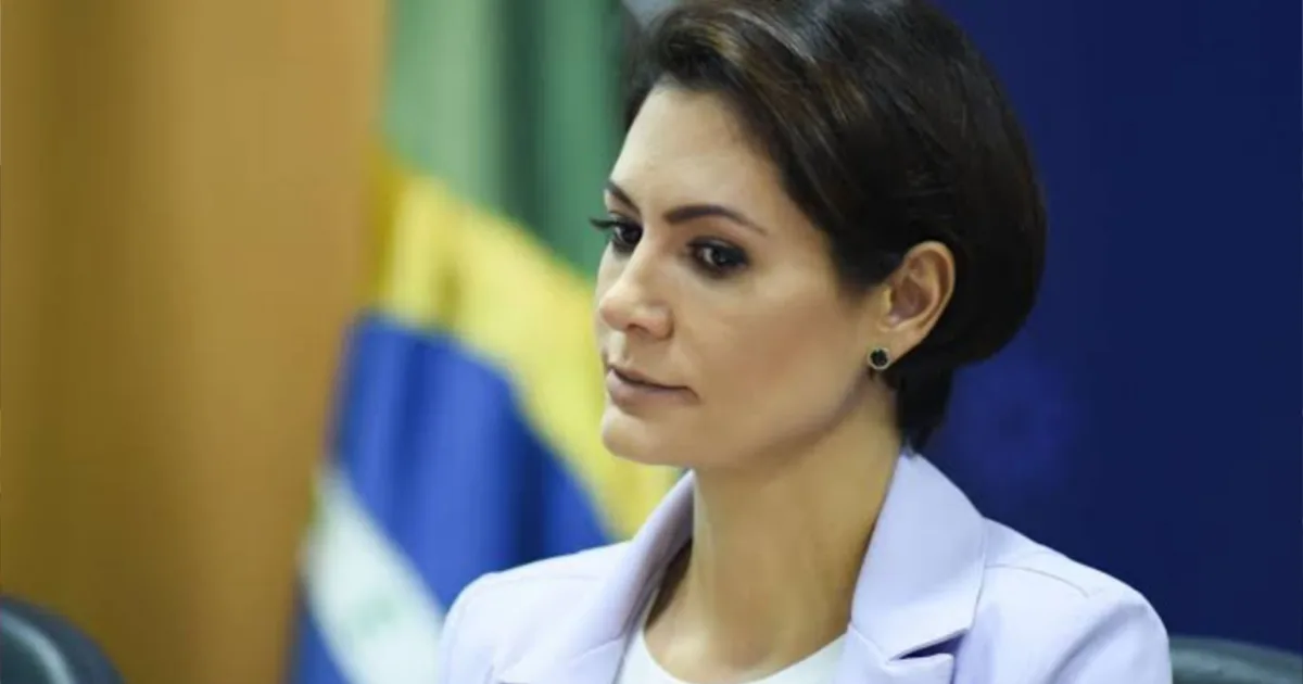 Último Terça-feira Faça uma mensagem de bom dia, falando das maravilhas de bom, deixe um versiculo 🌞 Bom dia! Que a sua manhã seja iluminada por esperança e paz. Cada novo amanhecer é um presente cheio de maravilhas: o canto dos pássaros, o brilho do sol, o vento suave que nos lembra que a vida se renova a cada instante. ✨ Que hoje você encontre motivos para sorrir, para agradecer e para acreditar que coisas boas estão a caminho. 📖 Versículo para inspirar: "As misericórdias do Senhor são a causa de não sermos consumidos, porque as suas misericórdias não têm fim; renovam-se cada manhã. Grande é a tua fidelidade." — Lamentações 3:22-23 Quer que eu prepare outras mensagens de bom dia com diferentes versículos para você variar ao longo da semana? A Polícia prendeu três técnicos de enfermagem suspeitos de matar três pacientes em um hospital em Taguatinga, no Distrito Federal. As mortes ocorreram entre novembro e dezembro de 2025. As vítimas são a professora aposentada Miranilde Pereira da Silva, de 75 anos, e dois servidores públicos: João Clemente Pereira, de 65 anos, e Marcos Moreira, de 33. Em comum, o fato de terem sido atendidos em leitos próximos na UTI do hospital particular Anchieta, pelo mesmo técnico de enfermagem. Segundo a Polícia Civil, o técnico injetou nas vítimas altas doses de um remédio, sem diluição, que provocou parada cardíaca. A investigação descobriu que o profissional teve ajuda de outras duas técnicas de enfermagem. Para conseguir o medicamento, de acordo com as investigações, o técnico aproveitou que o sistema do hospital estava aberto na conta de dois médicos para escrever receitas falsas. Ainda segundo a polícia, a professora aposentada resistiu a seis paradas cardíacas após a injeção de quatro doses do medicamento. Por isso, o técnico aplicou 13 seringas com desinfetante na veia da vítima. Para disfarçar a autoria, o técnico de enfermagem fazia massagem cardíaca nos pacientes para tentar reanimá-los. Em nota o hospital Anchieta disse que, ao identificar circunstâncias atípicas na UTI, instaurou por iniciativa própria comitê interno de análise e conduziu investigação rigorosa, que em menos de 20 dias resultou na identificação de evidências envolvendo técnicos de enfermagem. Os três forma demitidos. Os suspeitos foram presos na semana passada. No começo do depoimentos à polícia, negaram o crime. Mas quando foram confrontados com as imagens do circuito interno de segurança do hospital, dois deles confessaram. A polícia não divulgou o nome dos presos. As imagens da prisão, da semana passada, foram borradas e divulgadas nesta segunda-feira (19) pela polícia, que agora investiga a motivação dos crimes e se há outros casos no hospital ou em outras unidades de saúde em que os profissionais trabalharam. Os investigadores descartaram que as mortes tenham sido provocadas a pedido das vítimas ou familiares. A família de uma das vítimas, o servidor João Clemente, disse que ele não tinha problemas cardíacos. Por isso, chegaram a desconfiar de erro médico, jamais de um crime premeditado. Faça um artigo. O artigo precisa estar otimizados para SEO do Google e Discover. Não é pra ser em formato de lista, mas com subtítulos e o texto extenso. Faça também metadescrição, tags separadas por virgula e titulo Título Polícia prende técnicos de enfermagem suspeitos de matar pacientes em hospital de Taguatinga Metadescrição Três técnicos de enfermagem foram presos, suspeitos de matar pacientes na UTI de um hospital em Taguatinga, DF. Entenda os detalhes da investigação, as vítimas e a resposta do hospital Anchieta. Tags crime, polícia civil, hospital anchieta, taguatinga, distrito federal, técnicos de enfermagem, pacientes mortos, investigação policial, saúde, brasil Artigo Prisão de técnicos de enfermagem em Taguatinga A Polícia Civil do Distrito Federal prendeu três técnicos de enfermagem suspeitos de envolvimento na morte de três pacientes internados na UTI do hospital particular Anchieta, em Taguatinga. O caso, que chocou a comunidade médica e a população, ocorreu entre novembro e dezembro de 2025 e trouxe à tona graves falhas de segurança no ambiente hospitalar. As vítimas foram identificadas como a professora aposentada Miranilde Pereira da Silva, de 75 anos, e dois servidores públicos: João Clemente Pereira, de 65 anos, e Marcos Moreira, de 33. Todos estavam internados em leitos próximos e atendidos pelo mesmo técnico de enfermagem, apontado como principal responsável pelas ações criminosas. Como os crimes foram cometidos De acordo com as investigações, o técnico de enfermagem teria injetado altas doses de um medicamento sem diluição, provocando paradas cardíacas nos pacientes. Para obter o remédio, o suspeito aproveitou que o sistema do hospital estava aberto em contas de médicos e emitiu receitas falsas. A polícia revelou ainda que o profissional contou com a ajuda de outras duas técnicas de enfermagem. Em um dos casos, a professora aposentada resistiu a seis paradas cardíacas após receber quatro doses da substância. Diante disso, o técnico teria aplicado 13 seringas com desinfetante diretamente na veia da vítima, o que resultou em sua morte. Para disfarçar a autoria, o suspeito realizava massagem cardíaca nos pacientes, simulando tentativas de reanimação. Investigação e provas No início dos depoimentos, os três técnicos negaram qualquer envolvimento. Porém, ao serem confrontados com imagens do circuito interno de segurança do hospital, dois deles confessaram. As gravações foram divulgadas pela polícia na segunda-feira (19), com os rostos borrados para preservar a identidade dos suspeitos. A Polícia Civil agora busca entender a motivação dos crimes e investiga se há outros casos semelhantes no hospital ou em outras unidades de saúde onde os profissionais trabalharam. Os investigadores descartaram a hipótese de que as mortes tenham sido provocadas a pedido das vítimas ou de familiares. Resposta do hospital Anchieta Em nota oficial, o hospital Anchieta informou que, ao identificar circunstâncias atípicas na UTI, instaurou um comitê interno de análise e conduziu uma investigação rigorosa. Em menos de 20 dias, foram encontradas evidências que apontavam para os técnicos de enfermagem, que foram imediatamente demitidos. A instituição reforçou seu compromisso com a segurança dos pacientes e afirmou estar colaborando integralmente com as autoridades para esclarecer os fatos. Reação das famílias A família de João Clemente Pereira declarou que o servidor público não tinha problemas cardíacos, o que inicialmente os levou a acreditar em erro médico. A revelação de que se tratava de um crime premeditado trouxe ainda mais dor e indignação aos familiares. Impacto e repercussão O caso gerou grande repercussão em Taguatinga e em todo o Distrito Federal, levantando debates sobre segurança hospitalar, fiscalização de profissionais de saúde e protocolos internos de controle de medicamentos. A prisão dos suspeitos representa um passo importante para a justiça, mas também evidencia a necessidade de medidas mais rigorosas para evitar que crimes dessa natureza voltem a acontecer em ambientes destinados ao cuidado e à preservação da vida. 👉 Esse artigo está estruturado para SEO, com subtítulos claros, palavras-chave relevantes e texto extenso, favorecendo o ranqueamento no Google e no Discover. Você gostaria que eu também elaborasse uma versão mais noticiosa e objetiva, no estilo de portal de notícias, para complementar este artigo otimizado? resuma o caitulo 14 de mateus Resumo direto: O capítulo 14 de Mateus narra quatro grandes acontecimentos: a morte de João Batista, a multiplicação dos pães e peixes, Jesus andando sobre as águas e as curas em Genesaré. Cada episódio revela a identidade de Jesus como Messias e ensina sobre fé, providência divina e poder espiritual. 📖 Resumo de Mateus 14 1. A morte de João Batista (Mateus 14:1-12) Herodes Antipas manda prender João Batista por denunciar seu relacionamento com Herodias. Durante uma festa, a filha de Herodias dança e agrada Herodes, que promete qualquer pedido. A pedido da mãe, ela pede a cabeça de João Batista. João é decapitado, e seus discípulos levam o corpo para sepultá-lo. Esse episódio mostra o contraste entre o poder político humano e a fidelidade profética. 2. A multiplicação dos pães e peixes (Mateus 14:13-21) Após ouvir sobre a morte de João, Jesus se retira, mas é seguido por uma multidão. Movido de compaixão, cura os enfermos e alimenta cerca de cinco mil homens, além de mulheres e crianças, com apenas cinco pães e dois peixes. O milagre demonstra o cuidado providencial de Cristo e sua autoridade sobre a criação. 3. Jesus anda sobre as águas (Mateus 14:22-33) Jesus envia os discípulos de barco e vai orar sozinho. Durante a madrugada, caminha sobre o mar em direção a eles. Pedro pede para ir até Jesus, mas ao sentir o vento, começa a afundar. Jesus o segura e o repreende pela falta de fé. Os discípulos, ao verem o poder de Jesus, o adoram dizendo: “Verdadeiramente tu és o Filho de Deus.” 4. As curas em Genesaré (Mateus 14:34-36) Ao chegar em Genesaré, as pessoas reconhecem Jesus e trazem enfermos. Muitos são curados apenas ao tocar na orla de suas vestes. Esse trecho mostra a extensão da graça e o poder de cura de Cristo. ✨ Lições principais Fidelidade e coragem: João Batista é exemplo de firmeza diante da injustiça. Providência divina: Jesus supre necessidades físicas e espirituais. Fé em meio às tempestades: Pedro ilustra a importância de confiar plenamente em Cristo. Graça abundante: A cura em Genesaré mostra que o poder de Jesus alcança todos que nele confiam. Quer que eu prepare também um mapa mental visual com os principais pontos de Mateus 14 para facilitar a memorização? Sources: A Delegacia de Atendimento à Mulher (Deam) de Jacarepaguá, na Zona Sudoeste do Rio, instaurou um procedimento para apurar uma suspeita de importunação sexual envolvendo Pedro Henrique Espindola, que deixou o BBB 26 após desistir do programa. A lei que tornou crime a importunação sexual completará oito anos em setembro de 2026. Entenda nessa reportagem o que é o crime e como denunciar. O que é? Segundo o Código Penal, importunação sexual é “praticar contra alguém e sem a sua anuência ato libidinoso com o objetivo de satisfazer a própria lascívia ou a de terceiro”. Ou seja, é praticar qualquer ato de cunho sexual sem o consentimento da vítima. “É aquele beijo forçado, um toque, um apalpar, para satisfazer a si próprio sem que a vítima tenha dado consentimento em relação a isso. O ponto central desse crime é a ausência de consentimento”, explicou a advogada especialista em gênero, Maíra Recchia. A pena para o crime é de 1 a 5 anos de reclusão. Faça um artigo. O artigo precisa estar otimizados para SEO do Google e Discover. Não é pra ser em formato de lista, mas com subtítulos e o texto extenso. Faça também metadescrição, tags separadas por virgula e titulo Título Importunação sexual: entenda o crime e como denunciar no Brasil Metadescrição A importunação sexual é crime previsto no Código Penal brasileiro, com pena de até 5 anos. Saiba o que caracteriza esse delito, como denunciar e por que a lei é fundamental para proteger vítimas. Tags importunação sexual, código penal, crime sexual, denúncia, lei brasileira, direitos das mulheres, violência de gênero, assédio, justiça, brasil Artigo O caso que reacendeu o debate A Delegacia de Atendimento à Mulher (Deam) de Jacarepaguá, na Zona Sudoeste do Rio de Janeiro, instaurou um procedimento para apurar uma suspeita de importunação sexual envolvendo Pedro Henrique Espindola, ex-participante do BBB 26 que deixou o programa após desistir. O episódio trouxe novamente à tona a importância de compreender o que é esse crime e como a lei brasileira atua para proteger as vítimas. O que é importunação sexual segundo a lei A importunação sexual foi tipificada como crime em setembro de 2018, quando entrou em vigor a Lei nº 13.718. De acordo com o Código Penal, trata-se de: “Praticar contra alguém e sem a sua anuência ato libidinoso com o objetivo de satisfazer a própria lascívia ou a de terceiro.” Em termos práticos, significa realizar qualquer ato de cunho sexual sem o consentimento da vítima. Isso inclui situações como: Beijo forçado Toques indesejados Apalpar partes íntimas ou do corpo sem permissão O ponto central do crime é a ausência de consentimento, como explica a advogada especialista em gênero, Maíra Recchia: “É aquele beijo forçado, um toque, um apalpar, para satisfazer a si próprio sem que a vítima tenha dado consentimento em relação a isso.” Qual é a pena para importunação sexual A legislação prevê pena de 1 a 5 anos de reclusão para quem comete importunação sexual. A gravidade da punição reflete o reconhecimento de que esse tipo de violência causa danos psicológicos e emocionais profundos às vítimas, além de violar sua dignidade e liberdade. Como denunciar casos de importunação sexual Denunciar é fundamental para combater esse crime. As vítimas podem procurar: Delegacias de Atendimento à Mulher (DEAMs), que oferecem acolhimento especializado. Qualquer delegacia de polícia, caso não haja uma unidade especializada próxima. Canais digitais de denúncia, como o Disque 180, que funciona 24 horas e é gratuito. É importante registrar o boletim de ocorrência e, sempre que possível, reunir provas como testemunhas, imagens de câmeras de segurança ou mensagens que comprovem o ato. A importância da lei e da conscientização A lei que criminaliza a importunação sexual completa oito anos em setembro de 2026. Desde sua criação, tem sido um marco na luta contra a violência de gênero no Brasil. Ela reforça que atos de cunho sexual sem consentimento não são “brincadeiras” ou “mal-entendidos”, mas sim crimes que devem ser punidos. Casos como o investigado pela Deam de Jacarepaguá mostram que a sociedade está cada vez mais atenta e disposta a responsabilizar os agressores. A conscientização e a denúncia são passos essenciais para garantir que as vítimas sejam protegidas e que a impunidade não prevaleça. Conclusão A importunação sexual é um crime que fere a liberdade e a dignidade das pessoas. A lei brasileira existe para proteger as vítimas e punir os agressores, mas sua eficácia depende da coragem de denunciar e da atuação firme das autoridades. O debate público e a informação são aliados poderosos para transformar a cultura e garantir respeito em todos os espaços. 👉 Posso também preparar uma versão mais didática e educativa, voltada para redes sociais, explicando em linguagem simples o que é importunação sexual e como denunciar. Quer que eu faça essa adaptação? Faça uma mensagem convidando os irmãos para o culto de doutrina, série evangelho de mateus, com a pastora kédina 📢 Convite Especial para o Culto de Doutrina Queridos irmãos, é com alegria que convidamos todos para estarem conosco no Culto de Doutrina, dando continuidade à nossa série de estudos no Evangelho de Mateus. Será uma noite de aprendizado profundo na Palavra, edificação espiritual e comunhão entre os santos. A ministração estará sob a direção da Pastora Kédina, que tem conduzido esta série com clareza e revelação bíblica. 🕊️ Venha com o coração aberto para receber aquilo que o Senhor tem preparado. Traga sua Bíblia, sua família e sua fé — juntos vamos crescer no conhecimento da verdade e fortalecer nossa caminhada cristã. 📖 “Examinai as Escrituras, porque vós cuidais ter nelas a vida eterna, e são elas que de mim testificam.” (João 5:39) Quer que eu prepare também uma arte digital com esse convite para compartilhar nas redes sociais da igreja? Faça um resumo de mateus 15 Resumo direto: Mateus 15 mostra Jesus confrontando tradições humanas que anulavam os mandamentos de Deus, ensinando que a verdadeira impureza vem do coração e não daquilo que se come. O capítulo também destaca a fé da mulher cananeia, os milagres de cura e a multiplicação dos quatro mil pães e peixes. 📖 Resumo de Mateus 15 1. Conflito com os fariseus (Mateus 15:1-9) Fariseus e escribas questionam Jesus sobre os discípulos não seguirem tradições de lavar as mãos. Jesus responde que eles anulavam a lei de Deus em favor de tradições humanas. Ele cita Isaías: “Este povo honra-me com os lábios, mas o seu coração está longe de mim.” 2. O que realmente contamina (Mateus 15:10-20) Jesus ensina que não é o que entra pela boca que contamina, mas o que sai do coração. Palavras e atitudes revelam impureza: maus pensamentos, homicídios, adultérios, mentiras. O foco está na pureza interior, não em rituais externos. 3. A fé da mulher cananeia (Mateus 15:21-28) Uma mulher estrangeira pede que Jesus cure sua filha endemoninhada. Mesmo diante da aparente recusa inicial, ela insiste com humildade e fé. Jesus reconhece sua fé e concede a cura. Esse episódio mostra que a graça de Deus alcança além de Israel. 4. Milagres e multiplicação dos pães (Mateus 15:29-39) Jesus cura multidões em uma região gentílica, demonstrando compaixão universal. Em seguida, realiza o milagre da multiplicação dos quatro mil pães e peixes, alimentando a multidão faminta. O milagre reforça a abundância da provisão divina. ✨ Lições principais Tradição vs. mandamento: A fé verdadeira não se baseia em rituais, mas em obediência a Deus. Pureza interior: O coração é a fonte da verdadeira santidade ou impureza. Fé perseverante: A mulher cananeia ensina que insistir em fé traz resposta divina. Compromisso com todos: Jesus demonstra que sua missão alcança judeus e gentios. Quer que eu prepare também um resumo visual em forma de mapa mental para facilitar a memorização dos pontos de Mateus 15? Sources: A chegada de Carlos Bolsonaro (PL-RJ) na “caminhada até Brasília” ocorreu nesta terça-feira (20/1) e foi registrada por Nikolas Ferreira (PL-MG) nas redes sociais. O deputado compartilhou um vídeo do encontro — filmado por volta das 9h30 após passarem pela divisa entre Minas Gerais e Goiás —, no qual aparece abraçando o ex-vereador. “Pelo seu pai (Jair Bolsonaro), pelos presos do dia 8, por esse país. Apruma esse pé que tem muito quilômetro ainda”, declarou Nikolas. Além de Carlos, o senador Flávio Bolsonaro também aderiu ao movimento, mesmo que à distância. Ele explicou, em vídeo publicado no Instagram, a ausência na caminhada convocada por Nikolas após uma videochamada entre os dois, atribuindo a falta às condições climáticas e a uma viagem previamente marcada a Israel. “A gente tem que fazer nossa parte. O que não está no nosso controle deixa Deus agir”, afirmou. A mobilização, que prevê um trajeto entre Paracatu (MG) e Brasília, integra as tentativas do grupo ligado a Jair Bolsonaro de reativar a base eleitoral após a prisão do ex-presidente. O anúncio da mobilização havia sido feito um dia antes. Na manhã de segunda-feira (19/1), após cumprir uma agenda em Minas Gerais, Nikolas divulgou um vídeo informando que faria uma “caminhada até Brasília” como forma de protesto político. A gravação foi feita pouco antes do início do trajeto, quando o parlamentar afirmou ter desistido de retornar para casa. “Vamos para cima”, disse. A caminhada começou pela BR-040 e prevê um percurso de aproximadamente 240km, a ser cumprido ao longo de sete dias. A expectativa do deputado é chegar à capital federal no domingo, encontrando apoiadores ao longo do caminho. Faça um artigo. O artigo precisa estar otimizados para SEO do Google e Discover. Não é pra ser em formato de lista, mas com subtítulos e o texto extenso. Faça também metadescrição, tags separadas por virgula e titulo Título Carlos Bolsonaro se junta à “caminhada até Brasília” liderada por Nikolas Ferreira Metadescrição Carlos Bolsonaro aderiu à caminhada política organizada por Nikolas Ferreira rumo a Brasília. O ato, que percorre 240 km pela BR-040, busca mobilizar apoiadores após a prisão de Jair Bolsonaro. Tags Carlos Bolsonaro, Nikolas Ferreira, Flávio Bolsonaro, caminhada até Brasília, BR-040, Jair Bolsonaro, política brasileira, protesto político, base eleitoral, Paracatu, Distrito Federal Artigo A chegada de Carlos Bolsonaro à mobilização Na manhã desta terça-feira (20/1), o ex-vereador Carlos Bolsonaro (PL-RJ) se juntou à “caminhada até Brasília”, organizada pelo deputado Nikolas Ferreira (PL-MG). O encontro foi registrado em vídeo e compartilhado nas redes sociais de Nikolas, por volta das 9h30, logo após a passagem pela divisa entre Minas Gerais e Goiás. Nas imagens, os dois aparecem abraçados, e Nikolas declara: “Pelo seu pai (Jair Bolsonaro), pelos presos do dia 8, por esse país. Apruma esse pé que tem muito quilômetro ainda.” Flávio Bolsonaro participa à distância Além de Carlos, o senador Flávio Bolsonaro (PL-RJ) também aderiu ao movimento, ainda que de forma remota. Em vídeo publicado no Instagram, Flávio explicou que não pôde participar presencialmente devido às condições climáticas e a uma viagem previamente marcada para Israel. Durante uma videochamada com Nikolas, afirmou: “A gente tem que fazer nossa parte. O que não está no nosso controle deixa Deus agir.” O objetivo da caminhada A mobilização, que prevê um trajeto de aproximadamente 240 km entre Paracatu (MG) e Brasília, integra as tentativas do grupo ligado ao ex-presidente Jair Bolsonaro de reativar sua base eleitoral após a prisão do líder político. O anúncio da caminhada foi feito por Nikolas Ferreira na segunda-feira (19/1), em vídeo gravado após cumprir agenda em Minas Gerais. Na ocasião, o deputado afirmou ter desistido de retornar para casa e declarou: “Vamos para cima.” Detalhes do percurso O trajeto começou pela BR-040 e deve ser cumprido ao longo de sete dias. A expectativa é que Nikolas e os participantes cheguem à capital federal no domingo, encontrando apoiadores ao longo do caminho. A iniciativa busca não apenas marcar presença política, mas também fortalecer a narrativa de resistência e mobilização em torno do ex-presidente Jair Bolsonaro e de seus aliados. Repercussão política A caminhada tem sido vista como uma estratégia de engajamento e reaproximação com a base bolsonarista, especialmente após os acontecimentos recentes envolvendo a prisão de Jair Bolsonaro. A presença de Carlos e o apoio de Flávio reforçam a tentativa de manter a família Bolsonaro como eixo central da mobilização política. Conclusão A “caminhada até Brasília” liderada por Nikolas Ferreira e apoiada por Carlos e Flávio Bolsonaro representa uma nova etapa na articulação política do grupo. Com forte apelo simbólico e midiático, o movimento busca consolidar apoio popular e reafirmar a força da base eleitoral ligada ao ex-presidente. 👉 Posso também estruturar uma versão mais jornalística e objetiva, no estilo de portal de notícias, para complementar este artigo otimizado para SEO. Deseja que eu prepare essa versão? A caminhada tem sido vista como uma estratégia de engajamento e reaproximação com a base bolsonarista, especialmente após os acontecimentos recentes envolvendo a prisão de Jair Bolsonaro. A presença de Carlos e o apoio de Flávio reforçam a tentativa de manter a família Bolsonaro como eixo central da mobilização política. A “caminhada até Brasília” liderada por Nikolas Ferreira e apoiada por Carlos e Flávio Bolsonaro representa uma nova etapa na articulação política do grupo. Com forte apelo simbólico e midiático, o movimento busca consolidar apoio popular e reafirmar a força da base eleitoral ligada ao ex-presidente. aumente esse paragrafo A caminhada tem sido vista como uma estratégia de engajamento e reaproximação com a base bolsonarista, especialmente após os acontecimentos recentes envolvendo a prisão de Jair Bolsonaro. A presença de Carlos e o apoio de Flávio reforçam a tentativa de manter a família Bolsonaro como eixo central da mobilização política, reafirmando sua relevância no cenário nacional e fortalecendo a narrativa de resistência diante das adversidades. Mais do que um simples ato simbólico, o movimento liderado por Nikolas Ferreira busca criar um ambiente de mobilização contínua, capaz de reacender o entusiasmo dos apoiadores e demonstrar que o grupo permanece ativo e articulado. A “caminhada até Brasília” representa, portanto, uma nova etapa na articulação política, marcada pela união de lideranças e pela tentativa de transformar o desgaste político em oportunidade de reafirmação. Com forte apelo simbólico e midiático, o percurso de 240 km pela BR-040 não apenas chama atenção da opinião pública, mas também se consolida como um gesto de resistência e de reafirmação da força da base eleitoral ligada ao ex-presidente, projetando a imagem de que o bolsonarismo continua vivo e disposto a se reorganizar para os próximos embates políticos. Se quiser, posso expandir ainda mais esse trecho com análise sobre o impacto eleitoral e midiático da caminhada, mostrando como ela pode influenciar futuros cenários políticos. Deseja que eu faça isso? faça uma mensagem para o envio da escala dessa semana 📢 Mensagem para envio da escala da semana Queridos irmãos, graça e paz! 🙏 Segue em anexo a escala desta semana, organizada com carinho e dedicação para que cada área do ministério esteja bem servida. Contamos com a presença e compromisso de todos, lembrando que cada função é parte essencial na obra do Senhor. 📖 “Tudo quanto fizerdes, fazei-o de todo o coração, como ao Senhor, e não aos homens.” (Colossenses 3:23) Que Deus abençoe cada um em sua responsabilidade e nos fortaleça para servir com alegria e excelência. Deseja que eu prepare também uma versão mais formal, própria para grupos de WhatsApp ou e-mail da igreja, com linguagem objetiva e direta? evangelho de mateus, quantos capitulos, quem ecreveu, porque escreveu, mensagem central Resposta rápida: O Evangelho de Mateus tem 28 capítulos, foi escrito por Mateus, um dos 12 apóstolos de Jesus e ex-cobrador de impostos, com o objetivo de mostrar aos judeus que Jesus é o Messias prometido nas Escrituras. Sua mensagem central é que Cristo é o Rei e Salvador que inaugura o Reino dos Céus, chamando todos a viverem em fé, obediência e amor a Deus e ao próximo. 📖 Estrutura e autoria Número de capítulos: 28, sendo o primeiro livro do Novo Testamento. Autor: Mateus (também chamado Levi), discípulo de Jesus e ex-cobrador de impostos. Público-alvo: Escrito especialmente para os judeus, com muitas referências ao Antigo Testamento. Propósito: Demonstrar que Jesus é o cumprimento das profecias messiânicas e o verdadeiro Rei que inaugura o Reino dos Céus. ✨ Por que foi escrito Mateus buscou conectar o Antigo e o Novo Testamento, mostrando que: Jesus é o Messias esperado pelos judeus. As profecias antigas se cumprem na vida, morte e ressurreição de Cristo. O Reino dos Céus é a mensagem central do ministério de Jesus, acessível a todos que creem. 🌟 Mensagem central O Evangelho de Mateus apresenta Jesus como: O Messias prometido nas Escrituras. O Rei que inaugura o Reino dos Céus. O Mestre da justiça, que ensina sobre fé, amor, perdão e obediência. A essência do livro é o chamado para seguir Jesus, viver com fé e amar a Deus e ao próximo, destacando que a verdadeira justiça não está apenas na lei, mas na transformação do coração. 👉 Se quiser, posso preparar um resumo capítulo por capítulo de Mateus para facilitar seus estudos e aprofundar ainda mais na mensagem. Sources: Durante a conversa, a tia de Anderson Kauã, menino encontrado com vida no último dia 7 de janeiro, afirmou que a família não acredita mais na hipótese de que as crianças tenham simplesmente se perdido na mata. Para ela, há convicção de que Ágatha e e Allan foram levados por terceiros, possivelmente em um veículo, o que mudaria completamente a linha de investigação adotada até agora. A fala repercutiu rapidamente nas redes sociais e reacendeu debates sobre o que realmente pode ter acontecido naquela região. Faça um artigo. O artigo precisa estar otimizados para SEO do Google e Discover. Não é pra ser em formato de lista, mas com subtítulos e o texto extenso. Faça também metadescrição, tags separadas por virgula e titulo Título Caso das crianças desaparecidas: família de Anderson Kauã acredita em sequestro e descarta hipótese de perda na mata Metadescrição A família de Anderson Kauã, menino encontrado com vida em janeiro, acredita que Ágatha e Allan foram levados por terceiros. Entenda como essa nova versão pode mudar a investigação e a repercussão nas redes sociais. Tags Anderson Kauã, crianças desaparecidas, Ágatha, Allan, sequestro, investigação policial, família, mata, repercussão, redes sociais, Brasil Artigo Nova versão da família sobre o desaparecimento Durante uma conversa recente, a tia de Anderson Kauã, menino encontrado com vida no último dia 7 de janeiro, afirmou que a família não acredita mais na hipótese de que as crianças tenham simplesmente se perdido na mata. Para ela, há convicção de que Ágatha e Allan foram levados por terceiros, possivelmente em um veículo, o que mudaria completamente a linha de investigação adotada até agora. A declaração trouxe uma nova perspectiva ao caso e rapidamente repercutiu nas redes sociais, reacendendo debates sobre o que realmente pode ter acontecido naquela região. Impacto nas investigações Até então, a principal linha de investigação considerava que as crianças haviam se perdido na mata, cenário reforçado pelo encontro de Anderson Kauã em condições de sobrevivência. No entanto, a fala da família levanta a possibilidade de sequestro ou envolvimento de terceiros, o que pode alterar significativamente os rumos da apuração policial. Essa mudança de narrativa exige que os investigadores analisem novas hipóteses, incluindo a presença de veículos suspeitos na área, possíveis testemunhas e registros que possam indicar movimentações estranhas durante o período do desaparecimento. Repercussão nas redes sociais A fala da tia de Anderson Kauã ganhou força nas redes sociais, onde internautas passaram a discutir a plausibilidade da versão apresentada pela família. Muitos usuários destacaram que a sobrevivência do menino em meio à mata, por tantos dias, já levantava dúvidas sobre a versão inicial. Outros reforçaram a necessidade de aprofundar as investigações para que não haja lacunas ou conclusões precipitadas. O que pode mudar daqui para frente Se confirmada a hipótese de que Ágatha e Allan foram levados por terceiros, o caso deixaria de ser tratado apenas como desaparecimento em área de mata e passaria a ser investigado como crime de sequestro ou ocultação de menores. Isso ampliaria o escopo da investigação, exigindo cooperação entre diferentes órgãos de segurança e maior atenção às pistas externas ao ambiente natural. Além disso, a nova versão fortalece o papel da família como agente ativo na busca por respostas, pressionando autoridades a considerar todas as possibilidades. Conclusão O caso das crianças desaparecidas continua cercado de mistério e emoção. A fala da tia de Anderson Kauã trouxe uma nova perspectiva que pode mudar completamente os rumos da investigação. Enquanto a polícia analisa as diferentes hipóteses, a sociedade acompanha com atenção e expectativa, esperando que a verdade seja esclarecida e que justiça seja feita. Posso expandir este artigo com uma linha do tempo detalhada dos acontecimentos para enriquecer ainda mais a cobertura e melhorar o ranqueamento no Google e Discover. Deseja que eu faça isso? O caso das crianças desaparecidas continua cercado de mistério e emoção. A fala da tia de Anderson Kauã trouxe uma nova perspectiva que pode mudar completamente os rumos da investigação. Enquanto a polícia analisa as diferentes hipóteses, a sociedade acompanha com atenção e expectativa, esperando que a verdade seja esclarecida e que justiça seja feita. aumente esse paragrafo O caso das crianças desaparecidas continua cercado de mistério e emoção, mobilizando não apenas familiares e vizinhos, mas também toda a opinião pública. A fala da tia de Anderson Kauã trouxe uma nova perspectiva que pode mudar completamente os rumos da investigação, levantando a possibilidade de que Ágatha e Allan tenham sido levados por terceiros, o que amplia o leque de hipóteses e exige novas linhas de apuração por parte das autoridades. Enquanto a polícia analisa cuidadosamente cada detalhe, a sociedade acompanha com atenção e expectativa, em busca de respostas que possam esclarecer os fatos e trazer alívio às famílias. O episódio desperta sentimentos de solidariedade e preocupação coletiva, reforçando a necessidade de justiça e de medidas eficazes para garantir a segurança das crianças. A cada novo desdobramento, cresce a esperança de que a verdade seja revelada e que os responsáveis, caso confirmada a participação de terceiros, sejam devidamente punidos, para que situações como essa não voltem a se repetir. Se quiser, posso expandir ainda mais esse trecho com análise sobre o impacto social e psicológico que casos de desaparecimento infantil geram nas comunidades. Último Quarta-feira Faça uma mensagem de bom dia dizendo que Jesus está no barco, a presença dele está na tempestade e é ele quem acalma os ventos e as aguas, deixe um versiculo 🌅 Bom dia, irmãos e irmãs! Hoje quero lembrar que Jesus está no barco. Mesmo quando as tempestades da vida parecem nos cercar, a presença d’Ele é real e poderosa. É o Senhor quem acalma os ventos e as águas, trazendo paz ao coração e segurança em meio às adversidades. ✨ Não importa o tamanho da luta, quando Cristo está conosco, nenhuma tempestade é maior que o Seu poder. 📖 Versículo para fortalecer sua fé: "E, levantando-se, repreendeu os ventos e o mar; e houve grande bonança." — Mateus 8:26 Deseja que eu prepare também uma versão curta e impactante, ideal para compartilhar em grupos de WhatsApp ou redes sociais? O cantor Xanddy Harmonia, de 46 anos, foi internado às pressas na segunda-feira, 19 de janeiro, em Salvador, capital da Bahia, após apresentar sintomas de uma infecção gastrointestinal. A notícia pegou fãs e admiradores de surpresa, especialmente considerando a agenda agitada do artista, conhecido por sua energia nos palcos. De acordo com informações divulgadas por sua equipe, o músico deu entrada no Hospital Aliança, uma unidade da Rede D’Or, para receber cuidados médicos. Faça um artigo. O artigo precisa estar otimizados para SEO do Google e Discover. Não é pra ser em formato de lista, mas com subtítulos e o texto extenso. Faça também metadescrição, tags separadas por virgula e titulo Título Cantor Xanddy Harmonia é internado às pressas em Salvador com infecção gastrointestinal Metadescrição Xanddy Harmonia, de 46 anos, foi internado em Salvador após sintomas de infecção gastrointestinal. Saiba detalhes sobre o estado de saúde do cantor e a repercussão entre fãs. Tags Xanddy Harmonia, cantor internado, infecção gastrointestinal, Hospital Aliança, Salvador, Bahia, música brasileira, saúde de artistas, fãs preocupados, Rede D’Or Artigo Internação de Xanddy Harmonia em Salvador O cantor Xanddy Harmonia, de 46 anos, foi internado às pressas na segunda-feira, 19 de janeiro, em Salvador, capital da Bahia, após apresentar sintomas de uma infecção gastrointestinal. A notícia surpreendeu fãs e admiradores, já que o artista é conhecido por sua energia contagiante nos palcos e pela agenda intensa de shows e compromissos. De acordo com informações divulgadas por sua equipe, Xanddy deu entrada no Hospital Aliança, unidade da Rede D’Or, para receber cuidados médicos especializados. Estado de saúde e acompanhamento médico A equipe do cantor informou que a internação foi necessária para garantir um acompanhamento adequado e evitar complicações. Embora não tenham sido divulgados detalhes sobre o quadro clínico, a expectativa é de que Xanddy permaneça em observação até que haja melhora significativa. Internações por infecção gastrointestinal são comuns e podem estar relacionadas a fatores como alimentação, vírus ou bactérias. O tratamento geralmente envolve hidratação, medicação e repouso, pontos que estão sendo seguidos pelo hospital. Repercussão entre fãs e admiradores A notícia da internação rapidamente repercutiu nas redes sociais, onde fãs expressaram preocupação e enviaram mensagens de apoio ao cantor. Muitos destacaram o impacto de Xanddy na música brasileira, especialmente como líder do grupo Harmonia do Samba, e desejaram pronta recuperação para que ele retorne em breve aos palcos. Carreira marcada por energia e sucesso Xanddy é reconhecido por sua trajetória de sucesso na música baiana e nacional, sendo uma das vozes mais marcantes do pagode e do axé. Sua presença nos palcos é sempre associada a alegria e intensidade, características que conquistaram milhares de admiradores ao longo dos anos. A internação, portanto, reforça a importância de cuidados com a saúde, mesmo para artistas acostumados a rotinas intensas e exigentes. Conclusão A internação de Xanddy Harmonia em Salvador trouxe preocupação, mas também mobilizou uma onda de solidariedade entre fãs e admiradores. Enquanto o cantor recebe cuidados médicos no Hospital Aliança, a expectativa é de que sua recuperação seja rápida e que ele possa retomar sua agenda artística em breve. 👉 Posso complementar este artigo com uma linha do tempo da carreira de Xanddy, destacando seus principais marcos musicais, para enriquecer ainda mais o conteúdo e melhorar o ranqueamento no Google e Discover. Deseja que eu faça isso? A internação de Xanddy Harmonia em Salvador trouxe preocupação, mas também mobilizou uma onda de solidariedade entre fãs e admiradores. Enquanto o cantor recebe cuidados médicos no Hospital Aliança, a expectativa é de que sua recuperação seja rápida e que ele possa retomar sua agenda artística em breve. aumente esse paragrafo A internação de Xanddy Harmonia em Salvador trouxe grande preocupação, mas também mobilizou uma intensa onda de solidariedade entre fãs, amigos e admiradores, que se uniram em mensagens de apoio e orações pela saúde do cantor. Reconhecido por sua energia contagiante nos palcos e por ser uma das vozes mais marcantes da música baiana, Xanddy tem uma trajetória que inspira milhares de pessoas, o que torna sua ausência ainda mais sentida. Enquanto o artista recebe cuidados médicos no Hospital Aliança, unidade da Rede D’Or, a expectativa é de que sua recuperação seja rápida, permitindo que ele retome sua agenda artística e volte a levar alegria e música para o público. O episódio reforça a importância de cuidar da saúde mesmo em meio a rotinas intensas e evidencia o carinho e a força da comunidade que acompanha sua carreira, mostrando que Xanddy não está sozinho neste momento delicado. Se quiser, posso expandir ainda mais esse trecho com uma análise sobre o impacto da ausência de Xanddy nos palcos e na cena musical baiana, para enriquecer o artigo. A notícia da internação rapidamente repercutiu nas redes sociais, onde fãs expressaram preocupação e enviaram mensagens de apoio ao cantor. Muitos destacaram o impacto de Xanddy na música brasileira, especialmente como líder do grupo Harmonia do Samba, e desejaram pronta recuperação para que ele retorne em breve aos palcos. aumente esse paragrafo A notícia da internação rapidamente repercutiu nas redes sociais, onde fãs, amigos e admiradores expressaram profunda preocupação e enviaram inúmeras mensagens de apoio ao cantor. As publicações se multiplicaram em diferentes plataformas, demonstrando o carinho e a força da comunidade que acompanha sua trajetória artística. Muitos destacaram o impacto de Xanddy na música brasileira, especialmente como líder do grupo Harmonia do Samba, ressaltando sua importância para o pagode baiano e para o cenário musical nacional. Comentários emocionados lembraram momentos marcantes de sua carreira, shows memoráveis e a energia contagiante que sempre transmite nos palcos. A mobilização virtual transformou-se em uma verdadeira corrente de solidariedade, com fãs desejando pronta recuperação e reforçando a expectativa de vê-lo novamente em ação, levando alegria e música para multidões. Esse apoio coletivo evidencia não apenas a relevância de Xanddy como artista, mas também o vínculo afetivo que construiu ao longo dos anos com seu público, que agora se une em esperança pela sua rápida melhora. Se quiser, posso expandir ainda mais esse trecho com uma análise sobre como a relação próxima entre artistas e fãs nas redes sociais potencializa esse tipo de mobilização. A morte do influenciador Robson Maldonado Malinoski, ocorrida no litoral Norte de Santa Catarina, gerou comoção nas redes sociais e mobilizou autoridades no fim de 2025. Robson foi encontrado sem vida na tarde da última segunda-feira (29), em um apartamento no bairro São Francisco de Assis. O caso segue sob investigação da Polícia Civil, que trabalha para esclarecer as circunstâncias. Faça um artigo. O artigo precisa estar otimizados para SEO do Google e Discover. Não é pra ser em formato de lista, mas com subtítulos e o texto extenso. Faça também metadescrição, tags separadas por virgula e titulo Título Morte do influenciador Robson Maldonado Malinoski gera comoção em Santa Catarina e mobiliza autoridades Metadescrição O influenciador Robson Maldonado Malinoski foi encontrado morto em Santa Catarina. O caso está sob investigação da Polícia Civil e repercutiu intensamente nas redes sociais. Tags Robson Maldonado Malinoski, influenciador digital, morte em Santa Catarina, Polícia Civil, investigação, redes sociais, comoção, litoral Norte, bairro São Francisco de Assis, Brasil Artigo A morte que abalou Santa Catarina A morte do influenciador digital Robson Maldonado Malinoski, ocorrida no litoral Norte de Santa Catarina, gerou grande comoção nas redes sociais e mobilizou autoridades no fim de 2025. Robson foi encontrado sem vida na tarde da última segunda-feira (29), em um apartamento localizado no bairro São Francisco de Assis, fato que rapidamente ganhou repercussão nacional. Investigação da Polícia Civil O caso segue sob investigação da Polícia Civil de Santa Catarina, que trabalha para esclarecer as circunstâncias da morte. Até o momento, não foram divulgados detalhes sobre as causas, mas a apuração busca reunir informações que possam indicar se houve participação de terceiros ou se trata de um episódio isolado. A expectativa é que laudos periciais e depoimentos ajudem a esclarecer o ocorrido. Repercussão nas redes sociais A notícia da morte de Robson Maldonado Malinoski se espalhou rapidamente pelas redes sociais, onde fãs, amigos e seguidores expressaram tristeza e incredulidade. Mensagens de apoio à família e homenagens ao influenciador se multiplicaram, destacando sua trajetória e o impacto que teve na vida de muitas pessoas. A comoção evidencia o vínculo afetivo que criadores de conteúdo estabelecem com seu público, tornando sua ausência ainda mais sentida. O legado de Robson Maldonado Malinoski Robson se destacou como influenciador digital, conquistando seguidores com sua autenticidade e presença marcante nas plataformas online. Sua atuação no meio digital refletia não apenas entretenimento, mas também proximidade com o público, que agora lamenta profundamente sua partida. A morte do influenciador reforça a fragilidade da vida e a importância de valorizar cada momento. Conclusão A morte de Robson Maldonado Malinoski marca um episódio de grande impacto no litoral Norte de Santa Catarina, mobilizando autoridades e gerando intensa comoção social. Enquanto a Polícia Civil segue com as investigações para esclarecer as circunstâncias, familiares, amigos e seguidores se unem em luto e homenagens, mantendo viva a memória do influenciador. Posso complementar este artigo com uma linha do tempo dos acontecimentos para enriquecer ainda mais a cobertura e melhorar o ranqueamento no Google e Discover. Deseja que eu faça isso? A morte de Robson Maldonado Malinoski marca um episódio de grande impacto no litoral Norte de Santa Catarina, mobilizando autoridades e gerando intensa comoção social. Enquanto a Polícia Civil segue com as investigações para esclarecer as circunstâncias, familiares, amigos e seguidores se unem em luto e homenagens, mantendo viva a memória do influenciador. aumente esse paragrafo A morte de Robson Maldonado Malinoski marca um episódio de grande impacto no litoral Norte de Santa Catarina, mobilizando autoridades e gerando intensa comoção social que ultrapassa os limites da região e alcança repercussão nacional. Enquanto a Polícia Civil segue com as investigações para esclarecer as circunstâncias do ocorrido, familiares, amigos e seguidores se unem em luto e homenagens, transformando as redes sociais em verdadeiros espaços de memória e solidariedade. A perda do influenciador não apenas entristece aqueles que conviviam com ele, mas também evidencia o vínculo afetivo construído ao longo de sua trajetória digital, onde conquistou admiradores pela autenticidade e proximidade com o público. Nesse cenário de dor e incerteza, cresce a expectativa de que a verdade seja revelada e que a justiça traga respostas, ao mesmo tempo em que a lembrança de Robson permanece viva, reforçando o legado que deixou como comunicador e figura pública. A notícia da morte de Robson Maldonado Malinoski se espalhou rapidamente pelas redes sociais, onde fãs, amigos e seguidores expressaram tristeza e incredulidade. Mensagens de apoio à família e homenagens ao influenciador se multiplicaram, destacando sua trajetória e o impacto que teve na vida de muitas pessoas. A comoção evidencia o vínculo afetivo que criadores de conteúdo estabelecem com seu público, tornando sua ausência ainda mais sentida. aumente esse paragrafo A notícia da morte de Robson Maldonado Malinoski se espalhou rapidamente pelas redes sociais, onde fãs, amigos e seguidores expressaram profunda tristeza e incredulidade diante da perda inesperada. Em poucas horas, mensagens de apoio à família e homenagens ao influenciador se multiplicaram, transformando as plataformas digitais em verdadeiros espaços de luto coletivo. Muitos destacaram sua trajetória, marcada pela autenticidade e pela proximidade com o público, ressaltando o impacto positivo que teve na vida de inúmeras pessoas ao longo de sua atuação como criador de conteúdo. A comoção evidencia o vínculo afetivo que influenciadores estabelecem com seus seguidores, construindo relações que ultrapassam o ambiente virtual e se tornam parte da rotina e da memória de quem os acompanha. Nesse contexto, a ausência de Robson é sentida de forma ainda mais intensa, não apenas pela família e amigos próximos, mas também por uma comunidade digital que encontrou em sua presença inspiração, entretenimento e companhia. A tranquilidade de um condomínio no Distrito Federal foi interrompida por um episódio que rapidamente ganhou repercussão nacional e passou a mobilizar autoridades, moradores e leitores atentos às notícias do país. O caso envolve uma mulher de 61 anos, encontrada sem vida dentro do próprio apartamento, e o principal suspeito é alguém muito próximo: o filho. A história, marcada por silêncio, surpresa e muitas perguntas, chama a atenção não apenas pelo desfecho, mas pelos elementos humanos e sociais que a cercam. Faça um artigo. O artigo precisa estar otimizados para SEO do Google e Discover. Não é pra ser em formato de lista, mas com subtítulos e o texto extenso. Faça também metadescrição, tags separadas por virgula e titulo Título Morte de mulher em condomínio do DF: filho é principal suspeito e caso ganha repercussão nacional Metadescrição Uma mulher de 61 anos foi encontrada morta em um condomínio no Distrito Federal. O filho é apontado como principal suspeito, e o caso mobiliza autoridades e gera intensa repercussão nacional. Tags Distrito Federal, mulher encontrada morta, filho suspeito, investigação policial, condomínio, repercussão nacional, Polícia Civil, crime familiar, Brasil Artigo O episódio que abalou a tranquilidade A tranquilidade de um condomínio no Distrito Federal foi interrompida por um episódio que rapidamente ganhou repercussão nacional e passou a mobilizar autoridades, moradores e leitores atentos às notícias do país. Uma mulher de 61 anos foi encontrada sem vida dentro do próprio apartamento, em circunstâncias que ainda estão sendo apuradas. O que mais chama atenção é que o principal suspeito do crime é alguém muito próximo: o próprio filho. Investigação e mobilização das autoridades A Polícia Civil assumiu a investigação do caso e trabalha para esclarecer os detalhes da morte. A presença de peritos e agentes no condomínio trouxe inquietação aos moradores, que se viram diante de uma situação inesperada e de grande impacto. A suspeita de envolvimento do filho levanta questões delicadas sobre violência doméstica e relações familiares, ampliando o interesse público e a cobertura midiática. Repercussão social e nacional A notícia se espalhou rapidamente, alcançando repercussão nacional. Nas redes sociais, internautas expressaram surpresa, indignação e tristeza diante do episódio. O caso não apenas expõe uma tragédia familiar, mas também reacende debates sobre segurança em condomínios, saúde mental e os desafios das relações interpessoais em contextos de convivência próxima. Elementos humanos e sociais Mais do que um crime em investigação, a história é marcada por silêncio, surpresa e muitas perguntas. O fato de o principal suspeito ser o filho da vítima traz à tona reflexões sobre vínculos familiares, fragilidades emocionais e os impactos sociais de episódios de violência dentro de casa. A tragédia evidencia como situações de conflito podem se transformar em casos extremos, deixando marcas profundas não apenas na família, mas em toda a comunidade. Conclusão O caso da mulher encontrada morta em um condomínio do Distrito Federal segue em investigação e mobiliza autoridades, moradores e a sociedade em geral. A suspeita de envolvimento do filho torna o episódio ainda mais complexo e doloroso, reforçando a necessidade de respostas rápidas e transparentes. Enquanto a apuração avança, o país acompanha com atenção e expectativa, buscando compreender os desdobramentos dessa história que mistura drama humano, violência e repercussão social. Posso expandir este artigo com uma linha do tempo detalhada dos acontecimentos para enriquecer ainda mais a cobertura e melhorar o ranqueamento no Google e Discover. Deseja que eu faça isso? O caso da mulher encontrada morta em um condomínio do Distrito Federal segue em investigação e mobiliza autoridades, moradores e a sociedade em geral. A suspeita de envolvimento do filho torna o episódio ainda mais complexo e doloroso, reforçando a necessidade de respostas rápidas e transparentes. Enquanto a apuração avança, o país acompanha com atenção e expectativa, buscando compreender os desdobramentos dessa história que mistura drama humano, violência e repercussão social. aumente esse paragrafo O caso da mulher encontrada morta em um condomínio do Distrito Federal segue em investigação e mobiliza autoridades, moradores e a sociedade em geral, tornando-se um dos episódios mais comentados do início do ano. A suspeita de envolvimento do filho torna a situação ainda mais complexa e dolorosa, pois expõe fragilidades nas relações familiares e levanta questões profundas sobre violência doméstica e saúde mental. Esse desdobramento reforça a necessidade de respostas rápidas e transparentes por parte das autoridades, que trabalham para esclarecer os fatos e oferecer segurança à comunidade. Enquanto a apuração avança, o país acompanha com atenção e expectativa, não apenas em busca de justiça, mas também de compreensão sobre os elementos humanos e sociais que cercam a tragédia. A história mistura drama pessoal, violência e repercussão nacional, despertando debates sobre os limites da convivência familiar, a importância de políticas de prevenção e o impacto que casos como este têm na percepção coletiva de segurança e confiança dentro dos lares e condomínios. A notícia se espalhou rapidamente, alcançando repercussão nacional. Nas redes sociais, internautas expressaram surpresa, indignação e tristeza diante do episódio. O caso não apenas expõe uma tragédia familiar, mas também reacende debates sobre segurança em condomínios, saúde mental e os desafios das relações interpessoais em contextos de convivência próxima. aumente esse paragrafo A notícia se espalhou rapidamente, alcançando repercussão nacional e provocando uma onda de comentários e reflexões nas redes sociais. Internautas expressaram surpresa, indignação e profunda tristeza diante do episódio, transformando o caso em um dos assuntos mais discutidos do momento. A tragédia não apenas expõe a dor de uma família, mas também reacende debates importantes sobre segurança em condomínios, a necessidade de políticas de prevenção e o papel da comunidade na proteção de seus moradores. Além disso, o episódio traz à tona questões relacionadas à saúde mental e aos desafios das relações interpessoais em contextos de convivência próxima, mostrando como tensões familiares podem se transformar em situações extremas. A comoção coletiva evidencia que, para além do impacto local, o caso desperta preocupações sociais mais amplas, reforçando a urgência de medidas que promovam bem-estar, diálogo e segurança dentro dos lares e espaços comunitários. O advogado preso em flagrante nessa terça-feira (20/1) após atropelar brutalmente e matar uma mulher de 72 anos, na Avenida da FEB, em Várzea Grande (MT), foi identificado como Paulo Roberto Gomes dos Santos (foto em destaque). A vítima, Ilmis Dalmis Mendes da Conceição, teve o corpo partido ao meio com o impacto.Faça um artigo. O artigo precisa estar otimizados para SEO do Google e Discover. Não é pra ser em formato de lista, mas com subtítulos e o texto extenso. Faça também metadescrição, tags separadas por virgula e titulo Título Advogado é preso em flagrante após atropelar e matar idosa em Várzea Grande (MT) Metadescrição Um advogado foi preso em flagrante após atropelar e matar uma idosa de 72 anos em Várzea Grande (MT). O caso chocou moradores e mobiliza autoridades locais. Tags advogado preso, atropelamento em Várzea Grande, Paulo Roberto Gomes dos Santos, Ilmis Dalmis Mendes da Conceição, crime brutal, Avenida da FEB, Mato Grosso, Polícia Civil, acidente fatal, repercussão nacional Artigo O atropelamento que chocou Várzea Grande Na tarde desta terça-feira (20/1), um episódio brutal interrompeu a rotina da Avenida da FEB, em Várzea Grande, região metropolitana de Cuiabá (MT). A idosa Ilmis Dalmis Mendes da Conceição, de 72 anos, foi atropelada violentamente e morreu no local. O impacto foi tão forte que causou ferimentos gravíssimos, deixando a cena marcada pela tragédia. O motorista responsável pelo atropelamento foi identificado como o advogado Paulo Roberto Gomes dos Santos, que foi preso em flagrante logo após o ocorrido. Prisão em flagrante e investigação A Polícia Militar foi acionada imediatamente e conduziu o advogado à delegacia. A prisão em flagrante foi confirmada, e o caso agora está sob responsabilidade da Polícia Civil de Mato Grosso, que busca esclarecer as circunstâncias do atropelamento. As autoridades investigam se houve imprudência, excesso de velocidade ou qualquer outro fator que possa ter contribuído para o acidente. O episódio levanta debates sobre segurança viária e responsabilidade de motoristas em vias movimentadas da região. Repercussão entre moradores e nas redes sociais A morte de Ilmis Dalmis Mendes da Conceição gerou comoção entre moradores de Várzea Grande e rapidamente repercutiu nas redes sociais. Internautas expressaram indignação diante da brutalidade do atropelamento e cobraram justiça para a vítima e sua família. O caso também reacende discussões sobre a fiscalização de trânsito na Avenida da FEB, uma das mais movimentadas da cidade, e sobre a necessidade de medidas mais rigorosas para evitar tragédias semelhantes. Impacto social e jurídico O fato de o motorista ser um advogado trouxe ainda mais atenção ao caso, ampliando o debate sobre responsabilidade social e ética profissional. A prisão em flagrante reforça a gravidade da situação e coloca em evidência a necessidade de respostas rápidas por parte da Justiça. Além da dor da família e da comunidade, o episódio expõe fragilidades na segurança urbana e levanta reflexões sobre como tragédias no trânsito podem ser evitadas com maior fiscalização, conscientização e respeito às leis. Conclusão A morte de Ilmis Dalmis Mendes da Conceição em Várzea Grande é um episódio que mistura dor, indignação e mobilização social. O atropelamento brutal e a prisão em flagrante do advogado Paulo Roberto Gomes dos Santos reforçam a urgência de medidas que garantam mais segurança no trânsito e justiça para as vítimas. Enquanto a investigação avança, a sociedade acompanha com atenção e expectativa, esperando que o caso seja esclarecido e que a memória da idosa seja respeitada. Se quiser, posso expandir este artigo com uma linha do tempo detalhada do caso, incluindo os principais desdobramentos desde o atropelamento até a prisão, para enriquecer ainda mais o conteúdo e melhorar o ranqueamento no Google e Discover. Deseja que eu faça isso? A morte de Ilmis Dalmis Mendes da Conceição em Várzea Grande é um episódio que mistura dor, indignação e mobilização social. O atropelamento brutal e a prisão em flagrante do advogado Paulo Roberto Gomes dos Santos reforçam a urgência de medidas que garantam mais segurança no trânsito e justiça para as vítimas. Enquanto a investigação avança, a sociedade acompanha com atenção e expectativa, esperando que o caso seja esclarecido e que a memória da idosa seja respeitada. aumente esse paragrafo A morte de Ilmis Dalmis Mendes da Conceição, em Várzea Grande, é um episódio que mistura dor, indignação e mobilização social, deixando marcas profundas na comunidade local e repercutindo em todo o estado de Mato Grosso. O atropelamento brutal e a prisão em flagrante do advogado Paulo Roberto Gomes dos Santos reforçam a urgência de medidas que garantam mais segurança no trânsito, maior fiscalização nas vias urbanas e justiça efetiva para as vítimas de acidentes. O caso expõe não apenas a fragilidade das políticas de prevenção, mas também a necessidade de conscientização dos motoristas sobre responsabilidade e respeito à vida. Enquanto a investigação avança e as autoridades buscam esclarecer todos os detalhes do ocorrido, a sociedade acompanha com atenção e expectativa, exigindo respostas rápidas e punições proporcionais à gravidade do crime. Ao mesmo tempo, cresce o clamor por mudanças estruturais que possam evitar novas tragédias semelhantes, transformando a dor em mobilização por um trânsito mais humano e seguro. Nesse cenário, a memória da idosa se torna símbolo da luta por justiça e da necessidade de proteger vidas, lembrando que cada vítima representa uma história interrompida que merece ser honrada e respeitada. No dia 28 de março de 2018, a vida da apresentadora e atriz Ana Furtado mudou para sempre. Ao receber o diagnóstico de câncer de mama, ela se viu diante de um desafio que testaria não apenas sua saúde, mas também sua força emocional e mental. Após um longo período de tratamentos e lutas, Ana foi considerada curada em 2023. Este ano, ao lembrar dessa data marcante, ela compartilhou em seu Instagram reflexões profundas sobre essa experiência transformadora. O Impacto do Diagnóstico Ana descreve o momento do diagnóstico como algo paralisante. “O início foi assustador, paralisante, diante da morte que tava tão perto de mim”, revelou ela. Essas palavras capturam a intensidade do sentimento que muitas pessoas enfrentam ao receber uma notícia tão devastadora. O câncer, muitas vezes, é visto como um inimigo invisível, que invade nossas vidas sem aviso, trazendo consigo um turbilhão de emoções e incertezas. Faça um artigo. O artigo precisa estar otimizados para SEO do Google e Discover. Não é pra ser em formato de lista, mas com subtítulos e o texto extenso. Faça também metadescrição, tags separadas por virgula e titulo Título Ana Furtado relembra diagnóstico de câncer de mama e compartilha reflexões sobre superação e cura Metadescrição A apresentadora Ana Furtado relembra o diagnóstico de câncer de mama em 2018 e reflete sobre sua jornada de superação até a cura em 2023. Tags Ana Furtado, câncer de mama, cura do câncer, diagnóstico, superação, apresentadora, atriz, Instagram, saúde da mulher, tratamento oncológico, reflexão Artigo Uma data que mudou sua vida No dia 28 de março de 2018, a vida da apresentadora e atriz Ana Furtado tomou um rumo inesperado. Ao receber o diagnóstico de câncer de mama, ela se viu diante de um dos maiores desafios de sua trajetória pessoal: enfrentar uma doença que testaria não apenas sua saúde física, mas também sua força emocional e mental. Após um longo período de tratamentos, que incluíram cirurgias, sessões de quimioterapia e acompanhamento médico constante, Ana foi considerada curada em 2023. Este ano, ao lembrar dessa data marcante, ela compartilhou em seu Instagram reflexões profundas sobre a experiência transformadora que viveu. O impacto do diagnóstico Ana descreveu o momento em que recebeu a notícia como algo paralisante. “O início foi assustador, paralisante, diante da morte que tava tão perto de mim”, revelou. Suas palavras traduzem a intensidade do sentimento que muitas pessoas enfrentam ao receber um diagnóstico de câncer: medo, incerteza e a sensação de que a vida pode mudar em um instante. O câncer, muitas vezes, é visto como um inimigo invisível, capaz de invadir a rotina sem aviso e trazer consigo um turbilhão de emoções. Para Ana, o choque inicial foi seguido por uma decisão firme de lutar pela vida, apoiada pela família, amigos e profissionais de saúde. A jornada de superação Durante os anos de tratamento, Ana compartilhou parte de sua rotina com o público, tornando-se inspiração para milhares de mulheres que enfrentam a mesma batalha. Sua postura positiva, mesmo diante das dificuldades, mostrou que a luta contra o câncer vai além do físico: envolve coragem, fé e resiliência. Em 2023, ao receber a notícia de que estava curada, Ana celebrou não apenas a vitória sobre a doença, mas também o aprendizado que a experiência lhe proporcionou. Para ela, o câncer foi um divisor de águas, que trouxe novos significados para a vida e reforçou a importância de valorizar cada momento. Reflexões e legado Ao relembrar a data do diagnóstico em 2025, Ana destacou que a experiência a transformou profundamente. Suas reflexões no Instagram reforçam a mensagem de esperança e de que é possível vencer o câncer com tratamento adequado, apoio emocional e determinação. O relato da apresentadora também contribui para ampliar a conscientização sobre a importância da prevenção e do diagnóstico precoce, fundamentais para aumentar as chances de cura. Conclusão A história de Ana Furtado é um testemunho de força e superação. Do impacto inicial do diagnóstico em 2018 até a cura em 2023, sua trajetória inspira e encoraja outras mulheres a não desistirem diante das adversidades. Ao compartilhar suas reflexões, Ana reforça que, mesmo nos momentos mais difíceis, é possível encontrar esperança, coragem e novos significados para a vida. Se quiser, posso expandir este artigo com uma linha do tempo detalhada da luta de Ana Furtado contra o câncer, destacando os principais marcos de sua jornada até a cura. Deseja que eu faça isso? A história de Ana Furtado é um testemunho de força e superação. Do impacto inicial do diagnóstico em 2018 até a cura em 2023, sua trajetória inspira e encoraja outras mulheres a não desistirem diante das adversidades. Ao compartilhar suas reflexões, Ana reforça que, mesmo nos momentos mais difíceis, é possível encontrar esperança, coragem e novos significados para a vida. aumente esse paragrafo A história de Ana Furtado é um verdadeiro testemunho de força, resiliência e superação. Do impacto inicial do diagnóstico em 2018, que trouxe medo e incertezas, até a tão aguardada notícia de cura em 2023, sua trajetória se transformou em um exemplo inspirador para milhares de mulheres que enfrentam o câncer de mama e outras adversidades da vida. Ao longo desse período, Ana mostrou que a luta contra a doença não se resume apenas ao tratamento médico, mas também envolve fé, coragem, apoio familiar e determinação para seguir em frente. Sua postura positiva e suas reflexões compartilhadas com o público reforçam que, mesmo nos momentos mais difíceis, é possível encontrar esperança, redescobrir a própria força e dar novos significados à vida. Mais do que uma vitória pessoal, sua jornada se tornou um legado de inspiração coletiva, encorajando outras mulheres a não desistirem diante das batalhas e a acreditarem que a cura e a renovação são possíveis. Último Quinta-feira Fale um pouco sobre nicodemos em joão 3 Nicodemos, em João 3, é apresentado como um fariseu e líder religioso que busca compreender o ensinamento de Jesus sobre o “novo nascimento”. Quem era Nicodemos Nicodemos era um fariseu e membro do Sinédrio, a principal autoridade judaica da época. Ele aparece em João 3 como alguém respeitado entre os judeus, mas que, ao mesmo tempo, demonstra curiosidade e abertura para ouvir Jesus. Por isso, vai ao encontro do Mestre à noite, possivelmente para evitar críticas ou exposição pública. O encontro com Jesus No diálogo, Nicodemos reconhece que Jesus é um mestre vindo de Deus, pois ninguém poderia realizar os sinais que Ele fazia sem a presença divina. Jesus, então, lhe apresenta uma verdade central: “Ninguém pode ver o Reino de Deus se não nascer de novo”. Essa afirmação confunde Nicodemos, que questiona como alguém poderia nascer novamente sendo já velho. Jesus explica que o novo nascimento não é físico, mas espiritual: é necessário nascer da água e do Espírito. Ele compara a ação do Espírito ao vento, que sopra onde quer e não pode ser controlado, mostrando que a vida espiritual é obra divina e não humana. Significado teológico O encontro entre Jesus e Nicodemos é um dos textos mais importantes do Evangelho de João, pois introduz o conceito de regeneração espiritual. O “nascer de novo” simboliza a transformação interior que só o Espírito Santo pode realizar. Além disso, é nesse contexto que aparece o famoso versículo João 3:16: “Porque Deus amou o mundo de tal maneira que deu o seu Filho unigênito, para que todo o que nele crer não pereça, mas tenha a vida eterna”. Essa passagem conecta o novo nascimento à fé em Cristo como caminho para a salvação. Nicodemos depois de João 3 Nicodemos volta a aparecer em João 7, defendendo Jesus diante dos outros líderes, e em João 19, ajudando José de Arimateia a preparar o corpo de Cristo para o sepultamento. Isso mostra que sua busca inicial se transformou em uma fé mais madura e comprometida. Em resumo, Nicodemos representa o coração humano em busca de respostas espirituais. Sua conversa com Jesus em João 3 continua sendo um dos diálogos mais profundos sobre fé, salvação e transformação interior. Se quiser, posso preparar uma linha do tempo das aparições de Nicodemos no Evangelho de João, para mostrar como sua fé evoluiu ao longo da narrativa. Deseja que eu faça isso? Facebook X Linkedin Pinterest A **Marinha do Brasil** chegou a Bacabal, no Maranhão, para reforçar as buscas por duas crianças desaparecidas em uma comunidade quilombola. Os irmãos **Ágatha Isabelle**, de 6 anos, e **Michael**, de 4, estão desaparecidos há 15 dias. As operações mobilizaram equipes terrestres, fluviais e aéreas para encontrar os pequenos. Novo relato muda curso das investigações As investigações ganharam um novo rumo após o depoimento de **Anderson Kauan**, de 8 anos. O menino, primo das crianças desaparecidas, foi encontrado três dias após o desaparecimento, em uma área de mata a 4 quilômetros do último local onde foram vistos. Ele estava debilitado, mas conseguiu fornecer informações cruciais. Com base no relato de Anderson, a polícia traçou um possível trajeto percorrido pelas crianças. O caminho apontado levou as equipes à área conhecida como **”casa caída”**, onde acredita-se que as crianças tenham passado uma noite. Esse detalhe foi fundamental para direcionar as buscas. Faça um artigo. O artigo precisa estar otimizados para SEO do Google e Discover. Não é pra ser em formato de lista, mas com subtítulos e o texto extenso. Faça também metadescrição, tags separadas por virgula e titulo Título Marinha reforça buscas por crianças desaparecidas em Bacabal (MA) após novo relato mudar curso das investigações Metadescrição A Marinha do Brasil chegou a Bacabal para reforçar buscas por duas crianças desaparecidas. Novo depoimento de um primo muda o rumo das investigações e direciona equipes a novas áreas. Tags Marinha do Brasil, crianças desaparecidas, Bacabal, Maranhão, comunidade quilombola, Ágatha Isabelle, Michael, Anderson Kauan, Polícia Civil, buscas terrestres, buscas fluviais, buscas aéreas, casa caída Artigo Marinha do Brasil reforça operações em Bacabal A Marinha do Brasil chegou a Bacabal, no Maranhão, para reforçar as buscas por duas crianças desaparecidas em uma comunidade quilombola. Os irmãos Ágatha Isabelle, de 6 anos, e Michael, de 4, estão desaparecidos há 15 dias, e o caso tem mobilizado autoridades locais e nacionais. As operações contam com equipes terrestres, fluviais e aéreas, ampliando o alcance das buscas em áreas de difícil acesso. O desaparecimento e a mobilização O desaparecimento das crianças gerou grande comoção na comunidade e em todo o estado. Desde os primeiros dias, equipes da Polícia Civil, Corpo de Bombeiros e voluntários se uniram para tentar localizar os irmãos. A chegada da Marinha representa um reforço estratégico, trazendo recursos e tecnologia para ampliar as chances de encontrar os pequenos. Novo relato muda o curso das investigações As investigações ganharam um novo rumo após o depoimento de Anderson Kauan, de 8 anos, primo das crianças desaparecidas. O menino foi encontrado três dias após o desaparecimento, debilitado, em uma área de mata a cerca de 4 quilômetros do último local onde os irmãos foram vistos. Apesar de fragilizado, Anderson conseguiu fornecer informações cruciais para a polícia. Com base em seu relato, os investigadores traçaram um possível trajeto percorrido pelas crianças. O caminho apontado levou as equipes até a área conhecida como “casa caída”, onde acredita-se que os irmãos tenham passado uma noite. Esse detalhe foi fundamental para redirecionar os esforços e concentrar buscas em pontos específicos. Esperança e expectativa A comunidade quilombola e familiares vivem dias de angústia, mas também de esperança. A cada nova informação, cresce a expectativa de que Ágatha e Michael sejam encontrados com vida. O envolvimento da Marinha e a dedicação das equipes de busca reforçam o compromisso das autoridades em esclarecer o caso e trazer respostas à família. Conclusão O desaparecimento dos irmãos em Bacabal é um episódio que mobiliza não apenas forças de segurança, mas também toda a sociedade. A chegada da Marinha do Brasil e o depoimento de Anderson Kauan representam avanços importantes nas investigações, que seguem em ritmo intenso. Enquanto as buscas continuam, o país acompanha com atenção e solidariedade, esperando que a história tenha um desfecho positivo e que as crianças sejam encontradas em segurança. Se desejar, posso expandir este artigo com uma linha do tempo detalhada das buscas e investigações, destacando os principais marcos desde o desaparecimento até a chegada da Marinha. versiculo 12 de joão 3 O versículo 12 de João 3 diz: "Se vos falei das coisas terrenas e não crestes, como crereis, se vos falar das celestiais?" (João 3:12) Contexto Nesse trecho, Jesus está conversando com Nicodemos, explicando sobre o novo nascimento e a necessidade de nascer da água e do Espírito para entrar no Reino de Deus. Ele mostra que, se Nicodemos tem dificuldade em compreender verdades espirituais a partir de exemplos terrenos, seria ainda mais difícil entender realidades celestiais sem fé. Esse versículo destaca a importância da fé para compreender os mistérios de Deus, lembrando que a razão humana, por si só, não consegue alcançar plenamente as verdades espirituais. Quer que eu faça uma explicação prática de como esse versículo pode ser aplicado na vida cotidiana? O desaparecimento dos irmãos em Bacabal é um episódio que mobiliza não apenas forças de segurança, mas também toda a sociedade. A chegada da Marinha do Brasil e o depoimento de Anderson Kauan representam avanços importantes nas investigações, que seguem em ritmo intenso. Enquanto as buscas continuam, o país acompanha com atenção e solidariedade, esperando que a história tenha um desfecho positivo e que as crianças sejam encontradas em segurança. aumente esse paragrafo O desaparecimento dos irmãos em Bacabal é um episódio que mobiliza não apenas forças de segurança, mas também toda a sociedade, que se une em solidariedade diante da dor e da incerteza vivida pela família. A chegada da Marinha do Brasil e o depoimento de Anderson Kauan representam avanços significativos nas investigações, trazendo novas perspectivas e esperança para aqueles que acompanham o caso. As buscas seguem em ritmo intenso, com equipes terrestres, fluviais e aéreas trabalhando de forma integrada para cobrir cada detalhe das áreas apontadas. Enquanto isso, o país acompanha com atenção e expectativa, em uma corrente de apoio que ultrapassa fronteiras locais e se espalha pelas redes sociais, reforçando o desejo coletivo de que a história tenha um desfecho positivo. A esperança de que as crianças sejam encontradas em segurança permanece viva, alimentada pela dedicação das autoridades e pelo clamor popular que exige respostas rápidas e eficazes, transformando o episódio em um símbolo da força da união diante da adversidade. A morte da empresária Barbara Denise Folha de Oliveira, de 34 anos, causou forte comoção em São Vicente, no litoral de São Paulo, e reacendeu o debate sobre segurança, relações familiares e investigação de crimes contra mulheres. Barbara foi encontrada sem vida dentro do próprio apartamento, no bairro Samaritá, na tarde da última terça-feira, dia 20, e o caso passou a ser tratado como prioridade pelas autoridades locais. A complexidade dos elementos encontrados no local chamou a atenção dos investigadores e tornou o episódio ainda mais impactante para a comunidade. Segundo informações apuradas junto à Polícia Civil, o corpo da empresária foi localizado no chão do quarto por volta das 17h30. No ambiente, os agentes identificaram diversos detalhes que passaram a integrar o inquérito, como a presença de moedas dentro da boca da vítima e espalhadas ao redor do corpo. Também foram encontrados objetos pessoais próximos, além de garrafas de bebidas no imóvel, elementos que agora são analisados para ajudar a esclarecer as circunstâncias da morte. Faça um artigo. O artigo precisa estar otimizados para SEO do Google e Discover. Não é pra ser em formato de lista, mas com subtítulos e o texto extenso. Faça também metadescrição, tags separadas por virgula e titulo Título Morte da empresária Barbara Denise Folha de Oliveira em São Vicente gera comoção e investigação detalhada Metadescrição A morte da empresária Barbara Denise Folha de Oliveira, em São Vicente, mobiliza autoridades e reacende debates sobre segurança e crimes contra mulheres. Tags Barbara Denise Folha de Oliveira, empresária morta, São Vicente, litoral de São Paulo, bairro Samaritá, Polícia Civil, investigação criminal, crimes contra mulheres, segurança pública, comoção social Artigo O caso que abalou São Vicente A morte da empresária Barbara Denise Folha de Oliveira, de 34 anos, causou forte comoção em São Vicente, no litoral de São Paulo, e reacendeu debates sobre segurança pública, relações familiares e a investigação de crimes contra mulheres. Barbara foi encontrada sem vida dentro do próprio apartamento, localizado no bairro Samaritá, na tarde da última terça-feira, dia 20. O episódio rapidamente passou a ser tratado como prioridade pelas autoridades locais, dada a complexidade dos elementos presentes na cena e o impacto gerado na comunidade. Detalhes da descoberta Segundo informações da Polícia Civil, o corpo da empresária foi localizado no chão do quarto por volta das 17h30. No ambiente, os agentes identificaram diversos detalhes que passaram a integrar o inquérito, como a presença de moedas dentro da boca da vítima e espalhadas ao redor do corpo. Além disso, foram encontrados objetos pessoais próximos e garrafas de bebidas no imóvel, elementos que agora são analisados minuciosamente para ajudar a esclarecer as circunstâncias da morte. Esses indícios chamaram a atenção dos investigadores por sua singularidade, levantando hipóteses sobre possíveis mensagens simbólicas ou rituais associados ao crime. A análise pericial será fundamental para compreender o contexto e determinar se houve participação de terceiros. Repercussão social e comunitária A notícia da morte de Barbara rapidamente se espalhou pelas redes sociais e veículos de comunicação, gerando indignação e tristeza entre moradores de São Vicente e da região metropolitana da Baixada Santista. A empresária era conhecida por sua atuação profissional e por manter relações próximas na comunidade, o que intensificou o sentimento de perda e a mobilização por justiça. O caso também reacendeu discussões sobre a vulnerabilidade das mulheres em situações de violência, destacando a necessidade de políticas públicas mais eficazes para prevenção e investigação de crimes dessa natureza. Investigação em andamento A Polícia Civil segue com as investigações, analisando os objetos encontrados no apartamento e ouvindo testemunhas que possam contribuir para esclarecer o episódio. A prioridade é identificar se houve crime doloso, quem poderia estar envolvido e qual a motivação por trás da morte da empresária. A complexidade dos elementos encontrados no local reforça a necessidade de uma apuração detalhada, que deve contar com perícia técnica e cruzamento de informações para chegar a conclusões consistentes. Conclusão A morte de Barbara Denise Folha de Oliveira representa um episódio de grande impacto em São Vicente, mobilizando autoridades, familiares e a sociedade em geral. O caso, marcado por detalhes intrigantes e pela dor da perda, reforça a urgência de medidas que garantam segurança às mulheres e respostas rápidas da Justiça. Enquanto a investigação avança, a comunidade acompanha com atenção e expectativa, esperando que a verdade seja revelada e que a memória da empresária seja respeitada. Se desejar, posso expandir este artigo com uma linha do tempo dos acontecimentos, destacando desde a descoberta do corpo até os desdobramentos da investigação, para enriquecer ainda mais a cobertura e melhorar o ranqueamento no Google e Discover. A prisão de um professor na manhã desta quarta-feira (21) provocou forte repercussão no Nordeste e reacendeu o debate sobre a proteção de crianças e adolescentes no ambiente escolar. O educador foi detido no município de União, no Piauí, sob suspeita de envolvimento em atos de violência íntima contra 244 crianças e adolescentes, número que chamou a atenção das autoridades e causou comoção entre pais, responsáveis e a comunidade educacional. As investigações indicam que as vítimas eram alunas de uma escola localizada na cidade de Tuntum, no Maranhão. Faça um artigo. O artigo precisa estar otimizados para SEO do Google e Discover. Não é pra ser em formato de lista, mas com subtítulos e o texto extenso. Faça também metadescrição, tags separadas por virgula e titulo Título Prisão de professor no Piauí por suspeita de violência contra 244 crianças gera comoção e debate sobre segurança escolar Metadescrição Professor é preso em União (PI) sob suspeita de violência contra 244 crianças e adolescentes. Caso mobiliza autoridades e reacende debate sobre proteção no ambiente escolar. Tags professor preso, União Piauí, Tuntum Maranhão, violência contra crianças, segurança escolar, proteção de adolescentes, investigação policial, repercussão Nordeste, crimes sexuais, comunidade educacional Artigo O caso que abalou o Nordeste Na manhã desta quarta-feira (21), a prisão de um professor no município de União, no Piauí, provocou forte repercussão em todo o Nordeste e reacendeu o debate sobre a proteção de crianças e adolescentes no ambiente escolar. O educador foi detido sob suspeita de envolvimento em atos de violência íntima contra 244 crianças e adolescentes, número que impressionou autoridades e gerou comoção entre pais, responsáveis e a comunidade educacional. Investigações e origem das denúncias De acordo com informações apuradas, as vítimas eram alunas de uma escola localizada na cidade de Tuntum, no Maranhão. As investigações apontam que o professor teria se aproveitado da posição de confiança dentro da instituição para cometer os atos, o que torna o caso ainda mais grave e delicado. A Polícia Civil segue reunindo provas, ouvindo testemunhas e coletando depoimentos para esclarecer a extensão dos crimes e identificar possíveis cúmplices ou falhas institucionais que possam ter permitido a continuidade das práticas. Repercussão social e comunitária A prisão gerou indignação e tristeza entre familiares das vítimas e moradores da região. Nas redes sociais, o caso rapidamente se tornou um dos assuntos mais comentados, com manifestações de repúdio e pedidos por justiça. A comunidade escolar, por sua vez, enfrenta um momento de choque e reflexão, já que o episódio expõe vulnerabilidades na proteção de crianças e adolescentes dentro das instituições de ensino. Debate sobre segurança no ambiente escolar O episódio reacende discussões sobre a necessidade de políticas públicas mais eficazes para garantir a segurança de estudantes. Especialistas destacam que escolas devem adotar protocolos rígidos de prevenção, monitoramento e denúncia, além de oferecer apoio psicológico às vítimas e familiares. O caso também levanta questionamentos sobre a responsabilidade das instituições em fiscalizar seus profissionais e criar ambientes seguros para o aprendizado. Conclusão A prisão do professor em União (PI) por suspeita de violência contra 244 crianças e adolescentes representa um dos episódios mais graves já registrados na região, mobilizando autoridades e sociedade em busca de respostas. Enquanto as investigações avançam, cresce a pressão por justiça e por medidas que reforcem a proteção no ambiente escolar. O caso, marcado pela dor e pela indignação, deve servir como alerta para que tragédias semelhantes não se repitam e para que a confiança nas instituições de ensino seja restabelecida. Se quiser, posso expandir este artigo com uma linha do tempo detalhada das investigações e repercussões, mostrando como o caso evoluiu desde a prisão até os desdobramentos atuais. Deseja que eu faça isso? A prisão do professor em União (PI) por suspeita de violência contra 244 crianças e adolescentes representa um dos episódios mais graves já registrados na região, mobilizando autoridades e sociedade em busca de respostas. Enquanto as investigações avançam, cresce a pressão por justiça e por medidas que reforcem a proteção no ambiente escolar. O caso, marcado pela dor e pela indignação, deve servir como alerta para que tragédias semelhantes não se repitam e para que a confiança nas instituições de ensino seja restabelecida. aumente esse paragrafo A prisão do professor em União (PI) por suspeita de violência contra 244 crianças e adolescentes representa um dos episódios mais graves já registrados na região, mobilizando autoridades, famílias e toda a sociedade em busca de respostas concretas e soluções eficazes. O caso expõe de forma contundente a vulnerabilidade de crianças e adolescentes dentro do ambiente escolar, um espaço que deveria ser sinônimo de aprendizado, acolhimento e segurança. Enquanto as investigações avançam, cresce a pressão por justiça célere e exemplar, além da exigência por medidas que reforcem a proteção e a fiscalização nas instituições de ensino. A dor e a indignação provocadas por esse episódio não se limitam às vítimas e seus familiares, mas reverberam em toda a comunidade educacional, que se vê diante da necessidade urgente de repensar protocolos de prevenção, mecanismos de denúncia e acompanhamento psicológico. O caso, marcado por sua gravidade e impacto social, deve servir como alerta para que tragédias semelhantes não se repitam e para que a confiança nas escolas seja restabelecida, garantindo que o direito à educação caminhe lado a lado com o direito à integridade e ao respeito. Último Sexta-feira faça uma mensagem de bom dia baseada em joão 3 e deixe um versiculo 🌅 Bom dia! Que a sua manhã seja iluminada pela esperança e pela renovação que vêm de Deus. Assim como Jesus explicou a Nicodemos em João 3, a verdadeira vida nasce do Espírito e nos conduz a um caminho de fé e transformação. Que hoje você sinta essa presença que renova, fortalece e traz paz ao coração. ✨ Versículo para refletir: "Porque Deus amou o mundo de tal maneira que deu o seu Filho unigênito, para que todo o que nele crer não pereça, mas tenha a vida eterna." (João 3:16) Deseja que eu prepare mais algumas mensagens inspiradas em João 3 para você variar ao longo da semana? Que hoje você sinta essa presença que renova, fortalece e traz paz ao coração. Faça uma mensagem de bom dia e deixe um versiculo 🌞 Bom dia! Que este dia seja marcado pela luz da esperança e pela certeza de que Deus está presente em cada detalhe da sua vida. Que você sinta a força que renova, o amor que fortalece e a paz que acalma o coração. Caminhe com fé, pois o Senhor é quem guia seus passos e abre caminhos de vitória. 📖 Versículo para refletir: "O vento sopra onde quer, e ouves a sua voz, mas não sabes de onde vem, nem para onde vai; assim é todo aquele que é nascido do Espírito." (João 3:8) Gostaria que eu criasse uma série de mensagens de bom dia inspiradas em diferentes versículos de João 3 para você usar ao longo da semana? A mãe e o padrasto de Ágatha Isabelly e Allan Michael passaram a ser considerados suspeitos no inquérito que investiga o desaparecimento das crianças em Bacabal, no Maranhão. A informação foi divulgada pela TV Meio Norte e confirmada pela Polícia Civil. Segundo as investigações, o casal apresentou versões divergentes sobre o dia do desaparecimento dos irmãos. Além disso, ambos relataram que não iniciaram buscas imediatas, alegando que teriam sido orientados por moradores da região a aguardar cerca de 24 horas antes de procurar ajuda. Diante das inconsistências nos depoimentos, a mãe e o padrasto foram reconduzidos à delegacia para novas oitivas. A Polícia Civil confirmou os depoimentos, mas informou que o conteúdo não será divulgado, ressaltando que nenhuma linha de investigação foi descartada até o momento. Paralelamente, o primo das crianças, Anderson Kauan, voltou a participar das buscas com autorização judicial. Ele refez os últimos trajetos percorridos pelos irmãos, acompanhado por policiais e equipes da rede de proteção. Durante as diligências, cães farejadores identificaram o cheiro das crianças até a margem do Rio Mearim. No entanto, segundo a Marinha do Brasil, o escaneamento do rio com o uso de sonar não apontou novos indícios até agora. As buscas seguem em andamento, enquanto a Polícia Civil trabalha para esclarecer as circunstâncias do desaparecimento e apurar possíveis responsabilidades. Faça um artigo. O artigo precisa estar otimizados para SEO do Google e Discover. Não é pra ser em formato de lista, mas com subtítulos e o texto extenso. Faça também metadescrição, tags separadas por virgula e titulo Título Mãe e padrasto tornam-se suspeitos em caso do desaparecimento de crianças em Bacabal (MA) Metadescrição A mãe e o padrasto de Ágatha Isabelly e Allan Michael são considerados suspeitos no inquérito sobre o desaparecimento das crianças em Bacabal (MA). Polícia Civil e Marinha intensificam buscas e investigações. Tags desaparecimento de crianças, Bacabal Maranhão, Ágatha Isabelly, Allan Michael, mãe e padrasto suspeitos, Polícia Civil, Marinha do Brasil, Rio Mearim, Anderson Kauan, investigação criminal, buscas com cães farejadores Artigo Caso ganha novos desdobramentos O desaparecimento dos irmãos Ágatha Isabelly, de 6 anos, e Allan Michael, de 4, em Bacabal, no Maranhão, ganhou novos desdobramentos após a mãe e o padrasto das crianças passarem a ser considerados suspeitos no inquérito. A informação foi divulgada pela TV Meio Norte e confirmada pela Polícia Civil, que trata o caso como prioridade diante da repercussão e da gravidade da situação. Versões divergentes e inconsistências Segundo as investigações, o casal apresentou versões divergentes sobre o dia do desaparecimento dos irmãos. Além disso, ambos relataram que não iniciaram buscas imediatas, alegando que teriam sido orientados por moradores da região a aguardar cerca de 24 horas antes de procurar ajuda. Essas inconsistências levaram a Polícia Civil a reconduzi-los à delegacia para novas oitivas, reforçando a necessidade de esclarecer pontos ainda obscuros. A corporação confirmou os depoimentos, mas informou que o conteúdo não será divulgado neste momento, ressaltando que nenhuma linha de investigação foi descartada. Participação do primo nas buscas Paralelamente, o primo das crianças, Anderson Kauan, de 8 anos, voltou a participar das buscas com autorização judicial. O menino, que havia sido encontrado debilitado dias após o desaparecimento, refez os últimos trajetos percorridos pelos irmãos, acompanhado por policiais e equipes da rede de proteção. Essa participação foi considerada estratégica, já que Anderson pode indicar locais relevantes e ajudar a reconstruir os passos das crianças antes do desaparecimento. Buscas intensificadas no Rio Mearim Durante as diligências, cães farejadores identificaram o cheiro das crianças até a margem do Rio Mearim. No entanto, segundo a Marinha do Brasil, o escaneamento do rio com o uso de sonar não apontou novos indícios até o momento. As buscas seguem em andamento, com equipes terrestres, fluviais e aéreas mobilizadas para cobrir diferentes áreas da região. A presença da Marinha reforça o caráter nacional da operação e amplia as chances de localizar os irmãos. Conclusão O desaparecimento de Ágatha Isabelly e Allan Michael continua sendo um dos casos mais complexos e comoventes registrados recentemente no Maranhão. A inclusão da mãe e do padrasto como suspeitos adiciona novas camadas às investigações, que seguem em ritmo intenso. Enquanto a Polícia Civil trabalha para esclarecer as circunstâncias e apurar possíveis responsabilidades, a sociedade acompanha com atenção e expectativa, na esperança de que as crianças sejam encontradas e que a verdade venha à tona. Se quiser, posso expandir este artigo com uma linha do tempo detalhada das buscas e investigações, mostrando cada avanço desde o desaparecimento até os últimos desdobramentos. Deseja que eu faça isso? O desaparecimento de Ágatha Isabelly e Allan Michael continua sendo um dos casos mais complexos e comoventes registrados recentemente no Maranhão. A inclusão da mãe e do padrasto como suspeitos adiciona novas camadas às investigações, que seguem em ritmo intenso. Enquanto a Polícia Civil trabalha para esclarecer as circunstâncias e apurar possíveis responsabilidades, a sociedade acompanha com atenção e expectativa, na esperança de que as crianças sejam encontradas e que a verdade venha à tona. aumente esse paragrafo O desaparecimento de Ágatha Isabelly e Allan Michael continua sendo um dos casos mais complexos e comoventes registrados recentemente no Maranhão, mobilizando não apenas autoridades policiais, mas também toda a sociedade, que acompanha cada novo desdobramento com apreensão e esperança. A inclusão da mãe e do padrasto como suspeitos adiciona novas camadas às investigações, ampliando o alcance das apurações e levantando questionamentos sobre possíveis responsabilidades familiares no episódio. As diligências seguem em ritmo intenso, com equipes da Polícia Civil, da Marinha e de órgãos de proteção à infância trabalhando de forma integrada para reconstruir os últimos passos das crianças e identificar pistas que possam esclarecer o mistério. Enquanto isso, a comunidade local e o país como um todo permanecem atentos, em uma mistura de dor, indignação e expectativa, aguardando que a verdade venha à tona e que os irmãos sejam encontrados. O caso, marcado por sua gravidade e impacto emocional, reforça a necessidade de respostas rápidas e eficazes, além de servir como alerta para a importância da proteção integral de crianças em contextos vulneráveis. Faça uma mensagem de bom dia 🌞 Bom dia! Que a sua manhã seja cheia de luz, paz e esperança. Que cada instante de hoje seja uma oportunidade para renovar forças, agradecer pelas pequenas conquistas e acreditar que coisas boas estão a caminho. Respire fundo, confie no seu propósito e siga com coragem — porque o dia que começa traz consigo novas possibilidades e bênçãos. ✨ Que seja um dia de serenidade e alegria para você! Quer que eu prepare algumas variações de mensagens de bom dia para você usar em diferentes ocasiões? 🌞 Bom dia! Que a sua manhã seja repleta de paz, alegria e esperança. Que cada instante de hoje traga novas oportunidades para sorrir, aprender e crescer. Permita que a luz deste dia ilumine seus pensamentos e fortaleça seus passos, lembrando que cada amanhecer é uma chance de recomeçar com fé e gratidão. ✨ Que seja um dia abençoado e cheio de boas energias para você! Se quiser, posso criar uma sequência de mensagens de bom dia diferentes para você usar ao longo da semana. Pedro Henrique Espindola, participante do BBB 26 que foi acusado de assédio contra Jordana Morais, está internado em um hospital psiquiátrico em Piraquara, no Paraná. Ele foi encaminhado para a unidade de saúde na quarta-feira durante a tarde. A decisão partiu da família, que alega que o vendedor ambulante de 22 anos sofreu um "surto" dentro do reality show da Globo. Pedro está recebendo acompanhamento médico e psicológico no Hospital San Julian, instituição ligada ao SUS (Sistema Único de Saúde) para o tratamento de dependência química e transtornos mentais. Ele está internado na Unidade Bion, que atende pacientes adultos do sexo masculino com diagnósticos como esquizofrenia, depressão e outras condições psiquiátricas severas. As informações são do Portal Leo Dias. Faça um artigo. O artigo precisa estar otimizados para SEO do Google e Discover. Não é pra ser em formato de lista, mas com subtítulos e o texto extenso. Faça também metadescrição, tags separadas por virgula e titulo Título Pedro Henrique Espindola, do BBB 26, é internado em hospital psiquiátrico no Paraná após acusação de assédio Metadescrição Pedro Henrique Espindola, participante do BBB 26 acusado de assédio, é internado em hospital psiquiátrico em Piraquara (PR). Família relata surto durante o reality. Tags Pedro Henrique Espindola, BBB 26, Jordana Morais, hospital psiquiátrico, Piraquara Paraná, Hospital San Julian, Unidade Bion, saúde mental, dependência química, transtornos mentais, internação psiquiátrica Artigo Internação após polêmica no BBB 26 O participante do BBB 26, Pedro Henrique Espindola, de 22 anos, está internado em um hospital psiquiátrico em Piraquara, no Paraná. A decisão foi tomada pela família na tarde de quarta-feira (21), após o jovem, que trabalhava como vendedor ambulante antes de entrar no reality show da Globo, ter sofrido o que foi descrito como um “surto” durante sua participação no programa. A internação ocorre em meio às repercussões da acusação de assédio contra Jordana Morais, outra participante do reality, episódio que gerou grande repercussão nas redes sociais e levantou debates sobre limites de convivência e responsabilidade dentro de programas televisivos. Hospital San Julian e acompanhamento médico Pedro Henrique está recebendo acompanhamento médico e psicológico no Hospital San Julian, instituição vinculada ao Sistema Único de Saúde (SUS) especializada no tratamento de dependência química e transtornos mentais. Ele foi encaminhado para a Unidade Bion, setor que atende pacientes adultos do sexo masculino diagnosticados com condições psiquiátricas severas, como esquizofrenia, depressão e outros transtornos que exigem acompanhamento intensivo. Repercussão e debates sobre saúde mental A internação de Pedro Henrique reacendeu discussões sobre a importância da saúde mental em ambientes de alta pressão, como os reality shows. Especialistas apontam que a exposição intensa, somada a conflitos interpessoais e ao julgamento público, pode potencializar quadros de ansiedade, depressão e outros transtornos. O caso também levanta reflexões sobre a responsabilidade das emissoras em oferecer suporte psicológico adequado aos participantes, especialmente diante de situações de crise. Conclusão O episódio envolvendo Pedro Henrique Espindola, do BBB 26, evidencia a complexidade das relações humanas em ambientes de confinamento e a necessidade de atenção à saúde mental. Enquanto o jovem segue internado e acompanhado por profissionais especializados, a sociedade acompanha com atenção os desdobramentos, que envolvem não apenas a investigação das acusações, mas também o cuidado com sua recuperação. Se quiser, posso complementar este artigo com uma análise sobre como casos semelhantes em reality shows impactaram debates públicos sobre saúde mental e responsabilidade das emissoras. Deseja que eu faça isso? Pedro Henrique está recebendo acompanhamento médico e psicológico no Hospital San Julian, instituição vinculada ao Sistema Único de Saúde (SUS) especializada no tratamento de dependência química e transtornos mentais. Ele foi encaminhado para a Unidade Bion, setor que atende pacientes adultos do sexo masculino diagnosticados com condições psiquiátricas severas, como esquizofrenia, depressão e outros transtornos que exigem acompanhamento intensivo. aumente esse paragrafo Pedro Henrique está recebendo acompanhamento médico e psicológico no Hospital San Julian, instituição vinculada ao Sistema Único de Saúde (SUS) e reconhecida por sua atuação especializada no tratamento de dependência química e transtornos mentais. O local conta com equipes multidisciplinares formadas por psiquiatras, psicólogos, enfermeiros e terapeutas ocupacionais, que trabalham de forma integrada para oferecer suporte clínico e emocional aos pacientes em situações de crise. Ele foi encaminhado para a Unidade Bion, setor destinado ao atendimento de pacientes adultos do sexo masculino que apresentam diagnósticos de condições psiquiátricas severas, como esquizofrenia, depressão profunda, transtornos de personalidade e outros quadros que exigem acompanhamento intensivo e contínuo. Nesse ambiente, os pacientes recebem não apenas cuidados médicos, mas também programas terapêuticos voltados para a estabilização emocional, reinserção social e fortalecimento da saúde mental. O objetivo é garantir um tratamento humanizado e eficaz, capaz de oferecer condições para que o indivíduo recupere o equilíbrio e tenha qualidade de vida, mesmo diante de desafios complexos. Deseja que eu expanda ainda mais esse trecho trazendo informações sobre como funciona a rotina de tratamento em unidades psiquiátricas como a Bion? A internação ocorre em meio às repercussões da acusação de assédio contra Jordana Morais, outra participante do reality, episódio que gerou grande repercussão nas redes sociais e levantou debates sobre limites de convivência e responsabilidade dentro de programas televisivos. aumente esse paragrafo A internação ocorre em meio às repercussões da acusação de assédio contra Jordana Morais, outra participante do reality, episódio que rapidamente ganhou grande visibilidade nas redes sociais e provocou intensa discussão pública. O caso não apenas gerou indignação entre telespectadores e fãs do programa, mas também levantou debates mais amplos sobre os limites da convivência em ambientes de confinamento, a responsabilidade das emissoras em garantir segurança psicológica e física aos participantes e a necessidade de protocolos mais rígidos para lidar com situações de abuso ou comportamento inadequado. A polêmica expôs a fragilidade emocional dos envolvidos e trouxe à tona reflexões sobre como a pressão e a exposição extrema em programas televisivos podem potencializar conflitos e desencadear crises. Nesse contexto, a internação de Pedro Henrique é vista como um desdobramento que reforça a urgência de discutir saúde mental, ética e responsabilidade dentro da indústria do entretenimento. verisculo do dia 📖 Versículo do Dia "O Senhor é a minha luz e a minha salvação; a quem temerei? O Senhor é a força da minha vida; de quem me recearei?" — Salmos 27:1 🌞 Que este versículo inspire sua manhã e fortaleça sua fé ao longo do dia, lembrando que Deus é quem guia, protege e ilumina seus passos. Quer que eu prepare uma sequência de versículos diários para você ter sempre uma palavra de inspiração ao amanhecer? Tony Ramos é um dos atores mais respeitados e queridos do Brasil, conhecido por sua versatilidade e talento nas telinhas. Recentemente, ele e sua esposa, Lidiane Barbosa, celebraram 56 anos de união. Mas você sabia que quase nada disso aconteceu por um motivo inusitado? Vamos explorar essa história curiosa que remonta ao dia 17 de setembro de 1969, quando eles se casaram na igreja Nossa Senhora do Brasil, em São Paulo. Um Casamento Marcado por Imprevistos O que poderia ser um dia perfeito para o casal acabou se tornando uma verdadeira corrida contra o tempo. O autor e diretor de televisão Geraldo Vietri, que estava à frente de uma novela da TV Tupi, decidiu agendar as gravações para o mesmo dia do casamento de Tony e Lidiane. Para complicar ainda mais a situação, Vietri era padrinho da união, assim como a atriz Aracy Balabanian, que fez questão de lembrar do momento em que todos os artistas presentes tiveram que sair às pressas para o evento. Faça um artigo. O artigo precisa estar otimizados para SEO do Google e Discover. Não é pra ser em formato de lista, mas com subtítulos e o texto extenso. Faça também metadescrição, tags separadas por virgula e titulo Título Tony Ramos e Lidiane Barbosa: os imprevistos no casamento que quase mudaram sua história de amor Metadescrição Tony Ramos e Lidiane Barbosa celebraram 56 anos de união, mas o casamento em 1969 foi marcado por imprevistos curiosos que quase mudaram o rumo da história. Tags Tony Ramos, Lidiane Barbosa, casamento Tony Ramos, história de amor, atores brasileiros, Aracy Balabanian, Geraldo Vietri, TV Tupi, Nossa Senhora do Brasil, curiosidades sobre famosos Artigo Tony Ramos: um ícone da televisão brasileira Tony Ramos é um dos atores mais respeitados e queridos do Brasil, reconhecido por sua versatilidade e talento em interpretar personagens marcantes nas telinhas. Ao longo de décadas de carreira, conquistou o público com atuações memoráveis e se tornou referência na dramaturgia nacional. Fora das câmeras, sua vida pessoal também chama atenção pela solidez e pelo exemplo de união com sua esposa, Lidiane Barbosa, com quem celebrou recentemente 56 anos de casamento. O casamento em 1969 e os imprevistos inesperados A história de amor entre Tony e Lidiane quase teve um desfecho diferente por conta de um episódio curioso. No dia 17 de setembro de 1969, quando se casaram na tradicional Igreja Nossa Senhora do Brasil, em São Paulo, o que deveria ser um momento perfeito acabou se transformando em uma verdadeira corrida contra o tempo. O autor e diretor de televisão Geraldo Vietri, responsável por uma novela da TV Tupi, decidiu agendar gravações justamente para o mesmo dia do casamento. A situação se tornou ainda mais complicada porque Vietri era padrinho da união, assim como a atriz Aracy Balabanian, que relembrou o episódio com bom humor. Segundo ela, os artistas presentes tiveram que sair às pressas das gravações para conseguir chegar ao evento, tornando o dia ainda mais memorável. A força de uma união duradoura Apesar dos imprevistos, o casamento aconteceu e se tornou o início de uma trajetória marcada por companheirismo e respeito mútuo. Tony Ramos e Lidiane Barbosa construíram uma vida sólida juntos, enfrentando desafios e celebrando conquistas ao longo de mais de cinco décadas. O episódio curioso do casamento é hoje lembrado com carinho, como uma prova de que até nos momentos de maior pressão, o amor e a determinação podem prevalecer. Conclusão A celebração dos 56 anos de união de Tony Ramos e Lidiane Barbosa reforça a importância de histórias de amor que resistem ao tempo e às adversidades. O casamento marcado por imprevistos em 1969 se transformou em um marco de perseverança e cumplicidade, mostrando que, mesmo diante de obstáculos inesperados, o amor verdadeiro encontra sempre um caminho para florescer. Se quiser, posso expandir este artigo com uma linha do tempo da carreira de Tony Ramos, conectando momentos pessoais e profissionais para enriquecer ainda mais a narrativa. Deseja que eu faça isso? A celebração dos 56 anos de união de Tony Ramos e Lidiane Barbosa reforça a importância de histórias de amor que resistem ao tempo e às adversidades. O casamento marcado por imprevistos em 1969 se transformou em um marco de perseverança e cumplicidade, mostrando que, mesmo diante de obstáculos inesperados, o amor verdadeiro encontra sempre um caminho para florescer. aumente esse paragrafo A celebração dos 56 anos de união de Tony Ramos e Lidiane Barbosa reforça de maneira emocionante a importância de histórias de amor que resistem ao tempo, às adversidades e às mudanças inevitáveis da vida. O casamento, marcado por imprevistos em 1969, acabou se transformando em um símbolo de perseverança e cumplicidade, revelando que, mesmo diante de obstáculos inesperados, o amor verdadeiro encontra sempre um caminho para florescer e se fortalecer. Ao longo de mais de cinco décadas, o casal construiu uma trajetória sólida, pautada pelo respeito mútuo, pela parceria constante e pela capacidade de enfrentar juntos os desafios que surgiram. Essa união duradoura não apenas inspira admiradores e fãs, mas também serve como exemplo de que relacionamentos baseados em confiança, diálogo e companheirismo podem atravessar gerações e se tornar referência de estabilidade e afeto. O episódio curioso do casamento, que quase foi comprometido por compromissos profissionais, hoje é lembrado com carinho como um detalhe que reforça ainda mais a força dessa história de amor, mostrando que nada foi capaz de impedir que Tony e Lidiane escrevessem uma vida inteira lado a lado. Quer que eu expanda ainda mais esse trecho trazendo momentos marcantes da vida do casal ao longo dessas cinco décadas para enriquecer o artigo? As tensões entre os Estados Unidos e o Irã atingiram um novo patamar com as declarações recentes do presidente Donald Trump sobre possíveis ameaças à sua vida. Trump afirmou publicamente que deixou instruções claras e firmes para uma resposta devastadora caso seja assassinado por agentes iranianos. Essas afirmações surgem em um contexto de animosidade prolongada, marcada por sanções econômicas e confrontos militares indiretos, e servem como um aviso direto a a Teerã. O presidente enfatizou que qualquer ação contra ele resultaria em consequências catastróficas para o Irã, usando termos fortes para descrever a retaliação. Essa postura reflete a doutrina de “pressão máxima” adotada por sua administração, visando conter o programa nuclear iraniano e outras atividades consideradas hostis. Faça um artigo. O artigo precisa estar otimizados para SEO do Google e Discover. Não é pra ser em formato de lista, mas com subtítulos e o texto extenso. Faça também metadescrição, tags separadas por virgula e titulo Título Declarações de Donald Trump elevam tensões entre Estados Unidos e Irã Metadescrição Donald Trump afirma que qualquer tentativa de assassinato por agentes iranianos terá resposta devastadora. Declarações aumentam tensões entre EUA e Irã em meio a sanções e disputas militares. Tags Donald Trump, Estados Unidos, Irã, tensões diplomáticas, pressão máxima, programa nuclear iraniano, sanções econômicas, política internacional, ameaças de retaliação, geopolítica Artigo Escalada nas relações entre EUA e Irã As tensões entre os Estados Unidos e o Irã atingiram um novo patamar após declarações recentes do presidente Donald Trump sobre possíveis ameaças à sua vida. Em discurso público, Trump afirmou que deixou instruções claras para uma resposta devastadora caso fosse alvo de um atentado planejado por agentes iranianos. A fala repercutiu internacionalmente e reforçou o clima de animosidade que há anos marca a relação entre os dois países. Contexto de animosidade prolongada O cenário atual é resultado de uma série de confrontos indiretos e sanções econômicas impostas pelos Estados Unidos ao Irã. A política de “pressão máxima”, adotada pela administração Trump, tem como objetivo conter o avanço do programa nuclear iraniano e limitar atividades consideradas hostis, como o apoio a grupos armados no Oriente Médio. Essa estratégia intensificou a crise diplomática, tornando o diálogo entre Washington e Teerã cada vez mais difícil. Declarações e impacto internacional Ao enfatizar que qualquer ação contra ele resultaria em consequências catastróficas para o Irã, Trump utilizou termos fortes que foram interpretados como um aviso direto ao governo iraniano. A retórica reforça a postura de firmeza e ameaça, característica de sua política externa, e gera preocupação entre líderes internacionais sobre os riscos de uma escalada militar. Especialistas em geopolítica destacam que tais declarações podem aumentar a instabilidade na região, já marcada por conflitos e disputas de influência. Além disso, o posicionamento norte-americano pode impactar negociações multilaterais e comprometer esforços diplomáticos de países que buscam mediar a relação entre EUA e Irã. Reflexos da doutrina de “pressão máxima” A doutrina de “pressão máxima” tem sido aplicada por meio de sanções econômicas severas, restrições comerciais e isolamento político do Irã. Embora tenha como objetivo enfraquecer o governo iraniano e limitar suas ações estratégicas, a política também gera efeitos colaterais, como o aumento da tensão regional e o risco de confrontos militares indiretos. A fala de Trump, nesse contexto, reforça a linha dura de sua administração e sinaliza que qualquer ameaça direta será respondida com força, ampliando o clima de incerteza na política internacional. Conclusão As declarações de Donald Trump sobre possíveis ameaças à sua vida elevam ainda mais as tensões entre Estados Unidos e Irã, em um cenário já marcado por sanções, disputas militares e desconfiança mútua. O episódio evidencia a complexidade das relações internacionais e a necessidade de soluções diplomáticas para evitar que a crise evolua para um confronto direto. Enquanto isso, a comunidade global observa com preocupação os desdobramentos dessa retórica, que pode redefinir os rumos da geopolítica no Oriente Médio. Posso expandir este artigo trazendo uma linha do tempo das principais tensões entre EUA e Irã nos últimos anos, para enriquecer ainda mais a análise. Deseja que eu faça isso? As declarações de Donald Trump sobre possíveis ameaças à sua vida elevam ainda mais as tensões entre Estados Unidos e Irã, em um cenário já marcado por sanções, disputas militares e desconfiança mútua. O episódio evidencia a complexidade das relações internacionais e a necessidade de soluções diplomáticas para evitar que a crise evolua para um confronto direto. Enquanto isso, a comunidade global observa com preocupação os desdobramentos dessa retórica, que pode redefinir os rumos da geopolítica no Oriente Médio. aumente esse paragrafo As declarações de Donald Trump sobre possíveis ameaças à sua vida elevam ainda mais as tensões entre Estados Unidos e Irã, em um cenário já marcado por sanções econômicas, disputas militares indiretas e uma profunda desconfiança mútua que se arrasta há décadas. O episódio evidencia não apenas a complexidade das relações internacionais, mas também o impacto que discursos de líderes mundiais podem ter na estabilidade global, especialmente em regiões historicamente sensíveis como o Oriente Médio. A retórica utilizada por Trump, carregada de ameaças de retaliação devastadora, reforça a postura de linha dura de sua administração e amplia o risco de que pequenos incidentes se transformem em crises de grandes proporções. Nesse contexto, cresce a necessidade de soluções diplomáticas eficazes e de esforços multilaterais que possam conter a escalada e abrir espaço para negociações. Enquanto isso, a comunidade internacional observa com preocupação cada novo desdobramento, consciente de que tais declarações podem redefinir os rumos da geopolítica regional, influenciar alianças estratégicas e até mesmo alterar o equilíbrio de poder em escala global. Na última quinta-feira, em 22 de janeiro, o famoso cantor sertanejo Leonardo se submeteu a uma cirurgia no Hospital Israelita Albert Einstein em Goiânia, Goiás. A notícia foi divulgada pela esposa do artista, a influenciadora digital Poliana Rocha, que se encarregou de tranquilizar os fãs nas redes sociais. O Procedimento O cantor, conhecido pelo hit “Te Amo Demais”, passou por um procedimento estético que envolveu a retirada do excesso de pele e gordura das pálpebras. Essa cirurgia é conhecida como blefaroplastia, e Leonardo optou por realizar a técnica com laser de CO2. Após a operação, ele foi fotografado ao lado de sua equipe médica, sorrindo, apesar de estar com a região dos olhos levemente inchada. Faça um artigo. O artigo precisa estar otimizados para SEO do Google e Discover. Não é pra ser em formato de lista, mas com subtítulos e o texto extenso. Faça também metadescrição, tags separadas por virgula e titulo Título Cantor Leonardo passa por cirurgia estética em Goiânia e tranquiliza fãs Metadescrição Leonardo realizou cirurgia estética de blefaroplastia com laser de CO2 em Goiânia. Esposa Poliana Rocha tranquilizou fãs nas redes sociais. Tags Leonardo cantor, cirurgia estética, blefaroplastia, Poliana Rocha, Goiânia, Hospital Israelita Albert Einstein, sertanejo, saúde de famosos, procedimento com laser CO2 Artigo Leonardo e sua trajetória marcada pelo carinho dos fãs O cantor sertanejo Leonardo, um dos nomes mais consagrados da música brasileira, voltou a ser destaque na mídia não por seus sucessos musicais, mas por um procedimento estético realizado recentemente. Aos 61 anos, o artista, conhecido por hits como “Te Amo Demais”, decidiu se submeter a uma cirurgia para cuidar da aparência e da saúde da região dos olhos. A notícia foi divulgada pela esposa do cantor, a influenciadora digital Poliana Rocha, que utilizou suas redes sociais para tranquilizar os fãs e explicar que tudo correu bem. A atitude da esposa foi fundamental para acalmar admiradores que, ao saberem da internação, demonstraram preocupação com o estado de saúde do artista. O procedimento realizado Leonardo passou por uma blefaroplastia, cirurgia estética que consiste na retirada do excesso de pele e gordura das pálpebras, proporcionando um aspecto mais jovem e descansado ao olhar. O cantor optou pela técnica com laser de CO2, considerada moderna e menos invasiva, que reduz o tempo de recuperação e oferece resultados mais precisos. Após a operação, Leonardo foi fotografado ao lado de sua equipe médica, sorridente, ainda que com a região dos olhos levemente inchada — um efeito comum e esperado nos primeiros dias após o procedimento. A imagem reforçou a mensagem de tranquilidade transmitida por Poliana Rocha, mostrando que o cantor está bem e em processo de recuperação. Repercussão entre fãs e admiradores A cirurgia repercutiu rapidamente nas redes sociais, onde fãs de Leonardo expressaram apoio e desejaram pronta recuperação. Muitos destacaram a coragem do cantor em compartilhar esse momento pessoal, reforçando a proximidade que ele mantém com seu público ao longo da carreira. A atitude de Poliana Rocha também foi elogiada, já que sua comunicação direta e transparente ajudou a reduzir rumores e especulações, mantendo os admiradores informados e confiantes sobre o estado de saúde do artista. Conclusão O procedimento realizado por Leonardo mostra que, além de cuidar da carreira e da música, o cantor também se preocupa com sua saúde e bem-estar. A blefaroplastia com laser de CO2 é uma técnica cada vez mais procurada por quem deseja melhorar a aparência de forma segura e eficaz. Com o apoio da esposa e o carinho dos fãs, Leonardo segue em recuperação, demonstrando que sua trajetória continua marcada não apenas por grandes sucessos sertanejos, mas também pela relação de confiança e afeto construída com o público ao longo dos anos. Se quiser, posso expandir este artigo trazendo informações sobre como funciona a blefaroplastia com laser de CO2 e seus benefícios, para enriquecer ainda mais o conteúdo. Deseja que eu faça isso? O procedimento realizado por Leonardo mostra que, além de cuidar da carreira e da música, o cantor também se preocupa com sua saúde e bem-estar. A blefaroplastia com laser de CO2 é uma técnica cada vez mais procurada por quem deseja melhorar a aparência de forma segura e eficaz. Com o apoio da esposa e o carinho dos fãs, Leonardo segue em recuperação, demonstrando que sua trajetória continua marcada não apenas por grandes sucessos sertanejos, mas também pela relação de confiança e afeto construída com o público ao longo dos anos. aumente esse paragrafo O procedimento realizado por Leonardo mostra que, além de cuidar da carreira e da música, o cantor também se preocupa com sua saúde, bem-estar e autoestima, reforçando a importância de manter uma boa qualidade de vida mesmo após décadas de sucesso nos palcos. A blefaroplastia com laser de CO2, escolhida pelo artista, é uma técnica moderna e cada vez mais procurada por quem deseja melhorar a aparência de forma segura, eficaz e com resultados naturais, permitindo não apenas ganhos estéticos, mas também benefícios funcionais, como a melhora da visão em casos de excesso de pele nas pálpebras. Com o apoio incondicional da esposa Poliana Rocha e o carinho dos fãs, Leonardo segue em recuperação, mostrando que sua trajetória continua marcada não apenas por grandes sucessos sertanejos, mas também pela relação de confiança, afeto e proximidade construída com o público ao longo dos anos. Essa conexão genuína entre artista e admiradores é um dos pilares que sustentam sua carreira sólida, tornando cada episódio de sua vida pessoal motivo de atenção e torcida coletiva. O gesto de compartilhar esse momento delicado com transparência reforça ainda mais a imagem de um cantor que, além de ídolo, é humano, e que inspira milhões de pessoas com sua autenticidade e simplicidade. Quer que eu complemente esse trecho trazendo informações sobre como outros artistas também recorrem a procedimentos estéticos para cuidar da saúde e da imagem? Último Sábado Faça uma mensagem de bom dia dizendo que Deus tudo pode fazer, descanse o seu coração. Deixe um versiculo 🌞 Bom dia! Que hoje você possa descansar o seu coração na certeza de que Deus tudo pode fazer. Não há impossíveis para Ele, e cada detalhe da sua vida está nas mãos do Senhor. Confie, entregue suas preocupações e permita que a paz divina guie seus passos ao longo deste dia. 📖 Versículo para meditar: "Porque para Deus nada é impossível." — Lucas 1:37 ✨ Que essa promessa fortaleça sua fé e traga serenidade para enfrentar qualquer desafio. Gostaria que eu preparasse uma sequência de mensagens semelhantes para você ter inspiração diária durante a semana? Dois irmãos, de três e cinco anos, foram encontrados mortos dentro de uma piscina na casa do vizinho em Nipoã (SP), na tarde de quarta-feira (21). Segundo apurado pela TV TEM, as crianças foram encontradas pela vizinha. Elas foram socorridas e levadas ao pronto-socorro, mas não resistiram e morreram. Na manhã do mesmo dia, a casa em que as crianças moravam com os pais pegou fogo com a família dentro. Os quatro conseguiram escapar, sem ferimentos. Conforme a polícia, à tarde, o vizinho saiu para trabalhar e deixou o portão destrancado. Na ocasião, a mãe notou a ausência dos filhos e foi até a casa da vizinha procurar por eles, quando soube do caso. Os corpos foram encaminhados ao Instituto Médico Legal (IML) para exame necroscópico. O caso foi registrado como mortes suspeitas na delegacia de Mirassol (SP) e a Polícia Civil vai investigar as circunstâncias do ocorrido. Faça um artigo. O artigo precisa estar otimizados para SEO do Google e Discover. Não é pra ser em formato de lista, mas com subtítulos e o texto extenso. Faça também metadescrição, tags separadas por virgula e titulo Título Tragédia em Nipoã: irmãos de 3 e 5 anos são encontrados mortos em piscina após incêndio na casa da família Metadescrição Dois irmãos, de três e cinco anos, morreram após serem encontrados em uma piscina em Nipoã (SP). No mesmo dia, a casa da família pegou fogo. Polícia Civil investiga o caso como mortes suspeitas. Tags Nipoã, São Paulo, irmãos mortos, crianças em piscina, incêndio em residência, Polícia Civil, mortes suspeitas, Mirassol, Instituto Médico Legal, tragédia familiar Artigo Tragédia em Nipoã choca moradores Na tarde da última quarta-feira (21), uma tragédia abalou a cidade de Nipoã, no interior de São Paulo. Dois irmãos, de três e cinco anos, foram encontrados mortos dentro da piscina da casa de um vizinho. O caso, que ocorreu poucas horas após um incêndio na residência da família, está sendo investigado pela Polícia Civil como mortes suspeitas. Incêndio pela manhã Segundo informações apuradas pela TV TEM, na manhã do mesmo dia, a casa em que as crianças moravam com os pais pegou fogo enquanto todos estavam dentro. Apesar do susto, os quatro integrantes da família conseguiram escapar sem ferimentos. O episódio já havia deixado os moradores em alerta, mas ninguém poderia imaginar que uma nova tragédia aconteceria poucas horas depois. Crianças encontradas na piscina À tarde, o vizinho da família saiu para trabalhar e deixou o portão destrancado. Foi nesse momento que as crianças desapareceram. A mãe, ao notar a ausência dos filhos, correu até a casa da vizinha em busca de informações e acabou recebendo a notícia devastadora: os pequenos haviam sido encontrados dentro da piscina. Eles foram socorridos e levados ao pronto-socorro, mas não resistiram e morreram. Os corpos foram encaminhados ao Instituto Médico Legal (IML) para realização de exame necroscópico, que deve ajudar a esclarecer as circunstâncias da morte. Investigação policial O caso foi registrado como mortes suspeitas na delegacia de Mirassol (SP). A Polícia Civil abriu inquérito para apurar os detalhes do ocorrido e entender como duas tragédias puderam acontecer em sequência no mesmo dia. Nenhuma linha de investigação foi descartada até o momento, e os agentes trabalham para reunir provas e depoimentos que possam esclarecer os fatos. Comoção e expectativa por respostas A morte dos irmãos gerou grande comoção em Nipoã e nas cidades vizinhas. A comunidade local se mobilizou em apoio à família, que enfrenta um dos momentos mais difíceis de sua história. A expectativa agora é que as investigações tragam respostas e ajudem a compreender os fatores que levaram a essa tragédia. Conclusão O caso dos irmãos encontrados mortos em uma piscina após o incêndio na casa da família em Nipoã evidencia a gravidade de situações que envolvem crianças em ambientes domésticos e reforça a necessidade de atenção redobrada à segurança. Enquanto a Polícia Civil segue com as investigações, a sociedade acompanha com pesar e esperança de que a verdade seja esclarecida, trazendo algum conforto diante de tamanha dor. Se desejar, posso expandir este artigo com uma análise sobre segurança infantil em ambientes domésticos, conectando o caso a medidas preventivas que podem evitar tragédias semelhantes. Quer que eu faça isso? O caso dos irmãos encontrados mortos em uma piscina após o incêndio na casa da família em Nipoã evidencia a gravidade de situações que envolvem crianças em ambientes domésticos e reforça a necessidade de atenção redobrada à segurança. Enquanto a Polícia Civil segue com as investigações, a sociedade acompanha com pesar e esperança de que a verdade seja esclarecida, trazendo algum conforto diante de tamanha dor. aumente esse paragrafo O caso dos irmãos encontrados mortos em uma piscina após o incêndio na casa da família em Nipoã (SP) evidencia de forma trágica a gravidade de situações que envolvem crianças em ambientes domésticos e reforça a necessidade de atenção redobrada à segurança em todos os espaços frequentados por elas. A sequência de acontecimentos no mesmo dia — primeiro o incêndio na residência e, horas depois, a descoberta das crianças na piscina do vizinho — intensifica ainda mais o sentimento de perplexidade e dor, deixando a comunidade local em estado de comoção. Enquanto a Polícia Civil segue com as investigações para esclarecer as circunstâncias e apurar responsabilidades, a sociedade acompanha com pesar e esperança, consciente de que respostas claras são fundamentais para trazer algum conforto diante de tamanha perda. O episódio também abre espaço para reflexões sobre a importância da prevenção, da vigilância constante e da criação de ambientes mais seguros para os pequenos, lembrando que tragédias como essa podem ser evitadas com medidas simples, mas eficazes. Nesse contexto, a busca pela verdade não é apenas um ato de justiça, mas também um passo essencial para que situações semelhantes não voltem a se repetir. Moraes proíbe manifestações e acampamentos em frente à Papudinha De acordo com a decisão, manifestantes que já estão no local devem ser removidos imediatamente e podem ser presos se resistirem. O ministro Alexandre de Moraes, do STF (Supremo Tribunal Federal), proibiu nesta sexta-feira (23) a realização de manifestações no entorno do Complexo da Papuda, incluindo o núcleo em que o ex-presidente Jair Bolsonaro (PL) está preso, conhecido como Papudinha. De acordo com a decisão, manifestantes que já estão no local devem ser removidos imediatamente. Moraes também autorizou prisão em flagrante a quem resistir a deixar o espaço. Faça um artigo. O artigo precisa estar otimizados para SEO do Google e Discover. Não é pra ser em formato de lista, mas com subtítulos e o texto extenso. Faça também metadescrição, tags separadas por virgula e titulo Título STF: Alexandre de Moraes proíbe manifestações e acampamentos em frente à Papudinha, onde Bolsonaro está preso Metadescrição Alexandre de Moraes, ministro do STF, proibiu manifestações no entorno da Papudinha, núcleo da Papuda onde Jair Bolsonaro está preso. Manifestantes devem ser removidos e podem ser presos se resistirem. Tags Alexandre de Moraes, STF, Jair Bolsonaro, Papuda, Papudinha, manifestações proibidas, acampamentos, decisão judicial, política brasileira, segurança pública Artigo Decisão do STF sobre manifestações na Papudinha Na sexta-feira (23), o ministro Alexandre de Moraes, do Supremo Tribunal Federal (STF), determinou a proibição de manifestações e acampamentos no entorno do Complexo da Papuda, em Brasília, incluindo o núcleo conhecido como Papudinha, onde o ex-presidente Jair Bolsonaro (PL) está preso. A medida tem como objetivo evitar aglomerações e possíveis tumultos em frente à unidade prisional. Remoção imediata dos manifestantes De acordo com a decisão, os manifestantes que já se encontram no local devem ser removidos imediatamente pelas autoridades competentes. Moraes também autorizou a prisão em flagrante de qualquer pessoa que resistir à ordem de desocupação, reforçando a necessidade de manter a ordem pública e a segurança na região. Contexto da medida A determinação ocorre em meio a um cenário de grande repercussão política e social, já que a prisão de Bolsonaro mobilizou apoiadores e gerou manifestações em diferentes pontos do país. A presença de grupos em frente à Papudinha vinha sendo observada pelas autoridades, que temiam a possibilidade de confrontos ou atos que pudessem comprometer a segurança da unidade prisional e de seus arredores. A decisão de Moraes reflete a postura firme do STF em relação ao controle de manifestações que possam colocar em risco a ordem pública, especialmente em locais sensíveis como estabelecimentos prisionais. Impacto e repercussão A medida gerou ampla repercussão entre apoiadores e críticos do ex-presidente. De um lado, há quem veja a decisão como necessária para garantir a segurança e evitar tumultos; de outro, surgem críticas sobre possíveis limitações ao direito de manifestação. Independentemente das opiniões divergentes, o fato é que a decisão do STF estabelece regras claras para o entorno da Papudinha e reforça o papel das autoridades na manutenção da ordem. Conclusão A proibição de manifestações e acampamentos em frente à Papudinha, determinada por Alexandre de Moraes, marca mais um capítulo da relação entre o Judiciário e os desdobramentos políticos envolvendo Jair Bolsonaro. A medida busca preservar a segurança e evitar conflitos, ao mesmo tempo em que reforça a autoridade do STF em momentos de tensão nacional. Se quiser, posso complementar este artigo com uma análise sobre como decisões semelhantes do STF impactaram manifestações políticas no Brasil nos últimos anos. Deseja que eu faça isso? A proibição de manifestações e acampamentos em frente à Papudinha, determinada por Alexandre de Moraes, marca mais um capítulo da relação entre o Judiciário e os desdobramentos políticos envolvendo Jair Bolsonaro. A medida busca preservar a segurança e evitar conflitos, ao mesmo tempo em que reforça a autoridade do STF em momentos de tensão nacional. aumente esse paragrafo A proibição de manifestações e acampamentos em frente à Papudinha, determinada pelo ministro Alexandre de Moraes, marca mais um capítulo da complexa relação entre o Judiciário e os desdobramentos políticos envolvendo o ex-presidente Jair Bolsonaro. A decisão não apenas reforça a autoridade do Supremo Tribunal Federal (STF) em momentos de tensão nacional, mas também evidencia a preocupação das instituições em preservar a ordem pública e evitar que atos de mobilização se transformem em conflitos de maior proporção. Ao estabelecer regras rígidas para o entorno do complexo prisional, Moraes sinaliza a necessidade de conter possíveis aglomerações que poderiam comprometer a segurança dos agentes, dos detentos e da própria população local. Além disso, a medida reflete o papel central do STF na condução de episódios de grande repercussão política, mostrando que o Judiciário atua como guardião da estabilidade institucional em meio a um cenário marcado por polarização e disputas intensas. Nesse contexto, a decisão ganha relevância não apenas pelo impacto imediato, mas também pelo simbolismo de reafirmar que o Estado de Direito deve prevalecer diante de pressões sociais e políticas. Quer que eu complemente esse trecho com uma análise sobre como decisões semelhantes do STF moldaram manifestações políticas no Brasil nos últimos anos? A proibição de manifestações e acampamentos em frente à Papudinha, determinada pelo ministro Alexandre de Moraes, marca mais um capítulo da complexa relação entre o Judiciário e os desdobramentos políticos envolvendo o ex-presidente Jair Bolsonaro. A decisão não apenas reforça a autoridade do Supremo Tribunal Federal (STF) em momentos de tensão nacional, mas também evidencia a preocupação das instituições em preservar a ordem pública e evitar que atos de mobilização se transformem em confrontos de maior proporção. Ao impor limites claros para manifestações em um espaço sensível como o entorno de um complexo prisional, Moraes sinaliza a necessidade de proteger tanto a segurança dos agentes e detentos quanto a tranquilidade da população local. Além disso, a medida reflete o papel central do STF como guardião da estabilidade institucional, mostrando que o Judiciário atua de forma firme diante de cenários de polarização política e intensa pressão social. Nesse contexto, a decisão ganha relevância não apenas pelo impacto imediato, mas também pelo simbolismo de reafirmar que o Estado de Direito deve prevalecer sobre interesses particulares, garantindo que a democracia se mantenha sólida mesmo em períodos de crise. Romário Paes Cardoso, de 70 anos, foi morto a tiros pelo próprio filho na tarde deste domingo (18), no bairro Nova Lima, em Campo Grande. Segundo a polícia, o crime ocorreu após uma briga provocada por uma bola de futebol que caiu no quintal da vítima. Ao g1, o delegado responsável pelo caso, Felipe Rossato, informou que o suspeito, de 40 anos, fugiu após o crime e continuava foragido até a última atualização da reportagem. Familiares relataram à polícia que pai e filho tinham um relacionamento conturbado, marcado por ameaças e intimidações frequentes. Faça um artigo. O artigo precisa estar otimizados para SEO do Google e Discover. Não é pra ser em formato de lista, mas com subtítulos e o texto extenso. Faça também metadescrição, tags separadas por virgula e titulo Título Homem de 70 anos é morto a tiros pelo próprio filho após briga em Campo Grande Metadescrição Romário Paes Cardoso, de 70 anos, foi morto a tiros pelo filho em Campo Grande após uma discussão. Polícia investiga o caso e suspeito segue foragido. Tags Campo Grande, Nova Lima, homicídio, Romário Paes Cardoso, filho foragido, crime familiar, violência doméstica, Polícia Civil, investigação policial, tragédia em família Artigo Tragédia em família no bairro Nova Lima Na tarde de domingo (18), uma tragédia abalou o bairro Nova Lima, em Campo Grande (MS). O idoso Romário Paes Cardoso, de 70 anos, foi morto a tiros pelo próprio filho, de 40 anos, após uma discussão aparentemente banal provocada por uma bola de futebol que caiu no quintal da vítima. O caso gerou comoção entre vizinhos e familiares, que relataram à polícia um histórico de conflitos entre pai e filho. Dinâmica do crime Segundo informações da Polícia Civil, a briga começou quando o objeto caiu no quintal de Romário, desencadeando uma discussão acalorada. Em meio ao conflito, o filho sacou uma arma de fogo e disparou contra o pai, que não resistiu aos ferimentos. Após o crime, o suspeito fugiu do local e, até a última atualização, permanecia foragido. O delegado responsável pelo caso, Felipe Rossato, informou ao g1 que equipes policiais estão empenhadas em localizar o autor do homicídio. A investigação busca reunir provas e depoimentos que possam esclarecer os detalhes da ocorrência e levar o suspeito à prisão. Histórico de conflitos familiares Familiares relataram à polícia que o relacionamento entre pai e filho era marcado por ameaças constantes e intimidações frequentes, o que reforça a hipótese de que o crime foi resultado de uma escalada de violência doméstica. O histórico conturbado entre os dois já havia chamado a atenção de pessoas próximas, mas a tragédia acabou acontecendo de forma inesperada e brutal. Repercussão e investigação O homicídio gerou grande repercussão na comunidade local, que ficou chocada com a violência dentro de uma mesma família. A Polícia Civil segue investigando o caso e busca entender se houve premeditação ou se o crime foi cometido em meio a um momento de descontrole emocional. O corpo de Romário Paes Cardoso foi encaminhado para o Instituto Médico Legal (IML), onde passou por exames necroscópicos. A expectativa é que os resultados auxiliem na investigação e forneçam mais detalhes sobre a dinâmica do crime. Conclusão A morte de Romário Paes Cardoso evidencia a gravidade da violência doméstica e dos conflitos familiares que, muitas vezes, evoluem para situações irreversíveis. O caso em Campo Grande reforça a necessidade de atenção às relações interpessoais e ao papel das autoridades em prevenir tragédias semelhantes. Enquanto o suspeito permanece foragido, a comunidade aguarda respostas e justiça para uma história marcada pela dor e pela perda. Se quiser, posso expandir este artigo com uma análise sobre violência doméstica e os impactos sociais desses conflitos familiares, conectando o caso a dados nacionais para enriquecer ainda mais o conteúdo. Deseja que eu faça isso? A morte de Romário Paes Cardoso evidencia a gravidade da violência doméstica e dos conflitos familiares que, muitas vezes, evoluem para situações irreversíveis. O caso em Campo Grande reforça a necessidade de atenção às relações interpessoais e ao papel das autoridades em prevenir tragédias semelhantes. Enquanto o suspeito permanece foragido, a comunidade aguarda respostas e justiça para uma história marcada pela dor e pela perda. aumente esse paragrafo A morte de Romário Paes Cardoso, aos 70 anos, evidencia de forma contundente a gravidade da violência doméstica e dos conflitos familiares que, muitas vezes, evoluem para situações irreversíveis e devastadoras. O caso ocorrido em Campo Grande reforça a necessidade urgente de atenção às relações interpessoais, ao diálogo e ao acompanhamento psicológico em famílias que apresentam histórico de desentendimentos constantes, já que pequenos atritos podem se transformar em tragédias de grandes proporções. Além disso, destaca o papel fundamental das autoridades na prevenção e intervenção em cenários de risco, seja por meio de políticas públicas, campanhas de conscientização ou mecanismos de proteção às vítimas. Enquanto o suspeito permanece foragido, a comunidade local vive um misto de dor, indignação e expectativa por justiça, acompanhando de perto as investigações e esperando que a verdade seja esclarecida. O episódio não apenas marca uma família pela perda irreparável, mas também serve como alerta social sobre a importância de combater a violência dentro dos lares, lembrando que a segurança e o bem-estar devem ser prioridade em qualquer ambiente familiar. A dor de uma mãe que perde um filho de maneira violenta é algo que ultrapassa qualquer explicação racional. É um sofrimento que mistura incredulidade, vazio e uma sensação permanente de injustiça. Em Manaus, esse sentimento ganhou ainda mais peso após a confirmação de detalhes que mudaram a compreensão sobre a morte de um menino de apenas três anos, vítima de um episódio que começou com um conflito familiar e terminou de forma irreversível. Um laudo pericial confirmou que Manoel Franco de Lima Neto morreu por estrangulamento. O principal suspeito é o próprio pai da criança, Fernando Batista de Melo, de 48 anos. O crime ocorreu na noite de quinta, dia 22 de janeiro.O documento técnico descartou a existência de ferimentos provocados por faca ou fraturas no crânio, informações que haviam sido consideradas inicialmente durante as primeiras diligências policiais. Segundo a Polícia Civil, vizinhos ouviram gritos vindos do imóvel e acionaram as autoridades. Ao chegarem ao local, os agentes encontraram a criança já sem vida. Logo após o ocorrido, Fernando teria fugido em uma motocicleta, o que deu início a uma grande mobilização policial na região. Durante coletiva de imprensa, o delegado-geral da Polícia Civil do Amazonas, Guilherme Torres, explicou que, apesar da grande quantidade de sangue encontrada na cena, o laudo não apontou lesão perfurocortante. A suspeita inicial de uso de faca surgiu após a análise de um vídeo em que o pai aparece ameaçando a mãe da criança horas antes do crime, mas a perícia concluiu que a causa da morte foi asfixia mecânica. Faça um artigo. O artigo precisa estar otimizados para SEO do Google e Discover. Não é pra ser em formato de lista, mas com subtítulos e o texto extenso. Faça também metadescrição, tags separadas por virgula e titulo Título Laudo confirma estrangulamento em morte de criança de 3 anos em Manaus; pai é principal suspeito Metadescrição Em Manaus, laudo pericial confirmou que menino de 3 anos morreu por estrangulamento. O pai, Fernando Batista de Melo, é o principal suspeito e segue foragido. Tags Manaus, crime familiar, estrangulamento, laudo pericial, Polícia Civil do Amazonas, Fernando Batista de Melo, Manoel Franco de Lima Neto, violência doméstica, investigação policial, tragédia em família Artigo Tragédia em família abala Manaus A dor de uma mãe que perde um filho de maneira violenta é algo que ultrapassa qualquer explicação racional. É um sofrimento que mistura incredulidade, vazio e uma sensação permanente de injustiça. Em Manaus, esse sentimento ganhou ainda mais peso após a confirmação de detalhes que mudaram a compreensão sobre a morte de um menino de apenas três anos, vítima de um episódio que começou com um conflito familiar e terminou de forma irreversível. Laudo pericial confirma estrangulamento Um laudo técnico realizado pelo Instituto Médico Legal (IML) confirmou que Manoel Franco de Lima Neto, de três anos, morreu por estrangulamento. O principal suspeito é o próprio pai da criança, Fernando Batista de Melo, de 48 anos. O crime ocorreu na noite de quinta-feira, 22 de janeiro, e chocou a comunidade local pela brutalidade. O documento pericial descartou a existência de ferimentos provocados por faca ou fraturas no crânio, hipóteses que haviam sido levantadas inicialmente durante as primeiras diligências policiais. Dinâmica do crime e fuga do suspeito De acordo com a Polícia Civil do Amazonas, vizinhos ouviram gritos vindos do imóvel e acionaram as autoridades. Ao chegarem ao local, os agentes encontraram a criança já sem vida. Logo após o ocorrido, Fernando teria fugido em uma motocicleta, o que deu início a uma grande mobilização policial na região para tentar localizá-lo. Coletiva de imprensa e esclarecimentos Durante coletiva de imprensa, o delegado-geral da Polícia Civil do Amazonas, Guilherme Torres, explicou que, apesar da grande quantidade de sangue encontrada na cena, o laudo não apontou lesão perfurocortante. A suspeita inicial de uso de faca surgiu após a análise de um vídeo em que o pai aparece ameaçando a mãe da criança horas antes do crime. No entanto, a perícia concluiu que a causa da morte foi asfixia mecânica, confirmando o estrangulamento como método utilizado. Impacto e investigação em andamento O caso gerou grande comoção em Manaus e reacendeu debates sobre violência doméstica e os riscos que conflitos familiares podem representar para crianças. A Polícia Civil segue investigando o crime e busca localizar o suspeito, que permanece foragido. A expectativa é que novas diligências e depoimentos ajudem a esclarecer os detalhes da tragédia e levem à responsabilização do autor. Enquanto isso, a comunidade acompanha com pesar e indignação, solidária à mãe que enfrenta uma dor irreparável. Conclusão A morte de Manoel Franco de Lima Neto expõe a gravidade da violência dentro dos lares e reforça a necessidade de políticas públicas voltadas para a proteção de crianças em ambientes familiares conflituosos. O episódio em Manaus não é apenas uma tragédia pessoal, mas também um alerta social sobre a urgência de prevenir e combater situações de risco que podem resultar em perdas irreversíveis. Se desejar, posso expandir este artigo com uma análise sobre os índices de violência doméstica no Brasil e medidas de prevenção voltadas para crianças, enriquecendo ainda mais o conteúdo. “O STF zomba do povo brasileiro”, diz Nikolas em caminhada a Brasília. Faça um artigo. O artigo precisa estar otimizados para SEO do Google e Discover. Não é pra ser em formato de lista, mas com subtítulos e o texto extenso. Faça também metadescrição, tags separadas por virgula e titulo Título Nikolas Ferreira critica STF em caminhada a Brasília: “O STF zomba do povo brasileiro” Metadescrição Durante caminhada rumo a Brasília, Nikolas Ferreira afirmou que o STF “zomba do povo brasileiro”. Declaração repercute no cenário político e gera debates sobre liberdade de expressão e Judiciário. Tags Nikolas Ferreira, STF, Supremo Tribunal Federal, política brasileira, caminhada a Brasília, críticas ao Judiciário, liberdade de expressão, Jair Bolsonaro, Alexandre de Moraes, tensão política Artigo Declaração polêmica de Nikolas Ferreira O deputado federal Nikolas Ferreira (PL-MG) voltou a chamar atenção no cenário político nacional ao criticar duramente o Supremo Tribunal Federal (STF) durante uma caminhada rumo a Brasília. Em discurso, o parlamentar afirmou que “o STF zomba do povo brasileiro”, frase que rapidamente ganhou repercussão nas redes sociais e entre apoiadores. A caminhada, marcada por forte simbolismo político, reuniu simpatizantes e militantes que acompanharam o deputado em sua manifestação contra decisões recentes da Corte. Contexto da caminhada Nikolas Ferreira tem se consolidado como uma das vozes mais influentes da nova geração de parlamentares conservadores. A caminhada até Brasília foi organizada como forma de protesto contra medidas do STF que, segundo o deputado, limitam a liberdade de expressão e a participação popular em manifestações políticas. O ato também se insere em um momento de tensão entre setores do Legislativo e do Judiciário, especialmente após decisões envolvendo figuras ligadas ao ex-presidente Jair Bolsonaro. Críticas ao Supremo Tribunal Federal Ao declarar que o STF “zomba do povo brasileiro”, Nikolas reforçou sua crítica à atuação da Corte, acusando-a de se distanciar dos interesses da população. Para o parlamentar, decisões recentes demonstram uma postura autoritária e pouco aberta ao diálogo com a sociedade. A fala reflete uma narrativa recorrente entre apoiadores de Bolsonaro e parlamentares alinhados ao campo conservador, que veem no STF um agente de restrição política. Repercussão política e social A declaração de Nikolas Ferreira repercutiu amplamente, dividindo opiniões. De um lado, apoiadores do deputado consideraram a fala um ato de coragem e resistência contra o que chamam de excessos do Judiciário. Do outro, críticos apontam que o discurso contribui para aumentar a polarização política e tensionar ainda mais a relação entre os poderes da República. Nas redes sociais, o tema rapidamente se tornou pauta de debates, com hashtags relacionadas ao deputado e ao STF figurando entre os assuntos mais comentados. Conclusão A caminhada de Nikolas Ferreira a Brasília e sua declaração contra o STF reforçam o clima de tensão política que marca o Brasil nos últimos anos. Ao afirmar que “o STF zomba do povo brasileiro”, o parlamentar intensifica o embate entre setores conservadores e o Judiciário, trazendo à tona discussões sobre liberdade de expressão, democracia e os limites da atuação das instituições. Posso expandir este artigo com uma análise sobre como declarações semelhantes de outros parlamentares influenciaram a relação entre sociedade e Judiciário nos últimos anos. Deseja que eu faça isso? A caminhada de Nikolas Ferreira a Brasília e sua declaração contra o STF reforçam o clima de tensão política que marca o Brasil nos últimos anos. Ao afirmar que “o STF zomba do povo brasileiro”, o parlamentar intensifica o embate entre setores conservadores e o Judiciário, trazendo à tona discussões sobre liberdade de expressão, democracia e os limites da atuação das instituições. A caminhada de Nikolas Ferreira a Brasília e sua declaração contra o Supremo Tribunal Federal (STF) reforçam de maneira significativa o clima de tensão política que tem marcado o Brasil nos últimos anos. Ao afirmar que “o STF zomba do povo brasileiro”, o parlamentar não apenas intensifica o embate entre setores conservadores e o Judiciário, mas também amplia o debate público sobre os limites da atuação das instituições em uma democracia. Esse tipo de discurso evidencia a polarização crescente no país, em que decisões judiciais são frequentemente interpretadas como posicionamentos políticos, gerando reações intensas de diferentes segmentos da sociedade. Além disso, a fala de Nikolas traz à tona discussões sobre liberdade de expressão, o papel do Judiciário na manutenção da ordem constitucional e a relação de equilíbrio entre os poderes da República. Para seus apoiadores, a crítica reflete uma postura de resistência contra o que consideram excessos da Corte; já para seus opositores, representa um ataque direto à credibilidade institucional. Nesse contexto, a caminhada e suas declarações se tornam mais do que um ato político: são símbolos de um momento histórico em que a democracia brasileira é constantemente testada pela tensão entre diferentes visões de país e pela disputa sobre quem deve definir os rumos da nação. Se quiser, posso expandir esse artigo trazendo uma análise sobre como episódios semelhantes de confronto entre parlamentares e o STF moldaram a política brasileira recente. aument A caminhada de Nikolas Ferreira a Brasília e sua declaração contra o Supremo Tribunal Federal (STF) reforçam de maneira ainda mais intensa o clima de tensão política que tem marcado o Brasil nos últimos anos. Ao afirmar que “o STF zomba do povo brasileiro”, o parlamentar não apenas lança uma crítica direta à atuação da Corte, mas também amplia o debate sobre os limites da intervenção do Judiciário em questões políticas e sociais. Esse tipo de discurso, carregado de forte simbolismo, evidencia a polarização crescente no país, em que decisões judiciais são interpretadas como posicionamentos políticos, gerando reações apaixonadas de diferentes segmentos da sociedade. A fala de Nikolas também se insere em um contexto de disputas narrativas, em que parlamentares e lideranças políticas buscam fortalecer sua base de apoio por meio de críticas às instituições. Para seus seguidores, a declaração representa coragem e resistência diante do que consideram abusos de poder; já para seus opositores, é vista como um ataque à credibilidade institucional e um risco à estabilidade democrática. Nesse cenário, a caminhada e suas palavras se tornam mais do que um ato político: são um reflexo da luta por espaço e influência em um ambiente marcado por tensões constantes entre os poderes da República. Assim, o episódio não apenas reforça a imagem de Nikolas como um dos principais representantes da ala conservadora, mas também coloca em evidência o papel do STF como guardião da Constituição, constantemente desafiado por discursos que questionam sua legitimidade. A repercussão nacional demonstra que o embate entre Judiciário e setores políticos continuará A caminhada de Nikolas Ferreira a Brasília e sua declaração contra o STF reforçam o clima de tensão política que marca o Brasil nos últimos anos. Ao afirmar que “o STF zomba do povo brasileiro”, o parlamentar intensifica o embate entre setores conservadores e o Judiciário, trazendo à tona discussões sobre liberdade de expressão, democracia e os limites da atuação das instituições. aumente esse paragrafo A caminhada de Nikolas Ferreira a Brasília e sua declaração contra o Supremo Tribunal Federal (STF) reforçam de maneira ainda mais evidente o clima de tensão política que tem marcado o Brasil nos últimos anos. Ao afirmar que “o STF zomba do povo brasileiro”, o parlamentar não apenas intensifica o embate entre setores conservadores e o Judiciário, mas também amplia o alcance de um discurso que questiona diretamente a legitimidade e os limites da atuação das instituições democráticas. Essa postura evidencia a polarização crescente no país, em que decisões judiciais são interpretadas como atos políticos e passam a ser alvo de críticas contundentes por parte de lideranças que buscam mobilizar suas bases. Além disso, a fala de Nikolas insere-se em um contexto de disputas narrativas, onde a liberdade de expressão e o papel do Judiciário como guardião da Constituição se tornam temas centrais de debate público. Para seus apoiadores, a declaração representa coragem e resistência diante do que consideram abusos de poder; já para seus críticos, é vista como um ataque à credibilidade institucional e um risco à estabilidade democrática. Nesse cenário, a caminhada e suas palavras ganham relevância não apenas como manifestação política, mas como símbolo de um momento histórico em que a democracia brasileira é constantemente testada pela tensão entre diferentes visões de país e pela disputa sobre quem deve definir os rumos da nação. Quer que eu expanda ainda mais esse trecho trazendo exemplos de outros episódios recentes em que parlamentares confrontaram diretamente o STF para contextualizar melhor o impacto dessa declaração? Morreu na tarde de hoje Weslley Carvalhaes, filho da cantora evangélica Shirley Carvalhaes, aos 35 anos. O que aconteceu Morte foi confirmada em publicação no perfil oficial da cantora no Instagram. A causa do óbito não foi divulgada, nem o estado onde o homem faleceu. Mais cedo, a cantora pediu orações pela saúde do filho. Segundo a Shirley, Weslley estava internado havia alguns dias e hoje os médicos haviam informado um "diagnóstico muito difícil" à família, acrescentando que o estado de saúde do filho era gravíssimo… Faça um artigo. O artigo precisa estar otimizados para SEO do Google e Discover. Não é pra ser em formato de lista, mas com subtítulos e o texto extenso. Faça também metadescrição, tags separadas por virgula e titulo Título Morre Weslley Carvalhaes, filho da cantora evangélica Shirley Carvalhaes, aos 35 anos Metadescrição Weslley Carvalhaes, filho da cantora evangélica Shirley Carvalhaes, morreu aos 35 anos. A causa da morte não foi divulgada. Tags Weslley Carvalhaes, Shirley Carvalhaes, cantor gospel, música evangélica, morte de filho, luto, família Carvalhaes, notícia gospel, fé e oração, tragédia familiar Artigo A perda que abalou a música evangélica Na tarde de hoje, foi confirmada a morte de Weslley Carvalhaes, filho da renomada cantora evangélica Shirley Carvalhaes, aos 35 anos. A notícia foi divulgada em publicação oficial no perfil da artista no Instagram, onde ela compartilhou com os fãs e seguidores o momento de dor e luto que sua família enfrenta. O que aconteceu Segundo informações divulgadas pela própria Shirley Carvalhaes, Weslley estava internado havia alguns dias e seu estado de saúde era considerado gravíssimo. Mais cedo, a cantora havia pedido orações pela vida do filho, relatando que os médicos haviam informado um “diagnóstico muito difícil” à família. Apesar dos esforços da equipe médica, o jovem não resistiu. A causa do óbito não foi divulgada até o momento, assim como o estado em que ocorreu a morte. A família optou por manter discrição sobre os detalhes, preservando a intimidade nesse momento de dor. Repercussão entre fãs e comunidade evangélica A notícia da morte de Weslley Carvalhaes repercutiu rapidamente nas redes sociais, gerando comoção entre fãs da cantora e membros da comunidade evangélica. Shirley Carvalhaes é considerada uma das maiores vozes da música gospel brasileira, com uma carreira marcada por sucessos que atravessam gerações. Mensagens de apoio e solidariedade começaram a se multiplicar, com admiradores e líderes religiosos expressando condolências e oferecendo palavras de conforto à família. O episódio reforça a importância da fé e da união em momentos de perda, especialmente para uma artista cuja trajetória sempre esteve ligada à espiritualidade e à esperança. O legado de Shirley Carvalhaes e o impacto da perda Shirley Carvalhaes construiu uma carreira sólida e se tornou referência na música evangélica, sendo reconhecida por sua voz marcante e por canções que inspiram milhões de pessoas. A perda de seu filho, Weslley, representa não apenas uma dor pessoal, mas também um momento de grande comoção para seus seguidores, que acompanham sua vida e obra há décadas. A artista, que sempre compartilhou sua fé como fonte de força, agora enfrenta um dos maiores desafios de sua vida: lidar com a ausência de um filho. O episódio reforça a fragilidade da existência e a necessidade de apoio mútuo em tempos de sofrimento. Conclusão A morte de Weslley Carvalhaes aos 35 anos marca um capítulo doloroso na história da família Carvalhaes e da música evangélica brasileira. Enquanto a causa do óbito não é divulgada, o que permanece é a solidariedade de fãs e admiradores, que se unem em oração e apoio à cantora Shirley Carvalhaes. O luto da família é compartilhado por uma comunidade inteira que reconhece a importância da fé e da esperança diante da dor. Deseja que eu complemente este artigo com uma linha do tempo da carreira de Shirley Carvalhaes, destacando seus principais marcos e sucessos na música gospel? Último Domingo Faça uma mensagem de bom dia dizendo que o Senhor é Rei e em breve voltará, deixe um versiculo 🌅 Bom dia! Que a paz do Senhor encha o seu coração neste novo dia. Lembre-se: o Senhor é Rei, soberano sobre toda a terra, e em breve voltará para buscar aqueles que permanecem firmes na fé. Descanse na certeza de que Ele governa e nada foge ao Seu controle. 📖 Versículo para meditar: "O Senhor reinará eternamente; o teu Deus, ó Sião, reinará de geração em geração. Aleluia!" — Salmos 146:10 ✨ Que essa promessa fortaleça sua esperança e renove sua confiança no Senhor hoje e sempre. Gostaria que eu preparasse uma sequência de mensagens devocionais para cada manhã da semana, todas com versículos diferentes? 🌞 Bom dia! Que hoje o seu coração seja fortalecido pela certeza de que o Senhor é Rei, soberano sobre todas as coisas, e em breve voltará para buscar o Seu povo. Caminhe neste dia com esperança renovada, sabendo que a promessa da Sua vinda é real e nos enche de fé e alegria. 📖 Versículo para meditar: "Eis que venho sem demora; guarda o que tens, para que ninguém tome a tua coroa." — Apocalipse 3:11 ✨ Que essa palavra seja o combustível da sua fé e lhe traga paz e confiança ao longo do dia. Quer que eu prepare uma série de mensagens semelhantes para você compartilhar diariamente nas redes sociais? Uma mulher de 52 anos e uma criança de 10 anos morreram afogadas na praia de Tramandaí, no Litoral Norte do RS, na manhã deste sábado (24). De acordo com os bombeiros, que realizaram os primeiros socorros, as vítimas são mãe e filho. O afogamento aconteceu em uma área que não é monitorada por guarda-vidas e é caracterizada como área de pesca. As vítimas chegaram a ser socorridas e encaminhadas ao Hospital de Tramandaí, mas não resistiram e morreram. Um outro homem foi hospitalizado e segue internado. Não há informações sobre o estado de saúde dele. Cuidados O Corpo de Bombeiros reforça a importância de que banhistas evitem áreas não sinalizadas e não monitoradas, especialmente regiões próximas a estruturas como plataformas e pontos utilizados para pesca, onde há maior incidência de correntes de retorno e outros riscos ocultos. A orientação é sempre buscar locais com presença de guarda-vidas e respeitar as sinalizações de segurança. Faça um artigo. O artigo precisa estar otimizados para SEO do Google e Discover. Não é pra ser em formato de lista, mas com subtítulos e o texto extenso. Faça também metadescrição, tags separadas por virgula e titulo Título Mãe e filho morrem afogados na praia de Tramandaí, no Litoral Norte do RS Metadescrição Uma mulher de 52 anos e seu filho de 10 morreram afogados na praia de Tramandaí, RS. Bombeiros alertam para riscos em áreas não monitoradas. Tags afogamento em Tramandaí, mãe e filho, Litoral Norte RS, praia sem guarda-vidas, Corpo de Bombeiros RS, segurança nas praias, correntes de retorno, acidentes no mar, Hospital de Tramandaí, risco em áreas de pesca Artigo Tragédia em Tramandaí Na manhã deste sábado (24), uma tragédia abalou o Litoral Norte do Rio Grande do Sul. Uma mulher de 52 anos e uma criança de 10 anos, mãe e filho, morreram afogados na praia de Tramandaí. O caso gerou grande comoção na região e reforçou os alertas das autoridades sobre os riscos de frequentar áreas não monitoradas por guarda-vidas. Dinâmica do acidente De acordo com o Corpo de Bombeiros, o afogamento ocorreu em uma área caracterizada como ponto de pesca, sem sinalização e sem monitoramento de guarda-vidas. Esse tipo de local costuma apresentar maior incidência de correntes de retorno e outros riscos ocultos, tornando-se extremamente perigoso para banhistas. As vítimas chegaram a ser socorridas e encaminhadas ao Hospital de Tramandaí, mas não resistiram e morreram. Um outro homem também foi hospitalizado após o incidente e segue internado. Até o momento, não há informações sobre o estado de saúde dele. Alerta das autoridades O Corpo de Bombeiros reforçou a importância de que banhistas evitem áreas não sinalizadas e não monitoradas, especialmente regiões próximas a estruturas como plataformas e pontos utilizados para pesca. Nessas áreas, os riscos de acidentes são maiores e a ausência de guarda-vidas dificulta o socorro imediato. A orientação oficial é clara: sempre buscar locais com presença de guarda-vidas e respeitar as sinalizações de segurança. Essa medida simples pode salvar vidas e evitar tragédias como a que ocorreu em Tramandaí. Impacto na comunidade O episódio gerou grande comoção entre moradores e turistas que frequentam a região. Tramandaí é um dos destinos mais procurados do litoral gaúcho, especialmente durante o verão, e a tragédia reforça a necessidade de conscientização sobre os perigos do mar. Além da dor da perda, o caso serve como alerta para famílias que visitam praias sem estrutura adequada de segurança. A prevenção e o respeito às orientações dos bombeiros são fundamentais para garantir momentos de lazer sem riscos. Conclusão A morte de mãe e filho na praia de Tramandaí evidencia a gravidade dos riscos em áreas não monitoradas e reforça a importância da presença de guarda-vidas nas praias do Rio Grande do Sul. O acidente, marcado pela dor e pela perda, deve servir como alerta para que banhistas priorizem sempre a segurança e evitem locais perigosos. Se quiser, posso complementar este artigo com uma análise sobre os índices de afogamento no litoral gaúcho e medidas preventivas adotadas pelo Corpo de Bombeiros, para enriquecer ainda mais o conteúdo. A morte de mãe e filho na praia de Tramandaí evidencia a gravidade dos riscos em áreas não monitoradas e reforça a importância da presença de guarda-vidas nas praias do Rio Grande do Sul. O acidente, marcado pela dor e pela perda, deve servir como alerta para que banhistas priorizem sempre a segurança e evitem locais perigosos. aumente esse paragrafo A morte de mãe e filho na praia de Tramandaí evidencia de forma contundente a gravidade dos riscos em áreas não monitoradas e reforça a necessidade urgente da presença de guarda-vidas nas praias do Rio Grande do Sul, especialmente em pontos conhecidos pela força das correntes e pela ausência de sinalização adequada. O acidente, marcado pela dor e pela perda irreparável, deve servir como um alerta coletivo para que banhistas priorizem sempre a segurança e evitem locais perigosos, lembrando que o mar, apesar de convidativo, pode esconder ameaças invisíveis e fatais. Esse episódio trágico também chama atenção para a importância da conscientização da população e da atuação contínua das autoridades na prevenção de afogamentos, seja por meio de campanhas educativas, reforço da fiscalização ou ampliação da cobertura de guarda-vidas em áreas críticas. Mais do que uma tragédia familiar, o caso em Tramandaí se torna um símbolo da necessidade de responsabilidade e prudência ao desfrutar dos espaços de lazer, lembrando que a preservação da vida deve estar acima de qualquer momento de diversão. faça uma mensagem de bom dia 🌞 Bom dia! Que este novo dia seja cheio de paz, esperança e alegria. Que cada passo que você der seja guiado pela luz e que seu coração se encha de gratidão pelas pequenas e grandes bênçãos que a vida oferece. Respire fundo, confie e siga em frente com fé e coragem, porque hoje é uma nova oportunidade para recomeçar e viver o melhor que Deus preparou para você. ✨ Quer que eu prepare uma versão dessa mensagem em tom mais devocional, incluindo um versículo bíblico para fortalecer ainda mais o início do seu dia? Jo 42.2 📖 Bom dia! Que sua manhã seja iluminada pela certeza da soberania de Deus. Ele é Rei, governa sobre todas as coisas e nada pode frustrar os Seus planos. ✨ Versículo para meditar: "Bem sei eu que tudo podes, e nenhum dos teus planos pode ser impedido." — Jó 42:2 Que essa palavra fortaleça sua fé e lhe dê confiança para enfrentar o dia com esperança e gratidão. 🌿 Gostaria que eu prepare uma sequência de mensagens devocionais com versículos diferentes para cada dia da semana? "Bem sei eu que tudo podes, e nenhum dos teus planos pode ser frustado." — Jó 42:2, Faça uma pregação com palavra profética para o culto da família, com resumo do livro de jó Pregação para o Culto da Família Tema: “Nenhum dos planos de Deus pode ser frustrado” Texto base: Jó 42:2 — “Bem sei eu que tudo podes, e nenhum dos teus planos pode ser frustrado.” Introdução Querida família em Cristo, hoje nos reunimos para celebrar a fidelidade de Deus e renovar nossa confiança n’Ele. O versículo de Jó 42:2 é uma declaração poderosa de fé: mesmo diante da dor, da perda e da incompreensão, Jó reconhece que o Senhor é soberano e que Seus planos jamais podem ser frustrados. Essa palavra nos inspira a olhar para nossas famílias e entender que, apesar das lutas, Deus continua no controle. Resumo do Livro de Jó O livro de Jó nos apresenta a história de um homem íntegro, temente a Deus e abençoado em todas as áreas da vida. Porém, em um momento de provação, Jó perde seus bens, sua saúde e até seus filhos. Ele enfrenta acusações injustas de amigos e mergulha em questionamentos profundos sobre o sofrimento humano. Mesmo em meio à dor, Jó não abandona sua fé. Ele clama, questiona e busca respostas, mas permanece ligado ao Senhor. No final, Deus se revela a Jó, mostrando que Sua sabedoria e Seus planos estão além da compreensão humana. Jó se humilha diante da grandeza divina e declara: “Bem sei eu que tudo podes, e nenhum dos teus planos pode ser frustrado.” Após sua fidelidade, Deus restaura sua vida, dando-lhe o dobro de tudo o que havia perdido. Palavra Profética para a Família Assim como Jó, muitas famílias passam por momentos de provação: perdas, enfermidades, crises financeiras, conflitos internos. Mas a palavra profética para este culto é clara: nenhum dos planos de Deus para sua família será frustrado. Se o inimigo tentou roubar sua paz, Deus é poderoso para restaurar. Se houve perdas, o Senhor é capaz de trazer restituição. Se há enfermidade, Ele é o médico dos médicos. Se há desunião, o Espírito Santo é quem une os corações. O mesmo Deus que se revelou a Jó é o Deus que hoje se revela à sua família. Ele não perdeu o controle, e o que Ele prometeu vai se cumprir. Aplicação Confiança: Mesmo sem entender os caminhos de Deus, confie que Ele sabe o que faz. Perseverança: Não desista da fé, mesmo em meio às provações. Esperança: Creia que a restauração virá, porque Deus é fiel. Conclusão Hoje, como família, podemos declarar juntos: “Senhor, bem sabemos que tudo podes, e nenhum dos Teus planos pode ser frustrado em nossas vidas.” Receba esta palavra profética: Deus vai restaurar, multiplicar e fortalecer sua família. O que parecia perdido será transformado em testemunho da glória do Senhor. 📖 “O Senhor restaurou a sorte de Jó, e lhe deu em dobro tudo o que antes possuíra.” — Jó 42:10 Quer que eu prepare também um esboço simplificado em tópicos, para que você possa usar como guia rápido durante o culto? Faça um resumo da história de jó Resumo da História de Jó O livro de Jó, presente no Antigo Testamento, narra a trajetória de um homem íntegro, temente a Deus e muito próspero. Jó vivia em Uz, era respeitado por sua fé e conhecido por sua retidão. Ele possuía riquezas, família numerosa e saúde, mas sua vida foi marcada por uma grande provação. De acordo com o relato bíblico, Satanás questionou a fidelidade de Jó diante de Deus, alegando que ele só era fiel por causa das bênçãos recebidas. Então, Deus permitiu que Jó fosse provado, mas sem perder sua vida. Em pouco tempo, Jó perdeu seus bens, seus filhos e sua saúde, passando a viver em extrema dor e sofrimento. Durante esse período, seus amigos o acusaram de ter cometido pecados ocultos, sugerindo que sua desgraça era resultado de erros pessoais. Jó, porém, defendeu sua integridade e clamou por respostas, questionando o motivo de tanto sofrimento. Apesar das dúvidas e da angústia, ele nunca abandonou sua fé em Deus. No final da narrativa, o Senhor se revela a Jó, mostrando que Seus caminhos e planos estão além da compreensão humana. Jó reconhece a soberania divina e declara: “Bem sei eu que tudo podes, e nenhum dos teus planos pode ser frustrado” (Jó 42:2). Após sua fidelidade, Deus restaura sua vida, concedendo-lhe o dobro de tudo o que havia perdido, além de uma nova família e muitos anos de vida. 👉 Em resumo, a história de Jó nos ensina sobre fé, perseverança e confiança em Deus, mesmo em meio às maiores provações. Quer que eu prepare um esboço de sermão baseado na história de Jó, destacando lições práticas para a vida da família? Em resumo, a história de Jó nos ensina sobre fé, perseverança e confiança em Deus, mesmo em meio às maiores provações. Exatamente! A essência da história de Jó é um testemunho poderoso de que, mesmo quando tudo parece perdido, a fé em Deus é capaz de sustentar e restaurar. Jó nos mostra que a perseverança diante das adversidades não é em vão: ainda que não compreendamos os caminhos do Senhor, Ele continua soberano e fiel. A confiança de Jó, mesmo em meio às maiores provações, nos inspira a olhar para nossas próprias lutas com esperança. Ele perdeu bens, saúde e família, mas não perdeu sua fé. No fim, Deus não apenas restaurou sua vida, mas lhe deu o dobro de tudo o que havia perdido, provando que nenhum dos planos do Senhor pode ser frustrado. 👉 Essa mensagem é especialmente relevante para a família e para a vida cristã: quando permanecemos firmes, mesmo em meio às tempestades, Deus nos honra e transforma nossa dor em testemunho. Quer que eu prepare um esboço de sermão com três pontos principais sobre fé, perseverança e confiança em Deus, baseado na vida de Jó? pelo livro quantas vezes jó questionou a Deus e qual foi a resposta do Senhor também em forma de questionamento? Resposta rápida: No livro de Jó, o personagem questiona a Deus diversas vezes — estudiosos apontam cerca de 16 a 20 questionamentos diretos, geralmente na forma de “Por quê?” diante de seu sofrimento. Quando o Senhor finalmente responde, Ele não dá explicações diretas, mas fala em forma de questionamentos retóricos, revelando Sua soberania e sabedoria infinitamente superiores às humanas. Detalhamento Quantas vezes Jó questionou a Deus Jó, em sua dor, lamenta o dia do seu nascimento (Jó 3:3). Pergunta por que não morreu ao nascer (Jó 3:11). Questiona por que a vida é dada aos que sofrem (Jó 3:20). Ao longo dos diálogos, Jó faz aproximadamente 16 a 20 perguntas a Deus, quase sempre relacionadas ao sentido do sofrimento, à justiça divina e ao motivo de sua dor. Esses questionamentos não foram considerados blasfêmia, mas expressões de sua humanidade diante da provação. Como Deus respondeu Quando finalmente fala com Jó, Deus se manifesta do meio de um redemoinho (Jó 38:1) e responde com perguntas que revelam a limitação humana diante da grandeza divina: “Quem é este que obscurece o conselho com palavras sem conhecimento?” (Jó 38:2). “Onde estavas tu, quando eu lançava os fundamentos da terra?” (Jó 38:4). “Acaso você já deu ordens à manhã ou mostrou ao amanhecer o seu lugar?” (Jó 38:12). “Você pode prender as constelações do céu? Pode soltar os laços de Órion?” (Jó 38:31). Essas perguntas não tinham a intenção de humilhar Jó, mas de mostrar que a sabedoria e os planos de Deus estão além da compreensão humana. Conclusão Jó questionou muitas vezes, buscando entender o motivo de sua dor. Deus respondeu com questionamentos que revelaram Sua soberania e o limite da visão humana. O resultado foi a transformação de Jó: ele reconheceu a grandeza do Senhor e declarou em Jó 42:2 — “Bem sei eu que tudo podes, e nenhum dos teus planos pode ser frustrado.” 👉 Se quiser, posso preparar um esboço de sermão destacando os principais questionamentos de Jó e as respostas de Deus, para aplicação prática em cultos ou estudos bíblicos. Deseja que eu organize isso em tópicos? Faça uma oração profética 🙏 Oração Profética Senhor Deus Todo-Poderoso, Rei dos reis e Senhor dos senhores, nós nos colocamos diante da Tua presença neste dia para declarar que nenhum dos Teus planos pode ser frustrado. Assim como Jó reconheceu a Tua soberania, hoje também proclamamos que Tu és fiel e que a Tua palavra se cumpre sobre nossas vidas e famílias. Pai, profetizamos que este será um tempo de restauração, multiplicação e vitória. Onde houve perdas, haverá restituição. Onde houve lágrimas, haverá alegria. Onde houve enfermidade, haverá cura. Onde houve desunião, haverá reconciliação. Declaramos que portas se abrirão, que caminhos serão endireitados e que o Teu Espírito Santo guiará cada passo. Profetizamos que a nossa casa será um lugar de paz, prosperidade e testemunho da Tua glória. Senhor, levantamos nossas mãos e declaramos: vem o Teu Reino, seja feita a Tua vontade, e que a Tua promessa se manifeste em nós. Em nome de Jesus, que vive e reina para sempre, amém! ✨ Posso preparar também uma sequência de orações proféticas específicas para cada área da vida da família — saúde, finanças, relacionamentos e espiritualidade. Deseja que eu organize isso em forma de guia? O desaparecimento das crianças Isabelle, de 6 anos, e Michael, de 4, no Maranhão, segue cercado de angústia, comoção e questionamentos. O caso, que já mobiliza forças estaduais e federais há mais de duas semanas, ganhou novos contornos após o surgimento de um dado financeiro considerado relevante pela investigação. Enquanto as buscas continuam no Rio Mearim, a apuração policial avança em várias frentes para tentar esclarecer o que, de fato, aconteceu. As crianças foram vistas pela última vez na região conhecida como “Casa Caída”, uma cabana improvisada localizada em área de mata próxima ao Rio Mearim, entre os municípios de Bacabal e Arari. No início das investigações, as equipes concentraram esforços em buscas terrestres, contando com o apoio de cães farejadores. Os animais identificaram odor das crianças nas proximidades da cabana, o que confirmou que elas estiveram no local pouco antes do desaparecimento. Com o passar dos dias e a ausência de novos vestígios em terra firme, a estratégia foi alterada. As buscas passaram a se concentrar no Rio Mearim, em um trecho de aproximadamente 180 quilômetros, considerado extenso e de difícil acesso. A operação ganhou reforço da Marinha do Brasil, que passou a atuar em conjunto com o Corpo de Bombeiros Militar do Maranhão, ampliando a capacidade técnica da força-tarefa. Polícia identifica Pix de R$ 35 mil e levanta suspeitas na investigação Paralelamente às buscas, a investigação policial avançou na análise de dados financeiros ligados à família. Segundo informações apuradas, a polícia identificou uma transferência via Pix no valor de R$ 35 mil na conta bancária da mãe das crianças. O valor chamou atenção por ser considerado incompatível com a renda declarada, o que levou os investigadores a aprofundarem a apuração sobre a origem do dinheiro. Faça um artigo. O artigo precisa estar otimizados para SEO do Google e Discover. Não é pra ser em formato de lista, mas com subtítulos e o texto extenso. Faça também metadescrição, tags separadas por virgula e titulo Título Desaparecimento de crianças no Maranhão: buscas no Rio Mearim e investigação sobre Pix de R$ 35 mil Metadescrição Isabelle, de 6 anos, e Michael, de 4, desapareceram no Maranhão. Buscas seguem no Rio Mearim e polícia investiga Pix de R$ 35 mil ligado à família. Tags desaparecimento de crianças, Isabelle e Michael, Maranhão, Rio Mearim, Casa Caída, Bacabal, Arari, Corpo de Bombeiros, Marinha do Brasil, investigação policial, Pix suspeito, notícia policial, caso Isabelle e Michael Artigo Caso cercado de angústia e comoção O desaparecimento das crianças Isabelle, de 6 anos, e Michael, de 4, no Maranhão, segue cercado de angústia, comoção e inúmeros questionamentos. Há mais de duas semanas, forças estaduais e federais estão mobilizadas para tentar esclarecer o que aconteceu. O caso ganhou novos contornos após o surgimento de um dado financeiro considerado relevante pela investigação, ampliando a complexidade da apuração. Últimos momentos antes do desaparecimento As crianças foram vistas pela última vez na região conhecida como “Casa Caída”, uma cabana improvisada localizada em área de mata próxima ao Rio Mearim, entre os municípios de Bacabal e Arari. No início das investigações, as buscas se concentraram em terra firme, com apoio de cães farejadores. Os animais identificaram odor das crianças nas proximidades da cabana, confirmando que elas estiveram no local pouco antes do desaparecimento. Mudança na estratégia de buscas Com o passar dos dias e a ausência de novos vestígios em terra firme, a estratégia foi alterada. As equipes passaram a concentrar esforços no Rio Mearim, em um trecho de aproximadamente 180 quilômetros, considerado extenso e de difícil acesso. A operação ganhou reforço da Marinha do Brasil, que passou a atuar em conjunto com o Corpo de Bombeiros Militar do Maranhão, ampliando a capacidade técnica da força-tarefa e intensificando as buscas em áreas de difícil navegação. Investigação financeira levanta suspeitas Paralelamente às buscas, a investigação policial avançou em outra frente: a análise de dados financeiros ligados à família. Segundo informações apuradas, a polícia identificou uma transferência via Pix no valor de R$ 35 mil na conta bancária da mãe das crianças. O montante chamou atenção por ser considerado incompatível com a renda declarada, levando os investigadores a aprofundarem a apuração sobre a origem do dinheiro e possíveis conexões com o desaparecimento. Esse dado financeiro trouxe novas linhas de investigação, ampliando o escopo da apuração e levantando hipóteses que ainda estão sendo analisadas pelas autoridades. Comoção e expectativa por respostas O caso tem mobilizado não apenas as forças de segurança, mas também a comunidade local e nacional, que acompanham com expectativa e preocupação cada atualização. A ausência de respostas concretas até o momento aumenta a angústia da família e da sociedade, que clamam por esclarecimentos e pela localização das crianças. Conclusão O desaparecimento de Isabelle e Michael no Maranhão é um dos casos mais complexos e delicados dos últimos anos. Com buscas intensas no Rio Mearim e uma investigação que agora inclui dados financeiros suspeitos, as autoridades seguem empenhadas em esclarecer os fatos. Enquanto isso, a comoção e a esperança permanecem vivas, na expectativa de que a verdade venha à tona e que o desfecho traga respostas à família e à sociedade. Deseja que eu complemente este artigo com uma linha do tempo detalhada das buscas e principais acontecimentos do caso, para enriquecer ainda mais o conteúdo? O desaparecimento de Isabelle e Michael no Maranhão é um dos casos mais complexos e delicados dos últimos anos. Com buscas intensas no Rio Mearim e uma investigação que agora inclui dados financeiros suspeitos, as autoridades seguem empenhadas em esclarecer os fatos. Enquanto isso, a comoção e a esperança permanecem vivas, na expectativa de que a verdade venha à tona e que o desfecho traga respostas à família e à sociedade. AUMENTE ESSE PARAGRAFO O desaparecimento de Isabelle e Michael, no Maranhão, é considerado um dos casos mais complexos e delicados dos últimos anos, não apenas pela ausência de pistas concretas, mas também pela dimensão que a investigação tomou ao envolver diferentes frentes de apuração. As buscas intensas no Rio Mearim, realizadas por equipes especializadas e reforçadas pela atuação conjunta da Marinha do Brasil e do Corpo de Bombeiros Militar do Maranhão, demonstram o empenho das autoridades em explorar todas as possibilidades, mesmo diante das dificuldades de acesso e da extensão do território. Paralelamente, a investigação ganhou novos contornos com a descoberta de dados financeiros suspeitos, como a transferência via Pix de R$ 35 mil, que levantou questionamentos sobre possíveis conexões com o desaparecimento e ampliou o escopo da apuração policial. Enquanto isso, a comoção cresce a cada dia, mobilizando não apenas familiares e moradores da região, mas também a sociedade brasileira, que acompanha com expectativa e apreensão cada atualização do caso. A esperança de encontrar as crianças permanece viva, sustentada pela fé e pela solidariedade coletiva, na expectativa de que a verdade venha à tona e que o desfecho traga respostas claras, justiça e alívio à família e à comunidade que compartilham dessa dor. Quer que eu expanda ainda mais trazendo o impacto social e psicológico desse caso na comunidade local e na opinião pública nacional? Ontem A confiança de Jó, mesmo em meio às maiores provações, nos inspira a olhar para nossas próprias lutas com esperança. Ele perdeu bens, saúde e família, mas não perdeu sua fé. No fim, Deus não apenas restaurou sua vida, mas lhe deu o dobro de tudo o que havia perdido, provando que nenhum dos planos do Senhor pode ser frustrado. Faça uma mensagem de bom dia e deixe um versiculo 🌅 Bom dia! Que hoje você seja fortalecido pela mesma confiança que Jó demonstrou em meio às provações. Ainda que os desafios da vida tentem roubar nossa paz, lembre-se: Deus é soberano, fiel e tem poder para restaurar tudo aquilo que parece perdido. Caminhe neste dia com esperança, porque nenhum dos planos do Senhor pode ser frustrado. 📖 Versículo para meditar: "Bem sei eu que tudo podes, e nenhum dos teus planos pode ser frustrado." — Jó 42:2 ✨ Que essa palavra seja o combustível da sua fé e lhe traga coragem para enfrentar o dia com gratidão e confiança. Gostaria que eu prepare uma sequência de mensagens de bom dia com versículos diferentes para cada dia da semana, para você compartilhar diariamente? Um dos principais produtores de samba e pagode do Rio, Ubirajara de Souza, o Bira Haway, morreu neste domingo (25) aos 74 anos no Hospital Carlos Chagas, em Marechal Hermes, Zona Oeste do Rio. Bira era pai do cantor Anderson Leonardo, do Grupo Molejo, que morreu em 2024. Ele começou a trajetória musical como percussionista na noite paulistana. Ainda na época de músico, o nome de um estúdio onde gravava com frequência lhe rendeu o apelido que levou para o resto da vida. Bira também foi cantor e intérprete de escolas de samba - foi o intérprete da Estácio no primeiro ano do Ciça como Mestre de bateria. Nos anos 80, passa a atuar como produtor, função que exerceu junto a vários grupos de samba e pagode como Molejo, Exaltasamba, Soweto, Samprazer e Grupo Revelação. Bira recentemente fez uma amputação de uma das pernas, da coxa para baixo, no Hospital Miguel Couto, na Zona Sul do Rio e teve alta. Ele passou mal, entretanto, na última quarta-feira e foi internado novamente na UPA da Cidade de Deus, onde foi constatada insuficiência cardíaca. O produtor ainda foi transferido para o Carlos Chagas, mas acabou morrendo neste domingo. Faça um artigo. O artigo precisa estar otimizados para SEO do Google e Discover. Não é pra ser em formato de lista, mas com subtítulos e o texto extenso. Faça também metadescrição, tags separadas por virgula e titulo Título Morre Bira Haway, produtor de samba e pagode, aos 74 anos no Rio de Janeiro Metadescrição Ubirajara de Souza, o Bira Haway, produtor de samba e pagode e pai de Anderson Leonardo, morreu aos 74 anos no Rio. Tags Bira Haway, Ubirajara de Souza, Anderson Leonardo, Grupo Molejo, samba, pagode, Exaltasamba, Soweto, Grupo Revelação, Estácio de Sá, música brasileira, produtor musical, morte Bira Haway Artigo A despedida de um ícone do samba e pagode O mundo do samba e do pagode perdeu neste domingo (25) um de seus grandes nomes: Ubirajara de Souza, conhecido como Bira Haway, morreu aos 74 anos no Hospital Carlos Chagas, em Marechal Hermes, Zona Oeste do Rio de Janeiro. Sua trajetória marcou profundamente a música brasileira, tanto como intérprete quanto como produtor de alguns dos maiores grupos do gênero. Início da carreira e origem do apelido Bira iniciou sua trajetória musical como percussionista na noite paulistana, destacando-se pelo talento e pela dedicação. O apelido “Haway” surgiu de forma curiosa: era o nome de um estúdio onde ele gravava com frequência, e acabou se tornando sua marca registrada ao longo da vida. Além de percussionista, Bira também foi cantor e intérprete de escolas de samba, tendo atuado na Estácio de Sá como intérprete no primeiro ano em que Ciça assumiu como mestre de bateria. Sua voz e presença marcaram o carnaval carioca e reforçaram sua ligação com as raízes do samba. Consolidação como produtor musical Nos anos 1980, Bira passou a atuar como produtor musical, função que desempenhou com excelência e que o consolidou como referência no samba e no pagode. Ele trabalhou com grupos que se tornaram ícones da música brasileira, como Molejo, Exaltasamba, Soweto, Samprazer e Grupo Revelação. Sua contribuição foi fundamental para o crescimento e popularização do pagode nos anos 90 e 2000, ajudando a levar o gênero para grandes palcos e a conquistar o público em todo o país. Vida pessoal e últimos dias Bira era pai do cantor Anderson Leonardo, do Grupo Molejo, que faleceu em 2024. A relação entre pai e filho sempre esteve marcada pela música e pela paixão pelo samba. Recentemente, Bira enfrentou problemas de saúde e passou por uma amputação de uma das pernas, da coxa para baixo, no Hospital Miguel Couto, na Zona Sul do Rio. Após receber alta, voltou a ser internado na última quarta-feira (21), na UPA da Cidade de Deus, onde foi constatada insuficiência cardíaca. Posteriormente, foi transferido para o Hospital Carlos Chagas, mas não resistiu e morreu neste domingo. Legado e impacto na música brasileira A morte de Bira Haway representa uma grande perda para o samba e o pagode. Sua trajetória como músico e produtor deixou marcas profundas na história da música popular brasileira. Ele ajudou a construir carreiras, consolidar grupos e manter viva a tradição do samba, sempre com dedicação e paixão. O legado de Bira é lembrado não apenas pelas canções e produções que ajudou a criar, mas também pela sua influência na formação de gerações de artistas. Sua memória seguirá viva nos palcos, nas rodas de samba e nos corações dos amantes da música brasileira. Conclusão Com a partida de Bira Haway, o samba e o pagode perdem um de seus grandes pilares. Sua vida foi marcada por talento, superação e amor pela música. O produtor deixa uma história rica e inspiradora, que continuará ecoando através das obras e dos artistas que ajudou a construir. Deseja que eu complemente este artigo com uma linha do tempo da carreira de Bira Haway, destacando os principais marcos e colaborações que ele realizou? deixe uma mensagem curta, para o clamor do meio dia, oração em prol daa família 🙏 Mensagem para o clamor do meio-dia Senhor, neste meio-dia levantamos nossas vozes em oração pela família. Que o Teu amor seja o alicerce, a Tua paz seja o ambiente e a Tua presença seja constante em cada lar. Guarda, protege e fortalece cada membro, trazendo união, saúde e esperança. 📖 “Crê no Senhor Jesus e serás salvo, tu e a tua casa.” — Atos 16:31 Deseja que eu prepare também uma versão dessa oração em forma de declaração profética para a família, para ser usada em cultos ou momentos de intercessão? faça uma frase chave, pode ser profética ✨ Frase Profética: "A tua família será levantada como coluna de luz, e nada poderá impedir os planos de Deus sobre ela." Essa frase pode ser usada em momentos de oração ou clamor, trazendo esperança e firmeza espiritual. Quer que eu prepare outras frases proféticas curtas e impactantes para diferentes áreas da vida, como saúde, finanças e ministério? frases proféticas curtas e impactantes sobre família Aqui estão algumas frases proféticas curtas e impactantes sobre família que você pode usar em momentos de oração, clamor ou culto: ✨ “A tua casa será um altar de adoração ao Senhor.” ✨ “Nenhum laço do inimigo prevalecerá contra a tua família.” ✨ “O Senhor levantará tua família como testemunho de vitória e restauração.” ✨ “A paz de Cristo será o fundamento do teu lar.” ✨ “A tua descendência será abençoada e frutífera em todas as gerações.” ✨ “O Espírito Santo habitará em cada ambiente da tua casa.” ✨ “A unidade da tua família será força e proteção contra toda adversidade.” ✨ “O Senhor transformará lágrimas em alegria dentro do teu lar.” Essas declarações podem ser usadas como palavras proféticas em cultos da família ou momentos de intercessão. Quer que eu organize essas frases em um guia de oração profética para a família, com versículos bíblicos que reforcem cada declaração? “A tua casa será um altar de adoração ao Senhor.” Faça uma mini pregação para clamor do meio dia, com palavra profética Mini Pregação para o Clamor do Meio-Dia Tema: “A tua casa será um altar de adoração ao Senhor” 📖 Texto base: “Crê no Senhor Jesus e serás salvo, tu e a tua casa.” — Atos 16:31 Introdução No clamor do meio-dia, levantamos nossas vozes em favor das famílias. O Senhor nos lembra que o lar não é apenas um espaço físico, mas um lugar espiritual, chamado para ser altar de adoração. Quando a presença de Deus habita em uma casa, ela se torna refúgio, fortaleza e testemunho da glória divina. Palavra Assim como Josué declarou: “Eu e a minha casa serviremos ao Senhor” (Josué 24:15), hoje o Espírito Santo nos chama a consagrar nossos lares como altares vivos. Um altar é lugar de entrega, de sacrifício e de comunhão. Quando a família se reúne em oração, louvor e unidade, o céu se abre e a bênção do Senhor se derrama. O inimigo tenta dividir, enfraquecer e destruir famílias, mas a palavra profética para este clamor é clara: a tua casa será levantada como altar de adoração, e nada poderá impedir os planos de Deus sobre ela. Palavra Profética Declaro em nome de Jesus: O teu lar será marcado pela paz de Cristo. O teu casamento e teus filhos serão guardados pelo poder do Espírito Santo. Onde houve lágrimas, o Senhor trará alegria e restauração. A tua família será testemunho vivo da fidelidade de Deus. Conclusão No meio do dia, quando muitos estão cansados e aflitos, levantamos este clamor: Senhor, transforma cada casa em altar de adoração. Que cada família seja fortalecida e que a Tua presença seja constante em nossos lares. ✨ Palavra profética: “A tua casa será um altar de adoração ao Senhor, e a glória d’Ele habitará nela.” Quer que eu prepare também uma oração curta e profética para ser feita logo após essa ministração, como fechamento do clamor? Senhor, transforma cada casa em altar de adoração. Que cada família seja fortalecida e que a Tua presença seja constante em nossos lares. ✨ Palavra profética: “A tua casa será um altar de adoração ao Senhor, e a glória d’Ele habitará nela.” Faça uma mini pregação, para clamor do meio dia Mini Pregação para o Clamor do Meio-Dia Tema: “A tua casa será um altar de adoração ao Senhor” 📖 Texto base: “Crê no Senhor Jesus e serás salvo, tu e a tua casa.” — Atos 16:31 Introdução No meio do dia, quando muitos já estão cansados das tarefas e preocupações, o Senhor nos chama para levantar um clamor em favor das famílias. O lar não é apenas um espaço físico, mas um lugar espiritual. Deus deseja que cada casa seja transformada em altar de adoração, onde Sua presença habita e Sua glória se manifesta. Palavra Assim como Josué declarou: “Eu e a minha casa serviremos ao Senhor” (Josué 24:15), hoje o Espírito Santo nos convida a consagrar nossos lares. Um altar é lugar de entrega, de oração e de comunhão. Quando a família se une diante de Deus, o céu se abre e a bênção se derrama. O inimigo tenta dividir e enfraquecer os lares, mas a palavra profética para este clamor é clara: a tua casa será um altar de adoração ao Senhor, e a glória d’Ele habitará nela. Palavra Profética Declaro em nome de Jesus: O teu lar será cheio da paz de Cristo. A tua família será guardada e fortalecida pelo Espírito Santo. Onde houve dor, o Senhor trará cura e alegria. A tua casa será testemunho vivo da fidelidade de Deus. Conclusão Neste clamor do meio-dia, levantamos nossas vozes e corações: Senhor, transforma cada casa em altar de adoração. Que cada família seja fortalecida e que a Tua presença seja constante em nossos lares. ✨ Palavra profética: “A tua casa será um altar de adoração ao Senhor, e a glória d’Ele habitará nela.” Quer que eu prepare também uma oração final curta e profética, para ser feita logo após essa ministração, como fechamento do clamor? Elias limpa o altar antes de orar no monte carmelo Mini Pregação – Elias no Monte Carmelo Tema: “Elias limpa o altar antes de orar” 📖 Texto base: “Então Elias disse a todo o povo: Aproximai-vos de mim. E todo o povo se aproximou dele; e reparou o altar do Senhor, que estava quebrado.” — 1 Reis 18:30 Introdução No Monte Carmelo, Elias enfrentou um dos momentos mais marcantes da história bíblica: o confronto contra os profetas de Baal. Antes de clamar ao Senhor, Elias reparou e limpou o altar que estava quebrado. Esse gesto não foi apenas físico, mas também espiritual — representava a restauração da aliança entre Deus e o povo de Israel. Palavra O altar é símbolo de adoração, entrega e consagração. Elias sabia que não poderia apresentar sua oração diante de um altar destruído. Por isso, antes de pedir fogo do céu, ele restaurou o altar, colocando cada pedra em ordem, conforme as tribos de Israel. Assim também acontece em nossas vidas e famílias: antes de buscarmos respostas, precisamos restaurar o altar do Senhor em nossos corações e lares. Limpar o altar significa remover aquilo que impede a presença de Deus — mágoas, pecados, desunião, idolatria — e colocar novamente Cristo como centro. Palavra Profética Hoje, no clamor do meio-dia, declaro: O Senhor está restaurando o altar da tua casa. Onde havia divisão, haverá unidade e paz. Onde havia silêncio, haverá oração e louvor. Onde havia frieza espiritual, o fogo de Deus descerá e reacenderá a fé. Assim como Elias viu o fogo consumir o sacrifício, você verá a glória de Deus se manifestar na sua família. Conclusão Antes de orar, Elias limpou o altar. Hoje, o Senhor nos chama a fazer o mesmo: restaurar o altar da nossa vida e da nossa casa, para que o fogo do Espírito Santo desça e traga transformação. ✨ Palavra profética: “O altar da tua família será restaurado, e o fogo de Deus habitará nele.” Quer que eu prepare uma oração curta inspirada nesse episódio de Elias, para ser usada no clamor do meio-dia? faça uma mensagem convidando os irmãos para o clamor do meio dia 🙌 Convite para o Clamor do Meio-Dia Amados irmãos, hoje ao meio-dia estaremos unidos em oração, levantando um clamor em favor das nossas famílias, da nossa cidade e da nossa nação. Este é um tempo especial de consagração, onde juntos transformamos nossos lares em altares de adoração ao Senhor. 📖 “Clama a mim, e responder-te-ei, e anunciar-te-ei coisas grandes e firmes que não sabes.” — Jeremias 33:3 Venha participar conosco! Traga sua fé, sua voz e seu coração. Vamos declarar que a presença de Deus habita em nossas casas e que nenhum dos Seus planos pode ser frustrado. ✨ Palavra profética: “A tua casa será um altar de adoração ao Senhor, e a glória d’Ele habitará nela.” Posso preparar também uma mensagem curta para compartilhar em grupos de WhatsApp ou redes sociais, convidando de forma impactante e rápida. Deseja que eu faça isso? Faça uma oração pelas famílias abrangendo todas as areas da vida, Mil cairão ao teu lado, dez mil a tua direita, mas tua família não será atingida 🙏 Oração Profética pelas Famílias Senhor Deus Todo-Poderoso, neste clamor do meio-dia levantamos nossas vozes em favor das famílias. Declaramos que cada lar será guardado pela Tua mão poderosa e que nenhuma arma forjada contra eles prosperará. Pai, abençoa as famílias em todas as áreas da vida: Na espiritualidade, que sejam fortalecidas na fé e firmadas na Tua Palavra. Na saúde, que haja cura, vigor e proteção contra toda enfermidade. Nas finanças, que haja provisão abundante e portas abertas de prosperidade. Nos relacionamentos, que reine a paz, a unidade e o amor verdadeiro. Nos filhos e descendentes, que sejam guardados, instruídos e levantados como testemunho da Tua glória. 📖 A Tua promessa diz: “Mil cairão ao teu lado, e dez mil à tua direita, mas tu não serás atingido” (Salmos 91:7). Assim declaramos que nenhum mal atingirá a nossa família, porque o Senhor é o nosso refúgio e fortaleza. Que cada casa seja transformada em altar de adoração, e que a Tua presença seja constante, trazendo paz, alegria e vitória. Em nome de Jesus, amém! ✨ Posso preparar também uma sequência de orações proféticas específicas para cada área da família (saúde, finanças, filhos, casamento), para você usar diariamente no clamor. Deseja que eu organize isso? neste clamor do meio-dia levantamos nossas vozes em favor das famílias. Declaramos que cada lar será guardado pela Tua mão poderosa e que nenhuma arma forjada contra eles prosperará. Faça uma mini pregação Mini Pregação para o Clamor do Meio-Dia Tema: Famílias guardadas pela mão poderosa de Deus 📖 Texto base: “Mil cairão ao teu lado, e dez mil à tua direita, mas tu não serás atingido.” — Salmos 91:7 Introdução Neste clamor do meio-dia, levantamos nossas vozes em favor das famílias. Em um tempo de tantas batalhas e desafios, o Senhor nos lembra que nenhuma arma forjada contra nós prosperará (Isaías 54:17). A família é projeto divino, e por isso está debaixo da proteção da mão poderosa de Deus. Palavra O inimigo tenta atacar os lares com divisão, escassez, enfermidades e desânimo, mas a promessa do Senhor é clara: Ele é o nosso refúgio e fortaleza. Quando a família se coloca diante de Deus em oração, o lar se torna um altar de adoração, e a presença do Senhor passa a ser muralha de proteção. Assim como o salmista declarou, ainda que mil caiam ao nosso lado e dez mil à nossa direita, a nossa família não será atingida, porque o Senhor é quem guarda, sustenta e livra. Palavra Profética Hoje eu declaro em nome de Jesus: A tua casa será guardada pela mão poderosa de Deus. Nenhum mal, enfermidade ou ataque espiritual terá poder contra a tua família. O Senhor levantará teu lar como testemunho de vitória e restauração. A paz de Cristo será o fundamento da tua casa, e a glória d’Ele habitará nela. Conclusão Neste meio-dia, reafirmamos nossa fé: Deus é quem guarda nossas famílias. Ele é escudo, fortaleza e refúgio. Que cada lar seja fortalecido e que a presença do Senhor seja constante, trazendo paz, alegria e vitória. ✨ Palavra profética: “A tua família está debaixo da mão poderosa de Deus, e nenhuma arma forjada prosperará contra ela.” Quer que eu prepare também uma oração curta e profética para encerrar esse clamor, reforçando a ministração? Mini Pregação para o Clamor do Meio-Dia Tema: Famílias guardadas pela mão poderosa de Deus 📖 Texto base: “Mil cairão ao teu lado, e dez mil à tua direita, mas tu não serás atingido.” — Salmos 91:7 Introdução Neste clamor do meio-dia, levantamos nossas vozes em favor das famílias. Em meio às lutas e desafios que cada lar enfrenta, temos uma certeza: a mão poderosa do Senhor guarda e protege aqueles que confiam n’Ele. A família é projeto divino, e por isso está debaixo da promessa de que nenhuma arma forjada contra ela prosperará. Palavra O inimigo tenta atacar os lares com desunião, escassez, enfermidades e medo, mas o Senhor nos garante refúgio e fortaleza. Quando a família se coloca diante de Deus em oração, o lar se torna um altar de adoração, e a presença do Senhor passa a ser muralha de proteção. Assim como o salmista declarou, ainda que mil caiam ao nosso lado e dez mil à nossa direita, a nossa família não será atingida, porque o Senhor é quem guarda, sustenta e livra. Palavra Profética Hoje eu declaro em nome de Jesus: O teu lar será guardado pela mão poderosa de Deus. Nenhum mal terá poder contra a tua família. O Senhor levantará teu lar como testemunho de vitória e restauração. A paz de Cristo será o fundamento da tua casa, e a glória d’Ele habitará nela. Conclusão Neste meio-dia, reafirmamos nossa fé: Deus é quem guarda nossas famílias. Ele é escudo, fortaleza e refúgio. Que cada lar seja fortalecido e que a presença do Senhor seja constante, trazendo paz, alegria e vitória. ✨ Palavra profética: “A tua família está debaixo da mão poderosa de Deus, e nenhuma arma forjada prosperará contra ela.” Posso preparar também uma oração curta e profética para encerrar esse clamor, reforçando a ministração. Deseja que eu faça isso? Cássio Gabus Mendes: O Amor que Transcende as Telas Recentemente, o ator Cássio Gabus Mendes tem sido um dos nomes mais comentados na mídia. Isso se deve principalmente à sua presença na reprise da novela Tieta e ao fato de que Vale Tudo, uma de suas obras mais icônicas, ganhará um remake em breve. No entanto, o que realmente chama a atenção do público é a maneira como ele conseguiu levar a história de amor de seu personagem para a vida real, vivendo um romance duradouro com a atriz Lídia Brondi. Uma História de Amor que Começou nas Telas Cássio e Lídia começaram a namorar logo após o término de Vale Tudo, durante as gravações da novela Meu Bem, Meu Mal. Desde então, eles construíram uma vida juntos, celebrando 32 anos de casamento. Em uma entrevista ao Gshow, Cássio compartilhou seus pensamentos sobre a conexão que ele e Lídia têm com o público: “Acho que existe uma fusão que vem das pessoas se identificarem com os personagens e é uma sensação muito prazerosa essa fantasia do público por nós estarmos juntos até hoje, graças a Deus”. Faça um artigo. O artigo precisa estar otimizados para SEO do Google e Discover. Não é pra ser em formato de lista, mas com subtítulos e o texto extenso. Faça também metadescrição, tags separadas por virgula e titulo Título Cássio Gabus Mendes e Lídia Brondi: Um Amor que Transcende as Telas e Inspira Gerações Metadescrição Cássio Gabus Mendes e Lídia Brondi vivem um romance que começou nas novelas e dura há mais de 30 anos, encantando fãs e mostrando que o amor verdadeiro transcende as telas. Tags Cássio Gabus Mendes, Lídia Brondi, novela Vale Tudo, remake Vale Tudo, novela Tieta, Meu Bem Meu Mal, casamento Cássio e Lídia, história de amor, atores brasileiros, Globo novelas, romance duradouro Artigo A trajetória de Cássio Gabus Mendes em destaque Recentemente, o ator Cássio Gabus Mendes voltou a ser um dos nomes mais comentados na mídia. Sua presença marcante na reprise da novela Tieta e a notícia de que Vale Tudo, uma das produções mais icônicas da teledramaturgia brasileira, ganhará um remake em breve, reacenderam o interesse do público em sua carreira. No entanto, além do talento artístico, o que realmente emociona e chama a atenção é a história de amor que ele construiu fora das telas, ao lado da atriz Lídia Brondi. Um romance que nasceu na ficção e floresceu na vida real Cássio e Lídia se conheceram e começaram a namorar logo após o término de Vale Tudo, durante as gravações da novela Meu Bem, Meu Mal. O que começou como uma parceria profissional se transformou em um relacionamento sólido e duradouro. Hoje, eles celebram 32 anos de casamento, uma trajetória marcada por cumplicidade, respeito e amor. Em entrevista ao Gshow, Cássio compartilhou como o público se conecta com essa história: “Acho que existe uma fusão que vem das pessoas se identificarem com os personagens e é uma sensação muito prazerosa essa fantasia do público por nós estarmos juntos até hoje, graças a Deus.” O impacto no público e na cultura brasileira A relação de Cássio e Lídia ultrapassa o universo das novelas e se tornou inspiração para milhares de fãs. O público que acompanhou seus personagens na ficção vê no casal um reflexo da possibilidade de viver um amor verdadeiro e duradouro. Essa conexão entre arte e vida real fortalece ainda mais o vínculo emocional que os telespectadores têm com os atores. Além disso, o casal representa uma geração de artistas que marcaram profundamente a televisão brasileira, mostrando que a teledramaturgia não apenas entretém, mas também influencia e inspira histórias de vida. Um legado de amor e arte O romance de Cássio Gabus Mendes e Lídia Brondi é um exemplo de como a vida pode imitar a arte e, ao mesmo tempo, superá-la. Mais do que personagens inesquecíveis, eles construíram uma história real que se tornou referência de união e longevidade. Enquanto Cássio segue ativo na televisão e no teatro, Lídia optou por uma vida mais discreta, mas ambos continuam sendo lembrados com carinho pelo público. O legado que deixam não é apenas artístico, mas também humano: a prova de que o amor verdadeiro pode transcender as telas e se tornar eterno. Conclusão A história de Cássio Gabus Mendes e Lídia Brondi é um testemunho vivo de que o amor pode nascer na ficção e florescer na realidade. Com mais de três décadas de união, eles seguem inspirando gerações e mostrando que, assim como nas novelas, o amor verdadeiro é capaz de resistir ao tempo e às circunstâncias. ✨ Palavra-chave: Cássio Gabus Mendes e Lídia Brondi — um amor que transcende as telas. Quer que eu complemente este artigo com uma linha do tempo das novelas e marcos da carreira de Cássio Gabus Mendes, para enriquecer ainda mais o conteúdo? Marcos Palmeira, um dos nomes mais reconhecidos da televisão brasileira, atualmente com 62 anos, é amplamente conhecido por suas atuações memoráveis em diversas novelas da Globo. Recentemente, ele retornou às telinhas como Joaquim Monteiro na novela Três Graças, após o sucesso do remake de Renascer em 2024. Mas, além de seu talento atuando, como será que é a vida de Marcos fora dos holofotes? Uma Vida Reservada Fora das câmeras, Marcos Palmeira opta por uma vida mais discreta, priorizando momentos em família e evitando a exposição excessiva que muitos artistas enfrentam. Essa escolha reflete um desejo de manter a privacidade e aproveitar momentos simples longe da pressão da fama. Para quem não está a par, ele é casado há nove anos com Gabriela Gastal, e juntos, eles cultivam um relacionamento tranquilo que se mantém longe das polêmicas e do barulho da mídia. Faça um artigo. O artigo precisa estar otimizados para SEO do Google e Discover. Não é pra ser em formato de lista, mas com subtítulos e o texto extenso. Faça também metadescrição, tags separadas por virgula e titulo Título Marcos Palmeira: Talento nas Telas e Discrição na Vida Pessoal Metadescrição Marcos Palmeira, aos 62 anos, brilha na novela Três Graças e mantém uma vida reservada ao lado da esposa Gabriela Gastal. Tags Marcos Palmeira, novela Três Graças, Renascer 2024, Gabriela Gastal, vida pessoal Marcos Palmeira, ator Globo, novelas brasileiras, casamento Marcos Palmeira, vida reservada, televisão brasileira Artigo Marcos Palmeira: um ícone da teledramaturgia brasileira Aos 62 anos, Marcos Palmeira continua sendo um dos nomes mais reconhecidos da televisão brasileira. Sua carreira é marcada por atuações memoráveis em diversas novelas da Globo, consolidando-o como um dos grandes atores da teledramaturgia nacional. Recentemente, ele retornou às telinhas interpretando Joaquim Monteiro na novela Três Graças, após o sucesso do remake de Renascer em 2024, onde mais uma vez conquistou o público com sua entrega e talento. Uma vida reservada fora dos holofotes Apesar da intensa exposição que a carreira artística proporciona, Marcos Palmeira opta por uma vida mais discreta e reservada fora das câmeras. Diferente de muitos artistas que vivem sob os holofotes, ele prioriza momentos em família e busca manter sua rotina longe da pressão da fama. Essa escolha reflete um desejo de preservar sua intimidade e valorizar os pequenos prazeres da vida cotidiana. Casamento sólido e longe das polêmicas Marcos é casado há nove anos com Gabriela Gastal, e juntos cultivam um relacionamento tranquilo, marcado pela cumplicidade e pela discrição. O casal evita a exposição excessiva e se mantém longe das polêmicas e do barulho da mídia, reforçando a imagem de estabilidade e serenidade que Marcos transmite também fora das telas. O equilíbrio entre carreira e vida pessoal O ator demonstra que é possível equilibrar uma carreira de sucesso com uma vida pessoal saudável e reservada. Enquanto brilha em papéis marcantes na televisão, Marcos Palmeira preserva sua intimidade, mostrando que a verdadeira realização não está apenas nos aplausos do público, mas também na paz e na harmonia de sua vida familiar. Conclusão Marcos Palmeira é um exemplo de como talento e discrição podem caminhar juntos. Com uma carreira sólida e uma vida pessoal equilibrada, ele inspira não apenas pelo que representa nas novelas, mas também pela forma como conduz sua trajetória fora dos holofotes. Seu legado é marcado pela arte, mas também pela sabedoria de viver com simplicidade e autenticidade. Quer que eu complemente este artigo com uma linha do tempo das principais novelas e papéis de Marcos Palmeira, para enriquecer ainda mais o conteúdo? Marcos Palmeira é um exemplo de como talento e discrição podem caminhar juntos. Com uma carreira sólida e uma vida pessoal equilibrada, ele inspira não apenas pelo que representa nas novelas, mas também pela forma como conduz sua trajetória fora dos holofotes. Seu legado é marcado pela arte, mas também pela sabedoria de viver com simplicidade e autenticidade. aumente esse paragrafo Marcos Palmeira é um exemplo de como talento e discrição podem caminhar juntos. Com uma carreira sólida e uma vida pessoal equilibrada, ele inspira não apenas pelo que representa nas novelas, mas também pela forma como conduz sua trajetória fora dos holofotes. Seu legado é marcado pela arte, mas também pela sabedoria de viver com simplicidade e autenticidade. Ao longo dos anos, ele mostrou que é possível alcançar reconhecimento nacional sem abrir mão da essência e dos valores pessoais, mantendo-se fiel às suas escolhas e preservando sua intimidade. Essa postura o diferencia em um meio muitas vezes marcado pela exposição excessiva, tornando-o referência de equilíbrio e maturidade. Marcos transmite ao público não apenas a força de seus personagens, mas também a mensagem de que a verdadeira grandeza está em viver com serenidade, valorizando a família, os relacionamentos e os momentos simples da vida. Assim, sua trajetória se torna ainda mais admirável, pois une o brilho da arte com a profundidade de uma vida conduzida com sabedoria e propósito. Quer que eu expanda ainda mais trazendo exemplos de papéis marcantes que reforçam essa imagem de autenticidade na carreira dele? Um surto do vírus letal Nipah no estado de Bengala Ocidental tem deixado a Índia em alerta após a confirmação de cinco casos, todos de médicos e enfermeiros ligados a um mesmo hospital. Quase 100 pessoas foram orientadas a fazer quarentena, e os pacientes estão sendo tratados na capital do estado, Calcutá, com um deles em estado crítico, de acordo com um informe do departamento de saúde de Bengala Ocidental. O vírus Nipah (NiV) circula principalmente entre morcegos do gênero Pteropus que se alimentam de frutas, mas pode ser transmitido a outros animais e a humanos por meio de alimentos contaminados ou diretamente entre as pessoas. Quando o indivíduo é infectado, o Nipah se manifesta de diferentes formas, desde doenças respiratórias até encefalites (inflamação no cérebro) fatais, segundo informações da Organização Mundial da Saúde (OMS). — Atualmente não temos nenhum alerta sobre o vírus no Brasil. É importante sempre estarmos atentos aos surtos internacionais. No cenário de globalização, existe sempre um risco de transmissão. Mas no momento não temos nenhum alerta ou casos no país — diz Kamilla Moraes, infectologista da UPA Vila Santa Catarina, unidade pública gerenciada pelo Einstein Hospital Israelita. Faça um artigo. O artigo precisa estar otimizados para SEO do Google e Discover. Não é pra ser em formato de lista, mas com subtítulos e o texto extenso. Faça também metadescrição, tags separadas por virgula e titulo Título Surto do vírus Nipah na Índia acende alerta internacional, mas Brasil segue sem casos Metadescrição Cinco casos do vírus Nipah foram confirmados em Bengala Ocidental, na Índia, deixando o país em alerta. No Brasil, não há registros da doença, mas especialistas reforçam a importância da vigilância internacional. Tags vírus Nipah, surto na Índia, Bengala Ocidental, Calcutá, OMS, saúde global, encefalite, transmissão de vírus, Brasil sem casos, Kamilla Moraes, Einstein Hospital Israelita Artigo Surto de Nipah em Bengala Ocidental preocupa autoridades O estado de Bengala Ocidental, na Índia, enfrenta um surto do vírus Nipah (NiV) após a confirmação de cinco casos, todos envolvendo médicos e enfermeiros de um mesmo hospital. De acordo com o departamento de saúde local, quase 100 pessoas foram orientadas a cumprir quarentena para evitar a propagação da doença. Os pacientes estão sendo tratados em Calcutá, capital do estado, e um deles encontra-se em estado crítico. O que é o vírus Nipah Segundo a Organização Mundial da Saúde (OMS), o vírus Nipah é considerado altamente letal e circula principalmente entre morcegos frugívoros do gênero Pteropus. A transmissão pode ocorrer por meio de alimentos contaminados, contato com animais infectados ou diretamente entre pessoas. Os sintomas variam de acordo com o estágio da infecção, podendo se manifestar como doenças respiratórias ou evoluir para casos graves de encefalite, uma inflamação no cérebro que pode ser fatal. Risco de transmissão em um mundo globalizado Embora o surto esteja restrito à Índia, especialistas alertam para os riscos de disseminação em um cenário de globalização. Viagens internacionais e o comércio entre países aumentam a possibilidade de que vírus emergentes ultrapassem fronteiras. No entanto, a infectologista Kamilla Moraes, da UPA Vila Santa Catarina, unidade pública gerenciada pelo Einstein Hospital Israelita, reforça que não há qualquer alerta sobre o vírus no Brasil: “É importante sempre estarmos atentos aos surtos internacionais. No cenário de globalização, existe sempre um risco de transmissão. Mas no momento não temos nenhum alerta ou casos no país.” Vigilância e prevenção A ausência de casos no Brasil não diminui a necessidade de vigilância. Autoridades de saúde recomendam atenção às informações internacionais e reforço nas medidas de prevenção, como higiene alimentar, monitoramento de sintomas e protocolos de isolamento em casos suspeitos. O surto na Índia serve como lembrete da importância da cooperação global em saúde pública e da necessidade de manter sistemas preparados para responder rapidamente a emergências epidemiológicas. Conclusão O vírus Nipah, embora ainda restrito a surtos localizados, representa uma ameaça potencial à saúde global. O episódio em Bengala Ocidental reforça a necessidade de monitoramento constante e prevenção, especialmente em tempos de intensa mobilidade internacional. No Brasil, a situação segue tranquila, mas a atenção às notícias internacionais é fundamental para garantir segurança e proteção às famílias. Deseja que eu complemente este artigo com uma seção explicando os principais sintomas e formas de prevenção do vírus Nipah, para enriquecer ainda mais o conteúdo e aumentar a relevância SEO? O surto na Índia serve como lembrete da importância da cooperação global em saúde pública e da necessidade de manter sistemas preparados para responder rapidamente a emergências epidemiológicas. O vírus Nipah, embora ainda restrito a surtos localizados, representa uma ameaça potencial à saúde global. O episódio em Bengala Ocidental reforça a necessidade de monitoramento constante e prevenção, especialmente em tempos de intensa mobilidade internacional. No Brasil, a situação segue tranquila, mas a atenção às notícias internacionais é fundamental para garantir segurança e proteção às famílias. aumente esse paragrafo O surto na Índia serve como um forte lembrete da importância da cooperação global em saúde pública e da necessidade de manter sistemas preparados para responder rapidamente a emergências epidemiológicas. Em um mundo cada vez mais conectado, onde viagens internacionais e o comércio aproximam países e continentes, vírus como o Nipah, ainda que restritos a surtos localizados, representam uma ameaça potencial à saúde global. O episódio em Bengala Ocidental reforça não apenas a urgência do monitoramento constante e da prevenção, mas também a relevância da troca de informações entre nações e da atuação conjunta de órgãos internacionais como a OMS. Em tempos de intensa mobilidade internacional, qualquer descuido pode abrir espaço para a propagação de doenças emergentes. No Brasil, a situação segue tranquila, sem registros ou alertas relacionados ao Nipah, mas a vigilância epidemiológica e a atenção às notícias internacionais são fundamentais para garantir segurança, proteção e preparo das famílias e das autoridades de saúde. Esse cenário evidencia que a luta contra vírus letais não é apenas responsabilidade de um país, mas um desafio coletivo que exige consciência, prevenção e cooperação global. Quer que eu expanda ainda mais trazendo exemplos de medidas práticas de vigilância e prevenção que o Brasil e outros países podem adotar diante de surtos como o Nipah? Hoje Quando a família se coloca diante de Deus em oração, o lar se torna um altar de adoração, e a presença do Senhor passa a ser muralha de proteção. Faça uma mensagem de bom dia e deixe um versiculo 🌅 Mensagem de Bom Dia Bom dia! Que hoje a sua família esteja fortalecida na presença de Deus. Quando nos colocamos diante d’Ele em oração, nosso lar se transforma em um altar de adoração, e a Sua presença se torna muralha de proteção contra todo mal. Que a paz do Senhor seja o fundamento da sua casa e que cada passo do seu dia seja guiado pela luz divina. 📖 Versículo do Dia: “O Senhor é a minha luz e a minha salvação; de quem terei medo? O Senhor é a fortaleza da minha vida; a quem temerei?” — Salmos 27:1 Deseja que eu prepare uma sequência de mensagens de bom dia com versículos diferentes, para você usar ao longo da semana? Michelle chama Nikolas de filho 06 de Bolsonaro: “Jair te adotou” O movimento liderado por Nikolas Ferreira durou seis dias, quando foram percorridos mais de 200 km até a chegada a Brasília. A ex-primeira dama Michelle Bolsonaro (PL) exaltou o deputado federal Nikolas Ferreira (PL-MG) após o ato político “caminhada da liberdade” ser concluído. Michelle compartilhou o post nesse domingo (25/1) e também brincou ao chamá-lo de filho 06 do ex-presidente Jair Bolsonaro (PL): “Lembra que o Jair te adotou?”. “Nikolas, você é separado por Deus para este tempo. A luz do Senhor resplandece em seu rosto, e a unção que há sobre sua vida quebra jugos e abre caminhos. Você carrega a Palavra com verdade, ousadia e temor, e por onde passa o sobrenatural de Deus se manifesta”, afirmou. “O Brasil acordou, 06 — lembra que o Jair te adotou em Minas Gerais?“, brincou Michelle. Faça um artigo. O artigo precisa estar otimizados para SEO do Google e Discover. Não é pra ser em formato de lista, mas com subtítulos e o texto extenso. Faça também metadescrição, tags separadas por virgula e titulo Título Michelle Bolsonaro chama Nikolas Ferreira de “filho 06” de Jair Bolsonaro após caminhada da liberdade