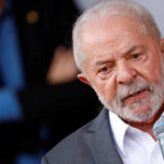 Lula passa por procedimento dermatológico simples em São Paulo e aparece com curativo em cerimônia