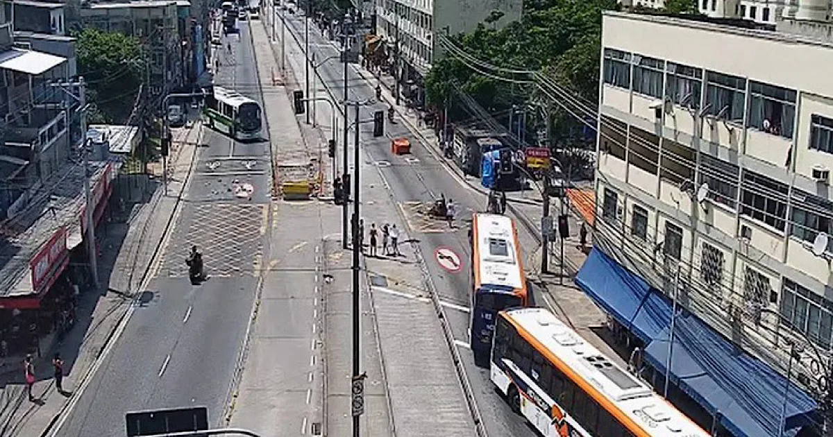 Criminosos sequestram ônibus e BRT na Zona Oeste do Rio e causam caos no transporte público
