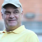 Na sexta-feira, 17 de abril de 2026, o Brasil perdeu uma de suas maiores referências esportivas: Oscar Schmidt, conhecido mundialmente como “Mão Santa”.