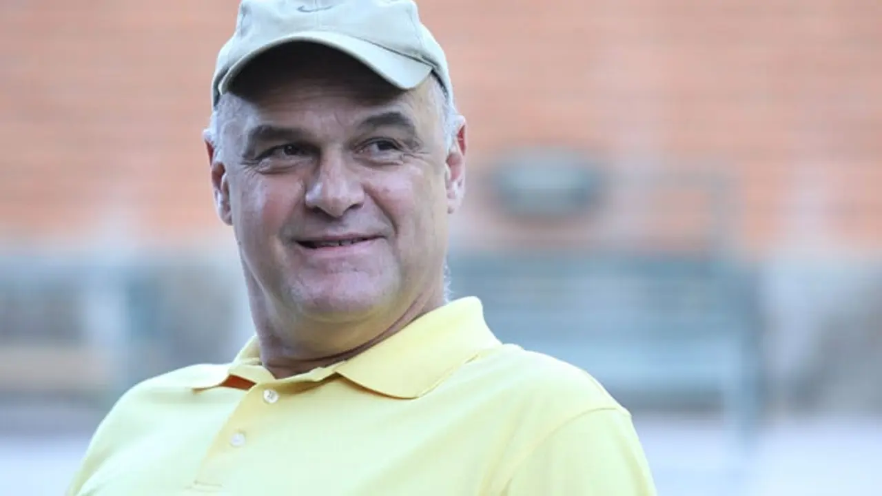 Na sexta-feira, 17 de abril de 2026, o Brasil perdeu uma de suas maiores referências esportivas: Oscar Schmidt, conhecido mundialmente como “Mão Santa”.