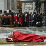 Papa Leão XIV celebra Sexta-Feira Santa com gesto de humildade e apelo pela paz